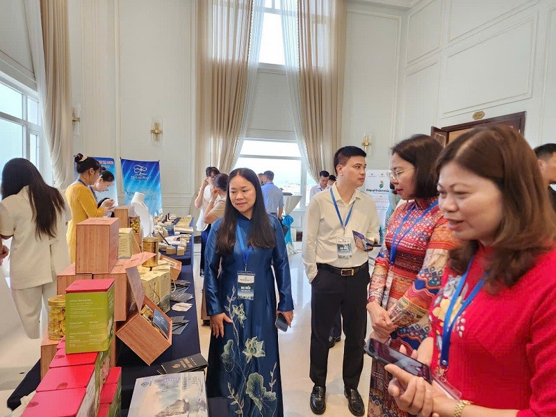 Các đại biểu thăm gian hàng tại hội nghị. Ảnh: T.D Các đại biểu thăm gian hàng tại hội nghị. Ảnh: T.D