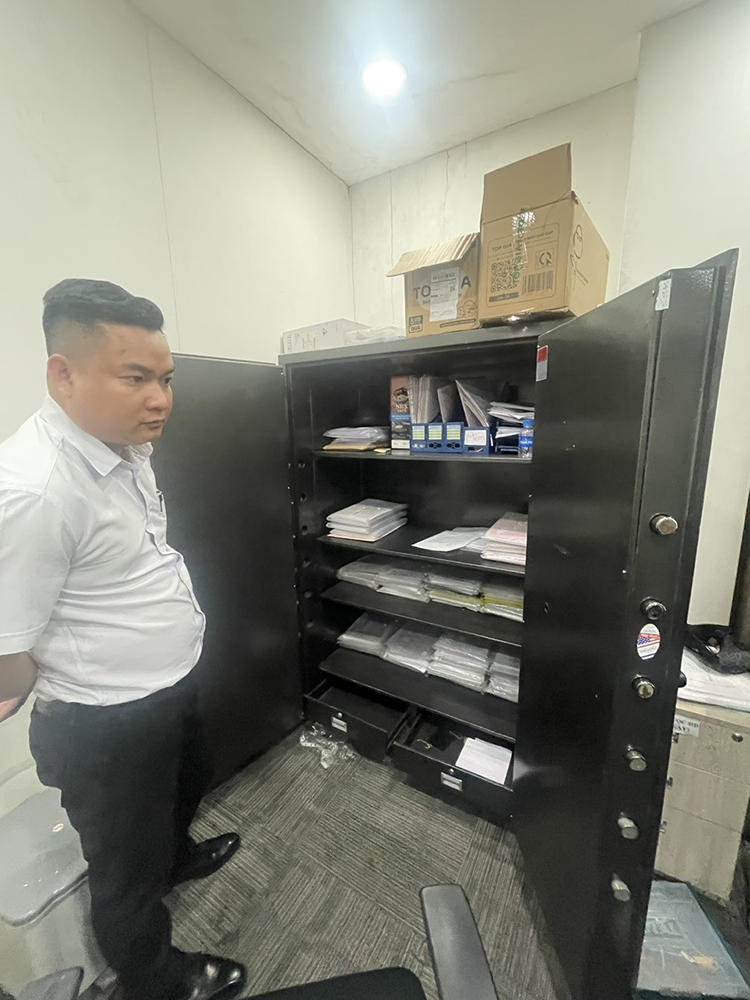 Nguyễn Hoài Phong và tang vật Nguyễn Hoài Phong và tang vật