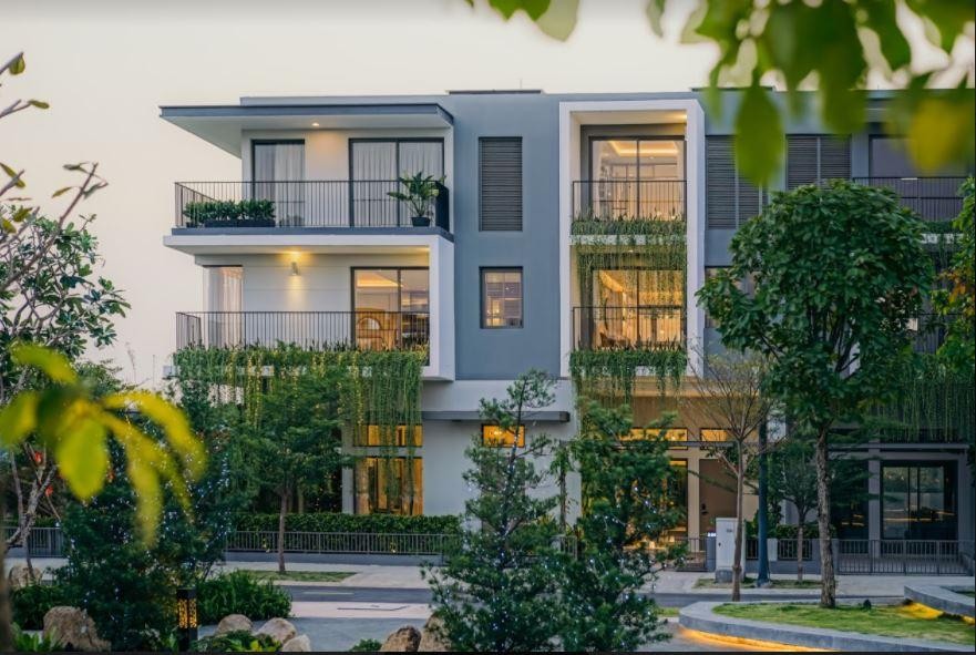 Không gian sống trong lành, nhiều cây xanh tại khu biệt lập The Standard (Ảnh thực tế) Không gian sống trong lành, nhiều cây xanh tại khu biệt lập The Standard (Ảnh thực tế)