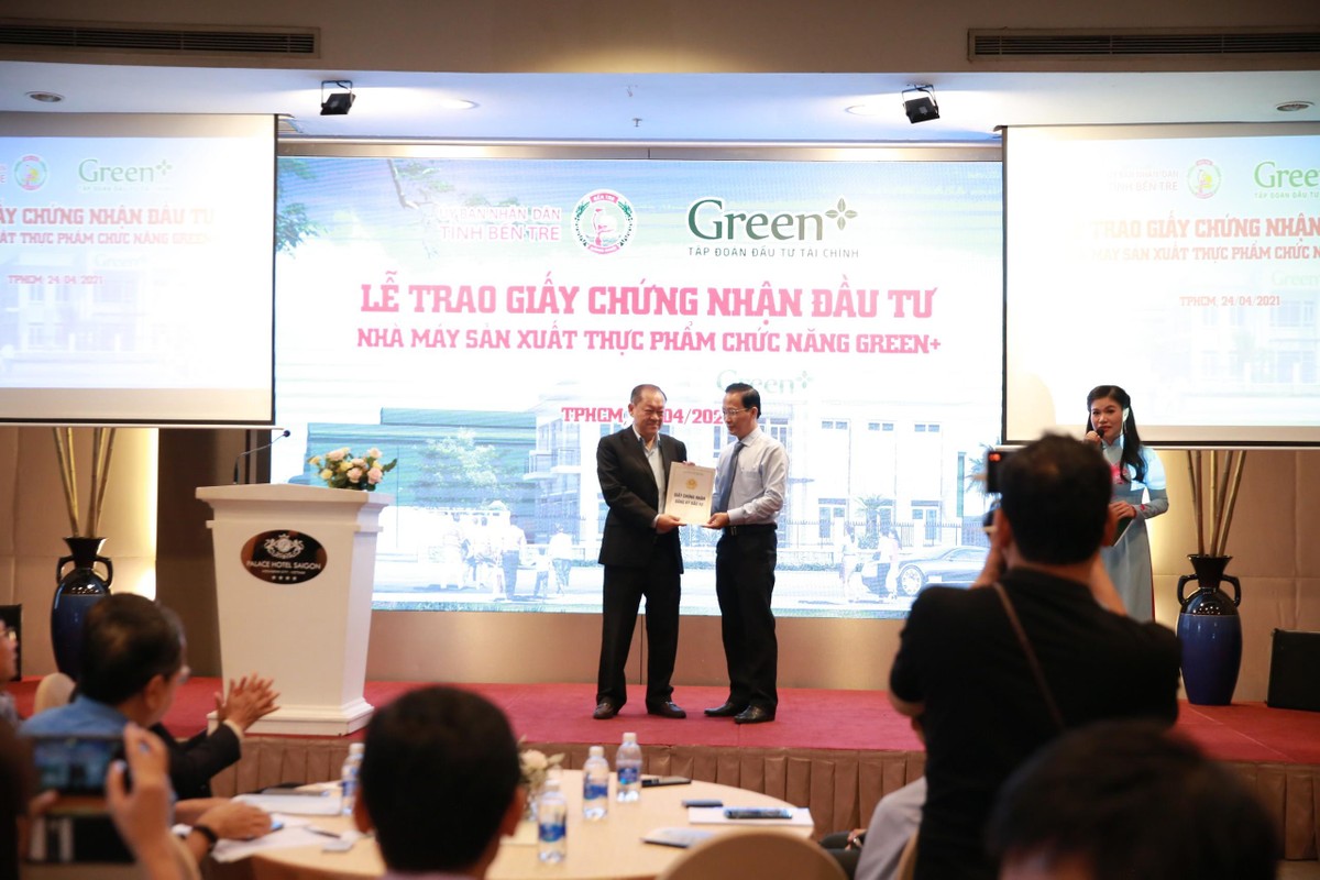 Ông Đặng Đức Thành - Chủ tịch Câu lạc bộ Các Nhà kinh tế, Chủ tịch HĐQT Tập đoàn Green+ nhận giấy chứng nhận Ông Đặng Đức Thành - Chủ tịch Câu lạc bộ Các Nhà kinh tế, Chủ tịch HĐQT Tập đoàn Green+ nhận giấy chứng nhận