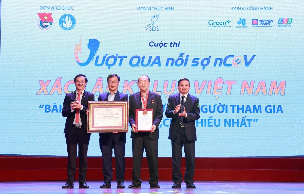 Ông Đặng Đức Thành – tác giả bài tập đã vinh dự nhận quyết định và bằng xác lập Kỷ lục từ ông Lê Doãn Hợp, nguyên Bộ trưởng Bộ Thông tin Truyền thông, Chủ tịch Hội đồng xác lập Tổ chức Kỷ lục Việt Nam.