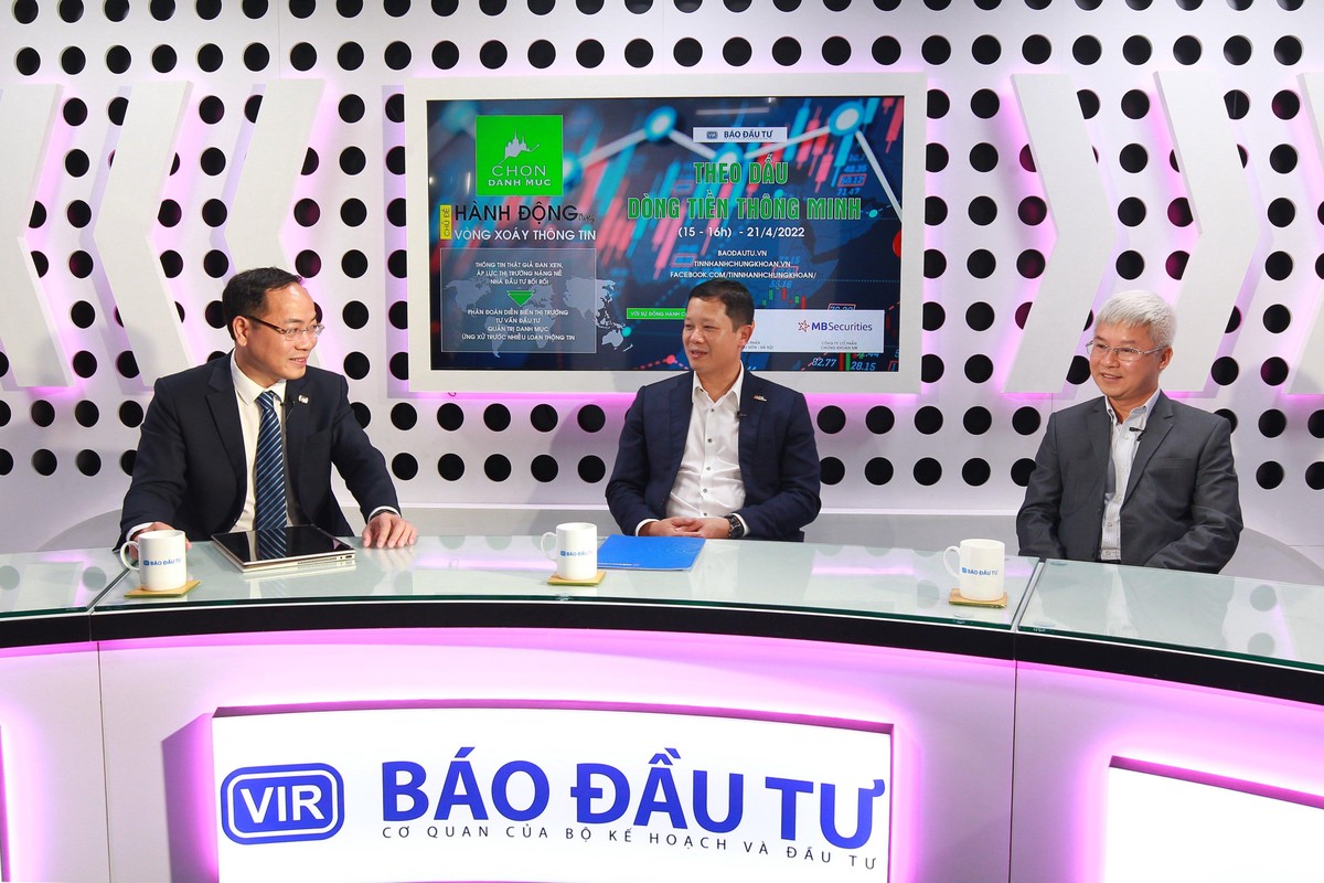 Ông Trần Hải Hà (giữa) và ông Đào Phúc Tường (ngoài cùng bên phải) chia sẻ tại Talkshow. Ảnh: Chí Cường Ông Trần Hải Hà (giữa) và ông Đào Phúc Tường (ngoài cùng bên phải) chia sẻ tại Talkshow. Ảnh: Chí Cường