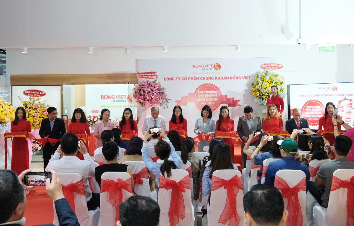 Ông Lê Nhị Năng - Vụ trưởng, Trưởng đại diện Văn phòng UBCKNN và Ban Lãnh đạo Chứng khoán Rồng Việt cùng quý khách mời cắt băng khai trương Chi nhánh Bình Dương