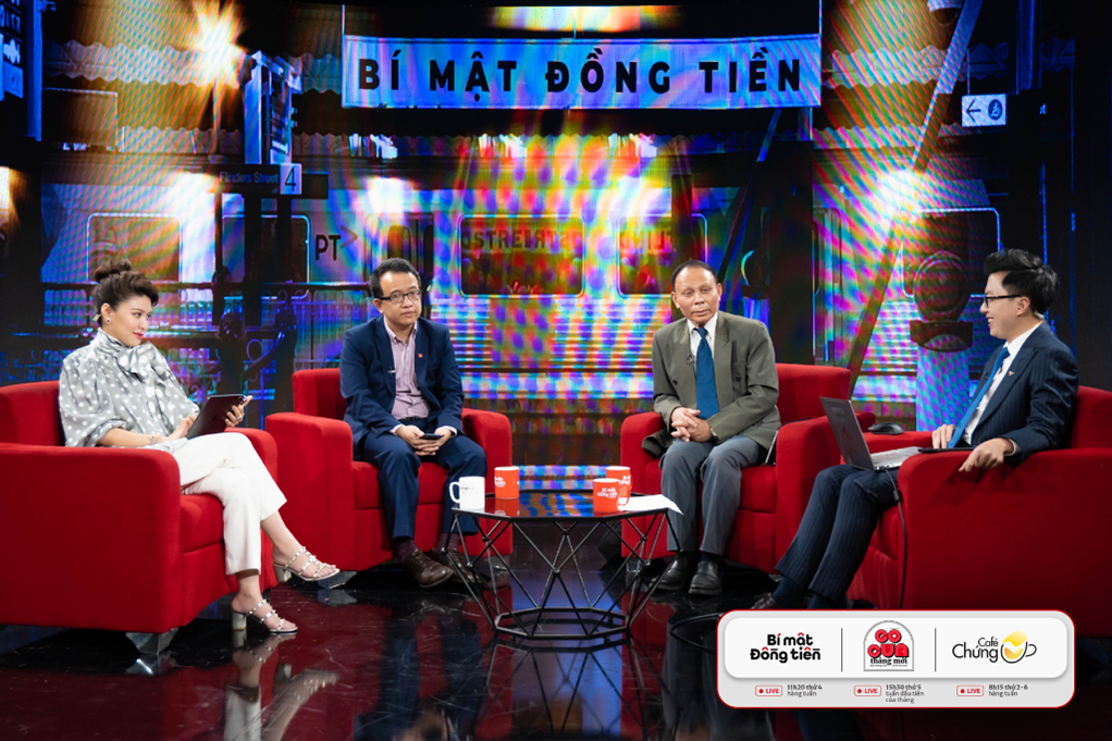 Ông Phạm Lưu Hưng (thứ 2 bên trái) và NĐT Đặng Đình Hiệp (thứ 2 bên phải sang) – Nhà đầu tư với 16 năm gắn bó với SSI chia sẻ kinh nghiệm đầu tư tại chương trình “Bí mật đồng tiền’.