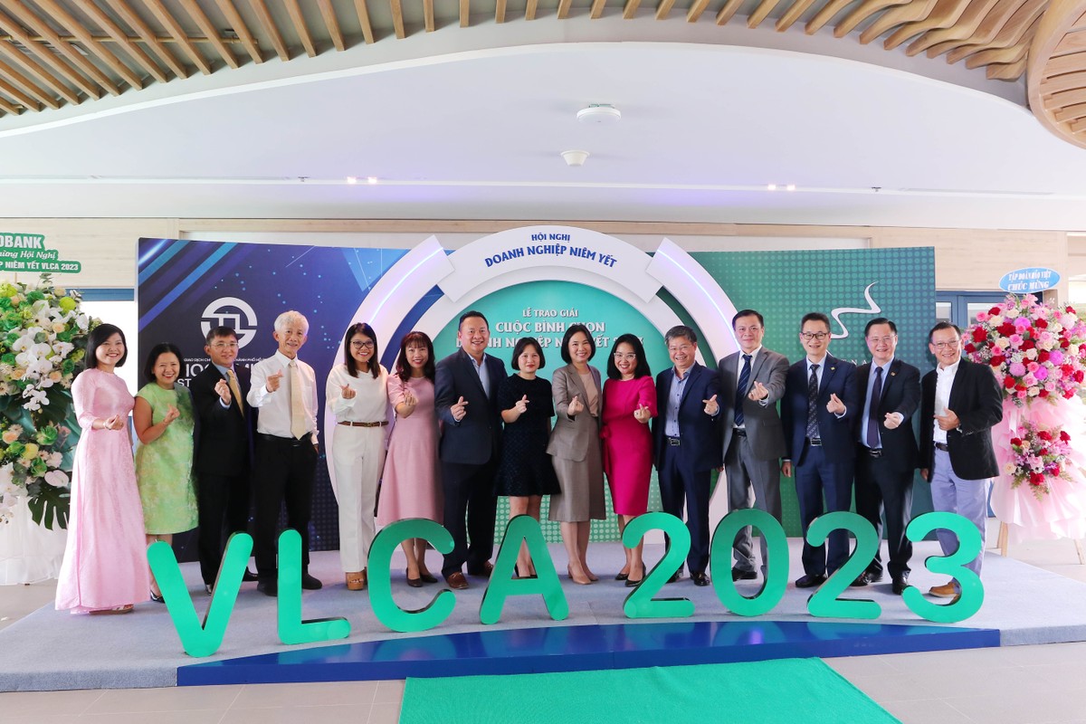 Hội đồng Bình chọn chụp ảnh lưu niệm. Ảnh: Lê Toàn