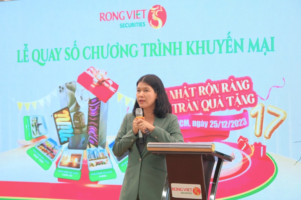 Bà Nguyễn Thị Thu Huyền – Thành viên HĐQT kiêm Tổng giám đốc Rồng Việt phát biểu tại lễ quay số