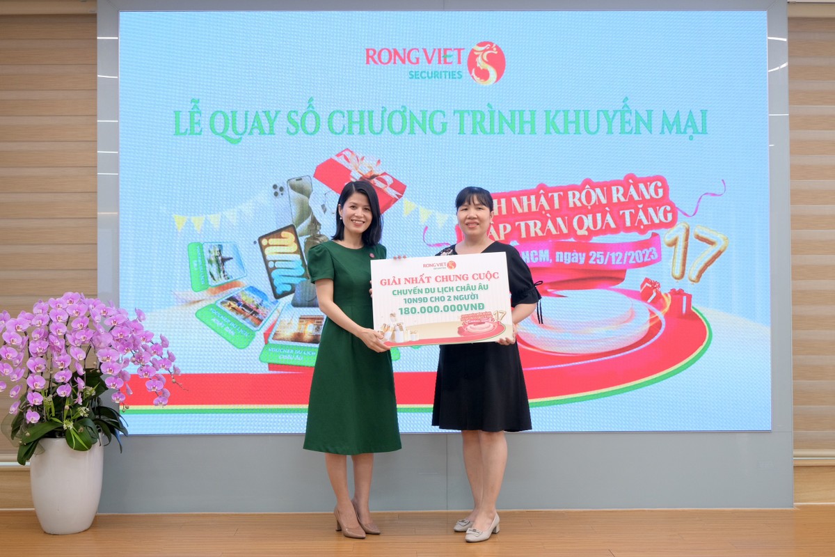 Khách hàng của Rồng Việt trúng chuyến du lịch trị giá 180 triệu đồng trong chương trình khuyến mại