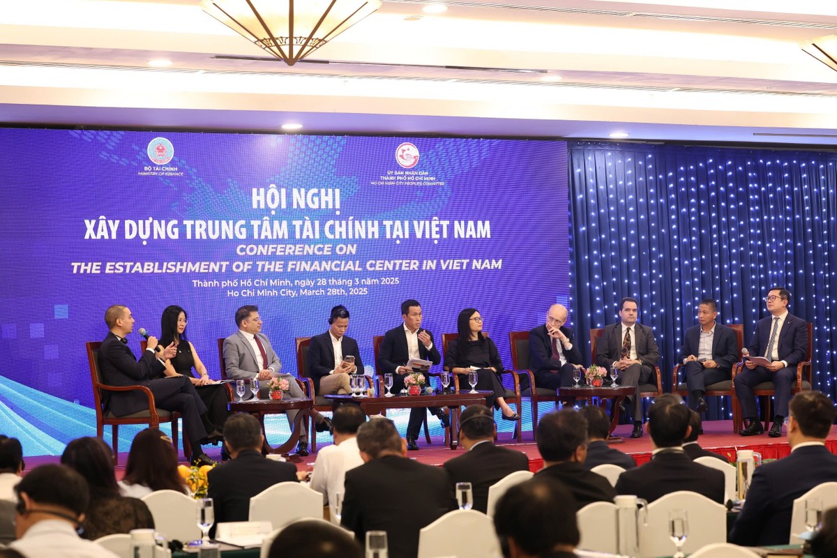 Bà Ngọc Anh (thứ 5, bên phải) cho rằng, một khung pháp lý phù hợp cũng sẽ tạo điều kiện cho các doanh nghiệp công nghệ huy động vốn hiệu quả thông qua các mô hình như STO (Security Token Offering), góp phần thúc đẩy nền kinh tế số. Ảnh: :Lê Toàn