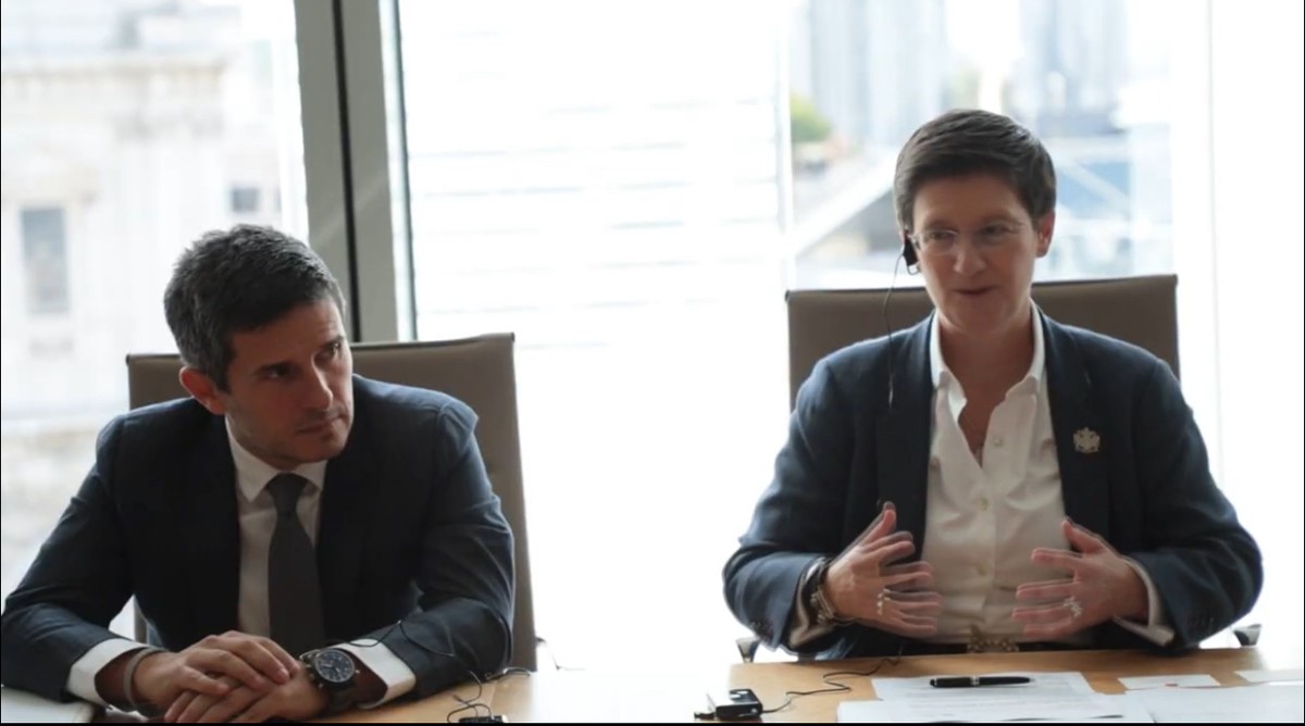 Bà Julia Hoggett (bên phải)