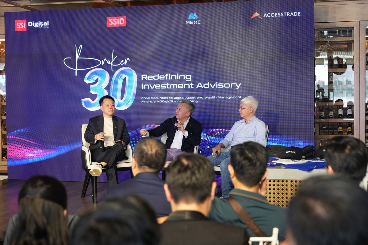 Ông Thomas Nguyễn (ngồi giữa): Chìa khóa của quản lý tài sản không nằm ở những thay đổi của thị trường, mà nằm ở việc quay trở lại đúng với tinh thần khởi điểm, đó là phải thực sự thấu hiểu khách hàng