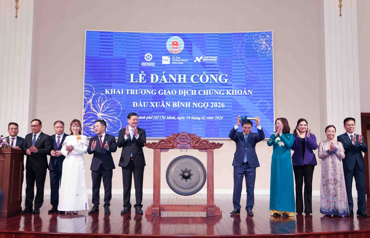 Bộ trưởng Bộ Tài chính Nguyễn Văn Thắng thực hiện nghi thức đánh cồng khai trương phiên giao dịch đầu Xuân Bính Ngọ 2026 trên sàn HOSE. Ảnh: Lê Toàn Bộ trưởng Bộ Tài chính Nguyễn Văn Thắng thực hiện nghi thức đánh cồng khai trương phiên giao dịch đầu Xuân Bính Ngọ 2026 trên sàn HOSE. Ảnh: Lê Toàn