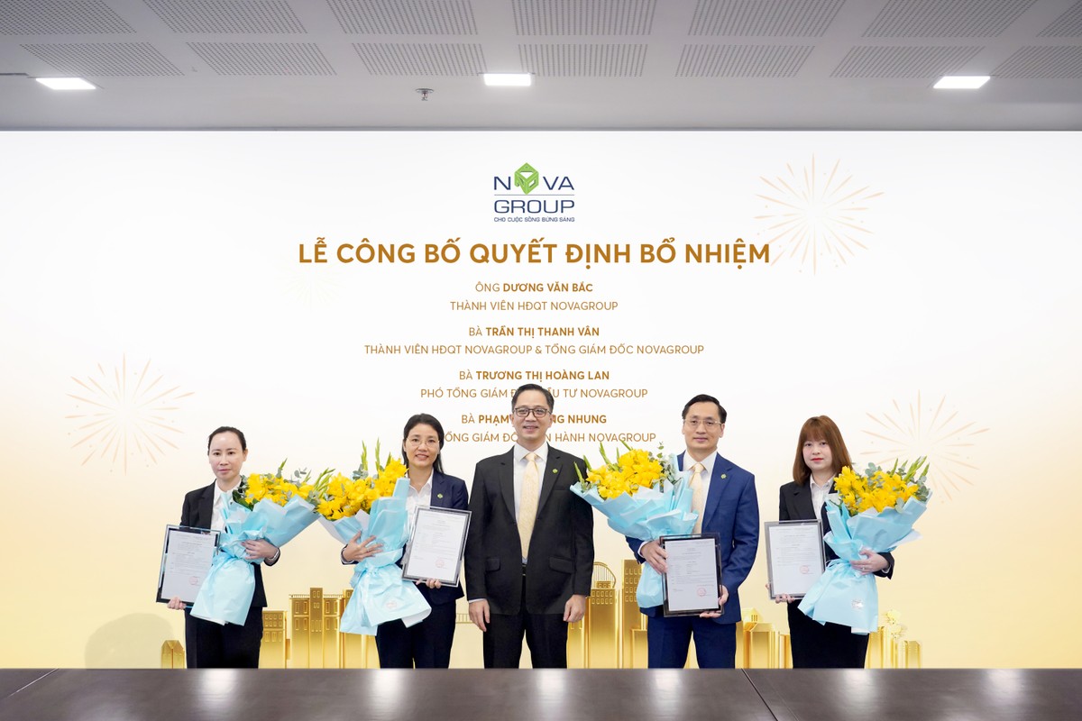 Ông Bùi Cao Nhật Quân - Tân Chủ tịch Hội đồng quản trị NovaGroup trao quyết định bổ nhiệm cho các vị trí thuộc HĐQT và Ban Tổng giám đốc NovaGroup.