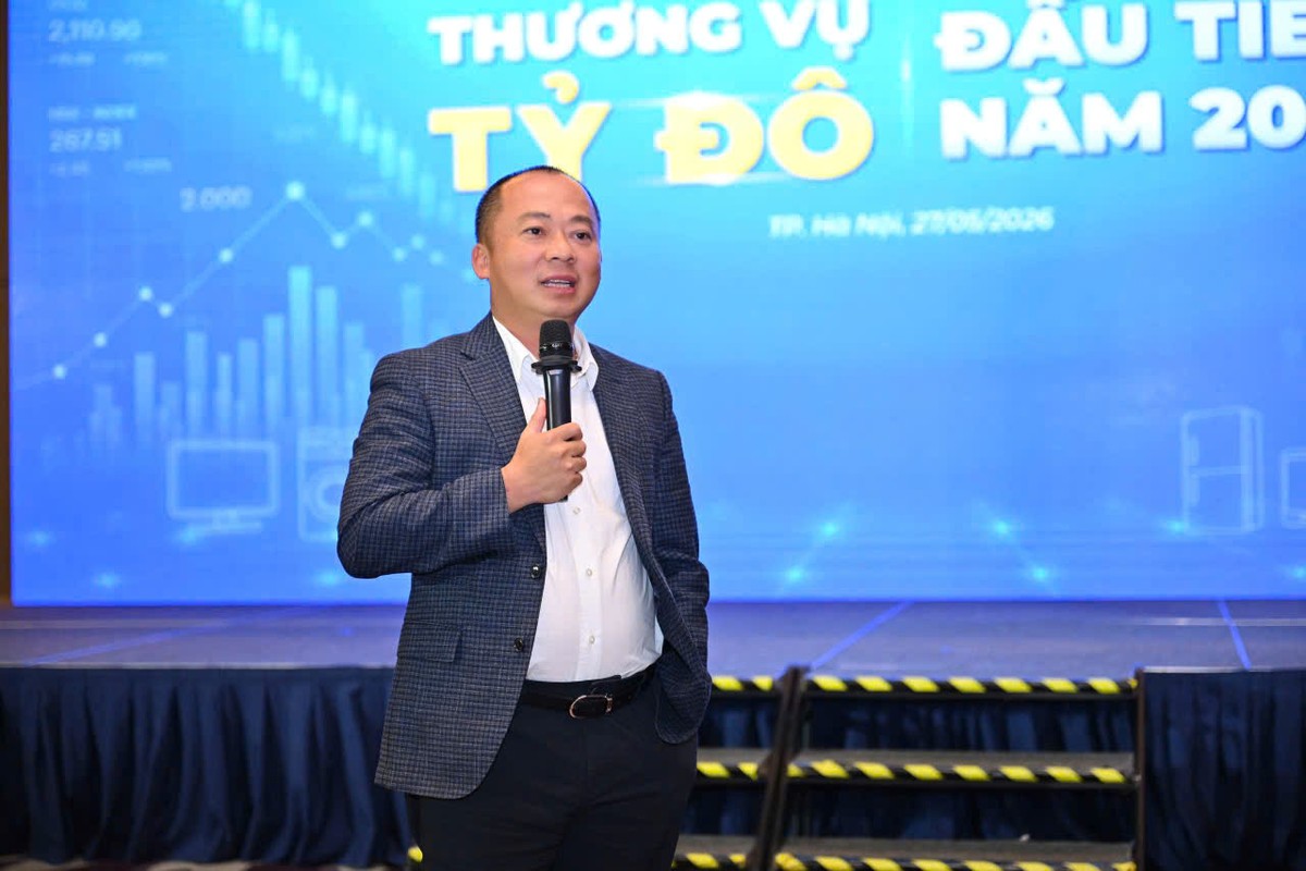 Ông Đoàn Văn Hiểu Em, Tổng giám đốc Điện Máy Xanh trả lời câu hỏi của nhà đầu tư tại roadshow