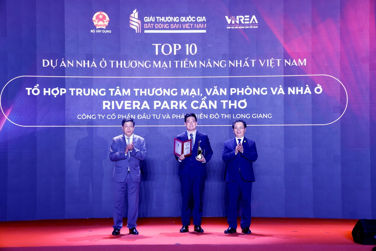 Ông Lê Long Giang – Phó tổng giám đốc Long Giang Land nhận giải Top 10 dự án nhà ở thương mại tiềm năng nhất Việt Nam dành cho dự án Rivera Park Cần Thơ