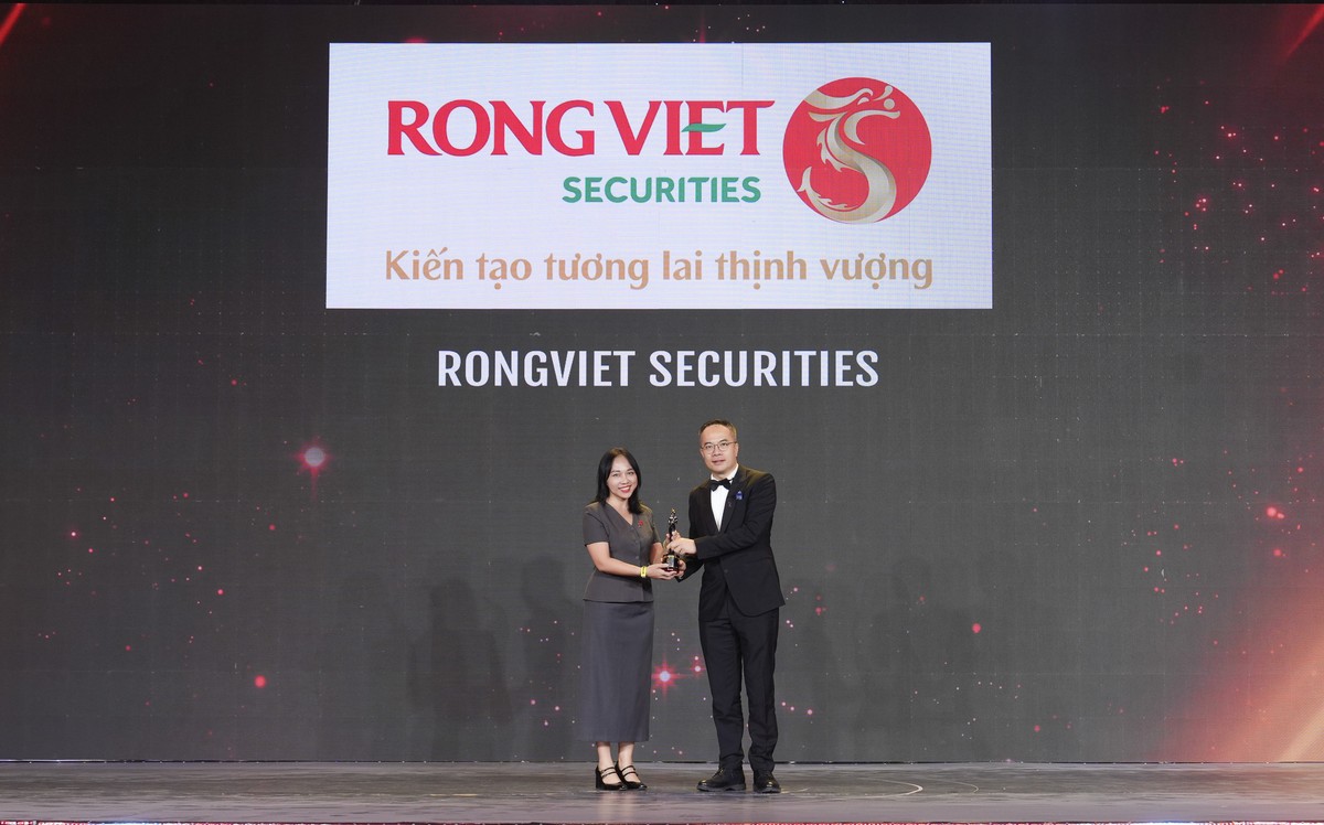 Bà Nguyễn Ngọc Vân Phương - Giám đốc điều hành Khối Hỗ trợ kiêm Giám đốc Nhân sự đại diện Rồng Việt nhận cúp “Harmonia” phiên bản Vàng Bà Nguyễn Ngọc Vân Phương - Giám đốc điều hành Khối Hỗ trợ kiêm Giám đốc Nhân sự đại diện Rồng Việt nhận cúp “Harmonia” phiên bản Vàng