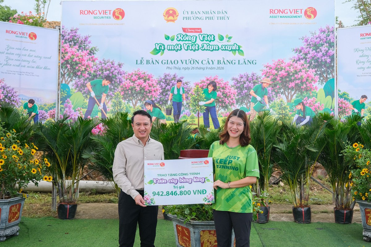 Bà Nguyễn Thị Thu Huyền - Thành viên HĐQT kiêm Tổng giám đốc trao tặng công trình ”Vườn cây bằng lăng” đến lãnh đạo phường Phú Thủy