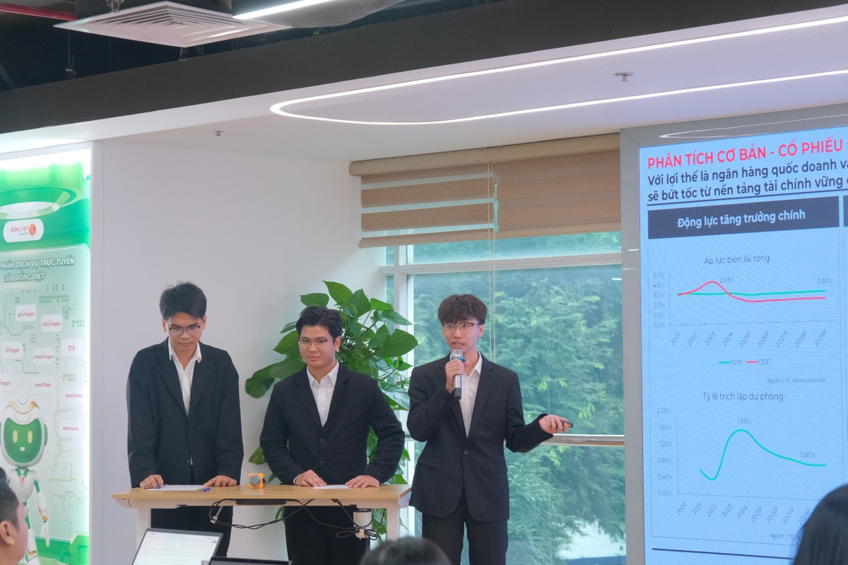 Đội ISB – HUB, Sinh viên Viện Đào tạo Quốc tế SaigonISB, Trường Đại học Ngân hàng TP.HCM đang trình bày về chiến lược đầu tư tại RongViet Invest 2025