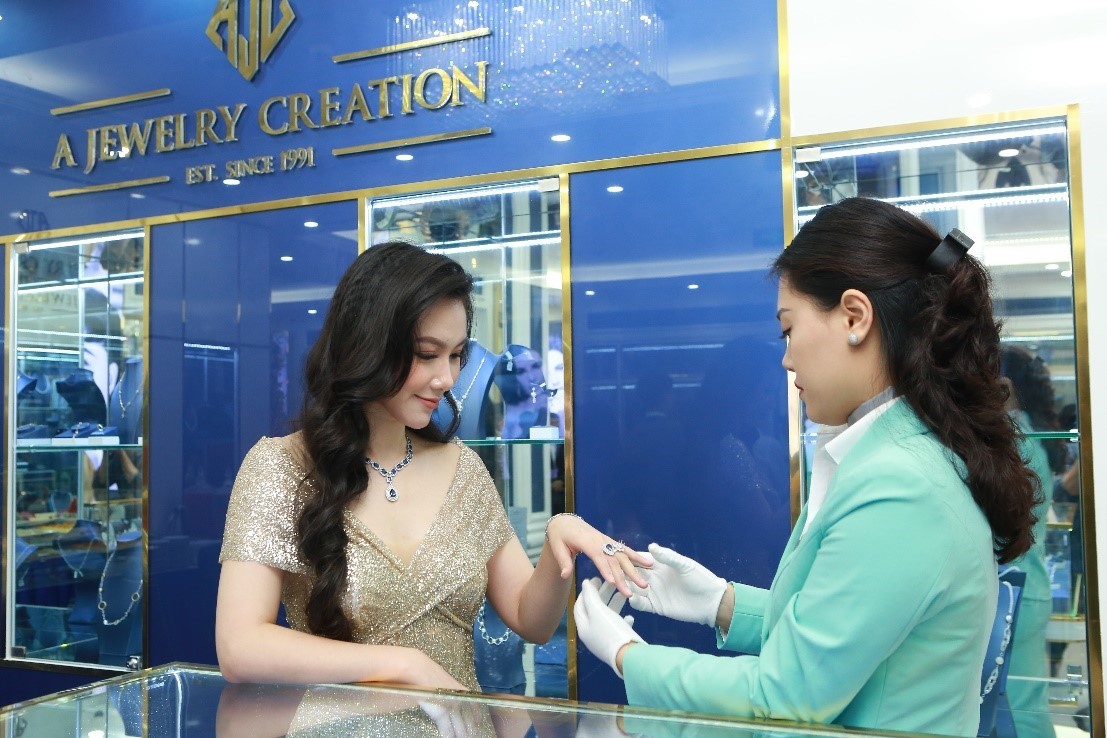 Khai trương Trung tâm Vàng bạc Đá quý Thời trang AJC, nhiều khuyến mại  ảnh 2