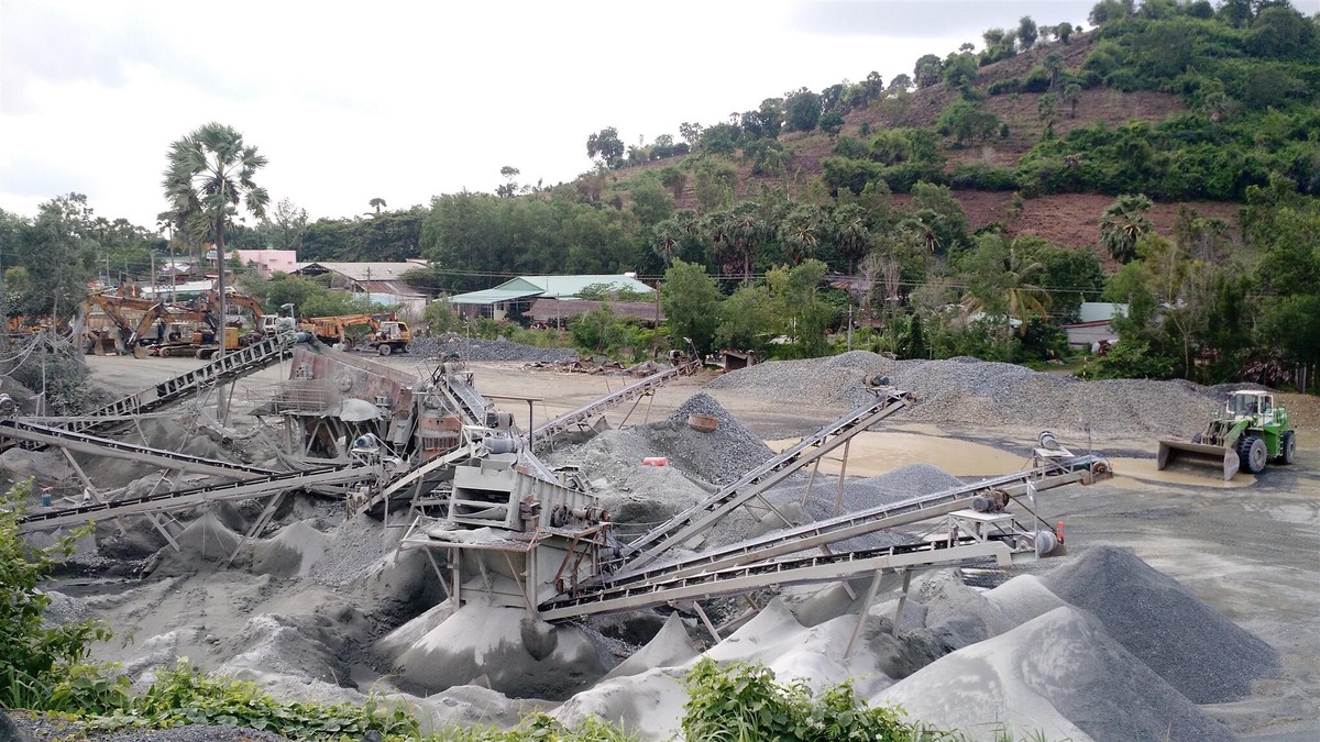 Khai thác đá tại mỏ đá Antraco (An Giang)