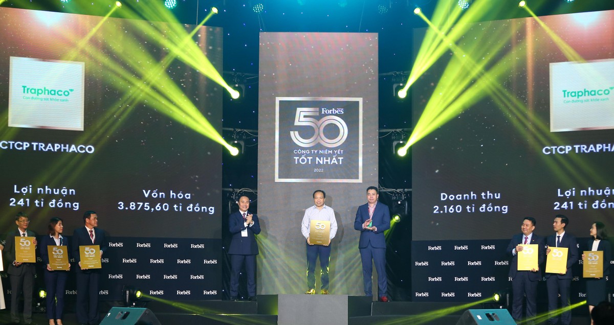 Ông Trần Túc Mã, Tổng giám đốc CTCP Traphaco đại diện doanh nghiệp nhận chứng nhận Top 50 Công ty niêm yết tốt nhất 2022 (Forbes)