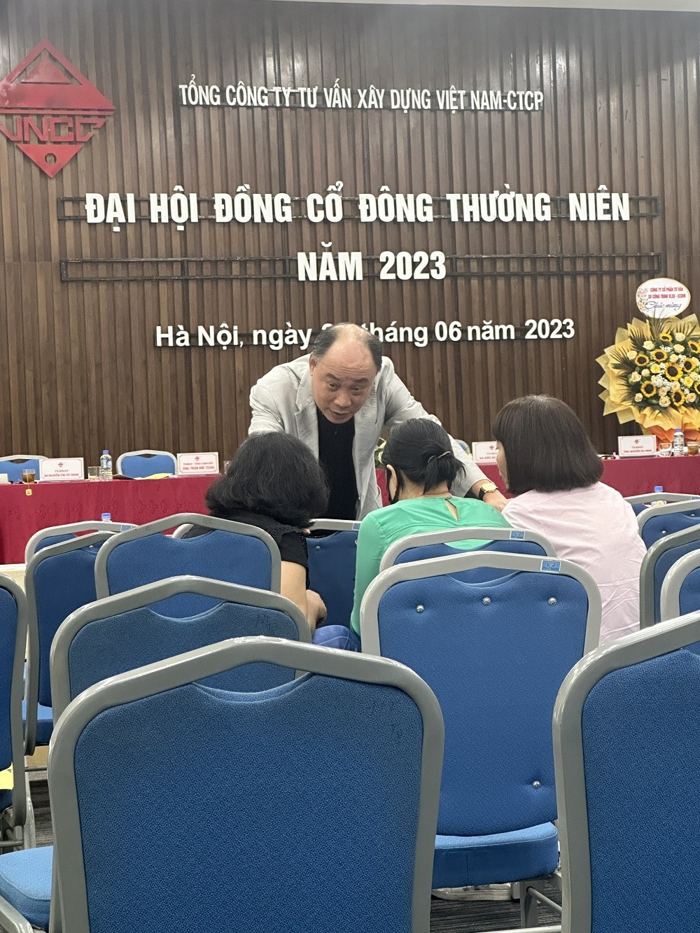 Ông Thân Hồng Linh trao đổi với một số cổ đông