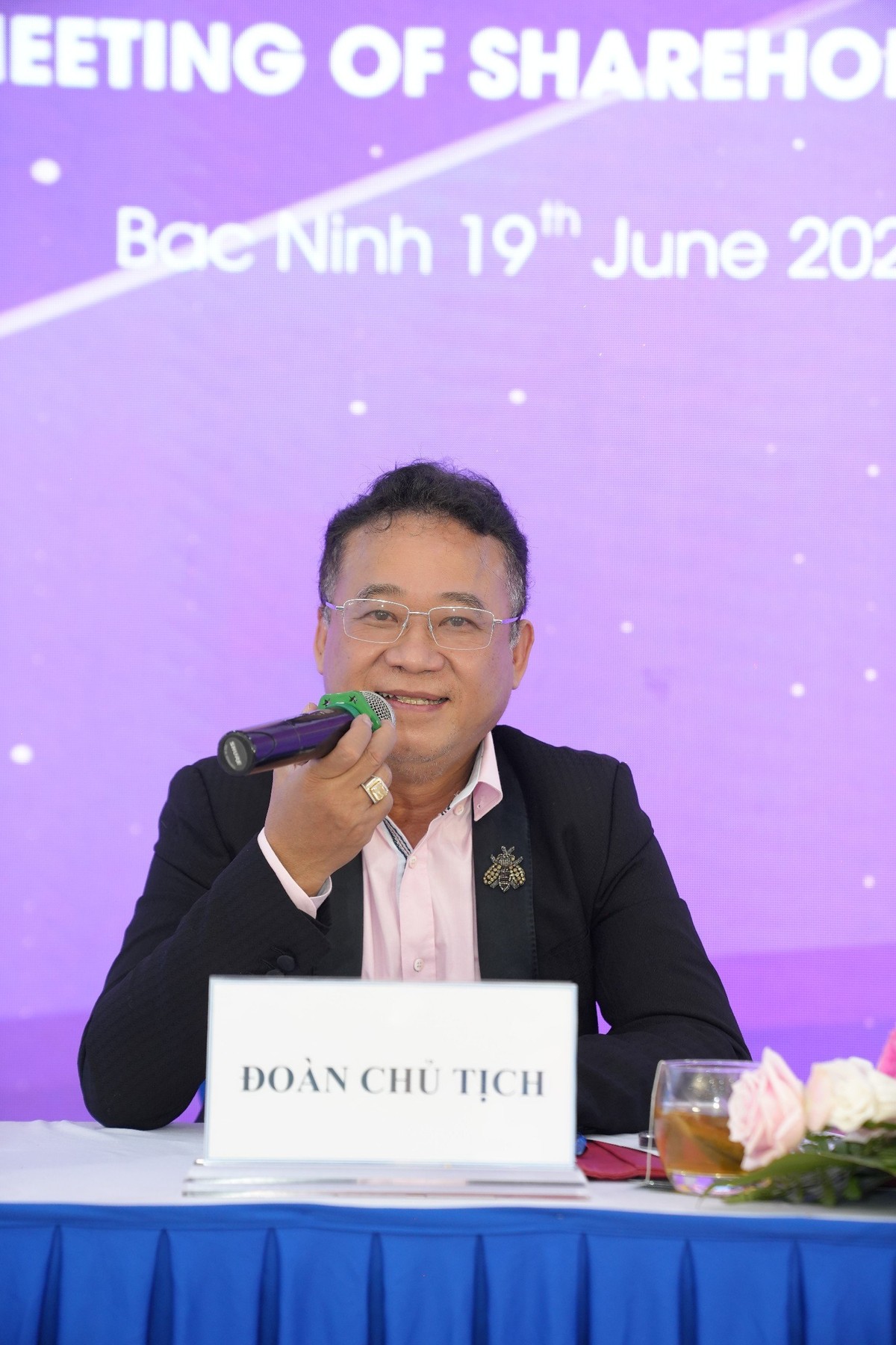 Ông Đặng Thành Tâm trao đổi với cổ đông