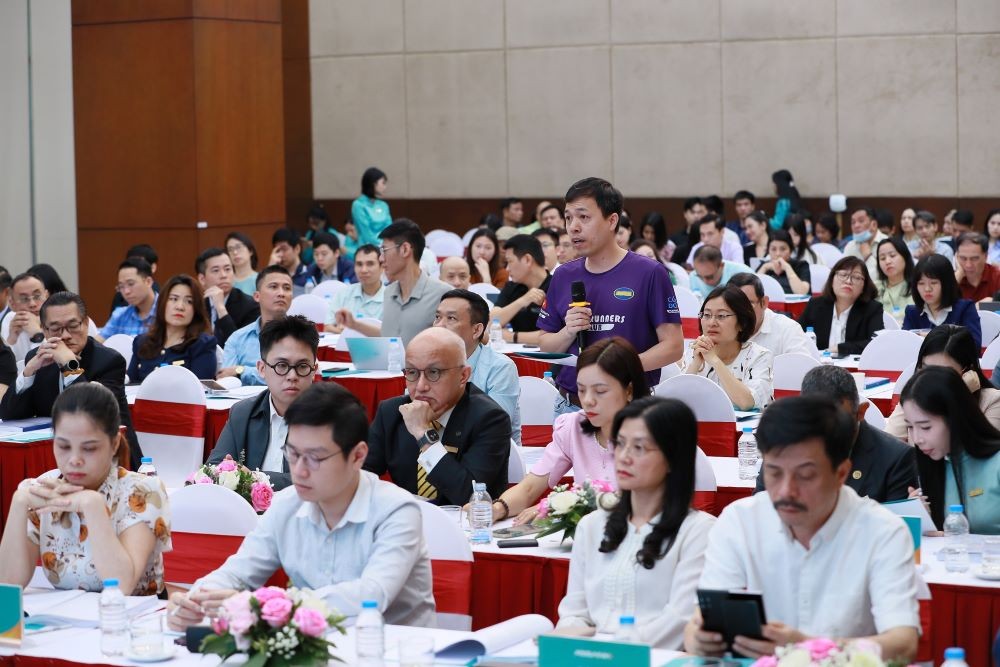 Cổ đông trao đổi tại đại hội