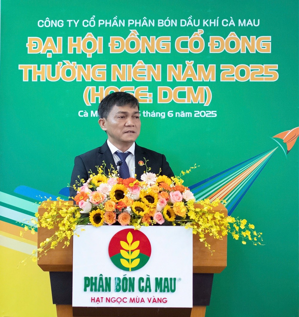 Ông Văn Tiến Thanh, Tổng giám đốc PVCFC trao đổi với các cổ đông