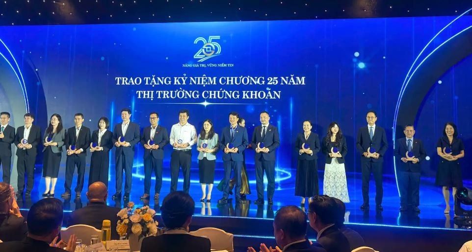 Bà Phạm Thị Châu Giang - Giám đốc Chi nhánh BVSC (vị trí phía cuối bên tay phải) đại diện Công ty nhận kỷ niệm chương ghi nhận 25 năm đóng góp cho thị trường chứng khoán Việt Nam