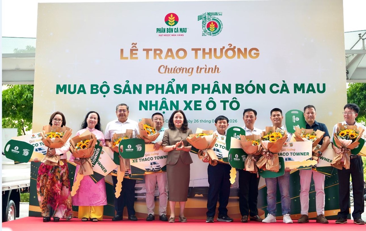 Bà Nguyễn Thị Hiền, Phó tổng giám đốc PVCFC trao giải xe tải Thaco Towner 1 tấn cho các đại