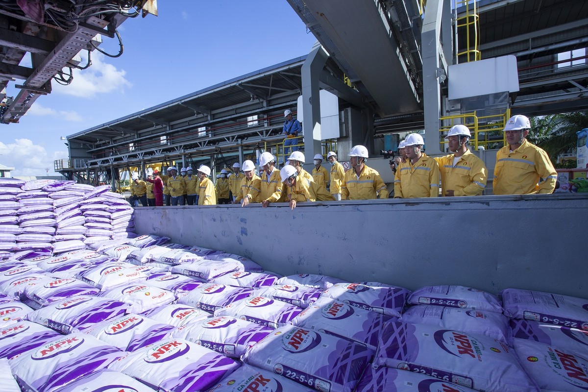 Tăng cường kết nối nguồn hàng và hạ tầng logistics giúp PVCFC chủ động nâng cao năng lực cung ứng cho đối tác. Tăng cường kết nối nguồn hàng và hạ tầng logistics giúp PVCFC chủ động nâng cao năng lực cung ứng cho đối tác.