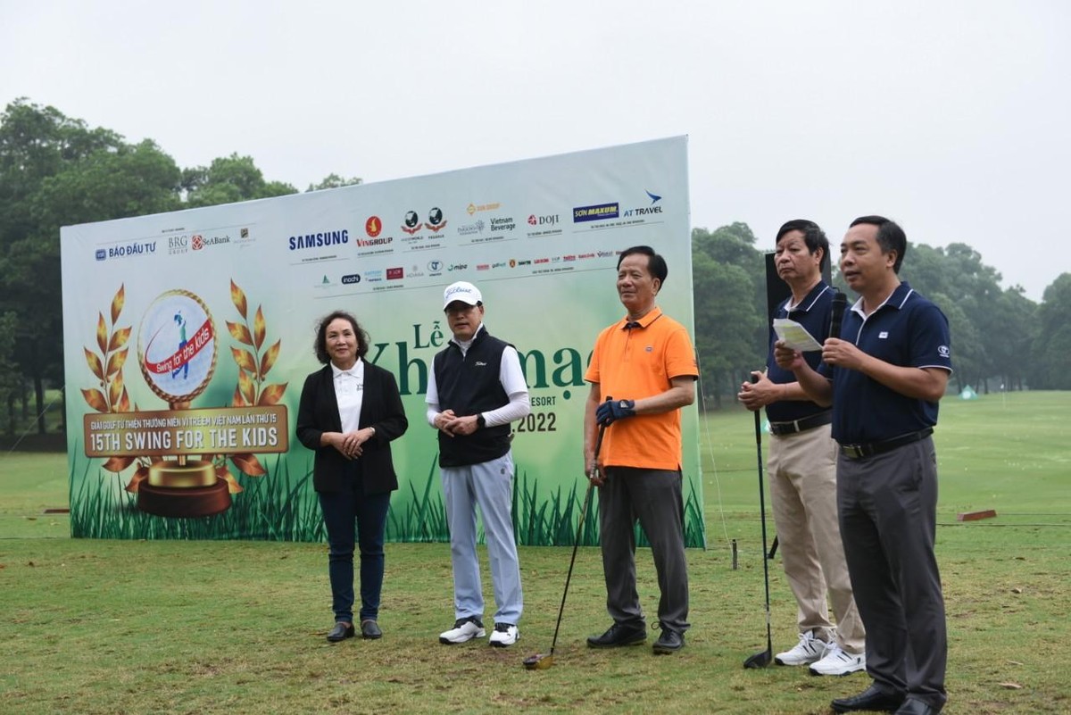 Đại diện Ban tổ chức cùng các nhà tài trợ. Đại diện Ban tổ chức cùng các nhà tài trợ.