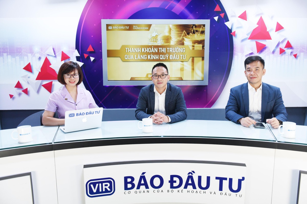 Các diễn giả tham gia Talkshow Chọn Danh mục (phần 2) - kỳ 3 “Thanh khoản thị trường qua lăng kính quỹ đầu tư”: Ông Cao Minh Hoàng, Giám đốc đầu tư IPA AM (ngoài cùng bên phải); ông Mai Cường, Phó giám đốc Khối phát triển kinh doanh PVI AM (giữa). Ảnh: Dũng Minh