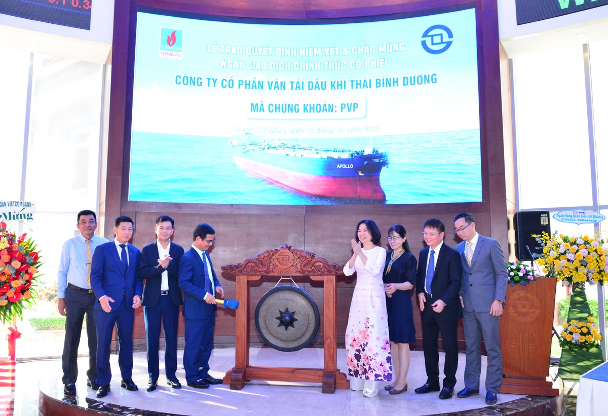 Lãnh đạo PVTrans Pacific đánh công khai trương phiên giao dịch đầu tiên cổ phiếu PVP trên HOSE.