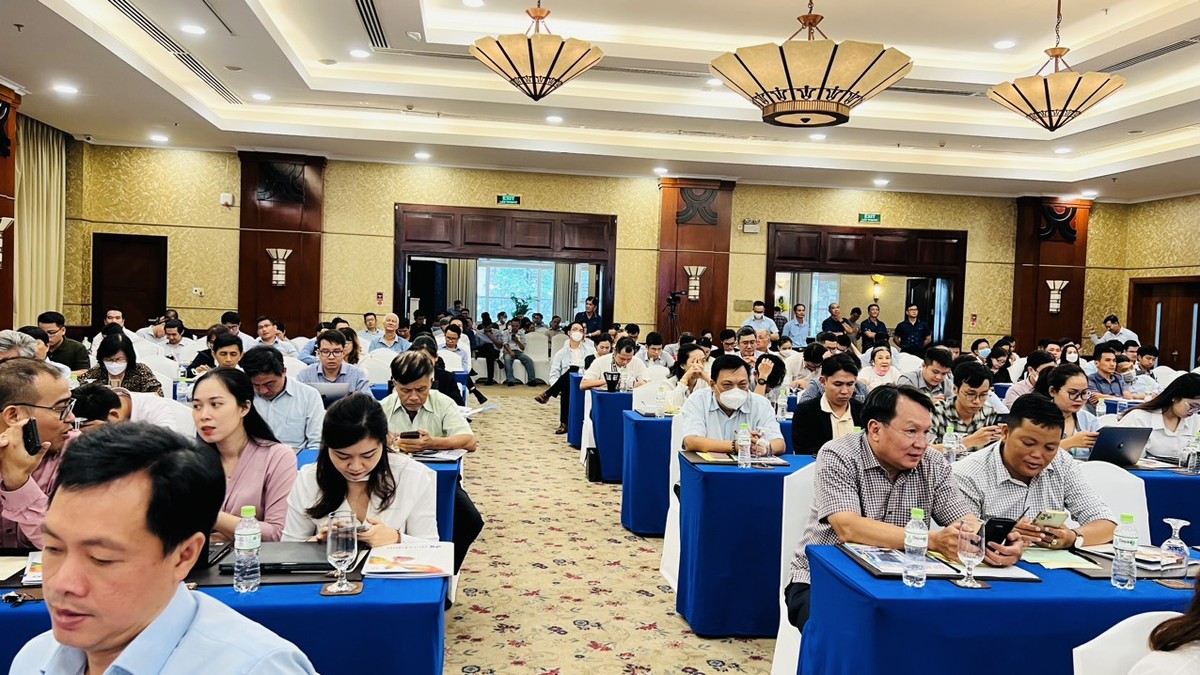 Rất đông cổ đông đã chờ đợi để đại hội diễn ra. Rất đông cổ đông đã chờ đợi để đại hội diễn ra.