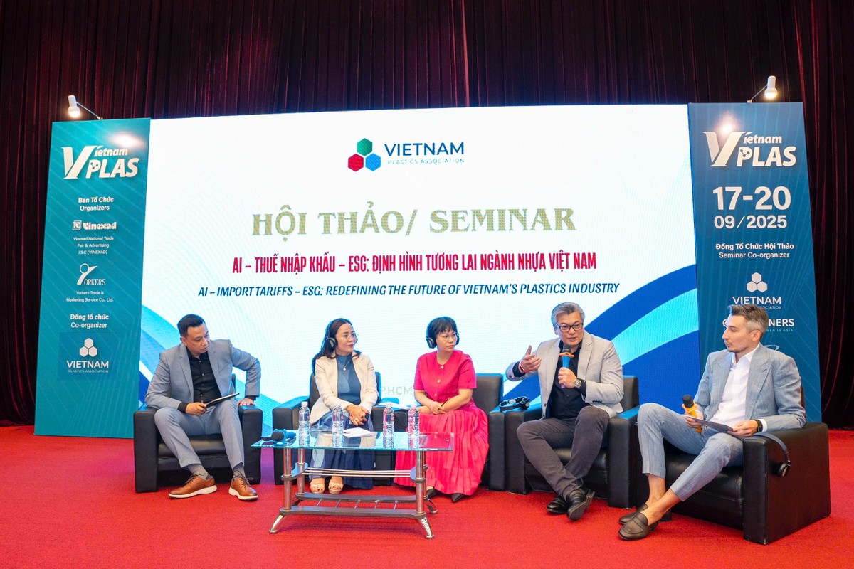 Các diễn giả chia sẻ tại hội thảo.