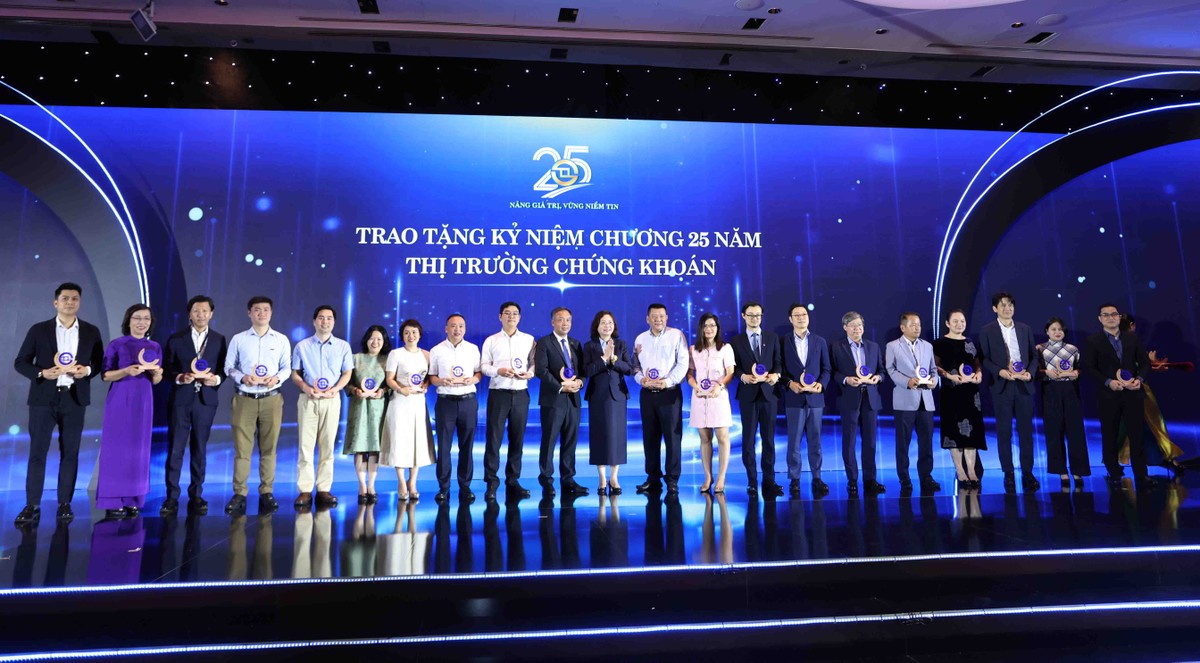 Phó Tổng Biên tập Lê Trọng Minh (đứng thứ 10 từ trái sang) đại diện cho Báo Tài chính - Đầu tư nhận kỷ niệm chương vì sự đồng hành cùng HOSE trong nhiều mùa tổ chức Cuộc Bình chọn Doanh nghiệp Niêm yết (Ảnh: Lê Toàn)