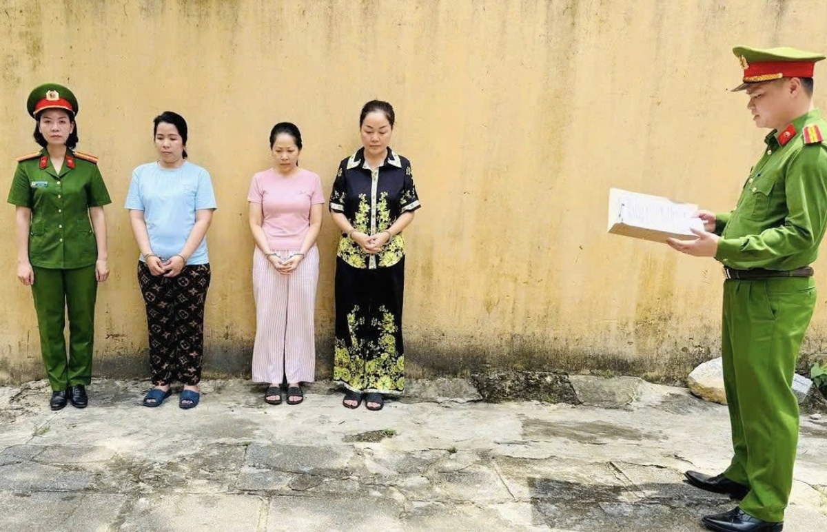 Đối tượng Trần Tiễn Như Nghi mặc áo màu xanh, đối tượng Nguyễn Thị Liên mặc áo màu hồng (chủ tiệm vàng Ngọc Tâm), đối tượng Hoàng Thị Thanh Nga mặc áo màu đen (chủ tiệm vàng Ngọc Châu Âu). (Nguồn: CACC)