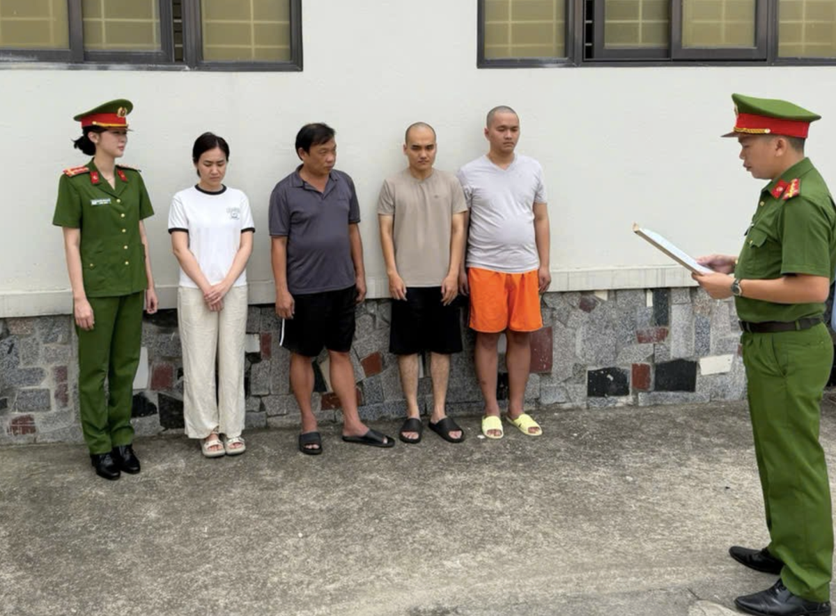 Cơ quan Cảnh sát điều tra Công an tỉnh Thanh Hóa thi hành lệnh khởi tố bị can. (Nguồn: CACC)