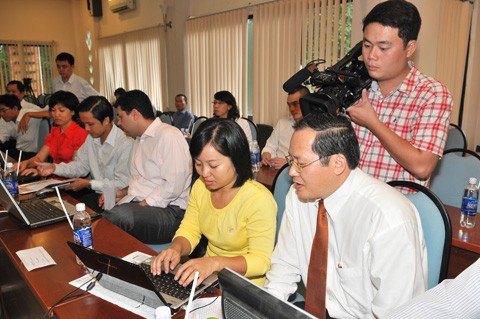 Hoàng Mai Hương - Nhân viên kế toán Hoạt động kinh doanh của Kinh Đô có tính chu kỳ. Hai quãng thời gian bận rộn trong năm là khi công ty sản xuất phục vụ Tết Trung Thu và Tết Nguyên Đán. Xin ông Hào cho biết theo thông lệ Tết Trung Thu và Tết Nguyên Đán sẽ đóng góp cho Kinh Đô bao nhiêu % lợi nhuận trong mảng sản xuất kinh doanh chính (bánh kẹo)? Dự kiến đợt riêng Tết Nguyên Đán tới Kinh Đô sẽ cung cấp ra thị trường bao nhiêu tấn sản phẩm, dự kiến doanh thu và lợi nhuận bao nhiêu? Ông Lê Phụng Hào: - Đúng! Đây là hai mùa kinh doanh cao điểm của Công ty hàng năm (mùa Trung Thu và mùa tết Nguyên Đán). Trong 2 mùa vụ kinh doanh này, Kinh Đô có những loại sản phẩm riêng để phục vụ người tiêu dùng. Ngoài ra, Công ty cũng tổ chức sản xuất các loại sản phẩm bánh kẹo phục vụ nhu cầu tiêu dùng hàng ngày. 2 mùa vụ (Trung Thu và Tết) mức doanh số và lợi nhuận chiếm khoảng 60% tổng doanh thu và lợi nhuận của Công ty. Riêng mùa Trung Thu 2009, Công ty đã đạt lợi nhuận trên 100 tỷ đồng. Dự kiến, mức doanh thu của Công ty trong mùa tết Nguyên Đán năm nay tăng 15- 20% so với cùng kỳ năm trước. Trong mùa tết Canh Dần 2010 - dịp Tết cổ truyền của dân tộc, Kinh Đô dự kiến đưa ra thị trường gần 30 triệu hộp sản phẩm bánh kẹo các loại phục vụ người tiêu dùng, tăng 15% sản lượng so với dịp tết năm trước. Đồng thời, năm nay Kinh Đô đẩy mạnh khai thác phân khúc sản phẩm cao cấp, tăng 50% sản lượng so với cùng kỳ, với số lượng 1,5 triệu hộp sản phẩm cao cấp phục vụ thị trường mùa Tết. Đỗ Phương Diệp - Hà Đông, Hà Nội Xin chào ông Mac Cana, đầu tiên tôi bày tỏ sự cảm phục tới cá nhân ông khi đã dự báo đúng đáy của VN Index rơi vào giữa quý I/2009. Tôi rất muốn biết dự báo tiếp theo của ông về đáy của đợt suy giảm lần này. Xin chân thành cám ơn ông! Ông Fiacra Macana: Theo quan điểm của tôi thị trường sẽ chạm đáy trong mấy tuần tới (Trong khoảng thời gian từ cuối năm dương lịch đến cuối Tết âm lịch). Khi tiền tệ ổn định, áp lực về cổ phiếu thế chấp được dỡ bỏ, thị trường sẽ tiếp tục tìm kiếm những tin vui. Thị trường sẽ phản ứng rất tích cực nếu Ngân hàng Nhà nước nới lỏng chính sách vào dịp năm mới. TS. Nguyễn Anh Tuấn Tổng Biên tập Báo Đầu tư phát biểu khai mạc Cuộc giao lưu LÂM QUANG ÁI - QUẬN TÂN BÌNH TPHCM Trong tình hình hiện nay, KLGD và GTGD một ngày bao nhiêu được cho là ổn định, thanh khoản trung bình chấp nhận được để giữ cho 2 sàn không rớt điểm? Từ đây đến cuối năm liệu dòng tiền có vào ổn định không? Theo các ông thì khoảng tháng mấy năm 2010 thì dòng tiền sẽ trở lại TTCK, từ những nguồn nào, và ổn định không? Ông Fiacra Macana: Do tính thanh khoản giảm hơn, thị trường sẽ tiếp tục giảm điểm đến cuối năm. Khi nhà nước thấy Nền kinh tế đã ổn định trở lại, họ sẽ nới lỏng chính sách và do đó tính thanh khoản sẽ được cải thiện. Ông Phan Quốc Huỳnh: Hiện nay vốn hóa thị trường trên cả hai SGD đã có sự tăng trưởng mạnh với 245 công ty trên HNX và 190 công ty niêm yết trên HOSE. Vốn hóa thị trường đã đạt xấp xỉ 550.000 tỷ đồng. Để có thể xác định khối lượng giao dịch bình thường/phiên quả thật là không dễ. Tuy nhiên, ý kiến được đa số tán thành khi khối lượng giao dịch đạt mức 60 triệu CP/CCQ một phiên tại HOSE trở lên thì mới có thể có sự tăng trưởng ổn định của thị trường. Đối với dòng tiền vào thị trường trong thời gian còn lại của năm 2009, chúng tôi cho rằng sẽ có nhiều hạn chế bởi chịu tác động từ căng thẳng thanh khoản trên thị trường tiền tệ. Tuy nhiên, sang năm mới hy vọng tình hình sẽ được cải thiện và dòng tiền sẽ trở lại với thị trường. Tôi cho rằng, ngay từ Quý I/2010 dòng tiền vào TTCK sẽ tốt hơn nhiều quý IV/2009. Lý do là các ngân hàng sẽ có hạn mức tín dụng của năm mới, các tổ chức kinh doanh trong đó các CTCK, các quỹ đầu tư, các tổ chức đầu tư tài chính... sẽ giải ngân để thực hiện nhiệm vụ kinh doanh năm 2010. Ngoài ra, lượng tiền từ các nhà đầu tư cá nhân cũng sẽ quay lại bởi hiện tại luồng vốn này bị hạn chế do yếu tố tâm lý. Mai Trúc Linh - Bến Chương Dương, Quận 1 KCN Tân Bình mà Tanimex đã xây dựng và đang đầu tư xây dựng phù hợp với công ty trong lĩnh vực hoạt động nào? Việc phát triển KCN tân Bình giai đoạn 2 có hướng đến lĩnh vực sản xuất đặc biệt nào không, như các lĩnh vực sản xuất sạch, công nghệ cao. Công ty làm gì để tạo giá trị gia tăng từ khai thác KCN? Ông Trần Quang Trường: - KCN Tân Bình I và II được xem là KCN sạch. TIX cũng đã đầu tư xong nhà máy xử lý nước thải. - Công ty tận dụng lợi thế đầu tư KCN để giữ lại quỹ đất đầu tư nhà xưởng cho thuê, vừa tạo ra giá trị tài sản ngày càng tăng cho TIX, vừa tạo ra hiệu quả ổn định hàng năm. Hoàng Văn Phúc - Đường Nguyễn Thái BÌnh, quận 1 Thưa ông Trường, năm 2010 TIX công bố khởi công 4 dự án Tani Building Sơn Kỳ 1 Đường DC 8, KCN Tân Bình; Tani office Lê Trọng Tấn; Tanioffice KCN Tân Bình: Tani Club đường Chế Lan Viên, nhóm dân cư 6 KCN Tân Bình; Tani Building Lê trọng Tấn và các dự án khác như tani Hotel, Trung tâm thương mại Thạnh Lộc. Đến thời điểm này, ông có khẳng định được cac dự án sẽ khởi công theo đúng kế hoạch. TIX bỏ vốn 100% đầu tư các dự án này hay kêu gọi đối tác hợp tác liên doanh? Nếu bỏ vốn đầu tư, công ty bố trí nguồn vốn như thế nào. Hiệu quả của các dự án này ra khi mà thời gian triển khai mất hai năm mới có thể đưa vào khai thác. Ông Trần Quang Trường: - Ngày 25/12 sắp tới, công ty sẽ khởi công TANIBUILDING Sơn Kỳ 1 và 2 với 670 căn hộ. - Tani Hotel và Tani Club dự kiến khởi công vào quý 2 năm 2010. - Tani Office Lê Trong Tấn, TTTM Thạnh Lộc công ty đã hòan tất các thủ tục pháp lý, đang đàm phán với khách hàng thuê. Ngay khi đạt được thỏa thuận sẽ triển khai thi công. - Tất cả các dực án đều đã được thu xếp vốn, tỷ lệ từ 30-40% vốn tự có, còn lại đã đựơc các ngân hàng cam kết cho vay. - Phần vốn tự có đã được cân đối trong kế hoạch tài chính những năm tới, đảm bảo vừa làm tăng lợi nhuận trong dài hạn vừa không ảnh hưởng đến lợi nhuận ngắn hạn của TIX. Phan Đình Mạnh - Tôn Đức Thắng Trên số báo ĐTCK 149 ngày 14/12 tôi đọc và biết năm 2010 CII đặt kế hoạch lợi nhuận sau thuế 450 tỷ đồng, tăng gần 50% so với mức thực hiện năm 2009. Trước đó, năm 2008 lợi nhuận của công ty tăng 40% so với năm 2007, dự kiến năm 2009 lợi nhuận công ty cũng tăng tới 135% so với mức thực hiện năm 2008. Đây là những con số rất ấn tượng. Xin lãnh đạo công ty cho biết cơ sở nào để công ty đặt ra chỉ tiêu tham vọng năm 2010 trước bối cảnh kinh tế Việt Nam năm tới còn nhiều yếu tố khó lường: lạm phát, lãi suất, tỷ giá…? Ông Lê Quốc Bình: Sau hơn 4 năm triển khai đầu tư, bước vào năm 2010 cũng là bước vào giai đoạn CII đưa các dự án đầu tư cơ sở hạ tầng vào khai thác, từ đó mang lại nguồn thu mới bổ sung cho các nguồn thu hiện hữu. Mặt khác, thực hiện định hướng phát triển chiến lược đã được ĐHĐCĐ thông qua về việc phát triển CII theo mô hình Công ty mẹ - Công ty con, CII sẽ giảm dần tỷ lệ sở hữu ở các công ty mà CII nắm giữ trên 51% vốn điều lệ xuống còn 51% vốn điều lệ. Động thái này vừa huy động được thêm nguồn vốn để đầu tư dự án, vừa hiện thực hóa lợi nhuận của các khoản đầu tư, mang lại lợi ích thiết thực cho cổ đông. Với các đặc điểm nói trên, CII tự tin khi đặc ra mục tiêu lợi nhuận 450 tỷ đồng cho năm 2010. Hoàng Tùng - Hai Bà Trưng, Hà Nội Thú thật tôi là một khách hàng thường xuyên của KDC, tôi cũng là một đại lý phân phối và mới tập chơi cổ phiếu vài tháng nay. Tuy nhiên tôi đọc sách dạy chơi chứng khoán và được hướng dẫn rằng nên tìm kiếm cổ phiếu sinh lợi từ các công ty đang bùng nổ và trong giai đoạn phát triển mở rộng thị phần. Trên góc độ người tiêu dùng và trực tiếp là đại lý phân phối tôi cảm nhận trong mảng kinh doanh chính là bánh kẹo Kinh Đô đã đạt tới độ bão hòa, đã khá lâu công ty không có dòng sản phẩm nào thực sự đột phá hay có tính cạnh tranh cao so với các đối thủ cạnh tranh. Ông Hào nghĩ sao về nhận xét này? Ông Lê Phụng Hào: Ông Lê Phụng Hào Phó TGĐ Tập đoàn Kinh Đô (KDC) Về thị trường thực phẩm nói chung và bánh kẹo nói riêng theo báo cáo của Tổ chức Euromonitor thì đối với thị trường Việt Nam tăng trưởng bình quân 14%/năm (3.800 tỷ đồng). Riêng về bánh kẹo thì thị phần bánh quy tăng 24%/năm và bánh cracker tăng 32%/năm. Chính vì vậy, cơ hội phát triển của các doanh nghiệp sản xuất, kinh doanh trong lĩnh vực bánh kẹo rất lớn. Chiến lược của Kinh Đô luôn chú ý đa dạng hóa trong lĩnh vực sản xuất bánh kẹo và đồng thời mở rộng sang các chủng loại sản phẩm khác trong lĩnh vực thực phẩm để đáp ứng nhu cầu ngày càng tăng của người tiêu dùng. - Trong năm 2008, Kinh Đô đã đầu tư dây chuyển sản các dòng sản phẩm bánh mới. Chẳng hạn như bánh cracker có rắc các loại hạt (hạnh nhân) và bánh bông lan 2 nhân, Muffi... Bên cạnh đó, Công ty cũng đã đầu tư trung tâm nghiên cứu và phát triển sản phẩm mới tại nhà máy Bình Dương để không ngừng cải tiến và đa dạng hóa sản phẩm. Ngoài ra, trong chiến lược phát triển, Tập đoàn Kinh Đô cũng thực hiện việc đa dạng hóa trong ngành thực phẩm thông qua hoạt động M & A. Lê Nguyễn Mai Anh - 48 Trần Phú, Hải Phòng Theo thông báo cách đây vài tháng của CII, dự kiến vào cuối tháng 12 này công ty sẽ thoái vốn tại CTCP CK TP HCM (HSC). Tuy nhiên hiện tại xu hướng thị trường không thuận lợi, VN Index đang trên đà suy giảm. Tại sao CII không chờ đến ngày HCM công bố chốt ngày chia thưởng cổ phiếu tỷ lệ 2:1? Công ty có cân nhắc lùi thời gian sang năm 2010 để việc thoái vốn mang lại hiệu quả cao hơn không? Ông Lê Quốc Bình: Chắc chắn CII không thoát vốn đã đầu tư vào Công ty cổ phần Chứng khoán TP.HCM vào thời điểm này vì thị trường chứng khoán đang có sự suy giảm nghiêm trọng. CII sẽ cân nhắc thời điểm thoát vốn thích hợp trên nguyên tắc cố gắng mang lại lợi nhuận tối đa cho cổ đông. Văn Thế Minh - BK, Hà Nội Tôi đã đọc bài báo “Nguy cơ từ các mối siêu liên kết” trên báo SGTT và có nói về việc CII đầu tư tài chính vào các DN như Lữ Gia, Năm Bảy Bảy... Xin anh Bình cho biết hiện nay CII còn nắm bao nhiêu % vốn của các DN trên? Dự kiến khi nào công ty thoái hết vốn? Anh Bình có bình luận gì thêm về nội dung bài báo đó không? Vừa qua một công ty con của CII vừa đăng ký mua vào 1 triệu cổ phiếu của chính công ty mẹ. Dĩ nhiên lãnh đạo cao cấp của công ty con kia cũng là người của CII, vậy có xảy ra việc trục lợi dựa trên các thông tin nội bộ của CII không? Ông Lê Quốc Bình: CII đã có văn bản chính thức gửi đến báo Sài gòn tiếp thị, phóng viên Tiểu Lý và công bố thông tin trên HOSE phản đối về việc đưa tin sai lệch trong bài báo nguy cơ từ các công ty liên kết. Bạn có thể tham khảo thông tin chi tiết trên trang Web của HOSE. Việc công ty CII đăng ký mua vào 1 triệu cổ phiếu CII xuất phát từ việc đánh giá về giá trị thị trường cổ phiếu CII. Chắc chắn không có xảy ra việc trục lợi dựa trên các thông tin nội bộ của CII do (1) thông tin được bảo mật khá tốt cho đến khi công bố; (2) công ty con không mua theo hướng đẩy giá cổ phiếu CII. Nguyễn Minh - Lê Thánh Tông, TP.Huế Chào ông Lê Quốc Bình, tôi là một cổ đông của công ty. Hiện nay tôi được biết CII đang là chủ đầu tư ba dự án BĐS (Cao ốc 152 Điện Biên Phủ; Khu Dân cư An Hội, Khu tái định cư Tam Tân (Củ Chi)). Ngoài ra công ty còn đầu tư 4 dự án khác bằng hình thức liên doanh liên kết với tổng số vốn lên tới trên 2.000 tỷ đồng. Xin ông Bình cho biết hiện nay các dự án đang tiến hành đến bước nào? Khi nào CII có thể hạch toán lợi nhuận? Ông Lê Quốc Bình: Dự án 152 Điện Biên Phủ: hiện nay công ty đang hoàn tất các thủ tục cuối cùng để ký hợp đồng BOT và xin cấp giấy chứng nhận đầu tư theo quy định để có thể xúc tiến khởi công dự án. Các dự án bất động sản của CII đang được triển khai theo đúng lộ trình của dự án. Do thời gian có hạn nên bạn có thể tham khảo thông tin tiến độ triển khai các dự án này tại trang Web www.cii.com.vn Mai Hoa - Dịch Vọng, Cầu Giấy, Hà Nội Xin chào ông Mac Cana, ông là một nhà phân tích thị trường rất có uy tín và được mến mộ. Đồng thời ông cũng đang là lãnh đạo cao cấp của một CTCK hàng đầu nên chắc hẳn rất thông tỏ hậu trường các CTCK. Xin ông cho biết ý kiến về số cổ phiếu giải chấp tại các CTCK. Hiện tại đây có phải là mối nguy cơ lớn với thị trường hay không? Ông Fiacra Macana: Giao dịch ký quỹ là một sản phẩm mới, các CTCK đang cố gắng tìm hiểu và kiểm soát rủi ro của sản phẩm này. Ở HSC chúng tôi có phần mềm chuyên dụng của nước ngoài giúp kiểm soát rủi ro, tôi không rõ các CTCK khác có áp dụng phương pháp này không. Nếu họ không áp dụng, có thể xảy ra việc cổ phiếu bị bắt buộc bán ra như chúng ta vừa thấy gần đây. Tuy nhiên, đây cũng chỉ là rủi ro trong ngắn hạn. Quan Bich Diep - 199 To Hieu , HP Vừa qua, UBNN TP HCM đã có văn bản chỉ đạo về việc thu phí trên xa lộ Hà Nội của CII. Theo đó, công văn khẳng định các xe lưu thông trên đường Nguyễn Hữu Cảnh vào xa lộ Hà Nội sẽ không phải nộp phí. Như vậy việc thu phí trước đây là sai. Đã sai thì phải sửa. Xin hỏi anh Bình, sắp tới CII có phải hoàn trả số tiền đã thu phí xe chạy trên đường Nguyễn Hữu Cảnh vào xa lộ Hà Nội không? Cơ sở nào để tính toán việc chi trả? Dòng tiền của CII có bị mất cân đối vì việc này? Liệu CII có đứng trước một cuộc chiến pháp lý với Hiệp hội Vận tải TP. HCM? Ông Lê Quốc Bình: Chúng tôi khẳng định lại rằng UBND TP đã có kết luận về việc thu phí tại trạm Xa lộ Hà nội. Theo đó, (1) Việc thu phí tại trạm XLHN là có cơ sở pháp lý; (2) không thu phí đối với các xe ra vào Liên tỉnh lộ 25B (không có văn bản nào khẳng định không thu phí các xe lưu thông trên đường Nguyễn Hữu cảnh như bạn đã hỏi). Như vậy không có chuyện CII hoàn trả số tiền đã thu phí xe chạy trên đường Nguyễn Hữu Cảnh. CII thu phí tại trạm Xa lộ Hà nội trên cơ sở Quyết định 4960/QĐ-UB ngày 09/08/2001 của UBND TP.HCM và hợp đồng chuyển nhượng quyền thu phí giao thông đã được ký kết với Thành phố. Do đó, theo quan điểm của tôi, khó có thể xảy ra cuộc chiến pháp lý giữa CII và Hiệp hội vận tải Thành phố Hồ Chí Minh. Thu Thủy - Đà Nẵng Chào ông Mac Cana. Cám ơn ông đã tham gia buổi giao lưu. Ông lý giải ra sao về sự sụt giảm mạnh của thị trường vừa qua? Theo quan điểm của ông đâu là yếu tố nào sẽ nâng đỡ thị trường từ thời điểm này đến cuối năm? Ông Fiacra Macana Ông Fiacra Macana: Sự thay đổi của Ngân hàng nhà nước từ chính sách ưu tiên phát triển (mở rộng tín dụng như chúng ta đã thấy) sang chính sách cẩn trọng (ưu tiên việc kiểm soát tỉ giá) là nguyên nhân chính cho sự sụt giảm của thị trường vừa qua. Thị trường chứng khoán VN được dẫn dắt bởi tính thanh khoản, khi tính thanh khoản cao thì cổ phiếu tăng giá nhưng khi tính thanh khoản yếu đi thì thị trường cũng suy giảm theo. Đây là đúng như những gì chúng ta vừa quan sát được gần đây. Nguyễn Thanh Duy - Herman, Tp.Vinh Tôi là một cổ đông của CII, xin anh Bình cho biết năm nay CII ghi nhận bao nhiêu lợi nhuận từ dự án nước BOO Thủ Đức. Hiện tại, công ty cũng đang triển khai dự án nước Đồng Tâm (Tiền Giang). Tiến độ của dự án ra sao? Khi nào CII có thu nhập? Trong mảng đầu tư này CII dự định triển khai tiếp dự án nào? Ông Lê Quốc Bình: - Đối với dự án nhà máy nước Thủ Đức: Trong năm nay, dự án mới thực hiện phát nước 1/2 công suất, tương đương 150.000m3/ngày đêm, và chưa hạch toán doanh thu, chi phí. Vì vậy, trong năm nay, Công ty CII chưa ghi nhận được lợi nhuận từ dự án này. Dự kiến sang năm 2010, dự án sẽ phát nước đủ công suất 300.000m3/ngày đêm. - Đối với dự án nhà máy nước Đồng Tâm: tiến độ thực hiện của dự án khá tốt. Hiện nay, dự án đã lắp đặt được 99,6% tuyến ống và khu nhà máy đã đạt được 50% khối lượng. Dự kiến dự án sẽ hoàn thành và bắt đầu khai thác trong năm 2010. Do đó, dự kiến CII sẽ có thu nhập được chia từ dự án này vào năm 2011. Trong mảng đầu tư này CII vẫn đang tiếp tục tìm kiếm các dự án mới ở các thành phố lớn, các khu kinh tế mở trong nước. Hoài Nam - Nghệ An Đầu tiên tôi muốn gửi lời chào tới ông Mac Cana, tôi cũng là một đồng nghiệp của ông khi cũng làm việc trong ngành tài chính. Vừa qua tôi có nghe thông tin một quỹ đầu tư của Geogre Soros tới Việt Nam và làm việc với HSC để tìm hiểu một số doanh nghiệp niêm yết hàng đầu. Xin ông cho biết mục đính và kết quả của cuộc viếng thăm? Ông Fiacra Macana: Chúng tôi không bao giờ bình luận về các hoạt động cụ thể của bất kỳ khách hàng nào. Nhưng chúng tôi có thể nói rằng, rất nhiều Nhà đầu tư nước ngoài sang thăm Việt Nam trong vài tháng gần đây. Mức độ quan tâm của họ cao hơn nhiều so với năm ngoái. Đức Trí - Thanh Hóa Xin chào ông Fiachra Mac Cana. Đầu tiên tôi xin gửi tới ông lời chúc sức khỏe và cám ơn chân thành do tôi là độc giả trung thành với các bản tin bình luận thị trường hàng ngày của ông. Các bản tin gần đây tư tưởng chủ đạo của ông vẫn là thị trường sẽ gặp rất nhiều thách thức trong thời gian tới. Lý do nào kiến ông bi quan như vậy, nhìn ra xung quan và xa hơn mọi việc dường vẫn tốt đẹp cơ mà? Ông Fiacra Macana: Xin bạn vui lòng xem lại các câu trả lời của tôi ở trên. Thanks! Trần Duy Vượng - Tp Hồ Chí Minh Xin chào ông Mac Cana ông nhận định gì về động thái của khối ngoại liên tục mua ròng trong suốt thời gian vừa qua? Theo ước lượng của ông tại TTCK Việt Nam chứng chỉ tham gia đầu tư (P-notes) của các Ngân hàng Citigroup, Deustche Bank, HSBC... chiếm khoảng bao nhiêu % lượng mua bán hàng ngày? Thanks! Ông Fiacra Macana: NĐTNN thường mua vào khi thị trường suy giảm, vì họ là những NĐT dài hạn mong đợi thu được lợi nhuận sau nhiều năm. Mua cổ phiếu với khối lượng lớn sẽ dễ dàng hơn khi những người khác đều đang bán ra. Về câu hỏi thứ hai của bạn tôi không có số liệu nên không bình luận gì! Ha Ánh Ngọc - Tô Hiến Thành, Q.10, TP.HCM Xin chào lãnh đạo CII tham gia giao lưu trực tuyến. Tôi muốn hỏi về tiến độ một số dự án công ty đang thực hiện: 1) Dự án đường liên tỉnh lộ 25B? 2) Dự án nâng cấp cầu Bình Triệu 2? 3) Dự án tuyến tránh Phan Rang Tháp Chàm? Tại sao CII rất chú trọng việc công bố lợi nhuận nhưng ít khi thấy đề cập đến tiến độ các dự án? Ông Lê Quốc Bình: Các dự án nói trên điều đang được triển khai thi công và dự kiến hoàn thành vào cuối năm 2010 và đầu năm 2011. Là một công ty niêm yết chúng tôi hiểu được rằng phải tuân thủ đầy đủ các qui định về công bố thông tin. Do đó khi có các khoản lợi nhuận lớn CII đã nhanh chóng cung cấp thông tin cho cổ đông, nhà đầu tư theo đúng qui định hiện hành. Đối với tiến độ triển khai các dự án: Do CII đang có danh mục dự án đầu tư khá nhiều, nằm trong lĩnh vực khác nhau và có đặc điểm là xây dựng dài. Do đó khó có thể công bố thông tin trên HOSE. Tuy nhiên bạn có thể cập nhập thông tin thường xuyên về tiến độ các dự án trên trang web www.cii.com.vn Trần Anh Mạnh - Phạm Hữu Lầu, Q.7, TP.HCM Hiện nay CII đang nắm 4% vốn của BOT cầu Phú Mỹ. Thông tin trên báo điện tử Vnexpress.net tuần trước cho biết CII tính tới chuyện mua cầu Phú Mỹ với giá hơn 2000 tỷ đồng. Xin hỏi ông Lê Quốc Bình thông tin trên có đúng không? Thiết nghĩ một dự án mà chủ đầu tư muốn “chạy làng” vì hiệu quả khai thác có thể sẽ không như kỳ vọng thì tại sao công ty lại muốn “ôm” lấy? Nếu thông tin trên là đúng thì số tiền rất lớn trên CII huy đọng ở nguồn nào? Ông Lê Quốc Bình: Cho đến thời điểm này chúng tôi chưa nhận được bất kỳ đề nghị nào về việc mua lại dự án BOT Cầu Phú Mỹ. Do vậy CII chưa đưa ra bất kỳ bình luận nào liên quan đến vấn đề này. Bùi Tuấn Anh - Quản lý khách sạn (Vũ Tàu) Trên sàn niếm yết giá cổ phiếu KDC liên tục giảm sau khi điều chỉnh kỹ thuật từ việc chia thưởng. Hiện nay đã khá rẻ và hấp dẫn nhưng tôi hơi ngần ngừ vì chưa biết về lợi nhuận của Kinh Đô trong năm 2010, xin lãnh đạo công ty Kinh Đô tham gia giao lưu cho biết các chỉ tiêu kế hoạch sản xuất kinh doanh chính của công ty trong năm 2010? Ông Lê Phụng Hào: Sau khi chia thưởng theo tỷ lệ 10: 4 giá cổ phiếu KDC là 57.000 đồng/cổ phiếu. Còn giá cổ phiếu KDC giao dịch trong ngày 16/12 là 55.000 đồng/cổ phiếu. Như vậy, so với các cổ phiếu của các doanh nghiệp đang niêm yết trên Hose thì giá cổ phiếu của KDC là khá ổn định. P/E hiện tại của KDC theo mức giá ngày hôm nay là khoảng 7. Trong khi đó, mức P/E để hấp dẫn nhà đầu tư khoảng 15. Như vậy, thực sự giá cổ phiếu KDC hiện nay rất là hấn dẫn. Còn về kế hoạch hoạch và chỉ tiêu hoạt động kinh doanh trong năm 2010 thì phải đợi thông qua ĐHCĐ mới được công bố. Tuy nhiên, qua đánh giá tình hình kinh tế và diễn biến thị trường trong năm 2010 thuận lợi hơn. Do đó, dự kiến mức tăng trưởng của KDC trong năm tới khoảng 15 - 20%. Lê Quốc Cầm - Nguyễn Trung Trực, Tp.Mỹ Tho Thời gian qua khối ngoại liên tục bán ròng CII và đã giảm tỷ lệ sở hữu từ 49% xuống dưới 30% như hiện nay. Ông Bình lý giải ra sao về điều tưởng như nghịch lý này: Lợi nhuận DN tăng nhưng NĐT nước ngoài giảm hẳn sự mặn mà? Ông Lê Quốc Bình: Các Quỹ đầu tư lớn của nước ngoài thường kết thúc một thương vụ đầu tư trong khoảng từ 3 năm đến 5 năm. Do đó với mức lợi nhuậu từ 120%-150% trong khoảng 3 năm, tôi cho rằng việc các Quỹ đầu tư này thoát vốn đã đầu tư vào CII cũng là điều dễ hiểu. Hiện nay vẫn có một số Quỹ đầu tư của nước ngoài rất quan tâm đến CII. Tuy nhiên các tổ chức này chỉ muốn đầu tư với khối lượng lớn, nên họ muốn đầu tư trực tiếp với CII chứ không muốn mua lô nhỏ trên HOSE vì sợ không giải ngân hết được số tiền họ mong muốn ở mức giá mà họ cho rằng thích hợp. Vũ Quốc Vượng - Cốc Lếu, Lào Cai CII là công ty tiên phong trên sàn công bố ước tính lợi nhuận năm ngay từ tháng 8. Là người công bố thông thông tin của DN anh Bình có sợ thị trường đánh giá công ty muốn làm giá cổ phiếu của mình không? Bản thân anh đang có bao nhiêu cổ phiếu CII? Ông Lê Quốc Bình: Công ty CII chỉ công bố thông tin về dự kiến lợi nhuận của Công ty khi Công ty chắc chắn sẽ thực hiện được kế hoạch lợi nhuận đó. Việc công bố thông tin này là nhằm giúp cho nhà đầu tư cập nhật được tình hình hoạt động của Công ty để đảm bảo lợi ích cho cổ đông. Hiện nay, tôi đang nắm giữ 150.000 cổ phiếu CII. Nguyễn Quốc Trường - Phạm Văn Thuận, TP.Biên Hòa Chào anh Bình, tôi là nhân viên phân tích của một CTCK. Về cổ phiếu CII tôi nhận xét thế này. CII có một danh mục đầu tư tài chính có số lãi khá cao. Năm 2009 thậm chí CII có thể đạt lợi nhuận sau thuế tới 500 tỷ nếu thanh lý hết danh mục. Tuy nhiên, công ty khôn ngoan để gối đầu sang những năm sau. Cộng với các thu nhập từ các dự án bất động sản, hạ tầng và thu phí tôi tin năm 2010 công ty thừa sức vượt kế hoạch lợi nhuận 450 tỷ. Tuy nhiên thời gian tới CII sẽ gặp thách thức đáng kể bởi quy mô tăng quá nhanh và số lượng dự án quá nhiều, trải dài trên nhiều mảng… Làm công việc phân tích tôi không thể đơn thuần chỉ nhìn vào lợi nhuận mà còn phải định lượng trước các khó khăn. Tôi muốn biết công tác quản lý rủi ro của CII hiện tại ra sao? Ông Lê Quốc Bình: Quản trị rủi ro là một trong những quan tâm hàng đầu của CII, chúng tôi ý thức được cần phải có sự điều chỉnh thích hợp trong quản lý để đáp ứng được việc phát triển quá nhanh của CII trong các năm vừa qua. Hiện nay CII đang thực hiện: - Tìm kiếm tổ chức tư vấn quản lý của Nước ngoài tư vấn cho CII việc tiến hành tái cấu trúc hệ thống quản lý của CII. Bao gồm nhiều hoạt động khác nhau như: Bộ máy quản lý, quy trình quản lý, phân bổ dòng tiền, cấu trúc nguồn vốn …. - Tách bạch các dự án đầu tư nhất là việc bố trí các nguồn vốn. Các khoản vay cho dự án được sử dụng độc lập nhằm ngăn ngừa tình huống sự kém hấp dẫn của dự án này ảnh hưởng đến dự án kia và ảnh hưởng đến CII. - Thực hiện định hướng phát triển chiến lược mà Đại hội đồng cổ đông đã thông qua, theo đó thoát vốn các khoản đầu tư vào dự án có tỷ lệ dưới 51%, đồng thời giảm tỷ lệ của các khảon đầu tư trên 51% về 51%. - Ngoài ra còn một số biện pháp khác nhằm mục đích giảm thiểu rủi ro nhất cho CII. Nguyễn Cao Cường - Nguyễn Văn Cừ, TP Phan Rang Xin chào anh Bình, thị trường đang đi xuống. ĐHCĐ của CII vừa qua thông qua kế hoạch tăng vốn điều lệ công ty lên 1003 tỷ đồng thực hiện làm hai đợt. Điều tôi băn khoăn là khi thị trường điều chỉnh giảm như hiện nay. Đợt tăng vốn thứ 2 dự kiến chào bán cho các cổ đông tỷ lệ 3:1 với giá 30.000 đồng/CP, mức giá này liệu có hấp dẫn? Đặc biệt trong bối cảnh thị trường có thể bị bội thực vì nguồn CII tăng lên quá nhanh sau khi phát hành CP thưởng?. Ông Lê Quốc Bình: CII chỉ thực hiện phát hành cổ phiếu huy động vốn khi thị trường đã thực sự phục hồi. Chắc chắn rằng với tình hình thị trường hiện nay CII chỉ phát hành cổ phiếu thưởng cho cổ đông chứ chưa phát hành cổ phiếu huy động vốn. Lê Tien Mạnh - Nguyễn Thái Học, Quy Nhơn Xin chào anh Lê Quốc Bình, cổ phiếu CII hấp dẫn đối với tôi là do công ty có nhiều dự án dài hơi nhưng có nguồn tiền khá ổn định xuất phát từ việc thu phí hàng ngày. Xin anh hãy cung cấp danh sách các dự án công ty dang triển khai/đầu tư có khả năng mang lại thu nhập cho CII từ năm 2010 tới năm 2013? Ông Lê Quốc Bình: Anh có thể tham khảo danh mục dự án mà Công ty đang đầu tư trong thuyết minh báo cáo tài chính của CII, mục Chi phí xây dựng cơ bản dở dang và mục Các khoản đầu tư tài chính dài hạn. Nguyen Mai Hương - Hùng Vương, Q. Hải Châu, Tp. Đà Nẵng ĐHCĐ bất thường của CII vừa qua công ty có công bố thu nhập trên mỗi cổ phiếu (EPS) là 7.500 đông dựa trên con số lợi nhuận năm 2009 ước đạt 310 tỷ đồng. Xin cho biết để tính ra con số trên CII tính số lượng cổ phiếu bình quân gia quyền trong năm như thế nào? Có tính đến 10 triệu cổ phiếu vừa chuyển đổi từ trái phiếu sang không? Ông Lê Quốc Bình: Công ty CII tính EPS dựa trên số lượng cổ phiếu lưu hành bình quân trong năm 2009, có tính đến số lượng cổ phiếu vừa được chuyển đổi từ trái phiếu chuyển đổi. Nguyễn Văn Dương - Lương Thế Vinh, Thanh Xuân, Hà Nội Xin chào anh Bình! Xin anh cho biết lý do CII điều chỉnh phương án tăng vốn từ 503 tỷ đồng lên 1129 thành 1003 tỷ đồng chỉ vài ngày trước khi tiến hành ĐHCĐ bất thường? Ông Lê Quốc Bình: Thị trường chứng khoán đã có biến động hết sức tiêu cực kể từ sau ngày CII công bố kế hoạch tăng vốn điều lệ. Do đó cũng như tất cả các doanh nghiệp khác CII không thể đi ngược thị trường nên đã có sự điều chỉnh phương án phát hành CP như đã được Đại hội đồng cổ đông thông qua. Lý Thiên Ngân - TP. HCM Trong buổi roadshow "Đón đầu cơ hội khủng hoảng" tổ chức hồi tháng 10/2009, VFM đã giới thiệu đến các nhà đầu tư mô hình đầu tư định lượng Quant. Đây là mô hình đầu tư được Lãnh đạo VFM cho là "năng động và phù hợp với TTCK trong giai đoạn hậu khủng hoảng". Vậy xin hỏi mô hình này có giúp ích gì cho VFM trong việc tránh được những thiệt hại và tận dụng được những cơ hội trong đợt thị trường suy giảm như vừa qua? Ông Trần Anh Tuấn: Ông Trần Anh Tuấn Giám đốc Nghiên cứu, CTCP Quản lý quỹ Việt Nam (VFM) Thị trường chứng khoán, đặc biệt là thị trường mới nổi như Việt Nam, Trung Quốc, Thái Lan.. trong giai đoạn hậu khủng hoảng có xu thế tăng dài hạn. Tuy nhiên sự biến động là khá lớn. Để năm bắt được sự biến động của thị trường này VFM đã năng động trong việc nghiên cứu và áp dụng các mô hình toán học vào một khối lượng lớn được phân tích và xử lý trên hệ thống máy vi tính. Mô hình đầu tư định lượng (Quant) mà VFM sử dụng, cụ thể là mô hình đầu tư theo xu hướng thị trường (trend following) dựa trên nguyên tắc tham gia thị trường khi có xu thế tăng (mua) xu thế này là dài hạn và rõ ràng. Đồng thời chốt lời khi xu thế này đảo chiều và thị trường đi vào thời kỳ ít biến động (sideways). Bên cạnh nguyên tắc chính này, chiến lược quản lý rủi ro thông qua cơ chế cắt lỗ, phân bổ và đa dạng hóa đầu tư được lượng hóa và áp dụng. Với nguyên tắc này các chỉ báo (chỉ báo phân tích kỹ thuật, chỉ báo phân tích cơ bản và chỉ báo phân tích thống kê)của mô hình đầu tư sẽ cho ra tín hiệu mua khi thị trường bước vào xu thé tăng dài hạn và mạnh, và đưa ra tín hiệu bán khi thị trường điều chỉnh giảm mạnh như thời gian vừa qua, nhằm bảo toàn được mức lợi nhuận đạt được khi tham gia thị trường trong xu thế tăng. Chiến lược đầu tư theo xu hướng thị trường không tìm cách dự đoán thị trường mà thay vào đó giải ngân khi thị trường đã xuất hiện các xu thế rõ ràng và thoát khỏi thị trường (exit)khi các xu thế trên đã kết thúc hoặc đảo chiều. Để tối ưu hóa vùng giải ngân và thanh toán tiệm cận hơn với đáy và đỉnh của thị trường,VFM sử dụng các thuật toán tối ưu hóa dựa trên phương thức trí tuệ nhân tạo. Đậu Đức Hòa - HN Số dư tiền mặt của VF1 và VF4 còn nhiều không? Những vực giải ngân ưu tiên của VF1 và VF4 là gì? Ông Trần Anh Tuấn: -Tính đến ngày 10-12-2009 lượng tiền mặt của VF1 là 200 tỷ đồng và VF4 là 104 tỷ đồng (bao gồm tiền tạm ứng cổ tức đợt I-2009 nhưng chưa thanh toán). -NHững lĩnh vực VF1 và VF4 ưu tiên giải ngân trong thời gian vừa qua: ngành tài chính ngân hàng, bất động sản, thực phẩm nước giải khát và ngành vật liệu khai khoáng. Đinh Hòa Bình - Môi giới chứng khoán Tôi được biết VFM đang có kế hoạch huy động vốn để lập một quỹ mới theo mô hình phân tích định lượng (Quant) vào đầu năm 2010. Ông có thể chia sẻ một vài thông tin vế kế hoạch lập quỹ này (tên quỹ là gì, quy mô bao nhiêu, mục tiêu của quỹ, dự kiến thời gian đóng quỹ...)? VFM có đủ tự tin huy động đủ vốn để lập quỹ trong bối cảnh thị trường khó khăn như hiện nay? Ông Trần Anh Tuấn: Vào đầu năm 2010 chúng tôi dự kiến sẽ huy động quỹ mới mang tên Quỹ đầu tư năng động Việt Nam (VFA) sử dụng mô hình phân tích định lượng Quant với quy mô dự kiến là 300 tỷ đồng, thời gian hoạt động 3 năm. Hiện tại chúng tôi đang chờ chấp thuận của Ủy ban chứng khoán. Đây là một trong những sản phẩm Quy mới trong dòng sản phẩm Quỹ năng động mà chúng tôi sẽ giới thiệu ra thị trường sắp tới, nhằm đón đầu cơ hội hồi phục của thị trường chứng khoán giai đoạn hậu khủng hoảng kinh tế. Sản phẩm Quỹ này tương đối mới trên thị trường Việt Nam và chúng tôi hoàn toàn tự tin sẽ là người tiên phong đưa sản phẩm này ra thị trường vào đầu năm 2010. Nguyên Linh Giang - 194 Phường 8 phường 8 quận Phú Nhuận Xin ông Trường cho biết, kế hoạch lợi nhuận năm 2010 và kế hoạch chia cổ tức bằng cổ phiếu hay tiền mặt? Liệu có lợi nhuận đột biến trong năm 2010 hay không? Ông Trần Quang Trường: - Kế hoạch lợi nhuận sau thuế HĐQT dự kiến trình Đại hội ngày 9/1/2010 là từ 70 đến 120 tỷ. - Mức cổ tức năm nay 2009 là 24%. Dự kiến trình đại hội mức cổ tức cho 2010 là từ 25%. - Chia cổ tức bằng cổ phiếu hay tiền mặt là một nội dung sẽ trình trong Đại hội sắp tới. - Với mức kế hoạch lợi nhuận đưa ra như trên, EPS của công ty đạt từ 5.800 đến 10.000. Khả năng thực hiện được mức lợi nhuận là 120 tỷ rất cao. So với năm 2009, thì chỉ tiêu lợi nhuận như trên được xem là đột biến Nguyen Trung Hieu - 72 Nguyen Hue Q1 TPHCM Tôi xin hỏi lãnh đạo Công ty Tanimex: - Kế hoạch lợi nhuận từ hoạt động kinh doanh của Công ty trong năm 2010 là từ 70-120 tỷ đồng. Vậy khả năng cao nhất mà Công ty có thể đạt được là bao nhiêu> Cổ tức là bao nhiêu? - Trong tương lai, Công ty đã có kế hoạch gì để trở thành một trong những công ty đầu ngành tại TP. HCM nói riêng và cả nước nói chung (Công ty đã có một thâm niên hoạt động khá lâu). Ông Trần Quang Trường: - Hoạt động thường xuyên và ổn định của công ty đảm bảo lợi nhuận sau thuế từ 60 tỷ đến 70 tỷ một năm. Tương đương EPS trên 5.000. Riêng hoạt động bất động sản phụ thuộc vào tình hình kinh doanh mỗi năm. Tính riêng năm 2010, công ty dự kiến mảng BĐS sẽ bổ sung lợi nhuận khoảng 50 tới 55 tỷ. - Kế hoạch 2010, khả năng sẽ đạt được khỏang 120 tỷ. Trên cơ sở đó, HĐQT dự kiến kế hoạch trình Đại Hội ngày 9/1/2010, Lợi nhuận sau thuế đạt được từ 70 đến 120 tỷ. - Mức cổ tức năm nay 2009 là 24%, kế hoạch 2010, dự kiến trình Đại Hội 25%. - Hoạt động của công ty dựa trên 3 lĩnh vực chính là: Hạ tầng KCN, Dịch vụ cho thuê kho xưởng và Bất động sản. Công ty có kế hoạch trở thành công ty hàng đầu của Thành phố về lĩnh vực cho thuê nhà xưởng và nằm trong nhóm những công ty hàng đầu về lĩnh vực kinh doanh bất động sản. Bùi Thanh Lam - Tầng 1, FPT Building, Hà Nội Xin các Ông cho biết triển vọng thị trường M&A của Việt Nam trong năm 2010 và các năm tiếp theo? Ông Madhur Maini: Thị trường M&A của Việt Nam đóng vai trò cốt lõi trong chiến lược của Ma San và là một trong những động lực phát triển quan trọng nhất đối với Ma San trong tương lai. Tôi tin rằng năm 2010 sẽ là một năm quan trọng trong hoạt động M&A của Việt Nam bởi vì tính thanh khoản của nguồn vốn đầu tư tăng trưởng bị siết chặt. Và qui mô của công ty sẽ trở nên ngày càng quan trọng hơn. Ông Fiacra Macana: Thị trường M&A giờ mới chỉ bắt đầu ở Việt Nam. Tại thời điểm này, các công ty cần phải sáp nhập ở một số ngành như Ngân hàng, Chứng khoán, Dược, Bất động sản. Hoạt động M&A sẽ gia tăng trong những năm tới Ông Ngô Phương Chí: Hoạt động M&A là một hoạt động tương đối mới tại thị trường Việt Nam. Tôi tin trong thời gian tới, hoạt động này sẽ có sự phát triển mạnh mẽ. Nguyên nhân chính là do M&A là hoạt động mang lại nhiều lợi ích cho doanh nghiệp tham gia M&A, chẳng hạn như giảm thiểu chi phí sản xuất, tận dụng sức mạnh thương hiệu, thị phần lẫn nhau, tăng sức cạnh tranh... Ngoài ra, một trong những động cơ để hoạt động M&A phát triển là nhu cầu tái cấu trúc doanh nghiệp theo chuẩn mực mới về quản trị ngày càng tăng.M&A là một trong những công cụ giúp các doanh nghiệp cơ cấu lại. BVSC hiện cũng đang đẩy mạnh hoạt động này. Ông Madhur Maini (phải) - Tổng giám đốc CTCP Tập đoàn Masan (MSN) Thu - TPHCM Các nhà đầu tư có nên chốt lại trong thời điểm hiện tại hay không? Vì sao các ngân hàng còn hạn mức cho vay nhưng ít đổ vốn vào chứng khoán? Nhận định của ông về thị trường chứng khoán trong tháng cuối năm 2010? Ông Fiacra Macana: Quá muộn để làm điều đó. Các Ngân hàng chỉ cho vay khi họ chắc chắn nhận được lãi nhưng thị trường chứng khoán trong thời điểm này đang rủi ro nên họ không đổ vốn vào nữa. Thị trường chứng khoán theo tôi sẽ tăng khoảng 50% vào cuối năm 2010. Ông Ngô Phương Chí: Hiện tại, thị trường đang trải qua một giai đoạn điều chỉnh. So với mức đỉnh trong năm 2009, hiện thị trường đã giảm 30%. Theo nhận định của nhiều chuyên gia, thị trường đã giảm điểm đến tương đối sát mức đáy. Như vậy, nếu là một nhà đầu tư trung và dài hạn, tôi nghĩ đây là thời điểm khá thuận lợi để cân nhắc nắm giữ cổ phiếu có chất lượng cho danh mục đầu tư dài hạn. Hiện nay, các ngân hàng vẫn còn hạn mức cho vay chứng khoán, tuy nhiên mức tăng trưởng tín dụng cho cả năm 2009 hiện đã ở mức cao (khoảng 35%). Các ngân hàng hiện đang hạn chế hoạt động cho vay nói chung để kiểm soát tăng trưởng tín dụng theo định hướng chỉ đạo của NHNN nhằm kiểm soát lạm phát và ổn định thị trường tài chính. Chính vì vậy, hoạt động cho vay chứng khoán hiện nay cũng ít nhiều bị hạn chế. Hồ Sĩ Nhu - 5B-Đường số 12-KP2- phường An Lạc A - quận Bình Tân - TP.HCM Trong Quý IV/2009: Các chuyên gia kinh tế dự báo TTCK sẽ thiết lập đáy mới (sự phát triển của TTCK sẽ theo hình chữ W, có 2 đáy) do lo ngại doanh nghiệp sẽ gặp khó khăn khi "các gói hỗ trợ lãi suất" chấm dứt, chi phí nguyên vật liệu tăng, lạm phát tăng cao. Những thuận lợi và khó khăn của kinh tế vĩ mô sẽ ảnh hưởng như thế nào đến TTCK năm 2010? Dự báo TTCK sẽ đạt bao nhiêu điểm, lời khuyên nào dành cho NĐT? Xin chân thành cảm ơn! Ông Nguyễn Phúc Long: - Sự sụt giảm vừa qua của thị trường đã cho thấy tác động nhất thời của các chính sách thắt chặt tiền tệ đến luồng tiền thị trường trong ngắn hạn và sức ép giải chấp cũng như tâm lý bi quan của các nhà đầu tư đối với khả năng tăng trưởng của thị trường chứ không hoàn toàn phản ánh tình hình vĩ mô của Việt Nam hiện tại. Vì vậy, thị trường rất có thể sẽ đi theo mô hình W sau khi chu kỳ suy giảm vừa qua kết thúc, tuy nhiên chúng tôi cho rằng khả năng đáy trước đó của VNIndex ở mốc 235,5 điểm là không thể bị phá vỡ do các chỉ tiêu tăng trưởng của nền kinh tế vẫn đang cho thấy sự phục hồi khá tốt so với thời điểm đáy của khủng hoảng vào tháng 3. - Khả năng gia tăng của chỉ số giá sau khi kết thúc gói hỗ trợ thứ nhất chấm dứt là điều hoàn toàn có thể xảy ra, tuy nhiên chúng tôi cho rằng, động thái tăng LSCB lần này của NHNN sẽ hạn chế bớt được sự gia tăng quá nhanh của chỉ tiêu lạm phát. Đồng thời, việc áp dụng gói hỗ trợ lãi suất 2% cho các khoản vay trung và dài hạn đối với các nhóm ngành có liên quan đến xuất khẩu, sẽ giúp cho quá trình hồi phục của nền kinh tế diễn ra nhanh và vững chắc hơn trong năm tới. Theo những dự đoán về mức tăng trưởng GDP trong khoảng từ 6%-6,5%. Theo dự báo của Goldman Sachs GDP Việt Nam năm 2010 có thể tăng trưởng ở mức 8,2%. Như vậy, chúng tôi cho rằng chỉ số VNIndex có thể tăng chậm nhưng ổn định hơn trong năm 2010 sau khi đã tạo đáy lần này, có thể sẽ đạt mức điểm trong khoảng từ 600 đến 650 điểm trong năm 2010. Với nhận định này, chúng tôi cho rằng trong thời điểm này, các nhà đầu tư nên xác định mục tiêu lợi nhuận trong dài hạn và nên giải ngân vào các Công ty có chỉ số cơ bản tốt thuộc các nhóm ngành được kỳ vọng sẽ hưởng lợi từ việc tăng LSCB và hỗ trợ lãi suất như: Chế biến và xuất khẩu hàng thủy sản, hàng nông lâm nghiệp, ngân hàng… và một số cổ phiếu thuộc các nhóm ngành có khả năng đạt lợi nhuận cao, nhưng hiện đang có mức giá rất hợp lý như: Bất động sản, chứng khoán... Ông Nguyễn Sơn Vụ trưởng Vụ Phát triển thị trường, UBCKNN Ông Nguyễn Sơn: Theo quan điểm của tôi, tình hình kinh tế vĩ mô của Việt Nam và hoạt động của khu vực doanh nghiệp trong quý IV tương đối khả quan, ngoại trừ việc điều chỉnh chính sách tiền tệ từ phía NHTW đầu quý IV có tác động nhất định đến tâm lý NĐT và khu vực doanh nghiệp. Do vậy, xét về nội tại của thị trường, việc thị trường suy giảm sâu, theo tôi là khó xảy ra. Nếu có, vị thế của thị trường có thể điều chỉnh thêm trong một số phiên nhất định. Sang năm 2010, theo dự báo của các tổ chức quốc tế, nền kinh tế thế giới sẽ có cải thiện đáng kể, điều đó tác động tốt đến kinh tế Việt Nam. Cá nhân tôi không quá lạc quan như một số tổ chức dự báo mức tăng trưởng GDP của Việt Nam là 8,5%, nhưng mức tăng trưởng 6-6,5% là điều có thể đạt được. Năm 2010, gói hỗ trợ lãi suất kích cầu thứ nhất hết hiệu lực, điều này cho phép hoạt động của khu vực ngân hàng cũng như doanh nghiệp trở về yếu tố thị trường nhằm tránh tác động méo mó do can thiệp của nhà nước. Gói hỗ trợ lãi suất thứ hai với mức lãi suất cấp bù 2% đối với các khoản vay trung và dài hạn sẽ có tác động đối với doanh nghiệp để tháo gỡ khó khăn khi gói hỗ trợ lãi suất khoản vay ngắn hạn hết hiệu lực. Việc dự báo mức tăng trưởng của chỉ số giá cổ phiếu trong năm 2010 là bao nhiêu là rất khó, nhưng theo tôi, ngưỡng chỉ số VN-Index trong khoảng 600-700 điểm là có thể đạt được. Tuy nhiên, NĐT cũng cần cẩn trọng với các yếu tố bất ổn của thị trường như: dịch bệnh, thiên tai hoặc các sự kiện hậu khủng hoảng như: DubaiWorld có thể xảy ra bất cứ lúc nào và điều này nằm ngoài khả năng tiên lượng của cơ quan điều hành thị trường cũng như NĐT. Ông Phan Quốc Huỳnh: Chúng tôi đang chuẩn bị cho công tác quyết toán cuối năm 2009, 2 tháng cuối năm thị trường chứng khoán có sự sụt giảm quá mạnh đã ảnh hưởng lớn đến kết quả của nhiều công ty chứng khoán. Công ty chứng khoán công thương dự kiến sẽ hoàn thành được chỉ tiêu lợi nhuận mà Đại hội cổ đông đã thông qua. Nguyễn Công Hoàng - hải dương Xin hỏi ông Chí, trong năm 2010, Công ty có kế hoạch mở rộng nhân sự không? Tôi rất muốn được làm việc tại Công ty, vậy tôi phải làm gì? Ông Ngô Phương Chí: Cảm ơn bạn đã quan tâm đến kế hoạch năm 2010 của công ty. Chắc chắn trong năm 2010, chúng tôi vẫn tiếp tục tuyển dụng. Phát triển nhân sự luôn là một trong những trọng tâm trong hoạt động của BVSC. Các đợt tuyển dụng đều có thông báo chi tiết về công việc cũng như các tiêu chuẩn cho vị trí tuyển dụng. Do đó, nếu bạn quan tâm, bạn có thể thường xuyên theo dõi thông tin trên trang web của công ty. Nhưng trên hết chúng tôi đánh giá cao tâm huyết của bạn. Xin cảm ơn bạn rất nhiêu! Thế Đông - Quận Tân Bình Tổng quỹ đất chưa khai thác Tanimex hiện có là bao nhiêu. bao nhiêu là đất cho địa ốc và bao nhiêu cho KCN? TIX sẽ ưu tiên đầu tư dự án nào trước vào thời điểm này, các dự án kho bãi, nhà xưởng KCN hay chung cư và các khu dịch vụ khách sạn, khu thương mại, trường học...? Ông Trần Quang Trường: - TIX đã sử dụng 15 ha đất đầu tư nhà xưởng cho thuê. (khách hàng đã thuê 100% diện tích) - TIX đang triển khai thêm 4 ha đất công nghiệp đầu tư nhà xưởng cho thuê (đã được khách hàng đăng ký thuê hết). - Hiện còn 11 ha đất công nghiệp sạch đã hòan tất hạ tầng dự kiến sẽ triển khai trong thời gian tới. - Tổng cộng quỹ đất công nghiệp của TIX khỏang 30 ha. - TIX còn đang sở hữu quỹ đất sạch để đầu tư xây dựng chung cư gồm 5 dự án với tổng diện tích đất khỏang 10 ha. Nếu triển khai hết sẽ có gần 4000 căn hộ. - Đối với nhà xưởng cho thuê, căn cứ theo nhu cầu khách hàng mới triển khai tiếp để phát huy được hiệu quả cao nhất. - Đối với đầu tư BĐS, dự kiến mỗi năm chỉ triển khai từ 500 đến 700 căn nhằm chờ đợi thị trường BĐS nóng lên, sẽ thu thêm nhiều lợi nhuận. - Đối với những dự án văn phòng, khách sạn, TTTM, trường học, TIX chỉ đầu tư xây dựng cơ bản rồi cho thuê. Ngay khi có khách hàng thì sẽ cho triển khai. Phan Đình Hiếu - Thượng Đình, Thanh Xuân, Hà Nội Xin chào ông Phan Quốc Huỳnh. Theo quan điểm cá nhân ông, thị trường liệu đã đến mức đáy chưa? Ông có nhận định gì về thị trường trong ngắn hạn và dài hạn. Theo ông, trong thời điểm này, nhà đầu tư nên tập trung vào nhóm cổ phiếu thuộc ngành nào? Ông Phan Quốc Huỳnh: Xin chào anh Hiếu! Tôi cho rằng, thật khó để xác định đâu là mức đáy của thị trường. Tuy nhiên, với những diễn biến của nền kinh tế trong thời gian gần đây thì nhiều khả năng thị trường sẽ thiết lập đáy trong khoảng thời gian trước tết nguyên đán. Theo chúng tôi, thị trường vẫn gặp nhiều khó khăn trong ngắn hạn do dòng tiền không đổ vào thị trường chứng khoán bởi những căng thẳng về thanh khoản của các NHTM và lo ngại về khả năng lạm phát cao cho năm 2010. Tuy nhiên, về dài hạn tôi khá lạc quan về khả năng tăng trưởng của thị trường. Việc lựa chọn nhóm ngành đầu tư còn phụ thuộc vào khả năng chấp nhận rủi ro của bạn. Nếu bạn chấp nhận rủi ro cao, tôi khuyên bạn nên quan tâm đến những cổ phiểu của nhóm ngành ngân hàng tài chính và bất động sản. Nếu bạn muốn tìm đến một khoản đầu tư an toàn thì nên chọn một số cổ phiếu thuộc ngành chế biến mủ cao su và nhựa xây dựng. Ông Phan Quốc Huỳnh(ngoài cùng bên trái) Tổng giám đốc Công ty Chứng khoán Ngân hàng Công thương (CTS) Ngô Tuấn Anh - Quận Hai Bà Trưng, Hà Nội Xin được hỏi ông Huỳnh, việc các công ty chứng khoán sử dụng nhiều đòn bẩy tài chính trong thời gian vừa qua ảnh hưởng như thế nào đến thị trường gần đây? Ông Phan Quốc Huỳnh: - Trước hết cần khẳng định luật hiện hành không cho phép các công ty chứng khoán cho nhà đầu tư vay tiền mua chứng khoán, do đó hiện này nhiều công ty đang lách bằng các dạng hợp đồng hợp tác đầu tư /hỗ trợ mua…do vậy rủi ro về pháp lý ở đây là rất lớn nếu các Công ty chứng khoán không có biện pháp quản lý rủi ro tốt bằng các quy định chặt chẽ. - Đòn bẩy tài chính là một hoạt động mà các tổ chức tài chính (ngân hàng hoặc các công ty chứng khoán) sử dụng vốn của mình tài trợ cho hoạt động đầu tư của khách hàng nhằm giúp khách hàng gia tăng năng lực tài chính trong đầu tư . - Sử dụng đòn bẩy tài chính làm gia tăng tính thanh khoản của thị trường, khối lượng khớp lệnh trên sàn HO đã có phiên kỷ lục lệnh khớp lên tới trên 133 triệu cổ phiếu. Biến động của thị trường cũng nhanh hơn và mạnh hơn khi các nhà đầu tư sử dụng đòn bẩy tài chính do dòng tiền khá ‘nóng’, ra nhanh và vào nhanh. - Tuy nhiên, sử dụng đòn bẩy tài chính cũng mang tính hai mặt, nó yêu cầu khách hàng, công ty tài chính,… phải có khả năng quản lý rủi ro tốt nếu không rất dễ gây thiệt hại lớn cho nhà đầu tư và chính tổ chức đó. Để kiểm soát rủi ro, chúng tôi cho rằng nên có một tỷ lệ ký quỹ thích hợp khi sử dụng đòn bẩy tài chính. Trần Hoài Linh - Lam Sơn, Thanh Hóa Hiện nay, quyết định đóng cửa đại lệnh đối với các Công ty chứng khoán vẫn chưa đi đến hồi kết. Quan điểm của các ông về vấn đề này? Ông Phan Quốc Huỳnh: - Quan điểm của chúng tôi cho rằng, với trình độ khả năng sử dụng công nghệ thông tin còn nhiều hạn chế hiện nay đặc biệt là ở các tỉnh, địa bàn xa thì, vai trò của hệ thống đại lý nhận lệnh vẫn rất cần thiết. - Chúng tôi ủng hộ quan điểm UBCK rà soát hoạt động đại lý nhận lệnh nhằm cải tổ nâng cấp hệ thống đại lý nhận lệnh, yêu cầu các đại lý nhận lệnh cần phải tuân thủ các chặt chẽ tiêu chí đại lý nhận lệnh như: trang thiết bị, trình độ của nhân viên nhập lệnh, thực hiện tốt các quy trình quản lý giao dịch, quản lý tách bạch tiền của nhà đầu tư qua hệ thống ngân hàng… - Công ty chứng khoán Công Thương ngay từ đầu đã đặt ra tiêu chí chuẩn, đồng bộ đối với các đại lý nhận lệnh, nhằm thỏa mãn yêu cầu của nhà đầu tư. Đồng thời, chúng tôi kết hợp với các chi nhánh ngân hàng quản lý tách bạch tài khoản tiền và chứng khoán nhằm hạn chế rủi ro cho nhà đầu tư. Ông Ngô Phương Chí Ông Ngô Phương Chí: Việc đóng cửa các đại lý nhận lệnh theo quy định của Ủy ban chứng khoán đã gây ra một số khó khăn nhất định cho các công ty chứng khoán, trong đó có BVSC đã triển khai một số đại lý nhận lệnh. Hiện công ty chứng khoán Bảo Việt đang sắp xếp lại hoạt động của các đại lý để thực hiện quy định này. Tuy nhiên, tôi được biết đối với 1 số công ty chứng khoán có mạng lưới và số lượng đại lý lớn sẽ thật sự gặp khó khăn. Vì vậy, cơ quan quản lý Nhà nước cần có giải pháp tình thế để có thể hỗ trợ các công ty thực hiện quyết định này. Đoàn Ngọc Dung - Đà Nẵng Xin được hỏi ông Bình. Ngoài dự án 102 Trường Chinh, MCG còn có những dự án nào? Tiềm năng của các dự án? Ông Nguyễn Ngọc Bình: Ngoài dự án 102 Truờng Chính, MCG còn đầu tư một số dự án, cụ thể như: Dự án đầu tư Công trình Thủy điện Suối Choang – Nghệ An với Công suất thiết kế 7 MW (Gồm 2 bậc), Dự án này có thời gian vận hành và phát điện thương mại vào cuối năm 2011, tổng mức đầu tư cho công trình 163 tỷ đồng. Dự án đầu tư xây dựng Công trình thủy điện Nậm Hóa với Công suất thiết kế 26 MW. Thời gian vận hành và phát điện thương mại vào cuối năm 2011, dự án có Tổng mức đầu tư 549 tỷ đồng Dự án đầu tư nhà máy Cơ khí Văn Lâm – Hưng Yên đã và đang đi vào hoạt động. Trong năm 2009, Công ty đã ký được 02 Hợp đồng cơ khí Thủy công lớn với tổng giá trị hơn 150 tỷ đồng Dự án khai thác khoáng sản làm vật liệu xây dựng tại Lương Sơn – Hòa Bình với Tổng mức đầu tư 55 tỷ đồng. Dự án này sẽ đưa vào khai thác từ Quý 2/2010; Dự án Thủy điện Văn Chấn, Yên Bái với Công suất thiết kế 57 MW. Dự kiến phát điện vào năm 2011, dự án có tổng mức đầu tư 1.450 tỷ đồng; Dự án Xây dựng Hồ Chứa nước Thầu Dầu cung cấp toàn bộ nước sinh hoạt và sản xuất cho các nhà máy; dân cư tại các xã của Huyện Kỳ Anh và Khu Công nghiệp Vũng Áng – Tỉnh Hà Tĩnh.Tổng mức đầu tư cho công trình: 318 tỷ đồng. Ngoài việc tổ chức tập trung xây dựng và khai thác các dự án có sẵn. Công ty đang tổ chức triển khai tìm kiếm một số các dự án bất động sản tiềm năng... Le Toan - Hai Duong Đóng cửa phiên giao dịch ngày 14/12 giá CP là trên 100.000đ/CP. Nếu là NĐT ông có mua CP Vincom vào thời điểm này? Ông Lê Khắc Hiệp: Là một lãnh đạo DN tôi luôn mong NĐT mua CP của công ty mình và làm tất cả để mang lại những lợi ích tốt nhất cho các cổ đông trong đó có chúng tôi. Việc biến động giá cổ phiếu do tâm lý NĐT và cung cầu trên thị trường. Việc đầu tư hay không do bạn tự quyết định dựa trên các thông tin và dự đoán của mình. Nguyễn Hải Yến - Đống Đa, Hà Nội Tôi xin hỏi ông Mac Cana một câu thật ngắn: Chắc hẳn ông đã đọc báo cáo của Nomura về ngày 3.12 vừa qua. Ông bình luận gì về báo cáo này? Cám ơn ông! Ông Fiacra Macana: Chưa. Tôi hiếm khi đọc báo cáo của các đối thủ trừ khi những báo cáo đó được viết bởi một nhà kinh tế học có uy tín (icon cuời). Sean Darby, người viết báo cáo trên không phải là một nhà kinh tế học. Anh ta là một nhà chiến lược, viết báo cáo dựa trên cảm tính chứ không dựa trên dữ liệu thực tế. Tôi không muốn phí thời gian đọc những báo cáo kiểu đó. Tôi cũng không đồng ý với kết luận của anh ta và tự hỏi không hiểu anh ta đã đến thăm Việt Nam nhiều lần chưa? Nguyễn Thanh Tâm - Nghệ An Xin chào ông Mac Cana. Vừa qua tôi đọc khá nhiều các nhận định thị trường của các CTCK khác về đáy của VN Index rơi vào quãng thời gian nào trong tháng 12. Theo tôi các nhận định này quá cảm tính khi “bóng ma” lạm phát có thể mới hiện hình bắt đầu từ quý I và những thay đổi về chính sách vĩ mô thời gian tới có thể vẫn tiếp tục tác động mạnh đến thị trường. Ông có thể phác thảo một vài kịch bản của VN Index vào quý I/2010? Xin cám ơn ông! Ông Fiacra Macana: Khi tiền tệ ổn định, tính thanh khoản được cải thiện có thể Ngân hàng nhà nước sẽ nới lỏng chính sách thêm chút nữa.Tôi nghĩ điều này sẽ xảy ra vào khoảng Quý 1, không loại trừ một vài động thái của lãi suất. Những vấn đề hiện tại chỉ là ngắn hạn và theo suy nghĩ của tôi, có thể sẽ được giải tỏa sớm. Một khi Ngân hàng nhà nước nới lỏng chính sách thì thị trường sẽ tăng điểm mạnh, điều này xảy ra đúng như lúc tín dụng tăng trưởng mạnh. Trần Thanh Trà - Kim Liên, Hà Nội Hiện nay giá vàng, dầu, USD và đặc biệt là lãi suất có biểu hiện gần giống giai đoạn đầu 2008. Tôi muốn biết quan điểm của ông Mac Cana về lo ngại của NĐT “lịch sử có thể đang lặp lại”? Ông Fiacra Macana: Hàng hóa như dầu, thực phẩm…đang chịu áp lực của lạm phát và tình hình còn tồi tệ hơn do sự xuống giá của tiền tệ. Nhưng tôi nghĩ lịch sử năm 2008 sẽ không lặp lại. Rõ ràng là chúng ta không bị bao phủ bởi bong bóng thị trường và các nhà chức trách lần này đã phản ứng rất nhanh. Phạm Phương Lan - Quận 3, Tp Hồ Chí Minh Tôi có một chỉ báo thị trường thú vị. Khi nào ngài Fiachra đáng kính của CTCK HSC bắt đầu ngồi vào bàn để viết báo cáo chiến lược thì VN Index bắt đầu đảo chiều đi xuống hay đi lên. Tuy nhiên lần đi xuống của VN Index làm tôi te tua vì chỉ báo này tỏ ra không hiệu nghiệm. Một cách nghiêm túc, đợt giảm điểm bắt đầu từ cuối tháng 10 có bất ngờ với ông không khi một sự điều chỉnh đang biến thành một sự suy thoái? Cám ơn ông Fiachra và mong đọc được nhiều báo cáo chiến lược nữa của ông! Ông Fiacra Macana: Đợt giảm điểm đã phát tín hiệu bắt đầu từ cuối mùa hè khi Ngân hàng nhà nước cảnh báo về mức lạm phát. Thực sự tôi ngạc nhiên là thị trường lên quá cao và lờ đi những tín hiệu này trong thời gian quá dài. (icon cười) Nguyễn Thanh Vân - Bình Định Xin chào ông Mac Cana. Tôi là một NĐT tại sàn HSC và cũng tham dự buổi nói chuyện của ông vào tháng 8/2008. Khi đó ông có giới thiệu một số cổ phiếu đáng quan tâm. Một năm rưỡi đã trôi qua, có những công ty hoạt động tốt lên hay kém đi. Hiện nay đâu là các cổ phiếu ông đang ưa thích? Cám ơn ông! Ông Fiacra Macana: Đó là: FPT, KBC, EIB, MSN, Fideco, LIX, PGD, LSS và TRA. Nguyen Thanh Tuan - Vinh-Nghe An Tại sao hiện nay chứng khoán thế giới đi lên còn chứng khoán Việt Nam lại tuột dốc bất ngờ không thể dự đoán được? Ông Fiacra Macana: Do tính thanh khoản của thị trường ở Việt Nam đang giảm trong khi khả năng thanh khoản của thị trường thế giới tăng lên. Việt Nam gần đây là một trong những nước đầu tiên tăng lãi suất. Các nước khác trên thế giới làm việc này trễ hơn. Trần Lệ Thuý - Hải Phòng Xin hỏi ông Tuấn (VFM): Quy trình đầu tư của VFM hiện nay là gì? Quỹ có tham gia đầu cơ ngắn hạn trên thị trường hay không? Nếu đầu tư dài hạn thì xác định thời gian đầu tư là bao lâu? Mức kỳ vọng lợi nhuận thu được trên mỗi khoản đầu tư là bao nhiêu %? Ông Trần Anh Tuấn: -Quy trình đầu tư của VFM được xây dựng trên sự phân cấp từng phòng ban rõ ràng và tách bạch. Bao gồm: Phòng đầu tư tập chung vào việc quản lý danh mục đầu tư cho các Quỹ và từng Quỹ sẽ có những Trưởng phòng quản lý danh mục. Phòng nghiên cứu tập trung nghiên cứu những yếu tố vĩ mô của nền kinh tế, nghiên cứu những ngành kinh tế triển vọng và phân tích cơ hội đầu tư từ các doanh nghiệp với mục tiêu phục vụ cho việc đầu tư của Phòng đầu tư. Phòng giao dịch tập trung vào các giao dịch mua-bán theo đề xuất mua bán từ Phòng đầu tư. Các quyết định đầu tư được phân cấp và giao thẩm quyền cho Ban Giám đốc quản lý Quỹ, Hội đồng đầu tư và Ban Đại diện Quỹ. Chiến lược đầu tư sẽ do Ban đại diện Quỹ và Hội đồng đầu tư quyết định. -Nguyên tắc đầu tư của VFM là đầu tư theo giá trị cho nên việc mua bán phụ thuộc vào giá trị định giá với mỗi khoản đầu tư. Chúng tôi hiện đang quản lý 2 Quỹ đại chúng và một quỹ thành viên với mục tiêu đầu tư khác biệt nhau do vậy mức độ lợi nhuận và kỳ vọng cũng khác biệt nhau với từng Quỹ và tùy theo bối cảnh thị trường và nền kinh tế. -Thời gian đầu tư phụ thuộc vào thời gian hoạt động Quỹ,chiến lược đầu tư của Quỹ và mức độ lợi nhuận kỳ vọng cũng là yếu tố quyết định đến thời gian đầu tư. Nguyên Hằng - nhà đầu tư chứng khoán, Đống Đa, TP Hà Nội Trong báo cáo tài chính của TIX có ghi khoản đầu tư tài chính khoảng 20 tỷ đồng. Trong đó có đầu tư cổ phiếu hay không hay chủ yếu là góp vốn vào công ty con. Có khoản góp vốn nào đang bị thua lỗ không. Cảm ơn ông Trường đã tham gia buổi giao lưu để những nhà đầu tư ở xa như chúng tôi có cơ hội được hỏi thông tin về Tanimex. Ông Trần Quang Trường: - TIX không có đầu tư cổ phiếu, trái phiếu. - TIX sở hữu 100% 4 công ty TNHH một thành viên, với tổng số vốn là 18 tỷ. - Hiện 3 công ty đều đang hoạt động hiệu quả cao. Riêng công ty TANIMA (chuyên sản xuất vật liệu xây dựng), mới thành lập năm 2008, năm 2009 còn lỗ. Kế hoạch năm 2010 là hòa vốn để tạo đà phát triển cho những năm sau. Nguyễn Thanh Hà - Thường Tín, Hà Tây, Hà Nội Xin được hỏi ông Bình. Hiện nay, MCG có nắm cổ phần của LongGiangLand không? Nếu có là bao nhiêu%? Ông Nguyễn Ngọc Bình: Từ trước tới nay, MCG không nắm giữ cổ phần của Long Giang Land (LGL). Tuy nhiên, LGL là một cổ đông và là một đối tác chiến lược của MCG. MCG và LGL đã và đang hợp tác thực hiện một số dự án quan trọng như dự án 102 Trường Chinh và một số dự án khác. Ngô Hảo - Phú Nhuận, Tp. HCM Kinh Đô chú trọng phát triển dòng sản phẩm cáo cấp hướng đến phục vụ khách hàng có thu nhập từ trung bình trở lên. Vì vậy phần lớn nguyên liệu đầu vào thường được nhập khẩu để đảm bảo chất lượng. Xin ông Hào cho biết, năm 2009 Kinh Đô đã phải tốn bao nhiêu USD để nhập khẩu nguyên liệu? Việc tỷ giá USD/VND tăng ảnh hưởng ra sao tới hiệu quả kinh doanh của công ty trong năm 2010? Ông Lê Phụng Hào: Đúng! Chiến lược của Kinh Đô hiện nay là hướng đến chú trọng phát triển thêm các dòng sản phẩm cao cấp bên cạnh các dòng sản phẩm hiện tại của Công ty. Điều này cũng phù hợp với xu hướng tiêu dùng của người dân. Mặt khác, đặc điểm của dòng sản phẩm này sẽ mang lại mức lợi nhuận hấp dẫn hơn. Hiện đối với nguyên liệu sản xuất thì trong nước chiếm 70% và bên cạnh đó Kinh Đô có nguồn thu ngoại tệ từ hoạt động xuất khẩu, khoản này có thể cân đối được nguồn ngoại tệ để nhập khẩu nguyên liệu. Vi vậy, việc tỷ giá USD/VND biến động không ảnh hưởng nhiều tới hiệu quả kinh doanh của công ty. Đinh Thế Anh - Hà Nội Chào ông Trần Anh Tuấn, Giám đốc Nghiên cứu, CTCP Quản lý quỹ Việt Nam (VFM). Ông có thể cho biết Công ty có ý định mở thêm nhiều quỹ đầu tư vào TTCK VN nữa không? Quy mô các quỹ này như thế nào? Ông Trần Anh Tuấn: Phương châm hoạt động của VFM là cung cấp cho nhà đầu tư cá nhân và tổ chức trong ngoài nước các sản phẩm và dịch vụ Quỹ đa dạng, đổi mới.Hiện nay, chúng tôi đã lên kế hoạch chuẩn bị giới thiệu các sản phẩm Quỹ mới như: Mô hình Quỹ mở, Quỹ hỗ trợ nhân sự, Quỹ đầu tư địa ốc, Quỹ trái phiếu... với nhiều quy mô khác nhau góp phần làm cho thị trường chứng khoán Việt Nam ngày càng hoạt động sôi động hơn. Thanh Hằng - Trần Phú, Hải Phòng Thời gian vừa qua tôi thấy NĐTNN mua vào nhiều CP FPT, xin hỏi tỷ lệ NĐTNN nắm giữ CP FPT hiện ra sao, trong đó có những tổ chức hay tên tuổi nào lớn? Ông Phan Đức Trung: theo danh sách công bố chính thức của UBCK thì tỷ lệ nắm giữ của NĐTNN đối với cổ phiếu FPT khoảng40%, tiêu biểu là TPG, Red River và Deustchbank. Phan Thanh Nhàn - Hàng Lược, Hà Nội Xin chào ông Mac Cana, cám ơn ông đã tham gia buổi giao lưu. Tôi thấy bộ phận phân tích của HSC do ông điều hành đã cung cấp khá nhiều báo cáo phân tích về chất lượng về các công ty niêm yết. Tuy nhiên tại sao công ty không phân tích chính cổ phiếu HCM, mình biết rõ mình mà! Ông Fiacra Macana: Một quan điểm thú vị. Có thể trong tương lai chúng tôi sẽ viết về chính chúng tôi! (cười) tran minh chau - taiwan Cho em hỏi tình hình kinh tế Việt Nam hiện nay? Sao tháng 12 này, chứng khoán tuột dốc không phanh như thế, trong khi thị trường chứng khoán thế giới tăng ầm ầm. Ông Nguyễn Phúc Long: Ông Nguyễn Phúc Long Chủ tịch HĐQT Công ty Chứng khoán Thương mại và Công nghiệp Việt Nam (VICS) - Theo chúng tôi có 2 nguyên nhân chính dẫn tới sự sụt giảm khá mạnh của TTCK Việt Nam trong thời gian vừa qua. Nguyên nhân thứ nhất là trong khi quy mô và sức cung tiền của thị trường chứng khoán Việt Nam còn hạn chế và xu hướng phát hành tăng vốn tràn lan của một số doanh nghiệp trong thời điểm cuối năm làm cho lượng cung hàng trên thị trường tăng mạnh, trong khi tình trạng sử dụng đòn bẩy ngắn hạn của các nhà đầu tư trong thời điểm thị trường tăng nóng, và áp lực bán ra trong tháng 12 nhằm thu hồi khoản vốn vay này đã gây ảnh hưởng lớn cho với các nhà đầu tư. Điều này tác động tiêu cực đến thị trường. Nguyên nhân thứ hai là do chính sách thắt chặt tiền tệ của NHNN thông qua việc nâng LSCB lên mức 8% đã khiến cho tâm lý nhà đầu tư trở nên bi quan về khả năng tăng trưởng của luồng tiền và sự đi lên của thị trường. Có khả năng còn nguyên nhân có thể một phần dòng tiền dễ dãi, giá rẻ từ gói kích cầu đã vào các kênh phi SX như BĐS, chứng khoán khiến bong bóng các tài sản này tăng lên song đến nay không ai có thể kiểm soát và chưa có con số chắc chắn là bao nhiêu. Thực tế các chuyên gia đều đánh giá TTCK đã tăng với tốc độ cao hơn mức tăng trưởng của nền kinh tế. Tuy nhiên, cũng chưa thể nói TTCK đã tuột dốc không phanh, mà nhiều khả năng TTCK Việt Nam chỉ suy giảm trong ngắn hạn và sẽ dừng ở mức 400-450 điểm. Ông Phan Quốc Huỳnh: Chúng tôi cho rằng có nhiều nguyên nhân: - Nguyên nhân xuất phát từ hdsxkd của doanh nghiệp niêm yết: quý IV của các doanh nghiệp sẽ khó có được kết quả khả quan như quý III, do một loạt các nhân tố hỗ trợ đã hết như: dự trữ nguyên vật liệu giá rẻ đã hết, hoàn nhập dự phòng tài chính giảm do ttck sụt giảm, yếu tố hỗ trợ lãi suất từ kích cầu I giảm. - Nguyên nhân từ sự lo ngại thanh khoản của hệ thống ngân hàng, vấn đề quyết định dừng cho vay của các ngân hàng, gây rất nhiều khó khăn cho doanh nghiệp. - Nhà đầu tư lo ngại các vấn đề về tỷ giá, nâng lãi suất cơ bản, CPI trong thời gian tới. Theo quan điểm của chúng tôi, mặc dù các vấn đề nêu trên trong ngắn hạn có tác động đến thị trường tuy nhiên, kinh tế Việt Nam vẫn được đánh giá đã và đang thoát khỏi suy thoái. Tốc độ tăng trưởng GDP năm sau cao hơn năm trước. Dự kiến GDP VN 2010: 6,5 % cao hơn mức 5,2% của năm 2009 hiện nay. Do đó, các nhà đầu tư có thể yên tâm đầu tư trung và dài hạn vào thị trường chứng khoán. Ông Ngô Phương Chí: Có thể khẳng định rằng TTCK trong ngước và thế giới có sự hẹ nhất định, nhưng không phải lúc nào cũng là tỷ lệ thuận. Thị trường CK thế giới phản ánh bức tranh chung của nền kinh tế thế giới, còn TTCK Việt Nam thể hiện tính đặc thù của nền kinh tế Việt Nam. Tất nhiên, Việt Nam không thể nằm ngoài xu thế chung của nền kinh tế thế giới, nhưng trong ngắn hạn, có những thời điểm sẽ có những khác biệt nhất định. Thời điểm cuối năm, thường là những vẫn đề đặc thù, riêng có của nền kinh tế sẽ được bộc lộ ra rõ nét hơn. Chính vì vậy, theo tôi, TTCK Việt Nam đã có sự chuyển động khác biệt với TTCK thế giới. Có lẽ việc khác biệt này có tính chất cục bộ và ngắn hạn. Thế Nam - Hà Nội Xin hỏi Công ty MSN. Việc House Foods ký cam kết mua 9 triệu cổ phiếu MSN với giá 40.000 đồng/CP có phải nằm trong kế hoạch phát hành 12 triệu cổ phiếu mà Công ty đang lấy ý kiến cổ đông (theo dự kiến thì hôm nay sẽ tổng hợp các ý kiến)? Xin hỏi thêm: Cơ sở nào để Công ty đặt kế hoạch lợi nhuận năm nay và năm 2010 cao như vậy (năm nay 584,4 tỷ, năm 2010 hơn 1.100 tỷ)? Ông Madhur Maini: Chúng tôi xin ý kiến cổ đông phát hành thêm 12 triệu cổ phiếu, trong đó phát hành 9 triệu cổ phiếu cho House Foods. Đến tháng 8 năm 2009 Masan Group mới hoàn thành việc tái cấu trúc, do đó thu nhập năm 2009 sẽ không phản ánh được hiệu quả hoạt động của cả năm. Thực hiện hạch toán "Proforma", chúng tôi ước tính lợi nhuận năm 2009 là từ 700 - 900 tỉ với giả định là việc tái cấu trúc hoàn thành vào tháng 1 năm 2009. Do đó lợi nhuận năm 2010 mới có thể so sánh với năm 2009. Chúng tôi ước đoán tốc độ tăng trưởng trong năm 2010 khoảng 40 - 50% so với năm 2009 tính trên "Proforma". Tổng biên tập Báo Đầu tư trả lời phỏng vấn Truyền hình VTV1 Hoàng Minh - Hoàng Mai, Hà Nội FPT là tập đoàn lớn, yếu tố con người từng đóng vai trò quan trọng với thành công của tập đoàn Xin hỏi chế độ lương thưởng của lãnh đạo FPT, chương trình ESOP được thực hiện tại tập đoàn ra sao? Ông Phan Đức Trung: Mức lương và thưởng của lãnh đạo FPT nằm trong ngân sách dự trù chi phí hằng năm của FPT. FPT gắn chặt mức lương và thưởng với lợi nhuận làm ra. Mặc dù cách làm này có thể quá nhiều áp lực cho người lao động. Nhưng tôi tin rằng bộ máy hiệu quả nào cũng phải làm như vậy. Để đảm bảo không xung đột lợi ích này, chúng tôi duy trì tốc độ tăng thu nhập thấp hơn tốc độ tăng lợi nhuận. Chương trình ESOP của tập đoàn trước đây được thiết kế khá đơn giản. Hiện nay chúng tôi đang nghiên cứu lại để chương trình có tính thực tế cao hơn. Đặng Vỹ - TP HCM Phát triển tới đỉnh cao nhiều DN VN gặp khó khăn trong định hướng phát triển thời gian tới. Tôi có cảm giác đây là câu chuyện khó khăn của FPT hiện nay. Vấn đề này được Công ty giải quyết ra sao? Ông Phan Đức Trung: Ông Phan Đức Trung Phó tổng giám đốc CTCP FPT Doanh nghiệp nào cũng gặp các vấn đề thường xuyên. FPT đã là doanh nghiệp lớn. Vấn đề khó khăn ở đây không đơn thuần chỉ là một việc hay nhiều việc mà là cần một chiến lược khả thi để tăng trưởng lợi nhuận bền vững, giữ vững thị trường đặc biệt trong lĩnh vực Công nghệ thông tin. Khó khăn này là thách thức của FPT cũng như mọi doanh nghiệp đứng đầu một ngành nghề phải chấp nhận. Trong nhiều năm qua, FPT đã chấp nhận thách thức đó và coi đó là một động lực giúp FPT phát triển. Ngọc Tân - Từ Liêm, Hà Nội Tôi được biết, VICS dự kiến lợi nhuận quý IV/2009 đạt khoảng 11 - 12 tỷ đồng, luỹ kế lợi nhuận trước thuế cả năm đạt 21 - 22 tỷ đồng, bằng 260% - 270 % kế hoạch lợi nhuận cả năm. Đề nghị VICS cho biết đến thời điểm này, VICS có đảm bảo hoàn thành kế hoạch trên? Ông Nguyễn Phúc Long: Theo như thông tin VICS đã công bố, lợi nhuận lũy kế 11 tháng của VICS đạt 19,2 tỷ đồng tương đương 238% kế hoạch năm 2009 và hoàn thành kế hoạch lợi nhuận điều chỉnh vừa được ĐHĐCĐ thông qua đầu tháng 12/2009. Mặc dù thị trường chứng khoán tháng 12 suy giảm mạnh, nhưng do VICS từ trước đến nay luôn định hướng tự doanh thận trọng và tập trung phát triển toàn diện các mảng dịch vụ, nên tỷ trọng doanh thu của VICS khá đều và chủ yếu mang đến từ các hoạt động dịch vụ như: Môi giới, Tư vấn, Dịch vụ tài chính mà không phụ thuộc vào hoạt động tự doanh. Do vậy hiện nay mức tự doanh niêm yết của VICS chỉ dưới 10% vốn điều lệ, chủ yếu giải ngân vào thị trường trong thời điểm dò đáy hiện nay nên sẽ không bị ảnh hưởng rủi ro lỗ tự doanh hoặc lỗ trích lập dự phòng giảm giá trong thời điểm cuối năm nay. Do vậy, mặc dù thị trường chứng khoán diễn biến xấu trong tháng 12 này, thì VICS chắc chắn vẫn sẽ đạt mục tiêu lợi nhuận dự kiến 21-22 tỷ đồng như đã đề ra, đạt hơn 250% kế hoạch lợi nhuận 2009 và vượt kế hoạch lợi nhuận điều chỉnh. Trần Danh Quốc Biên - Phường Lê Mao, TP Vinh, Nghệ An Được biết, MCG có kế hoạch phát hành cổ phiếu cho cổ đông chiến lược. Ông Bình có thể cho biết đối tác chiến lược mà MCG đang hướng tới? Theo ông, việc phát hành cổ phiếu sẽ ảnh hưởng như thế nào đến giá cổ phiếu MCG trên thị trường? Ông Nguyễn Ngọc Bình: Mục tiêu của đợt phát hành cổ phiếu cho cổ đông chiến lược này là để bổ sung vốn cho các hoạt động của Công ty. Về đối tác chiến lựoc, Công ty hướng tới các cổ đông có sự hỗ trợ MCG về mặt công nghệ, tài chính, quản trị. Ngoài ra, cổ động chiến luợc còn hỗ trợ Công ty về các ngành nghề chính như:kinh doanh bất động sản; Hạ tầng khu công nghiệp; xây dựng các công trình Thủy lợi thủy điện, khai thác khoáng sản...và tư vấn về tài chính, chứng khoán. Tôi cho rằng, việc phát hành cổ phiếu cho cổ đông chiến lược không ảnh hưởng đến thị giá của cổ phiếu MCG đang niêm yết trên sàn CK tập trung. Các cổ đông thường lo ngại nguy cơ bị pha loãng EPS trong dài hạn. Về vấn đề này, HĐQT đã xin ý kiến cổ đông và phát hành với giá không thấp hơn 25.000 đồng/CP. Tuy nhiên với tốc độ tăng trưởng EPS của công ty hàng năm từ 30 – 50%. Thêm vào đó, khi phát hành cổ phiếu cho các cổ đông chiến lược, MCG sẽ tận dụng được nhiều lợi thế để tiếp tục thực hiện các dự án mang lại lợi nhuận cao cho các cổ đông của Công ty. Thu Lan - Quận 3, Hồ Chí Minh Chào anh Trường. Xin anh cho tôi biết, cơ cấu doanh thu và lợi nhuận của công ty trong năm tài chính 2008-2009 giữa các lĩnh vực cho thuê đất KCN, thuê nhà xưởng - bất động sản - lĩnh vực khác? tỷ trọng các lĩnh vực này trong năm 2010 sẽ chuyển dịch như thế nào? Bất động sản có chiếm tỷ trọng lớn hơn trong cơ cấu doanh thu, lợi nhuận hay không? Thu Lan Ông Trần Quang Trường: - Cơ cấu lợi nhuận năm 2008-2009 như sau: Tài chính (cổ tức các đơn vị con, tiền gửi NH...): 24% Bất động sản: 56% Dịch vụ (cho thuê nhà xưởng, văn phòng...): 20%. Cơ cấu này sẽ dịch chuyển đến năm 2015, như sau: Tài chính (cổ tức các đơn vị con, tiền gửi NH...): 17% Bất động sản: 24% Dịch vụ (cho thuê nhà xưởng, văn phòng...): 59%. Ngoc Trung - Tran Huy Lieu, Ha Noi Xin được hỏi về kết quả kinh doanh của Vincom năm 2009. Dự kiến doanh thu và lợi nhuận của Vincom cả năm đạt được sẽ là bao nhiêu, dự kiến mức chia cổ tức? Ông Lê Khắc Hiệp: Hiện nay chúng tôi đã có kết quả kiểm toán 9 tháng đầu năm. Có thể chia sẻ với bạn, trong 9 tháng đầu năm lợi nhuận trước thuế khoảng 170 tỷ đồng, sau thuế 138 tỷ, đã gần bằng toàn bộ kết quả năm 2008. Trong điều kiện kinh tế khó khăn năm nay nhất là những tháng đầu năm thì đó là kết quả đáng phấn khởi. Cổ tức năm 2009 bao nhiêu còn quá sớm và quyết định như thế nào sẽ do ĐHCĐ quyết định dựa trên phương án mà HĐQT đề xuất. Long Duc - Chien thang, Ha Dong Vincom vừa phát hành thành công 100 triệu USD trái phiếu chuyển đổi quốc tế kỳ hạn 5 năm. Xin được hỏi phương án sử dụng và trả nợ số tiền huy động được từ việc phát hành này? Ông Lê Khắc Hiệp: Chúng tôi vừa phát hành thành công 100 triệu USD trái phiếu chuyển đổi trên thị trường quốc tế và thực hiện niêm yết trên TTCK Singapore. Đây là lần đầu tiên một công ty tư nhân của Việt Nam thực hiện phát hành thành công trái phiếu trên thị trường quốc tế. Số tiền này được dùng để phát triển dự án xây dựng tổ hợp thương mại, khách sạn, văn phòng, căn hộ cho thuê tại khu Eden, Quận 1, Tp Hồ Chí Minh. Đây là TP chuyển đổi nên sau một thời gian định trước số trái phiếu này sẽ được chuyển thành cổ phiếu của Vincom và niêm yết bổ sung trên thị trường chứng khoán Việt Nam. Bui Minh Anh - Hạ Đình, Thanh Xuân Tôi nghe nói Vincom có kế hoạch niêm yết tại sàn GDCK nước ngoài. Đến nay kế hoạch này được Vincom xúc tiến ra sao? Việc niêm yết mang lại lợi ích gì cho công ty và các cổ đông hiện tại? Ông Lê Khắc Hiệp: Hiện nay CTCP Vincom có kế hoạch niêm yết một phần số CP của mình tại sàn GDCK nước ngoài. Việc chuẩn bị này có rất nhiều thuận lợi sau khi Vincom phát hành t hành công 100 triệu USD TPCĐ vì ha i lý do. Trước hết là các NĐT nước ngoài đã biết đến thương hiệu Vincom, thứ hai là điều kiện để niêm yết đã được thực hiện tương đối đầy đủ qua đợt phát hành TPCĐ. Chẳng hạn các thủ tục đáp ứng yêu cầu về hồ sơ, quy định, báo cáo tài chính đã được kiểm toán quốc tế... Vincom đã có kinh nghiệm. Việc niêm yết mang lại lợi ích cho công ty vì thêm 1 kênh huy động vốn từ phía nước ngoài từ đó thêm tiềm lực tài chính thực hiện các dự án. Mặt khác tăng tính thanh khoản cho cổ phiếu của Vincom. Từ đó mang lại các lợi ích của cổ đông. Đỗ Ngọc Điệp - Đà Nẵng Định hướng của HSC là phát triển theo mô hình ngân hàng đầu tư. Hiện tại tuy đang là CTCK niêm yết hoạt động hiệu quả nhất nhưng nhưng phần lớn lợi nhuận của HSC đến từ hoạt động tự doanh. Mà TTCK thì hay trồi sụt, thời gian tới HSC sẽ có điều chỉnh gì về định hướng để đạt được mục tiêu trên? Làm sao để lợi nhuận công ty bền vững chứ không như một cỗ xe đi trên quãng nhiều ổ gà? Ông Fiacra Macana: Tôi không phải là Tổng Giám Đốc của HSC. Chúng tôi định hướng sẽ tăng tỉ trọng phí môi giới trong doanh thu của Công ty. Nguyễn Thành Đạt - TP. HCM Xin hỏi ông Trần Anh Tuấn, Giám đốc Nghiên cứu, CTCP Quản lý quỹ Việt Nam (VFM): Hiện nay, lượng tiền mặt trong tổng tài sản của Quỹ chiếm tỷ lệ bao nhiêu? Ban lãnh đạo Quỹ liệu có tiếp tục giải ngân khi TTCK đã xuống điểm rất mạnh thời gian qua? Ông Trần Anh Tuấn: -Tính đến ngày 10-12-2009 lượng tiền mặt của VF1 là 200 tỷ đồng và VF4 là 104 tỷ đồng (bao gồm tiền tạm ứng cổ tức đợt I-2009 nhưng chưa thanh toán). -Thực hiện bình quân giá và đầu tư (mua-bán) theo giá trị luôn là nguyên tắc đầu tư quan trọng của chúng tôi. Chúng tôi quan niện tìm kiếm cơ hội đầu tư trong những tình huống khó khăn và thanh hoán khi niềm lạc quan vượt mức của nó. Nguyễn Hải - Quận 2, TP HCM Được biết ông Trung là TGD Công ty quản lý quỹ FPT. Ông có thể tư vấn giúp nếu muốn đầu tư dài hạn trong 3-6 tháng thì thời điểm này nên chọn CP có những tiêu chí như thế nào , EPS, PE... Ông Phan Đức Trung: Năm 2009 chiến lược FPT Capital mua vào thận trọng đã thành công. Cho tới nay các danh mục chúng tôi vẫn tiếp tục duy trì với mức kỳ vọng tăng trưởng tối thiếu 35%/năm. Với mức tăng trưởng thấp hơn hoặc biến động kinh tế không thuận lợi cho các danh mục đó sẽ là yếu tố để chúng tôi quyết định điều chỉnh kỳ vọng hoặc hoặc hiện thực hóa danh mục đầu tư. Về cơ bản danh mục dài hạn vẫn chiếm trên 70% số tiền đầu tư của FPT Capital vì hiện tại tổng danh mục đã đầu tư năm 2009 vẫn vượt lợi nhuận kỳ vọng khá nhiều. Chiến lược năm 2010 của chúng tôi là tin tưởng vào chiến lược dài hạn 2-3 năm để nắm giữ các cổ phiếu tốt. Còn ngắn hạn 2010 chúng ta cần xác lập chiến lược sau quí 1. TRẦN THANH ẨN - DAKLAK Uỷ ban Chứng khoán Nhà nước nghĩ gì khi thị trường chứng khoán tuột dốc không phanh. Biện pháp gì lúc này để giữ nhà đầu tư ở lại thị trường? Là kênh huy động vốn cho doanh nghiệp, là bộ mặt và thước đo cho nền kinh tế của một quốc gia, theo tôi biện pháp cứu vãn thị trường không giảm sâu có thể là hoãn thu thuế thu nhập chứng khoán để thị trường hồi phục và kéo nhà đầu tư quay lại với chứng khoán. Các vị có nghĩ như thế không? Ông Nguyễn Sơn: Ông Nguyễn Sơn Vụ trưởng Vụ Phát triển thị trường, UBCKNN Việc TTCK suy giảm mạnh trong thời gian gần đây (về chỉ số, tính thanh khoản) đặt ra cho cơ quan quản lý nhiều vấn đề cần tháo gỡ. Ngoài yếu tố về cơ chế giao dịch, các công cụ hỗ trợ thị trường nhằm gia tăng tính thanh khoản (như mở nhiều tài khoản, ký quỹ giao dịch, mua bán lại chứng khoán...) đang được xúc tiến triển khai thì việc nỗ lực kiến nghị cơ quan có chức năng xem xét cơ chế hỗ trợ thị trường thông qua công cụ thuế cũng được UBCK kiến nghị xem xét. Tuy nhiên, việc đánh thuế vào thu nhập từ đầu tư chứng khoán đối với NĐT cá nhân đã được Quốc hội quyết định áp dụng từ đầu năm 2010 nên cũng rất khó để thay đổi. Vì vậy, việc sử dụng các công cụ hỗ trợ thị trường khác để giúp TTCK phát triển ổn định cũng có thể được xem là giải pháp khả thi hơn, giúp NĐT yên tâm tham gia đầu tư trên TTCK. Đặng Minh Long - Hải Hưng Ông Trung có thể cho biết những mảng hoạt động nóng như CK, ngân hàng, quỹ, BDS đóng góp lợi nhuận cho FPT như thế nào, Công ty có ý định rót thêm vốn cho những mảng hoạt động này. Ông Phan Đức Trung: Những mảng này hiện tại đóng góp không nhiều. Toàn bộ đóng góp của mảng phi công nghệ chiếm dưới 10% lợi nhuận của Tập đoàn. Lý do là do Tập đoàn đầu tư vào đây không nhiều và ngoài ra đó đều là những mảng kinh doanh mới nên chúng tôi không đặt vấn đề lợi nhuận lên ưu tiên. Lượng tiền có thể cần bổ sung vốn chỉ có thể trong mảng ngân hàng phải bổ sung vốn theo qui định của Ngân hàng nhà nước. Các công ty đó sẽ tự bổ sung vốn lưu động chủ yếu thông qua vốn vay nếu cần. Vũ Hữu Hòa - Hai Bà Trưng, HN Tôi mua CP FPT từ hồi 500.000 đồng/CP, năm vừa rồi nhiều CP tăng giá rất cao so với đáy và chỉ còn cách thời cao điểm một quãng ngắn song CP FPT rất ỳ ạch. Liệu có phải CP FPT đã quá già, và những người như chúng tôi nên tin tưởng như thế nào vào việc phát triển của Công ty? Ông Phan Đức Trung: FPT là một trong số ít các công ty có tuổi đời trên 20 năm, theo tôi nghĩ rằng đó là một chỉ số tốt khi đánh giá công ty. Chắc chắc chu kỳ đầu tư không phù hợp với lợi nhuận kỳ vọng thì bất kỳ ai trong chúng ta đều phải xem xét. Tuy nhiên cá nhân tôi hoàn toàn tin tưởng vào giá trị dài hạn công ty FPT và cũng mong muốn không làm thất vọng các nhà đầu tư dài hạn. Hiện tại nỗ lực củng cổ niềm tin với các nhà đầu tư dài hạn đặc biệt là khối nước ngoài của FPT khá thành công. Vấn đề tiếp theo là các nhà đầu tư nội địa. Chúng tôi đang lắng nghe và điều chỉnh lại hình ảnh để mong muốn các nhà đầu tư nội địa định vị đúng FPT và song song đó là sự nỗ lực không mệt mỏi của toàn bộ cán bộ FPT tiếp tục lao động không ngừng tăng trưởng lợi nhuận hằng nằm. Tôi rất hy vọng, anh có được niềm tin như chúng tôi. Trần Minh Trang - Phương Mai, Đống Đa, Hà Nội Trong tương lai sắp tới, lĩnh vực mà MCG sẽ chú trọng tâm phát triển là gì? Thế mạnh của MCG trong mảng này? Ông Nguyễn Ngọc Bình: Xin chào bạn! Ông Nguyễn Ngọc Bình Chủ tịch HĐQT CTCP Cơ điện và xây dựng Việt Nam (MCG) Trong tương lai, MCG sẽ chú trọng phát triển các ngành nghề cơ bản như: Đầu tư kinh doanh bất động sản; Đầu tư và phát triển Hạ tầng khu công nghiệp; Đầu tư xây dựng các công trình Thủy lợi thủy điện; Đầu tư khai thác khoáng sản; Thi công xây dựng các công trình thủy lợi – thủy điện; Sản xuất các sản phẩm cơ khí kết cấu lớn phục vụ cho các công trình Thủy điện – Thủy lợi... Theo tôi, thế mạnh của MCG là do Công ty có bề dày hơn 50 năm xây dựng và trưởng thành. Với đội ngũ cán bộ, công nhân viên lên tới 1000 người có trình độ và kỹ năng trong nhiều lĩnh vực nói trên cộng với khả năng tài chính tích lũy được sau nhiều năm phát triển và được sự hậu thuẫn hỗ trợ của nhiều tổ chức tín dụng; các bạn hàng trong và ngoài nước. Về lĩnh vực Bất động sản, tính đến tiời điểm hiện nay, MCG đã đầu tư các dự án đông sản lớn, có tiềm năng... Nguyễn Bá Dũng - Gia Lâm, HN Xin hỏi BVSC, trong bối cảnh cạnh tranh các CTCK ngày càng gay gắt, Công ty làm cách nào để giữ được thị phần của mình? Ông Ngô Phương Chí: Quả thực, với số lượng khoảng 105 công ty chứng khoán đang hoạt động trên thị trường với quy mô vốn hóa còn tương đối nhỏ hiện nay thì mức độ cạnh tranh hết sức gay gắt ở tất cả các nghiệp vụ, đặc biệt là nghiệp vụ môi giới và tư vấn. Để giữ được thị phần, BVSC đã và đang tập trung đầu tư vào hệ thống công nghệ, đào tạo nhân sự với quy mô lớn nhằm mục tiêu nâng cao chất lượng dịch vụ, tạo ra các sản phẩm có giá trị gia tăng lơn cho khách hàng. Đặc biệt, chúng tôi xây dựng và phát triển đội ngũ phân tích chuyên sâu để phục vụ hoạt động tư vấn đầu tư cho khách hàng nhằm hướng tới mục tiêu cung cấp sản phẩm môi giới chuyên sâu. Diễm My - NGuyễn Công Trứ, quận 1 Xin cho tôi biết, TIX dự kiến lợi nhuận năm tài chính mới là bao nhiêu tỷ đồng? Việc sản xuất gạch ngói Tanimex và kích cường lực Taniglass có đem lại hiệu quả hơn việc mua sản phẩm của các công ty khác ngoài thị trường. Tanimex có định đầu tư thêm vào hai lĩnh vực sản xuất này không? Ông Trần Quang Trường: - TIX dự kiến trình Đại hội ngày 9/1/2010 sắp tới với chỉ tiêu lợi nhuận năm 2010 dự kiến từ 70 - 120 tỷ. - Việc sản xuất gạch ngói và kính cường lực là để kinh doanh phục vụ thị trường chứ không phải để phục vụ cho riêng các dự án của TANIMEX. - TANIMA đang sở hữu mỏ sét (40ha) đủ để sản xuất gạch cho 20 năm, TANIGLASS là công ty cổ phần, TANIMEX chỉ là một cổ đông góp vốn. - TIX không đầu tư thêm nữa vào 2 lĩnh vực này mà chủ yếu tập trung vào những ngành nghề chính Ngô Phương Ngọc - Quận Bình Thạnh, TP.HCM Gần đây tình hình tiền tệ, tỷ giá, thanh khoản của các ngân hàng đang rất căng thẳng, làm cho lĩnh vực tài chính có rủi ro lớn. Nếu được phác họa, theo các ông, bức tranh nền kinh tế trong năm 2010 sẽ mang gam màu gì là chủ đạo? Ông Fiacra Macana: Việt Nam tiếp tục thâm hụt cán cân thương mại, điều này có nghĩa là nhu cầu về đồng đô la tăng lên. Năm nay 2009, chúng ta nhận được đủ lượng đô la để đáp ứng nhu cầu trên. Tuy nhiên, nhưng do nhu cầu của NĐT về vàng tăng nên lượng đô la trên không đủ đáp ứng. Năm 2010, Việt Nam sẽ tiếp tục có đủ lượng đô la để đáp ứng sự thâm hụt thương mại, nhưng nếu có nhu cầu đột biến nào thêm nữa về đô la thì sẽ gây ra sự bất ổn định trong thị trường tiền tệ. Vì vậy nhà nước sẽ phải quan sát và kiểm soát thị trường vàng thường xuyên và nếu họ thành công thì thị trường tiền tệ sẽ đạt được sự ổn định. Ông Trần Anh Tuấn: Chính phủ đã đưa ra những tín hiệu rõ ràng về chuyển trọng tâm chính sách phục hồi kinh tế sang ổn định. Chúng tôi cho rằng chính sách này sẽ tiếp tục cho đến khi: -Nhập siêu giảm xuống ở mức độ chấp nhận được khoảng 10%-12% GDP. -Các yếu tố gây lạm phát được kiểm soát. Điều này có nghĩa là tốc độ tăng trưởng tín dụng và cung tiền giảm cũng như giao dịch USD/VND trên thị trường tự do về sát biên độ giao dịch cho phép của Ngân hàng nhà nước. Tuy nhiên, chúng tôi kỳ vọng từ tháng 1-2010 tình hình sẽ ổn định trở lại khi một phần đáng kể trong hơn 400 ngàn tỷ đồng vốn vay ngắn hạn được hỗ trợ 4% sẽ quay lại ngân hàng khi thời hạn hỗ trợ kết thúc vào 31-12-2009. Sau thời điểm này sức ép tăng lãi suất và nhu cầu nhập khẩu sẽ dần giảm bớt.Tuy nhiên chúng tôi không loại trừ khả năng tăng nhẹ lãi suất cơ bản trong quý I hoặc Quý II-2010 nếu như lạm phát cao hơn dự báo của Chính phủ. Với bối cảnh thay đổi về định hướng chính sách, trong trường hợp cơ bản, trong năm 2010 chúng tôi kỳ vọng: -CPI ở mức 9-10% (mục tiêu của Chính phủ là dưới 7%). -Tăng trưởng tín dụng vào khoảng 20% giảm mạnh so với năm 2009 do kết thúc chương trình hỗ trợ lãi suất và chính sách thắt chặt tiền tệ của Chính phủ. -Tăng trưởng GDP ở mức 6,2% đến 6,7% gần với mục tiêu 6,5% mà Chính phủ dự kiến. -Tăng trưởng xuất khẩu ở mức 6-8% cao hơn mục tiêu 6% của Chính phủ do xu hướng giá cả phục hồi. -VND sẽ tiếp tục chịu sức ép trong năm 2010 và có thể sẽ mất giá khoảng 3% so với thời điểm cuối năm 2009. Ông Phan Đức Trung: Rõ nhất là các doanh nghiệp không nhận được hỗ trợ lãi suất 4%, các doanh nghiệp phải sống bằng thực lực của mình. Thị trường sẽ tiêp tục phân hoá giữa doanh nghiệp lớn, trung bình và nhỏ, giữa nguồn vốn ngắn và dài hạn. Nếu nhận được tín hiệu điều hành vĩ mô thuận lợi, tôi nghĩ rằng bức tranh 2010 sẽ tốt hơn 2009. vincomfc - dungnguyenkim@yahoo.com Được biết Vincom đã hoàn thiện tòa tháp đôi mới tại Hà Nội. Phương án kinh doanh khai thác tòa tháp này của Vincom là như thế nào, kết chuyển lợi nhuận từ dự án này trong năm 2009 ra sao? Ông Lê Khắc Hiệp: Ông Lê Khắc Hiệp Chủ tịch HĐQT CTCP Vincom (VIC) Dự án bạn nói chính là Tòa nhà HH1 bao gồm trung tâm thương mại đã được đưa vào sử dụng từ ngày 8/8/2009 và gần 200 căn hộ cao cấp cho thuê dài hạn đã được đăng ký hết. Số tiền mà dự án này mang lại góp phần tăng doanh thu của Vincom trong năm nay. Chúng tôi thực hiện kết chuyển nguồn thu từ dự án này trong một khoảng thời gian dài theo quy định. Mặt khác số tiền thu được sẽ đưa vào đầu tư trở lại vào các dự án khác. Nguyễn Phượng - nguyenbinhphuong2005@yahoo.com Được biết ông nắm số CP cũng hạn chế tại Vincom. Vì sao ông lại là chủ tịch HĐQT chứ không phải là ông Phạm Nhật Vượng người nắm giữ nhiều CP nhất tại Vincom hiện nay? Ông Lê Khắc Hiệp: Chủ tịch HĐQT do HĐQT tin tưởng bầu ra. Quy định hiện hành cho phép có những thành viên HĐQT hoặc chủ tịch HĐQT độc lập thậm chí không nắm giữ CP nào của DN. Có lẽ mô hình trên cũng phù hợp với Vincom nên HĐQT đã quyết định lựa chọn phương án này. Hà Đức Long - Hà Giang Kết quả kinh doanh của CTCP Quản lý quỹ Việt Nam (VFM) năm 2009 như thế nào? Công ty có đạt mức lợi nhuận vượt thị trường hay không? Ông đánh giá thế nào về thị trường chứng khoán Việt Nam trong năm 2010. Ông kỳ vọng lợi nhuận của VFM sẽ đạt bao nhiêu %? Ông Trần Anh Tuấn: -Dự kiến năm 2009 lợi nhuận sau thuế của Công ty VFM đạt 20 tỷ đồng.Kế hoạch của chúng tôi trong năm 2010 là tăng trưởng 30-40%. -Đánh giá về thị trường chứng khoán năm 2010 có thể thấy rằng các yếu tố thu nhập bất thường như: hoàn nhập dự phòng đầu tư chứng khoán, chênh lệch giá nguyên liệu hay định giá lại tài sản như năm 2009, ưu đãi về hỗ trợ lãi suất 4% không còn. Do vậy, theo ước tính của chúng tôi năm 2010 sẽ không có nhiều tăng trưởng về lợi nhuận so với năm 2009. Dự báo tăng trưởng về lợi nhuận từ hoạt động truyền thống của doanh nghiệp đạt khoảng 10%, nhưng mức tăng này nhiều khả năng không bù đắp được sự gia tăng quá mức về việc hoàn nhập dự phòng năm 2009 cũng như những hỗ trợ từ các gói kích cầu.Do đó toàn thị trường nhiều khả năng có mức tăng trưởng lợi nhuận giao động từ -5% đến +5% trong năm 2010. Chúng tôi vẫn giữ quan điểm P/E thị trường ở mức hợp lý khoảng 15 lần đến 16 lần, tương ứng với thị trường 550 đến 580 điểm cho năm 2010 là mức hợp lý để tham gia đầu tư. thom H - Lac Trung- Hai Ba Trung- Ha Noi Xin ông Sơn cho biết, bao giờ giao dịch ký quỹ và repo mới chính thức được thực hiện? Ông Nguyễn Sơn: Cùng với việc xây dựng các văn bản quy phạm pháp luật để cho phép triển khai các công cụ mới hỗ trợ thị trường như: mở nhiều tài khoản, mua bán chứng khoán cùng phiên, cho phép bán cổ phiếu trước ngày T+4... UBCK Nhà nước đang xây dựng các văn bản hướng dẫn về ký quỹ giao dịch và giao dịch mua bán lại chứng khoán. Theo quy trình ban hành văn bản quy phạm pháp luật, hiện nay chúng tôi đang lấy ý kiến các thành viên thị trường trước khi hoàn chỉnh để trình Bộ Tài chính. Vì vậy, nếu được thông qua thì cũng phải sang quý I năm 2010 mới có thể triển khai được. Minh Tuan - Nguyen Thai Hoc, Ba Dinh, Ha Noi Xin chào ông Hiệp! Xin được hỏi ông về mối liên hệ giữa Vincom và Vinperland. Kết quả kinh doanh của Vilperland có tác động nhiều đến Vincom và ngược lại. Trân trọng cám ơn ông. Ông Lê Khắc Hiệp: Cả CTCP Vincom lẫn Vinpearl Land đều là những công ty thành viên của VINGroup (Tập đoàn Technocom trước đây). Đây là hai công ty hoàn toàn độc lập. Do đó kết quả kinh doanh cũng không tác động đến nhau. Tuy nhiên hai DN này có thể hỗ trợ cho nhau trong nhiều lĩnh vực nhất là trong họat động đầu tư, xây dựng thương hiệu... Lê Minh Tiến - Đà Nẵng Phải thừa nhận bánh Trung thu của Kinh Đô không có đối thủ cạnh tranh. Tuy nhiên theo tôi giá bán khá mắc so với thu nhập trung bình của người dân. Tại TP. HCM trước Tết Trung thu tôi đã chứng kiến một hiện tượng lạ. Rất nhiều đại lý bán hàng có logo biển hiệu của Kinh Đô đã dựng biển: “Mua 1 tặng 1”. Tôi rất thắc mắc, để làm được điều này và kinh doanh có lãi, chắc chắn các đại lý phải được Kinh Đô chiết khấu hoa hồng rất lớn. Tại sao Kinh Đô không hướng tới một việc “nhân văn” hơn là giữ giá bán ở một mức độ vừa phải để đại đa số người dân có thể vui đón Trung thu với sản phẩm cao cấp của Kinh Đô, thương hiệu của công ty có ý nghiã lan tỏa với cộng đồng hơn? Xin hỏi ông Hào, riêng trong Tết Trung Thu vừa qua Kinh Đô lãi ròng bao nhiêu? Chiếm bao nhiêu % lợi nhuận năm 2009? Ông Lê Phụng Hào: Năm nay sản lượng bánh Trung Thu của Kinh Đô là 1.800 tấn, trong khi sản lượng của đối thủ cạnh tranh lớn nhất chỉ có trên 200 tấn. Và hàng năm, Công ty đã có chính sách điều tiết hàng hóa để đảm bảo đủ đáp ứng nhu cầu thị trường và không có hàng tồn kho. Vì vậy, vào những ngày cuối mùa Trung Thu thường xảy ra tình trạng khan hiếm hàng bánh Trung Thu Kinh Đô. Do đó, Kinh Đô không có chủ trương bán đại hạ giá hoặc là mua 1 tặng 1. Nhân đây, chúng tôi cũng đề nghị người tiêu dùng gặp những trường hợp này phải cảnh giác và kiểm tra kỹ hàng hóa khi mua để tránh nhầm lẫn các loại sản phẩm của đơn vị sản xuất khác. Mùa Trung Thu năm nay, Kinh Đô đã lãi ròng 100 tỷ đồng, tăng 15% so với năm trước. Về chủng loại sản phẩm bánh Trung Thu, Kinh Đô đã có những dòng sản phẩm cao cấp phục vụ cho các nhu cầu quà biếu đa dạng và đòi hỏi ngày càng cao của người tiêu dùng. Bên cạnh đó, Công ty cũng có những dòng sản phẩm phục vụ các cơ quan đoàn thể và phục vụ rộng rãi nhu cầu người tiêu dùng, với một mức giá hợp lý. Ngoài ra, trong các mùa Trung Thu hàng năm cũng là dịp Kinh Đô thực hiện hoạt động xã hội như: chăm sóc, tặng quà cho trẻ em nghèo đón Tết Trung Thu, trích tiền từ trên mỗi hộp bánh Trung Thu để đóng góp cho Hội Bảo trợ bệnh nhân nghèo TP.HCM phục vụ việc mổ mắt cho người nghèo, mổ tim cho những trẻ em bị bệnh tim bẩm sinh... Lê Trọng Bá - Hưng Yên Dear Mr.Madhur Maini! Xin hỏi Ông Madhur Maini, Tổng giám đốc CTCP Tập đoàn Masan (MSN): Ông có cho rằng đợt điều chỉnh của thị trường chứng khoán Việt Nam ở thời điểm hiện tại là bình thường và nó mang tính tất yếu đặc trưng của TTCK hay không?, nếu không thì đâu là nguyên nhân chủ yếu của tình trạng TTCK điều chỉnh quá mạnh như thế này? Theo đánh giá của cá nhân Ông, TTCK Việt Nam sẽ thực sự phục hồi ở thời điểm nào của năm 2010? (tôi rất hâm mộ Ông!) Thanks! Ông Madhur Maini: Ông Madhur Maini Công việc của tôi với vai trò là CEO của Masan Group là tạo giá trị trung hạn cho cổ đông của công ty, chứ không tập trung với giá cổ phiếu biến động hằng ngày. Tôi tin rằng khi dòng tiền rút ra khỏi thị trường thì hầu hết các thị trường Châu Á đầu ngừng tăng. Tuy nhiên, về cơ bản tôi tin là thị trường Châu Á và Việt Nam vẫn tăng trưởng tốt, tôi cho rằng đến nửa cuối năm 2010 xu hướng thị trường sẽ rất tích cực. Lan Phương - Nhà đầu tư chứng khoán tự do Tôi biết TIX có một số dự án bất động sản triển khai trong năm 2010 với số vốn đầu tư cần giải ngân không nhỏ, vài trăm tỷ đồng. Công ty có kế hoạch gì để huy động vốn cho các dự án, vay vốn ngân hàng hay phát hành cổ phiếu trái phiếu? Ông Trần Quang Trường: - Tất cả các dự án đều đã được thu xếp vốn, tỷ lệ 30-40% vốn tự có. Còn lại vốn vay đã được các ngân hàng cam kết cho vay. Phần vốn tự có đã được cân đối trong kế hoạch tài chính. - Với những dự án triển khai năm 2010, TIX đã đủ vốn. Hiện nay, TIX đang đàm phán một số dự án khác. Nếu thành công, sẽ cần huy động thêm vốn và xin ý kiến cổ đông. Thùy Chi - TP.HCM Chào anh Trường, em muốn mua nhà tại quận Tân Bình, dự án do Tanimex đầu tư xây dựng? Anh cho hỏi, công ty có chương trình nào hỗ trợ khách hàng là cổ đông của công ty mua nhà với giá ưu đãi hơn hay không? Em có thể liên hệ với ai để tìm hiểu về dự án của TIX? Ông Trần Quang Trường: - Việc phân phối nhà hiện nay theo quy định của cơ quan nhà nước là phải thông qua sàn giao dịch BĐS. Do đó công ty không thể ưu tiên cho bất cứ một đối tượng nào. Hiện nay, Bộ XD đang trình Chính phủ cho phép bán 20% không qua sàn. Nếu được chấp thuận, tất nhiên cổ đông của TIX sẽ là đối tượng được ưu tiên. - Dự kiến ngày 25/12/2009 TIX sẽ khởi công dự án chung TANI BUILDING Sơn Kỳ với 670 căn hộ. Cổ đông có thể tham khảo thông tin tại Sàn giao dịch BĐS TANILAND 281A CMT8, Phường 7, Q. Tân Bình hoặc Phòng Đầu Tư Dự Án của công ty TANIMEX 89 Lý Thường Kiệt, Phường 9, Q. Tân Bình, Số điện thoại 38.686.381 gặp cô Diệu. NĐT - Hà Nội Sáng nay, chứng khoán giảm sàn, tôi chán quá nên không muốn nêu tên thật, mong Báo Đầu tư chứng khoán và các diễn giả thông cảm. Xin được hỏi chung các chuyên gia tại các công ty chứng khoán và công ty quản lý quỹ về xu hướng thị trường trong thời gian tới, đặc biệt là từ nay đến cuối tháng 12 và đến Tết Nguyên đán. Index có thể giảm tối đa về mức bao nhiêu? Có một số nhận định rằng vnindex có thể giảm xuống 420 điểm, 400 điểm, 380 điểm, liệu mức đáy nào nhiều khả năng xảy ra? Tôi đang quan tâm tới cổ phiếu ngân hàng, nhưng sợ thị trường hết sóng ngành này rồi, theo các chuyên gia thì ngành ngân hàng thế nào? Ngoài ra, tôi cũng quan tâm tới ngành bất động sản, mong các chuyên gia cho biết nhận định của mình về ngành này, về cổ phiếu ngành này. Xin chân thành cám ơn. Ông Phan Quốc Huỳnh: Tôi cũng rất chia sẻ với tâm trạng của bạn, đây cũng là tâm trạng chung của nhiều nhà đầu tư trên thị trường sau khi kết thúc phiên giao dịch sáng hôm nay. Đưa ra dự báo đối với TTCK luôn luôn là không dễ, bản thân các tổ chức đầu tư chuyên nghiệp cũng như các chuyên gia cũng không thể dự báo đúng trong một khoảng thời gian dài. Tuy nhiên, từ nay đến hết tháng 12/2009, chúng tôi cho rằng với khả năng luồng tiền vào thị trường yếu (như tôi đã trả lời ở câu hỏi trên), đồng thời vào thời điểm kết thúc năm tài chính 2009, các công ty có thể phải trích lập dự phòng giảm giá chứng khoán, nên nếu đầu tư vào lúc này, các tổ chức sẽ phải đối diện với việc phải trích lập dự phòng giảm giá chứng khoán (nếu thị trường suy giảm) nên các tổ chức sẽ hạn chế giải ngân từ nay đến cuối năm nhằm mục tiêu bảo toàn lợi nhuận đã đạt được trong thời gian qua. Vì vậy, tôi cho rằng khả năng tăng trưởng của thị trường từ nay tới cuối năm sẽ khó khăn. Còn dự báo cho đến Tết nguyên đán thì phải xem xét sau thời điểm 31/12/2009, các nhà đầu tư cần cân nhắc tới các yếu tố sẽ xuất hiện sau thời điểm này như tình hình thanh khoản của thị trường tiền tệ, tình hình lợi nhuận cả năm 2009 của các doanh nghiệp niêm yết, diễn biến thị trường chứng khoán quốc tế,... Mặc dù vậy chúng tôi vẫn cho rằng bối cảnh thị trường thời điểm đó sẽ tốt hơn hiện nay. Dự báo về vùng đấy thị trường hiện có nhiều ý kiến rất khác nhau. Nếu xét thời điểm kết thúc năm, có ý kiến lạc quan cho rằng thị trường sẽ nằm trong khoảng 450 điểm, cũng có những ý kiến thận trọng hơn dự báo thị trường nằm ở mức khoảng 380 - 420. Tôi thì cho rằng, khả năng thị trường sẽ nằm ở vùng 400 điểm. Đối với cổ phiếu của hai ngành ngân hàng và bất động sản, nếu bạn theo dõi sát trên thị trường thì sẽ thấy trong thời gian qua, cổ phiếu ngành ngân hàng ít biến động hơn cả so với tương quan về giá cổ phiếu các ngành khác. Có nhiều ý kiến cho rằng, cổ phiếu ngành ngân hàng đang rẻ tương đối so với các ngành khác. Còn về cổ phiếu bất động sản, nếu xem xét cổ phiếu ngành này trên góc độ các chỉ số như P/E, P/B... thì cổ phiếu của các doanh nghiệp bất động sản cũng rất hấp dẫn nếu bạn là nhà đầu tư dài hạn. Nguyễn Văn Bạt - Cao Bằng Theo thông tin công bố, ông Trương Đình Anh đã bán ra 1,38 triệu cổ phiếu FPT. Có thể việc này phục vụ cho mục đích cá nhân và ông Trung không thể trả lời thay. Nhưng việc cổ đông lớn, cổ đông nội bộ bán ra rất nhiều cổ phiếu này có phải là do thiếu tin tưởng vào tiềm năng của FPT hay đã nắm được xu hướng đi xuống mạnh của thị trường? Ông Phan Đức Trung: Như công bố thông tin ông Trương Đình Anh cấu trúc lại danh mục đầu tư cá nhân từ đứng tên trực tiếp sang sở hữu công ty gia đình. Nếu hiểu đúng thì đây không phải là hành động bán CP FPT ra thị trường của ông Trương Đình Anh. Hiện tại HĐQT FPT đang đề xuất có thể trong thời gian giữa nhiệm kỳ mọi thành viên đều không được bán cổ phiếu. Động thái này tôi hy vọng là cam kết tốt nhất đối với NĐT về việc các cổ đông lớn cam kết dài hạn với FPT. Nguyễn - Hanoi Thưa ông Trung, ông có thể nói rõ hơn về việc nắm bắt cơ hội kinh doanh trong giai đoạn khủng hoảng của FPT trong năm 2009? Công ty có kế hoạch sử dụng vốn từ phát hành trái phiếu chuyển đổi thế nào? Dự tính sẽ đem lại lợi ích như thế nào cho cổ đông? Ông Phan Đức Trung: FPT hiện điều hành các công ty thông qua kế hoạch kinh doanh, đặt chỉ tiêu lợi nhuận và dự đoán thị trường. Năm 2009, chúng tôi đã hai lần điều chỉnh kế hoạch kinh doanh đầu năm và giữa năm, giữa năm kế hoạch áp lực hơn đầu năm vì chúng tôi đánh giá tình hình kinh tế vĩ mô tốt hơn. Kết quả là năm 2009 lợi nhuận sau thuế của FPT vẫn vượt kế hoạch điều chỉnh tối thiểu 15%. Nguồn vốn huy động được từ trái phiếu chúng tôi dự kiến giải ngân hết năm 2010, hiện tại ngắn hạn danh mục được duy trì ở đầu tư trái phiếu. Như chúng ta đã biết lãi suất huy động trái phiếu này FPT huy động chỉ ở mức 7%/năm cho kỳ hạn 3 năm. Các giải ngân vào đầu tư dài hạn chúng tôi cam kết không làm giảm tốc độ tăng trưởng EPS của Công ty và định hướng vào các ngành nghề truyền thống như Công nghệ thông tin viễn thông và có thể là lĩnh vực giáo dục. Ánh Tuyết - 63 Bến xe miền tây Tôi muốn hỏi: Liệu xu hướng thị trường có đi xuống như cùng kỳ năm ngoái hay không?(Kịch bản xấu nhất) Ông Fiacra Macana: Không. Bởi vì năm nay tính thanh khoản kém chỉ là vấn đề tạm thời. Trong khi năm ngoái tính thanh khoản kém kéo dài gây ra bởi lạm phát. Năm nay các nhà chức trách phản ứng nhanh hơn nhiều. Tình hình giảm sút của thị trường sẽ chỉ diễn ra thêm trong vài tuần tới. Ông Ngô Phương Chí: Theo đánh giá của cá nhân tôi, khả năng TTCK đi xuống ở mức sâu như năm ngoái là rất khó xảy ra. Nguyên nhân là do nền kinh tế của chúng ta hiện nay không gặp phải những vấn đề trầm trọng như năm ngoái về vấn đề lạm phát, thâm hụt cán cân thương mại... Triển vong phục hồi kinh tế thế giới cũng như kinh tế Việt Nam hiện là tương đối rõ ràng. Đợt điều chỉnh của TTCK hiện nay theo đánh giá chung chỉ là ngắn hạn và mang tính thời điểm. Do đó, một cuộc khủng hoảng niểm tin như năm 2008 sẽ rất ít có khả năng lặp lại trong năm nay. Lê Minh Chuyên - Chuyenck@yahoo.com VICS đề ra mục tiêu hoạt động theo mô hình ngân hàng đầu tư và trở thành một tập đoàn chứng khoán - đầu tư mạnh tại Việt Nam. Để hiện thực hoá mục tiêu này, chiến lược hoạt động của VICS trong những năm tới sẽ nhấn vào các lĩnh vực kinh doanh gì? Ông Nguyễn Phúc Long: Ông Nguyễn Phúc Long Chủ tịch HĐQT Công ty Chứng khoán Thương mại và Công nghiệp Việt Nam (VICS) Thị trường vốn VN mặc dù đang ở giai đoạn sơ khai nhưng đã có sự phát triển vượt bậc trong những năm gần đây và sẽ ngày càng hướng tới các chuẩn mực phát triển tiên tiến của thị trường thế giới. Với xu thế phục hồi và phát triển nhanh của nền kinh tế VN trong những năm tới, chắc chắn thị trường chứng khoán VN sẽ ngày càng phát triển và có tiềm năng tăng trưởng rất nhanh bởi thị trường chứng khoán VN có mức xuất phát điểm thấp về quy mô và giá trị trong khi tiềm năng là vô cùng to lớn (Ví dụ cụ thể: lượng tài khoản nhà đầu tư CK ở VN mới chỉ có khoảng 600.000 tài khoản, chiếm khoảng 0,6% dân số, trong khi tại Trung Quốc là trên 100 triệu tài khoản, tương đương khoảng 8% dân số. Còn ở các nước đang phát triển khác tỷ lệ này còn cao hơn rất nhiều). Như vậy, tiềm năng phát triển của thị trường ngân hàng đầu tư là rất lớn. Với xu hướng hội nhập kinh tế quốc tế nhanh của VN như hiện nay thì đối với những lĩnh vực kinh tế có tính quốc tế và toàn cầu hóa cao như thị trường vốn chắc chắn sẽ phát triển theo hướng chuyên nghiệp hóa và quốc tế hóa. Do đó, đối với các định chế tài chính chủ đạo của TTCK như các Công ty CK thì việc phát triển theo mô hình Ngân hàng đầu tư sẽ là hướng phát triển tất yếu để đảm bảo chuyên nghiệp hóa hoát động kinh doanh và tăng cường sức mạnh để cạnh tranh phát triển. Về phía VICS, Công ty sẽ căn cứ thực tế thị trường, tình hình phát triển nền kinh tế và TTCK VN cũng như thực lực của Doanh nghiệp, đồng thời tận dụng tốt thời cơ khi đã niêm yết trên TTCK để dần tích lũy các tiềm lực hướng tới hoạt động theo mô hình Ngân hàng đầu tư, xây dựng và hoàn thiện khả năng chuyên nghiệp hóa trong kinh doanh. Để thực hiện định hướng hoạt động theo mô hình Ngân hàng đầu tư và trở thành 1 tập đoàn Chứng khoán-đầu tư mạnh tại VN, VICS phải đồng thời tiến hành hai hoạt động chính sau: Thứ nhất: Chuẩn bị và xây dựng nền tảng phục vụ kinh doanh VICS sẽ tập trung tối đa cho việc nhanh chóng tạo dựng được các điều kiện nền tảng phục vụ kinh doanh theo mô hình Ngân hàng đầu tư phù hợp với điều kiện thực tế của TTCK, nền kinh tế, cơ chế chính sách của VN, trong đó các công việc cơ bản của giai đoạn này như sau: * Nhanh chóng tăng quy mô vốn chủ sở hữu công ty thông qua các hoạt động phát hành huy động vốn trên TTCK, cũng như các hình thức phù hợp khác, để tích lũy tạo dựng được nền tảng tài chính mạnh, nguồn vốn dồi dào nhằm phục vụ cho hoạt động kinh doanh và dịch vụ Ngân hàng đầu tư ở quy mô ngày càng lớn hơn. * Xây dựng phát triển hệ thống mạng lưới kinh doanh (Chi nhánh, PGD, đại lý), rộng khắp trên các tỉnh, thành phố lớn để từ đó phát triển nhanh hệ thống nhà đầu tư, khách hàng trên cả nước. * Đầu tư trang bị hệ thống Công nghệ thông tin hiện đại nhằm đáp ứng các yêu cầu tự động hóa giao dịch cao của thị trường cũng như phục vụ tốt nhất cho tất cả các nghiệp vụ kinh doanh mới, các sản phẩm phái sinh đa dạng sau này. * Đầu tư xây dựng đội ngũ nhân lực có năng lực chuyên môn cao trong các hoạt động nghiệp vụ Ngân hàng đầu tư, đáp ứng tốt nhất các yêu cầu quản lý kinh doanh chuyên nghiệp trong các lĩnh vực kinh doanh Ngân hàng đầu tư. * Hợp tác sâu với các tổ chức là các Công ty chứng khoán, các Ngân hàng đầu tư quốc tế để chuyển giao công nghệ, phát triển sản phẩm dịch vụ Ngân hàng đầu tư chuyên nghiệp theo mô hình quốc tế và phù hợp với đặc thù của thị trường vốn VN. Chiến lược kinh doanh để phát triển theo mô hình Ngân hàng đầu tư, hướng tới trở thành một tập đoàn chứng khoán và đầu tư mạnh: Trong bối cảnh thực tế phát triển của nền kinh tế cũng như thị trường vốn VN, căn cứ thực tế hoạt động kinh doanh, năng lực doanh nghiệp của VICS, Công ty sẽ linh hoạt trong chiến lược kinh doanh để đảm bảo được các mục tiêu: Đảm bảo các mục tiêu lợi nhuận kế hoạch hàng năm; nhanh chóng phát triển quy mô vốn và quy mô hoạt động kinh doanh của Công ty; hoạt động đầu tư kinh doanh an toàn và tận dụng các cơ hội trong ngắn hạn nhưng vẫn phải chuẩn bị tốt nhất những cơ sở cho chiến lược phát triển dài hạn là hoạt động theo mô hình Ngân hàng đầu tư. Trước mắt trong thời gian tới, VICS sẽ tập trung phát triển toàn diện các hoạt động kinh doanh chính là: * Đẩy mạnh hoạt động môi giới chứng khóan, đặc biệt chú trọng vai trò nhà môi giới chính cho các nhà đầu tư lớn, qua đó tăng thị phần môi giới để hướng tới Top 15 Công ty CK có thị phần môi giới lớn tại VN. * Triển khai hoạt động bảo lãnh phát hành: Sau khi tăng vốn đủ điều kiện và năng lực bảo lãnh phát hành, VICS sẽ tập trung thực hiện nghiệp vụ bảo lãnh và đồng bảo lãnh phát hành cổ phiếu, trái phiếu cho một số Tổng công ty, công ty tiềm năng thuộc các đối tác và cổ đông của VICS trong quá trình Cổ phần hóa, IPO, phát hành tăng vốn cũng như bảo lãnh phát hành cổ phiếu chứng khoán hóa hay trái phiếu chuyển đổi sản phẩm… cho một số dự án Bất động sản có tính khả thi cao. * Đầu tư vào các cơ hội hấp dẫn và an tòan: Chú trọng đầu tư vào các cổ phiếu tốt do VICS tư vấn niêm yết và các dự án bất động sản hấp dẫn của các đối tác, cổ đông sáng lập. Qua đó tận dụng tối đa vai trò nhà tạo lập thị trường (market maker) để tích lũy danh mục cổ phiếu và dự án Bất động sản hấp dẫn, thực hiện bán buôn và phân phối bán lẻ cho thị trường, cho các nhà đầu tư. * Đa dạng hóa dịch vụ, mở rộng quy mô phát triển hoạt động dịch vụ tài chính, thu xếp vốn: Với tiềm lực vốn dồi dào sau các đợt tăng vốn, VICS sẽ tăng cường hoạt động cung cấp dịch vụ thanh toán, thu xếp vốn, tài trợ vốn và các dịch vụ tài chính khác cho các doanh nghiệp, các nhà đầu tư, cho các dự án khả thi, an toàn. * Tăng cường hoạt động cung cấp các dịch vụ tư vấn và phát triển hoạt động nhận ủy thác quản lý đầu tư, quản lý tài sản: VICS sẽ tiếp tục tăng cường hoạt động tư vấn với các dịch vụ tư vấn đa dạng: Cổ phần hóa, IPO, phát hành; Tư vấn M&A, tư vấn chứng khoán hóa bất động sản và dự án đầu tư, tư vấn truyền thông thương hiệu chứng khoán… từ đó để kiến tạo các cơ hội đầu tư tốt và nguồn hàng thực hiện bảo lãnh phát hành cho công ty. Bên cạnh đó, sẽ đầu tư xây dựng và phát triển hoạt động ủy thác quản lý đầu tư, quản lý tài sản là một mảng thị trường rộng lớn và dự kiến sẽ ngày càng phát triển tại VN. * Trên đây là các mảng kinh doanh chính của một Ngân hàng đầu tư có thể áp dụng kinh doanh ngay vào thực tế thị trường VN mà VICS đang và sẽ tập trung phát triển hướng tới. Ngoài ra, tùy thuộc vào thực tế phát triển của thị trường vốn cũng như sự cho phép của các cơ quan quản lý, VICS sẽ hợp tác với các đối tác Ngân hàng đầu tư nước ngoài để nghiên cứu phát triển một số sản phẩm dịch vụ chứng khoán, sản phẩm phái sinh mới phù hợp với thị trường VN (hiện VICS đang đàm phán để xem xét hợp tác với SAXO BANK – một Ngân hàng đầu tư hàng đầu của Thụy Sỹ để phát triển hoạt động hợp tác kinh doanh, phát triển các sản phẩm dịch vụ Ngân hàng đầu tư tại VN trong thời gian tới). Trên cơ sở đó, tùy thuộc vào tình hình thực tế cơ chế quản lý của nhà nước, thực tế tình hình phát triển của nền kinh tế và TTCK Việt Nam, cũng như căn cứ vào thực tế tăng trưởng phát triển về quy mô hoạt động, quy mô vốn của Công ty trong thời gian tới, VICS sẽ xây dựng tổ chức bộ máy hoạt động theo mô hình phù hợp, có thể sẽ định hướng theo mô hình tập đoàn với các công ty con chuyên nghiệp hóa từng lĩnh vực chính của một Ngân hàng đầu tư như: Môi giới - Đầu tư - Quản lý đầu tư - Huy động vốn từ đó hỗ trợ phục vụ hoạt động kinh doanh của Công ty mẹ. Phúc Thanh - quận Thủ Đức, TP.HCM Thưa ông Trường, việc mở rộng KCN Tân BÌnh trên diện tích 24 ha đã triển khai như thế nào, có kịp đưa vào khai thác năm 2010? Nếu có thì, diện tích mở rộng sẽ đóng góp vào doanh thu và lợi nhuận của TIX năm 2010 như thế nào? Việc ký hợp đồng với các doanh nghiệp thuê diện tích KCN có thuận lợi không trong bối cảnh kinh tế chưa phục hồi và vốn đầu FDI đang giảm? Ông Trần Quang Trường: - Hiện nay KCN Tân Bình II đã hòan tất tòan bộ hạ tầng. TIX đang đầu tư 4ha nhà xưởng cho thuê (khách hàng đã đăng ký hết). Phần còn lại, sẽ triển khai ngay khi đàm phán xong với khách thuê. Hoạt động này sẽ đóng góp lợi nhuận những năm sau. - FDI đang giảm nhưng do diện tích còn lại không nhiều. Lợi thế đất gần thành phố, đã đền bù từ lâu nên chi phí đầu tư thấp, không ảnh hưởng nhiều đến hiệu quả. Hoàng Văn Mạnh - Bình Thạnh, TP.HCM Gửi ông Ngô Phương Chí. Tôi là khách hàng lâu năm của BVSC, nhưng có cảm giác Công ty không thực sự dành nhiều sự quan tâm của mình cho việc tư vấn đầu tư cho khách hàng cá nhân nhỏ lẻ. Vậy, trong thời gian tới, điều này có được thay đổi không, hay chúng tôi phải tìm đến những CTCK nhỏ khác để dược chăm sóc tốt hơn? Ông Ngô Phương Chí: Trước hết xin cảm ơn quý khách hàng đã gắn bó với BVSC cũng như đã có câu hỏi rất thẳng thắn. Có thể khẳng định rằng BVSC không có sự phân biệt giữa các nhà đầu tư và chúng tôi đang nỗ lực hết sức để phục vụ các nhà đầu tư tốt hơn. Chúng tôi đã tổ chức lại hệ thống môi giới giao dịch để có thể chăm sóc đến từng nhà đầu tư. Mỗi một nhân viên môi giới sẽ phục vụ một số lượng tài khoản nhất định. Trong trường hợp quý khách hàng cung cấp số tài khoản cụ thể, chúng tôi sẽ sắp xếp cán bộ liên hệ trực tiếp nhằm đáp ứng tốt nhất yêu cầu của quý khách hàng. Trần Ngọc Dung - Quận Hoàng Mai, Hà Nội So với giá cổ phiếu của các CTCK trên thị trường. Trong thời gian qua, CTS là cổ phiếu có mức sụt giảm nhiều nhất? Ông đánh giá như thế nào về việc này? Ông Phan Quốc Huỳnh: Tính từ thời điểm 23/10, khi VnIndex đạt đỉnh cao nhất 633 điểm sau đó đi xuống, giá của các cổ phiếu đều nằm trong xu hướng điều chỉnh giảm. Giá của các cổ phiếu công ty chứng khoán là cổ phiếu có hệ số Beta cao, tức là biến động mạnh hơn thị trường, do đó cũng điều chỉnh mạnh hơn. Theo thống kê của chúng tôi, giá cổ phiếu tại thời điểm ngày 15/12 so với thời điểm 23/10, CTS điều chỉnh giảm ở mức bình quân trong họ các cổ phiếu chứng khoán. KLS giảm khoảng 44%, CTS khoảng: 39%, SSI khoảng 32%,… Nguyễn Ngọc Bảo Châu - Quận Hoàn Kiếm, Hà Nội Xin được hỏi lãnh đạo CTS, tính đến thời điểm hiện nay, Công ty đã thực hiện đàm phán bán cổ phần cho đôi tác chiến lược đến đâu rồi? Liệu có triển khai kịp trong năm 2009? Ông Phan Quốc Huỳnh: Thời gian qua đã có nhiều đối tác trong và ngoài nước đến làm việc về mua cổ phần chiến lược của Công ty, tuy nhiên đến thời điểm này vẫn chưa có thỏa thuận cuối cùng nào được ký. Quan điểm của chúng tôi là cần phải tìm được một đối tác chiến lược đúng nghĩa do vậy không quá nóng vội về mặt thời gian. Nga - Hanoi Thưa ông Macana, dựa vào cơ sở nào ông nói là thị trường CK sẽ tăng trưởng 50% trong năm 2010? Ông Fiacra Macana: Bởi vì hiện nay giá cổ phiếu đang ở mức vừa phải. Nếu thị trường sụt giảm nữa sẽ làm cho giá cổ phiếu rẻ hơn. Năm sau, dự đoán GDP là 6%. Chúng tôi cho rằng tốc độ tăng trưởng doanh thu của các các công ty niêm yết ở mức độ 20%. Do vậy, một khi tính thanh khoản của thị trường được cải thiện, thị trường sẽ tăng mạnh. Nguyễn Thành Thắng - Vĩnh Tuy, Hà Nội Xin hỏi ông Lê Quốc Bình, ông đánh giá thế nào về khả năng thu hồi vốn từ dự án Chuyển nhượng quyền thu phí Xa lộ Hà Nội. CII liệu có hoàn vốn trước thời điểm 01/01/2014 hay không? Ông Lê Quốc Bình: Dự án chuyển nhượng quyền thu phí GT XLHN là một dự án điển hình của Thành phố Hồ Chí Minh trong việc xã hội hóa đầu tư CSHT. CII tin chắc rằng sẽ hoàn vốn và lợi nhuận của dự án này trước năm 2014 Trần An Nam - Nhân viên kinh doanh Năm 2003, Kinh Đô đã mua hãng kem Wall và đổi thành thương hiệu thành kem Kido’s- một công ty con của Tập đoàn bây giờ. Hợp đồng có ràng buộc, Wall sẽ không trở lại Việt Nam trong 5 năm- Quãng thời đó cũng đủ để Kido’s lớn mạnh theo tính toán của lãnh đạo Kinh Đô. Tuy nhiên sự việc dường như không đơn giản. HIện tại, sự phát triển của Kido’s dường như còn dang dở dang thì Wall đã quay lại Việt Nam. Ông Hào bình luận và dự báo ra sao về “cuộc chiến” Wall- Kido’s trong thời gian tới? Xin ông Hào cho biết lợi nhuận dự kiến năm nay và năm tới của Kido’s? Khi nào Kido’s niêm yết? Ông Lê Phụng Hào: Sau khi mua lại kem Wall's và đổi tên thương hiệu thành Kidos trong 5 năm qua Kidos đã có những bước phát triển vượt bậc. Về thị phần của sản phẩm kem tại thị trường Việt Nam theo nghiên cứu của Euromonitor 2009 thì Kidos chiếm 20% thị phần, Vinamilk là 10%, Thủy Tạ 8% và kem Wall's chỉ chiếm 2,2%. Như vậy, qua các con số này khẳng định Kidos đã có chiến lược phát triển đúng đắn trong phát triển sản phẩm, phù hợp với thị trường Việt Nam, chiến lược phát triển thương hiệu và đầu tư phát triển hệ thống phân phối. Ngoài ra, hiện tại Kidos không chỉ sản xuất kem mà còn mở rộng sang các sản phẩm mới như: sữa chua, nước trái cây. Với lợi thế hệ thống phân phối của Kidos (các tủ kem lạnh, tủ mát) thì Kidos sẽ là một công ty dẫn đầu thị trường về sản xuất và phân phối các thực phẩm có nguồn gốc từ sữa và sản phẩm cần bảo quản trong tủ lạnh. Lợi nhuận trước thuế của Kidos năm 2009 dự kiến trên 37 tỷ đồng trên tổng vốn điều lệ 69 tỷ đồng so với chỉ tiêu lợi nhuận đưa ra đầu năm nay là 25 tỷ đồng. Việc sáp nhập Kidos vào Công ty cổ phần Kinh Đô đã được ĐHCĐ của hai Công ty thông qua. Hiện tại, Công ty đang phối hợp với Công ty cổ phần chứng khoán Bảo Việt và Công ty kiểm toán E & Y thực hiện các thủ tục và tính toán giá trị chuyển đổi cổ phiếu. Dự kiến, kết quả sẽ được trình trong ĐHCĐ tổ chức vào tháng 4/2010. Chu Mạnh Thắng - NĐT tại Hà Nội Xin chào mừng ông Madhur Maini đã tham gia cuộc giao lưu. Masan Group mới niêm yết nên thông rất ít. Tìm hiểu chung về chức năng kinh doanh của Công ty tôi chỉ thấy người ta nói đây là công ty hàng hải nhưng giờ là công ty đầu tư. Vậy thực sự Masan Group hoạt động trong lĩnh vực gì? Định hướng và mục tiêu ra sao? Xin cám ơn ông! Ông Madhur Maini: MSN không phải là công ty hoạt động trong lĩnh vực hàng hải. Hiện nay chúng tôi hoạt động trong 2 ngành: Ngân hàng và Thực phẩm. Tuy nhiên, chúng tôi có kế hoạch mở rộng sang một số ngành mới thông qua hoạt động mua bán và sáp nhập doanh nghiệp cũng như phát triển những doanh nghiệp mới. Chúng tôi sẽ sớm công bố một số đối tác chiến lược trong lĩnh vực mới trong nửa đầu năm 2010. Nguyễn Văn Đoán - Quận Gò Vấp, TP. HCM Tôi xin hỏi lãnh đạo CII. Vụ việc UBND TP. HCM có ý kiến về việc thu phí cầu đường của Công ty được báo chí đăng tải giai đoạn vừa qua đã có kết quả cuối cùng hay chưa? Ông Lê Quốc Bình: Ông Lê Quốc Bình Giám đốc Tài chính, CTCP Đầu tư hạ tầng kỹ thuật TP. HCM (CII) UBNDTP đã có kết luận chính thức về vấn đề này và CII đã công bố thông tin trên Hose. Tôi chỉ xin tóm tắt tình hình chung : 1. Việc thu phí tại trạm XLHN là có cơ sở pháp lý. 2. Không có việc hoàn trả phí giao thông. 3. Tạm thời không thu phí các xe ra vào Liên tỉnh lộ 25B Dương Chí Thiện - Số 5 Vọng Đức HN Xin ông Tuấn (VFM) cho biết, kịch bản nào sẽ diễn ra trong năm 2010. Và ông có lời khuyên nào cho các nhà tư nhỏ lẻ? Ông Trần Anh Tuấn: Chính phủ đã đưa ra những tín hiệu rõ ràng về chuyển trọng tâm chính sách phục hồi kinh tế sang ổn định. Với bối cảnh thay đổi về định hướng chính sách, trong trường hợp cơ bản trong năm 2010 chúng tôi kỳ vọng: -CPI ở mức 9-10% (mục tiêu của Chính phủ là dưới 7%). -Tăng trưởng tín dụng vào khoảng 20% giảm mạnh so với năm 2009 do kết thúc chương trình hỗ trợ lãi suất và chính sách thắt chặt tiền tệ của Chính phủ. -Tăng trưởng GDP ở mức 6,2% đến 6,7% gần với mục tiêu 6,5% mà Chính phủ dự kiến. -Tăng trưởng xuất khẩu ở mức 6-8% cao hơn mục tiêu 6% của Chính phủ do xu hướng giá cả phục hồi. -VND sẽ tiếp tục chịu sức ép trong năm 2010 và có thể sẽ mất giá khoảng 3% so với thời điểm cuối năm 2009. Về bức tranh thị trường chứng khoán năm 2010 có thể thấy rằng các yếu tố thu nhập bất thường như: hoàn nhập dự phòng đầu tư chứng khoán, chênh lệch giá nguyên liệu hay định giá lại tài sản như năm 2009, ưu đãi về hỗ trợ lãi suất 4% không còn. Do vậy, theo ước tính của chúng tôi năm 2010 sẽ không có nhiều tăng trưởng về lợi nhuận so với năm 2009. Dự báo tăng trưởng về lợi nhuận từ hoạt động truyền thống của doanh nghiệp đạt khoảng 10%, nhưng mức tăng này nhiều khả năng không bù đắp được sự gia tăng quá mức về việc hoàn nhập dự phòng năm 2009 cũng như những hỗ trợ từ các gói kích cầu.Do đó toàn thị trường nhiều khả năng có mức tăng trưởng lợi nhuận giao động từ -5% đến +5% trong năm 2010. Chúng tôi vẫn giữ quan điểm P/E thị trường ở mức hợp lý khoảng 15 lần đến 16 lần, tương ứng với thị trường 550 đến 580 điểm cho năm 2010 là mức hợp lý để tham gia đầu tư. Đỗ Hải - haidotctc@yahoo.com VICS có kế hoạch trình UBCK thông qua Phương án phát hành cổ phiếu tăng vốn điều lệ từ 150 tỷ đồng lên 350 tỷ đồng vào cuối năm nay, trong đó phát hành cho cổ đông hiện hữu với tỷ lệ 1:1. Việc này đang được triển khai như thế nào? Ông Nguyễn Phúc Long: Sau khi được ĐHĐCĐ thông qua phương án phát hành tăng vốn điều lệ lên 350 tỷ đồng tại ĐHĐCĐ bất thường tháng 10/2009, trong đó phát hành 15 triệu CP cho cổ đông hiện hữu với tỷ lệ 1:1 và 5 triệu CP phần phát hành cho CBCNV và phát hành riêng lẻ, thì hiện nay VICS đã nộp hồ sơ xin phát hành số lượng 15 triệu CP cho cổ đông hiện hữu lên UBCKNN và hiện nay hồ sơ đã được UBCKNN xem xét. Do đây là hình thức phát hành ra công chúng nên thủ tục xin cấp phép phát hành của UBCK khá chặt chẽ. Hiện Hồ sơ xin cấp phép phát hành của VICS chỉ cần bố sung Báo cáo tài chính kiểm toán của năm 2009 để hoàn thiện hồ sơ thì sẽ được UBCK cấp phép phát hành. Như vậy theo kế hoạch dự kiến VICS sẽ hoàn thiện và nộp Báo cáo tài chính kiểm toán năm 2009 cho UBCK vào giữa tháng 1/2010 và sẽ được cấp phép phát hành ngay. Khi đó dự kiến VICS sẽ chốt danh sách cổ đông vào khoảng giữa tháng 1/2010 để thực hiện phát hành cho cổ đông hiện hữu 15 triệu CP với tỷ lệ 1:1 với giá 10.500đồng/CP. Bên cạnh đó, hiện nay VICS cũng đang triển khai việc phát hành riêng lẻ số lượng cổ phiếu còn lại cho CBCNV và các nhà đầu tư lớn, các đối tác khách hàng thân thiết của Công ty, dự kiến sẽ hoàn thành trong tháng 12/2009. Như vậy, theo tiến độ thực hiện trên và nếu thực thị trường thuận lợi, VICS sẽ hoàn thành việc phát hành tăng vốn trong tháng 1/2010 hoặc đầu tháng 2/2010 và sẽ niêm yết bổ sung lượng cổ phần phát hành thêm lên HNX ngay sau đó. Vĩnh Tường - Đường Cộng Hòa, TP.HCM Tôi biết, TIX có ý định bán một phần dự án bất động sản. Vậy xin hỏi đó là dự án nào và công ty định bán đứt hay bán một phần vốn góp như một số doanh nghiệp khác đã làm? Ông Trần Quang Trường: - TIX đang sở hữu 5 dự án BĐS với tổng quỹ đất sạch khỏang 10ha. Nếu triển khai hết sẽ có thêm gần 4000 căn hộ. - TIX dự kiến triển khai mỗi năm từ 500 - 700 căn nhằm chờ cơ hội thị trường BĐS ấm lên, sẽ thu đưỡc nhiều lợi nhuận hơn. - Trong trường hợp có đối tác đồng ý một mức giá thích hợp thì TIX sẽ chuyển nhượng một phần hoặc tòan bộ dự án. Cụ thể, TIX đang thương lượng chuyển nhựơng dự án tại đường Lý Thường Kiệt với hơn 7000 m2 đất, gần 300 căn. Dự kiến sẽ hòan tất thủ tục trong tháng 1/2010. Nguyễn Thị Bích Hòa - Lê Duẩn, Hà Nội Xin ông Ngô Phương Chí (BVSC) cho biết, ông đánh giá thế nào về TTCK năm 2010? Triển vọng VN_Index liệu có tốt? Ông Ngô Phương Chí: Nhìn chung, qua báo cáo phân tích và dự báo của các tổ chức tài chính có uy tín, triển vọng kinh tế của Việt Nam năm 2010 là khá sáng sủa. Do đó, TTCK nhiều khả năng cũng sẽ tạo ra nhiều đợt tăng trưởng đi kèm với đó là những cơ hội tốt cho các nhà đầu tư. Xu thế tăng dài hạn của thị trường có thể sẽ tiếp tục được củng cố và giữ vững trong năm 2010. Tuy nhiên, trong quá trình đi lên, VnIndex sẽ có những giai đoạn điều chỉnh đan xen và mức độ điều chỉnh của mỗi đợt sẽ phụ thuộc vào các yếu tố kinh tế vĩ mô cũng như vi mô tại từng thời kỳ. Chính vì vậy, việc lựa chọn thời điểm ra vào hợp lý cũng là điều nhà đầu tư cần hết sức lưu ý. Thông thường, các tổ chức sẽ đưa ra một số kịch bản, dự đoán về triển vọng để ra các kế hoạch đầu tư. Nhìn chung, kịch bản VnIndex sẽ tăng trưởng tốt vào nửa cuối năm 2010 với khả năng tương đối cao. Phạm Đăng - dangpham-09@gmail.com Tỷ giá USD tăng có giúp TIX tăng lợi nhuận năm nay hay không thưa ông Trường, vì doanh nghiệp thanh toán tiền thuê KCN bằng USD? Ông Trần Quang Trường: - Hiện nay, việc cho thuê nhà xưởng của TIX được tính bằng USD, vì thế tỷ giá USD/VND tăng sẽ càng làm tăng lợi nhuận của công ty TANIMEX. Tất cả các chi phí hạ tầng và đầu tư xây dựng trước đây TIX đều thanh tóan bằng VND và đã thanh tóan hết, chỉ phân bổ hàng năm. Hòa Bình - Mê Linh, Hà Nội Đội ngũ lãnh đạo FPT đã có sự thay đổi lớn trong năm 2009, xin hỏi những thay đổi như vậy nhằm hướng đến mục tiêu gì, đặc biệt tôi thấy tập trung nhiều trong lĩnh vực tài chính. Ông Phan Đức Trung: Thay đổi lớn nhất của FPT là tách bạch HDQT và ban điều hành năm 2009. FPT thu lợi nhuận từ việc điều hành các công ty con do vậy công tác điều hành gián tiếp được coi trọng trong cấu trúc nhân sự của Ban điều hành FPT. Ngoài ra với các công ty thành viên, chúng tôi liên tục bổ sung nhân lực trẻ có năng lực hầu hết ở các cấp trên tất cả các đơn vị. Hầu hết những nhân lực này là điều hành trực tiếp ví dụ như công nghệ thông tin, viễn thông... Riêng công ty mẹ FPT, chúng tôi vẫn tiếp tục củng cố nhân lực điều hành gián tiếp và tăng cường bộ máy chuyên gia theo từng lĩnh vực mà FPT đang hoạt động kinh doanh Trần Phương Dung - Đặng Tiến Đông, Đống Đa, Hà Nội Theo quan điểm của tôi, MCG trong cùng một thời điểm phát hành trái phiểu chuyển lại vừa phát hành cổ phiếu riêng lẻ liệu có gây ra sự đối lập? Quan điểm của ông Bình về vấn đề này. Cảm ơn ông Ông Nguyễn Ngọc Bình: Chào bạn. Ông Nguyễn Ngọc Bình Tôi nghĩ việc phát hành trái phiếu chuyển đổi và phát hành cổ phiếu cho cổ đông chiến luợc không gọi là đối lập. Bởi lẽ, Phát hành trái phiếu chuyển đổi để huy động vốn cho các dự án đầu tư dài hạn. Còn việc phát hành cổ phiếu cho đối tác chiến luợc là để tăng vốn điều lệ, bổ sung nguồn vốn cho hoạt động kinh doanh của Công ty. Cả hai nội dung này đã đuợc đại hội cổ đông thuờng niên năm 2009 thông qua. Linh Pham - 1C Ngo Quyen Questions to Mr. Madhur Maini, Masan Group MSN: Please kindly clarify: Did MSN received actual cash inflows of nearly 4000 billion VND for the capital raising from 100 billion VND to 4065 billion VND (July 2009 to September 2009, or the capital raising was carried out just by transfering share ownerships of Masan Foods and Techcombank to MSN?? Ông Madhur Maini: MSN đã nhận được nguồn vốn hơn 75 triệu USD bằng tiền từ Bank Invest, TPG và House Foods tính từ tháng 9 năm 2009. Minh - TP.HCM Thị trường đã sát đáy chưa? xin các đại diện các Cty CK cho biết nhận định của mình. Ông Fiacra Macana: Thị trường đang tiến gần nhưng chưa tới đáy. Điều kiện của đáy là : Thị trường tiền tệ ổn định, áp lực bắt buộc phải bán cổ phiếu giải chấp chấm dứt, các công ty trả xong khoản nợ ưu đãi. Tôi cho rằng, thị trường sẽ chạm đáy trong vài tuần tới, trong khoảng thời điểm từ cuối năm dương lịch đến hết Tết âm lịch. Khánh Anh - cunconcon@yahoo.com.vn Năm 2009, CII lời khác nhiều từ đầu tư tài chính. Tôi e ngại rằng lợi nhuận từ đầu tư tài chính ko bền vững. Với VN iNdex như hiện nay, CII có phải trích lập dự phòng ĐTCK cả năm nữa hay không? Ông Bình nghĩ thế nào khi có ý kiến cho rằng, CII đầu tư vào NBB, NBB đầu tư chéo vào CII và cả hai đều thiệt hại khi thị trường chứng khoán đi xuống? Ông Lê Quốc Bình: 1. với giá vốn của các cổ phiếu hiện nay mà CII đang nắm giữ, CII chắc chắn không trích lập dự phòng ĐTCK nếu VNindex không xuống dưới 300 điểm. Công ty con của CII thì có thể phải trích lập dự phòng. Tuy nhiên, với VN Index như ngày hôm nay. Lợi nhuận hợp nhất của CII vẫn hoàn toàn có thể đạt lợi nhuận sau thuế 310 tỷ đồng như đã công bố. 2. Về việc đầu tư chéo : Đây là quan điểm hoàn toàn sai. CII đã công bố chính thức về quan điểm của CII trên Hose. Bạn có thể tham khảo lại thông tin này trên trang web của Hose. Thế Dũng - Hai ba Trung- Ha Noi Tôi đang định mở tài khoản giao dịch ở một CTCK, khi hỏi công ty đã được chấp thuận giao dịch điện tử chưa, giám đốc Công ty cho biết, để đưa hệ thống giao dịch này vào hoạt động, từ khi lắp đặt đến khi vận hành hệ thống cung cấp dịch vụ cho NĐT, UBCK đều đã kiểm tra, nên mặc nhiên là không cần phải có sự chấp thuận nào nữa? Vậy là đúng hay sai? Ông Phan Quốc Huỳnh: Hiện nay hệ thống giao dịch từ xa của Công ty chứng khoán Công thương đã vận hành được 6 tháng, nhà đầu tư có thể đặt lệnh từ xa qua điện thoại, internet, fax. Quý nhà đầu tư có thể tìm hiểu thông qua trang Web của công ty chứng khoán công thương tại địa chỉ:www.vietinbanksc.com.vn hoặc tại quầy giao dịch hoặc các đại lý của công ty trong cả nước. Tran Thu Hằng - Lê Chân- Hải Phòng Đến bây giờ vân chưa có động thái gì về việc cho phép CTCK là tổ chức tín dụng phi ngân hàng, liệu đến khi nào dự thảo về giao dịch ký quỹ có thể đưa vào triên khai? Ông Phan Quốc Huỳnh: Giao dịch ký quỹ là một nhu cầu bức thiết, nó đã có lịch sử 170 năm, bắt đầu từ năm 1830 tại thị trường chứng khoán New York (Mỹ) và ngày nay đã trở nên phổ biến ở hầu hết các thị trường chứng khoán trên thế giới. Việc thực hiện giao dịch ký quỹ làm đòn bẩy tài chính vừa giúp các NĐT thu được lợi nhuận cao hơn, vừa giúp các công ty chứng khoán có nguồn thu tốt hơn nhờ khối lượng giao dịch tăng vọt và lãi suất cho vay mua.Nhưng quan trọng hơn cả là tính thanh khoản của thi trường sẽ tăng đáng kể và đó là cơ sở để thị trường phát triển. Tuy nhiên, việc thực hiện đòn bẩy tài chính như vậy cần phải có nguyên tắc và phải được kiểm soát để tránh rủi ro cho cả NĐT và cả công ty CK. Mới đây, UBCK đã có dự thảo về việc cho các công ty CK thực hiện giao dịch ký quỹ. Tuy nhiên dự thảo đưa ra còn cần xem xét mới có thể đi vào thực hiện. Hy vọng rằng do tính bức thiết của giao dịch ký quỹ nên có thể UBCK sẽ sớm xem xét triển khai trong năm tới. Thien Kinh - 0915556653 VICS đang tư vấn cổ phần hoá và bán đấu giá cổ phần lần đầu cho TCT giấy Việt Nam. Vậy bao giờ việc cổ phần hoá tại TCT này kết thúc? Việc tư vấn cho TCT Giấy Việt Nam trong tìm kiếm đối tác chiến lược đang được VICS tiến hành ra sao? Ông Nguyễn Phúc Long: Đến thời điểm hiện nay, sau gần 2 năm thành lập và hoạt động thì VICS đã ký kết và thực hiện được hơn 35 hợp đồng tư vấn, trong đó có một số hợp đồng tư vấn lớn như: Tư vấn xây dựng phương án thành lập và tổ chức hoạt động Công ty CP Giấy Thanh Hóa; tư vấn và tổ chức đấu giá thoái vốn cho SCIC tại 16 doanh nghiệp; tư vấn IPO, tổ chức Đại hội cổ đông thành lập Tổng Công ty CP Giấy VN (VINAPACO)… Trong đó hợp đồng Công ty CP Giấy Thanh Hóa và hợp đồng với SCIC đã hoàn thành. Đối với hợp đồng tư vấn IPO cho Tổng Công ty CP Giấy VN thì VICS đang triển khai xây dựng phương án, chờ Tổng Công ty CP Giấy VN được phê duyệt việc xác định giá trị doanh nghiệp và phương án CPH thì sẽ triển khai thực hiện hỗ trợ VINAPACO tìm kiếm đối tác chiến lược trong quá trình thực hiện phương án CPH và tiến hành thực hiện IPO ngay sau đó. Theo lộ trình CPH của VINAPACO thì VINAPACO sẽ thực hiện IPO vào cuối quý I/2010 hoặc đầu Qúy II/2010. Ngoài việc thực hiện tư vấn IPO và tổ chức ĐHĐCĐ thành lập Tổng công ty CP cho VINAPACO, VICS cũng sẽ phối hợp hỗ trợ toàn diện cho VINAPACO trong suốt lộ trình tham gia TTCK, trong đó sẽ thực hiện một số công việc quan trọng khác là tìm kiếm đối tác chiến lược, thực hiện công tác truyền thông xây dựng thương hiệu CK phục vụ IPO và hướng tới niêm yết trên TTCK tập trung, cũng như công tác thành lập và tổ chức hoạt động TCT cổ phần theo mô hình Công ty Đại chúng. Đây là hoạt động hợp tác chiến lược mang tính lâu dài, toàn diện và thường xuyên trong suốt tiến trình tham gia hoạt động trên TTCK VN của VINAPACO và cũng sẽ là mô hình cung cấp dịch vụ Tư vấn Tài chính Doanh nghiệp và các dịch vụ Ngân hàng đầu tư khác mà VICS sẽ phát triển áp dụng cho một số Tổng công ty nhà nước lớn và các công ty thành viên trong thời gian tới như Tổng công ty Hóa chất VN, Tổng công ty Lương thực Miền Bắc, Tổng công ty Lắp máy VN… Ngoài ra, sắp tới VICS sẽ tiến hành triển khai cung cấp một số dịch vụ mới như Chứng khoán hóa, Tư vấn thu xếp vốn, Tư vấn hoặc Bảo lãnh phát hành trái phiếu chuyển đổi sản phẩm BĐS cho một số dự án Bất động sản có vị trí đắc địa, có tính khả thi cao của Thanglong Invest Group. Đây chính là hình thức dịch vụ mới đặc thù của VICS sẽ cung cấp cho thị trường trong thời gian tới. Trần Tuyến Anh - Phường 25, quận Bình Thạnh, TP.HCM Cổ đông nhà nước còn chiếm gần 20% vốn điều lệ của Tanimex. Nhà nước có dự định bán bớt cổ phần ở Tanimex hay không, nếu có thì khi nào. Năm 2010, công ty có ý định tăng vốn điều hay không? Ông Trần Quang Trường: - Cổ đông nhà nước hiện chưa có ý định thoái vốn. - Năm 2010, công ty đã cân đối đủ vốn cho các hoạt động thường xuyên và các dự án. Công ty đang đàm phán để triển khai thêm một số dự án mới. Nếu thành công mới có kế hoạch xin ý kiến cổ đông. Tô Đức Tùng - Phủ Lý, Hà Nam Vài năm trước đã có thông tin KDC và NKD sẽ sáp nhập. Ngay trong cuộc họp ĐHCĐ của KDC vừa qua lãnh đạo công ty cũng tuyên bố tháng 4/2010 hai công ty sẽ hoàn tất việc sáp nhập và có thể họp ĐHCĐ cùng nhau. Tuy nhiên, tôi rất nghi ngờ tuyên bố trên vì tôi biết, việc sáp nhập tốn khá nhiều thời gian. Chẳng hạn việc sáp nhập PVD Invest vào PVD mất hơn 1 năm, sáp nhập KMR và KMF mất 6 tháng, việc sáp nhập HT2 vào HT1 có chủ trương từ đầu năm 2009 nhưng giờ này vẫn đang tắc. Xin ông Hào cho biết lãnh đạo tập đoàn có quyết tâm thực hiện việc sáp nhập của hai công ty không và Tập đoàn đã tiến hành đến bước nào? Ông Lê Phụng Hào: Chúng tôi khẳng định và quyết tâm thực hiện việc sáp nhập các Công ty Kidos, NKD vào KDC trong năm 2010. Hiện chúng tôi đã và đang tích cực làm việc với Công ty chứng khoán Bảo việt, Công ty kiểm toán E & Y để thực hiện việc sáp nhập này. Trong đó, Bảo Việt sẽ chịu trách nhiệm thực hiện các quy trình thủ tục cho việc sáp nhập, đồng thời tính toán tỷ lệ chuyển đổi cổ phần. E & Y sẽ chịu trách nhiệm kiểm toán báo cáo tài chính của 3 Công ty và quy trình định giá của Bảo Việt. Đối với việc vài năm trước đã có thông tin NKD và KDC sẽ sáp nhập, nhưng tới nay chưa thực hiện là do tình hình kinh tế 2 năm qua có nhiều biến động không thuận lợi. Do đó, việc sáp nhập đã tạm gác lại, và việc này đã được báo cáo trong ĐHCĐ. Nếu không có gì thay đổi trong ĐHCĐ thường niên 2009 (dự kiến tổ chức vào giữa tháng 4/2010) sẽ trình phương án sáp nhập và tỷ lệ chuyển đổi để cổ đông của NKD, Kidos và KDC thông qua. Sau khi được ĐHCĐ thông qua, Công ty sẽ phối hợp với Bảo Việt nộp hồ sơ lên UBCKNN để làm thủ tục sáp nhập. Dự kiến kế hoạch trên sẽ được hoàn tất vào cuối quý 2 hoặc đầu quý 3 năm 2010. Nguyễn Trọng Thành - Yên Bái Hiện nay MCG đã tìm được đối tác chiến lược để phát hành cổ phiếu riêng lẻ chưa? Nếu đã tìm được thì việc thương thảo về giá phát hành đã được thực hiện đến đâu? Ông Nguyễn Ngọc Bình: Như đã nói, MCG đã có một số đối tác đăng ký để trở thành cổ đông chiến luợc của Công ty. Tuy nhiên, HĐQT của Công ty vẫn đang trong quá trình lựa chiọn cho phù hơp. Nhưng tôi nghĩ, đối tác chiến luợc mà MCG đang tìm kiếm phải là một Công ty có tiềm lực về vốn, tài chính và có thể hỗ trợ Công ty trong nhiều lĩnh vực. Về giá phát hành, hai bên sẽ thuơng thảo nhưng dự kiến giá sẽ không thấp hơn 25.000 đồng/CP. Nguyễn Thị Loan - Việt Hưng, Hà Nội Thưa ông Trung, tôi là nhà đầu tư đã gắn bó với FPT từ nhiều năm nay. Tôi có cảm giác từ ngày ông Trương Gia Bình thôi lãnh đạo trực tiếp FPT thì thương hiệu của FPT có phần đi xuống,cổ phiếu FPT cũng dần mất vai trò blue-chip trên thị trường. Không hiểu cảm giác này có đúng không? Ông Phan Đức Trung: Có thể chị rất kỳ vọng vào anh Bình nên đương nhiên chị có cảm giác như vậy. Cảm giác này tôi cũng xin chia sẻ là có nhiều cán bộ FPT trong nhiều tháng đầu tiên anh Bình thôi giữ vai trò TGD cũng có cảm giác như vậy. Tuy nhiên, kết thúc năm 2009, EPS của FPT chắc chắn tăng tối thiểu 15% so với năm 2008 thì tôi nghĩ rằng sự thay đổi của anh Bình là tích cực. Cổ phiếu tăng hay giảm giá còn bị ảnh hưởng và điều chỉnh từ thị trường không phụ thuộc vào FPT. Duong Lieu - Tap the DH Kinh te quoc dan Thưa ông, Vào thời điểm cuối năm 2008, nền kinh tế Việt Nam rất bi quan dù đã nhen nhóm một số tín hiệu phục hồi. Sau đó, từ tháng 3-4/2009, TT bắt đầu khởi sắc và có sự tăng trưởng khá bất ngờ. Vào thời điểm tháng 12/2009, kịch bản dường như lặp lại dù các biến số kinh tế vĩ mô đã cải thiện rất nhiều và triển vọng của doanh nghiệp cũng sáng sủa hơn. Vậy liệu trong năm 2010, TTCK Việt Nam có chứng kiến cơn sóng lớn như vừa qua? Nhất là khi trong năm tới, nhiều khả năng không còn có thêm gói kích cầu nào khác? Ông Phan Quốc Huỳnh: Năm 2009, TTCK VN đã có sự biến động rất lớn nếu lấy điểm thấp nhất là 235 và cao nhất là 634 trong vòng 8 tháng, thị trường tăng khoảng 240%. Nguyên nhân theo tôi, do thị trường phục hồi sau khủng hoảng nên tốc độ tăng trưởng nhanh hơn nhiều so với điều kiện bình thường. Vì vậy, sự điều chỉnh trong gần 2 tháng qua cũng có mặt tích cực là giúp thị trường trở về giá trị thật và tạo cơ sở cho thị trường hoạt động ổn định hơn trong năm 2010. Tôi cho rằng, trong năm 2010, khả năng biến động lớn như trong năm 2009 là ít có khả năng vì nền kinh tế đang dần trở lại trạng thái ổn định và tăng trưởng, thị trường sẽ vận hành trong một quỹ đạo tương đối ổn định hơn và tăng trưởng phản ánh nhịp độ tăng trưởng của nền kinh tế nói chung. HOàng NGọc ANh - anhngoc9900@gmail.com Vì sao CII lại quyết định bán cổ phiếu HCM của Công ty chứng khoán HSC? Việc đầu tư dài hạn cổ phiếu có thể đem lại lợi nhuận cao trong tương lai? Ông Lê Quốc Bình: CII đã đầu tư vào HCM khá lâu. Do đó, việc thoát vốn, hiện thực hóa lợi nhuận cũng như huy động vốn để tái đầu tư cho CSHT là thật sự cần thiết. Chu linh Anh - Nam Định Xin được hỏi ông Lê Quốc Bình, thị trường bất động sản vẫn tiếp tục trầm lắng,dự báo nguồn cung cho thị trường này trong năm tới cũng sẽ dồi dào hơn, nhất là thị trường TP.HCM. Theo ông, trong năm tới đây có còn là kênh đầu tư hấp dẫn. Cổ phiếu thuộc lĩnh vực xây dựng, kinh doanh bất động sản có còn là nhóm cổ phiếu dẫn dắt thị trường? Ông Lê Quốc Bình: Theo tôi, thị trường nhà ở cấp trung vẫn còn rất nhiều tiềm năng nên các doanh nghiệp BĐS vẫn còn rất nhiều cơ hội. Hoàng Thị Bình - Trực Ninh- Nam Định NĐT phải sống chung với tin đồn quá lâu, lúc chúng tôi cần đại diện cơ quan quản lý thị trường là UBCK lên tiếng để rõ thực hư thì chẳng thấy đâu. Sao UBCK không cử người xuất hiện trên truyền hình, đài tiếng nói để bác bỏ ngay tin đồn cho NĐT yên tâm? Ông Nguyễn Sơn: Trong bối cảnh TTCK vẫn còn non trẻ, NĐT phải làm quen với việc tiếp cận các thông tin đa chiều và cả tin đồn, trong đó có không ít tin đồn thất thiệt. Vấn đề đặt ra là, NĐT tiếp nhận tin đồn như thế nào, phải có đánh giá, phân tích và trong một số trường hợp cần đến sự tư vấn từ các CTCK để từ đó đưa ra quyết ứng xử hợp lý. Về phía UBCK Nhà nước, trong thời gian qua cũng đã tiếp cận các thông tin từ thị trường để có sàng lọc và phản hồi với thị trường một cách kịp thời. Tuy nhiên, mức độ tiếp cận và phản ứng với tin đồn từ cơ quan quản lý chỉ có giới hạn nhất định, để thị trường ngày một minh bạch hơn thì cần có sự phối hợp đồng bộ của các thành viên thị trường và sự chủ động của chính các NĐT. Minh Hoàng - Quận 1, TP HCM Xin hỏi kết quả kinh doanh dự kiến cả năm của FPT, EPS dự kiến năm nay? Việc điều chỉnh tỷ giá có bất lợi gì tới hoạt động kinh doanh của Công ty Ông Phan Đức Trung: Kế hoạch FPT dự kiến EPS 6.000 đồng chắc chắn chúng tôi hoàn thành vượt mức, khả năng sẽ ở mức trên 7.000 đồng. Việc điều chỉnh tỷ giá không ảnh hưởng nhiều đến hoạt động kinh doanh của Công ty năm 2009. Tuy nhiên, với những biến động này năm 2010 chúng tôi phải dự phòng nhiều hơn nữa. Binh Minh - Quận Gò Vấp Tôi là cổ đông của Tanimex. Hiện tôi đang bị thua lỗ khá nhiều vì mua Tanimex giá 76.000 đồng/cổ phiếu trên thị trường OTC. Công ty có cách gì để giá cổ phiếu của công ty trở về đúng với giá trị thực. Tôi thấy công tác quan hệ cổ đông của công ty còn rất kém, rất ít thông tin ra bên ngoài. Ông Trần Quang Trường: Ông Trần Quang Trường Phó tổng giám đốc, CTCP Tanimex (TIX) - Cán bộ trong công ty cũng mua rất nhiều và cũng lỗ rất nhiều, Ban điều hành cũng rất bức xúc, đúng là công tác quan hệ cổ đông còn kém, hiện đã chấn chỉnh và sẽ có cải tiến trong thờii gian tới. Công ty đang thúc đầy nhanh hơn các dự án, chỉ có đạt được lợi nhuận cao hơn, mới nhanh chóng đưa cổ phiếu TIX về đúng giá trị ( tất nhiên là thị trường cũng phải bình ổn ) Hoàng Anh Viên - Tỉnh Đồng Nai Chào ông Trần Quang Trường, các quỹ đầu tư chiếm hơn 5% vốn của Tanimex như Vietbridge, Bảo Việt mua cổ phiếu TIX giá bình quân là bao nhiêu? Các quỹ này có kế hoạch thoái vốn hay không hoặc muốn mua thêm cổ phiếu để bình quân giá xuống? Xin cảm ơn ông đã trả lời câu hỏi của tôi. Ông Trần Quang Trường: - Chỉ có các Quỹ đầu tư mới trả lời chiến lược riêng của họ. Hiện các quỹ chưa thông báo gì với TIX. Các quỹ tham gia giá tương đối cao, do thỏa thuận nên không thể trả lời được. Việc các Quỹ có mua thêm để bình quân giá hay không chưa rõ. Việc bán hay mua thêm của các Quỹ đếu phải công bố thông tin theo quy định. Trần Văn Kha - Hai Bà Trưng, Hà Nội Xin hỏi ông Chí, ông đánh giá thế nào về cơ hội đầu tư vào TTCK từ nay đến cuối năm? Tôi chỉ có 200 triệu đồng, nên mua vào lúc này hay chưa? Và mua mã nào? Ông Ngô Phương Chí: Cám ơn bạn. Đây là câu hỏi chúng tôi thường xuyên nhận được từ phía nhà đầu tư. Thường thì câu trả lời của chúng tôi sẽ là một số câu hỏi: khoản tiền của bạn định đầu tư trong bao lâu?; mức lợi nhuận kỳ vọng của bạn như thế nào?; bạn chấp nhận rủi ro ở mức nào?... để có thể đưa ra câu trả lời phù hợp cho bạn. Từ nay tới cuối năm 2009 tình hình vĩ mô có thể có những biến động nhất định, tiềm ẩn những rủi ro cho các khoản đầu tư nhưng cũng là những cơ hội sinh lời tốt. Nếu là nhà đầu tư ưa mạo hiểm có thể cân nhắc tham gia thị trường. Thanh Thủy - Trấn Vũ, Ba Đình, Hà Nội Giá cổ phiếu FPT thời gian qua ko giảm mạnh, nhưng cũng không tăng bao nhiêu khi thị trường nóng. Xin ông Trung cho ý kiến, nếu như tôi đầu tư bằng tiền tiết kiệm nên hành động như thế nào vì nhiều người khuyên tôi nên bán đi để mua lại rẻ hơn. Ông Phan Đức Trung: Nếu đầu tư bằng tiền tiết kiệm chúng ta nên chọn kỳ hạn đầu tư tối thiểu 01 năm trong lúc thị trường xuống dốc còn nếu được kỳ hạn 3 năm tôi tin tưởng lợi nhuận sẽ vượt mức kỳ vọng của các nhà đầu tư thông thường. Mua vào bán ra ngắn hạn đều là kỹ năng khó khăn với bất kể nhà đầu tư nào. Đặng Thái Hữu - Đà Nẵng Chưa bao giờ thấy FPT mua cổ phiếu quỹ, quan điểm của Công ty về vấn đề này. Nhiều DN cũng đã kiếm bộn tiền từ cổ phiếu quỹ năm 2009? Ông Phan Đức Trung: Chính xác là FPT chưa bao giờ mua cổ phiếu quỹ cho đến giờ. Tuy nhiên có thể giai đoạn sắp tới không loại trừ khi cần thiết FPT sẽ mua cổ phiếu quỹ. Thái Hòa - quận Ba Đình, Hà Nội FPT hiện đã phát triển với quy mô tập đoàn lớn. định hướng hoạt động trong 3-5 năm tới có gì mới, nhất là sau khi bộ máy lãnh đạo cấp cao của Công ty có nhiều thay đổi. Ông Phan Đức Trung: Trong 5 năm tới, ngành nghề và vị thế của FPT vẫn chủ đạo là công nghệ thông tin và viễn thông, dựa trên giá trị cốt lõi là con người. Quan trọng nhất với FPT là phải khẳng định thu nhập chính từ đâu. Hiện nay trên 90% thu nhập của FPT vẫn từ công nghệ thông tin, viễn thông. Tuy nhiên, hình ảnh trước công chúng và các nhà đầu tư chưa chắc đã phản ánh đúng như vậy. Đấy là điều mà chúng tôi đang phải cải thiện. Với các công ty con họ có trách nhiệm tăng trưởng lợi nhuận và doanh thu ở mức trung bình từ 10-30%. Minh Anh - quận Tân Bình, TP.HCM Tôi xin hỏi, năm 2010 Tanimex có lợi nhuận đột biến từ bán dự bất động sản không? Tôi nghe đồn, quý 4 này Công ty có lợi nhuận đột biến khoảng 80 tỷ đồng, có đúng hay không? Ông Trần Quang Trường: Vấn đề này đã được phân tích rõ rất nhiều lần, làm ơn xem lại phần đã trả lời. Xin cám ơn. Nguyễn Anh Thu - Đông Anh, Hà Nội Cho thuê đất KCN Tân Bình là hoạt động đem lại lợi nhuận lớn cho TAnimex. Ông Trường có thể cho biết, hoạt động này đem lại bao nhiêu lợi nhuận trong năm nay và có khả năng tăng trưởng cao trong các năm tới hay không? Ông Trần Quang Trường: - Lợi nhuận trong năm tới của TIX dự kiến từ 70-120 tỷ. - Trong đó : Hoạt động thường xuyên là từ 60-65 tỷ. Phát triển ổn định từ 5-10%/năm (chủ yếu là từ khai thác KCN) Hoạt động BĐS đóng góp từ 50-55 tỷ, hoạt động này phụ thuộc vào thị trường. Nguyễn Thu Hà - Trần Khát Trân Hà Nội Theo tôi thì thị trường chứng khoán Việt Nam đang lao dốc không phanh do không có lực đỡ nào. Trong bối cảnh như hiện nay có nên lùi lại thời gian áp dụng thuế thu nhập cá nhân trên TTCK hay không? Ông Fiacra Macana: Ông Fiacra Macana Trưởng bộ phận phân tích TTCK CTCK HSC Lý do thị trường xuống dốc không liên quan đến việc sẽ áp dụng thuế này. Cho tới tận bây giờ, các NĐT không phải trả thuế vì Chính Phủ muốn hỗ trợ thị trường chứng khoán trong giai đoạn ban đầu. Tuy nhiên, khi thị trường trưởng thành như hiện nay cũng là lúc các nhà đầu tư nên đóng góp một phần cho đất nước. Tiền thu từ nguồn thuế sẽ giúp đầu tư vào cơ sở hạ tầng cho thị trường chứng khoán trong tương lại. Lùi lại thời gian áp dụng thuế thu nhập từ hoạt động chứng khoán là lùi lại thời điểm phát triển thị trường chứng khoán :) thu hà - Tôi đang có ý định đầu tư vào chứng khoán nhưng tình hình thị trường như vậy không hiểu đáy thị trường sẽ là bao nhiêu, và nếu đầu tư thì có thể đầu tư vào mã nào thì tốt. Liệu thị trường có thể tăng được điểm như vào tháng 9 không? Ông Nguyễn Phúc Long: Theo nhận định của Công ty Chứng khoán Thương mại và Công nghiệp Việt Nam (VICS), dự kiến đáy của TTCK sẽ vào khoảng 400-430 điểm và thời điểm từ nay đến hết tháng 12 sẽ là thời điểm tốt để đầu tư. Hiện nay, nhiều cổ phiếu tốt trên thị trường đã có giá rất hợp lý cho đầu tư trung và dài hạn và đây chính là cơ hội của các nhà đầu tư mới tham gia TTCK. Hiện nay VICS có bộ phận phân tích đầu tư thường xuyên cập nhật các thông tin của thị trường và doanh nghiệp niêm yết, tổng hợp phân tích, đánh giá, lựa chọn ra một danh mục các cổ phiếu tốt có tiềm năng tăng trưởng cao trong năm 2010, để tư vấn, cung cấp thông tin hỗ trợ cho nhà đầu tư, cũng như hỗ trợ các phương thức giao dịch và thời điểm giao dịch cho nhà đầu tư. Quý vị nếu có nhu cầu tìm hiểu và được tư vấn, xin mời đến Sàn giao dịch VICS tại tầng 4, toà nhà Hà Thành Plaza, 112 Thái Thịnh, Hà Nội, hoặc chi nhánh TPHCM, tại số 2 Bis Nguyễn Thị Minh Khai, bộ phận Tư vấn và phân tích đầu tư của VICS sẽ tư vấn miễn phí cho quý vị. Nguyễn GIang - Quận 3TP.HCM Đâu là những động lực tăng trưởng chính của Masan Group? Ông Madhur Maini: Chúng tôi có 3 động lực tăng trưởng như sau: 1/ Động lực đầu tiên là những doanh nghiệp và những khoản đầu tư hiện hữu. Cả Masan Food và Techcombank đều đang tăng trưởng tốt với tốc độ khoảng 30-50%. 2/ Động lực thứ hai là những kế hoạch thu mua công ty. 3/ Động lực cuối cùng là thông qua Masan Ventures. Ở đây, chúng tôi đang phát triển nhiều doanh nghiệp mới với các đối tác chiến lược. Bích Vân - 806 Hậu GIang, Quận 6, TP.HCM Gần đây thương hiệu CII liên tục bị ảnh hưởng vì "bất hợp lý" liên quan đến việc vận hành các trạm thu phí dự án Xa lộ Hà Nội và những kiến nghị của HH vận tải TP.HCM, điều này có ảnh hưởng gì đến lộ trình hoạt động của CII trong năm 2010? Ông Lê Quốc Bình: Hoạt động của CII trong năm 2010 vẫn điễn ra bình thường. Các kiến nghị của Hiệp hội VTHH đã được Thành phố giải thích rõ. Tuy nhiên, đây đó vẫn còn nhiều thông tin chưa chính xác về hoạt động của trạm thu phí XLHN. Bạn có thể cập nhật thông tin về các vấn đề này trên trang web của Hose Minh Nhí - 128 Bà Huyện Thanh Quan, Q3 CII đang phân bổ vốn cho các hoạt động vừa đầu tư hạ tầng vừa đầu tư bất động sản, đầu tư tài chính... ông Bình có thể cho biết kế hoạch trong năm 2010, tỉ trọng đầu tư của CII sẽ tập trung vào thế mạnh nào trong 3 mảng trên? Lý do vì sao? Ông Lê Quốc Bình: CII luôn đặt trọng tâm vào đầu tư cơ sở hạ tầng. Bất động sản, đầu tư tài chính chỉ là nghề "tay trái" nhằm khai thác hiệu quả dòng tiền vào của CII (trong khi chờ giải ngân cho dự án CSHT). Do vậy, bạn có thể thấy hiệu quả rất tốt của các khoản đầu tư của CII vào hai lĩnh vực này. Tỷ trọng đầu tư vào BĐS và tài chính của CII sẽ không đáng kể trong năm 2010. Nguyễn Mại - Đà Nẵng Thưa ông Madhur, tại sao ông đến Việt Nam và quãng thời gian ở đây của ông ra sao? Ông Madhur Maini: Tôi tin rằng Việt Nam sẽ là một trong 4 nước nổi trội trong 20 năm tớt (những nước khác là Trung Quốc, Ấn Độ và Indonesia). Niềm tin mạnh mẽ của tôi vào triển vọng tăng trưởng của Việt Nam, vào câu chuyện của Masan và vào khả năng của tôi trong việc tạo ra giá trị thực sự đã đưa tôi đến với Việt Nam. Cá nhân tôi cũng thực sự thích sống ở đây. Hà Linh - TP. VŨng Tàu Khái niệm "công ty đa quốc gia tại địa phương" của ông Tổng giám đốc Masan có ý nghĩa gì? Ông Madhur Maini: Phương châm của ngài chủ tịch tập đoàn chúng tôi là “Tư duy toàn cầu – Hành động địa phương”. Để tập trung vào việc tạo ra giá trị mới, chúng tôi phải kết hợp những thông lệ hoạt động tốt nhất của Việt Nam và quốc tế. Chúng tôi phải triển khai hoạt động của mình ở địa phương, nhưng mô hình kinh doanh của chúng tôi có thể học tập từ các thông lệ toàn cầu. Minh Sáng - Đồng Nai Tôi có nên mua cổ phiếu của Masan với giá hiện tại hay không? Ông Madhur Maini: Tôi không phải là thầy bói và tôi cũng không theo dõi giá cổ phiếu hàng ngày. Công việc của tôi là tập trung vào hoạt động tạo ra giá trị. Tôi tin rằng các bạn có thể nhận được rất nhiều giá trị từ các công ty con và công ty liên kết của chúng tôi, từ đội ngũ quản lý có năng lực và từ chiến lược của chúng tôi trong việc tiếp tục xây dựng và mua lại những doanh nghiệp có chất lượng cao. Quốc Huân - quochuantcdn@gmail.com Ông Lê Quốc Bình - CFO Cty CP Đầu tư hạ tầng kỹ thuật TPHCM- CII Câu hỏi : Trong năm 2009 công ty đã bán ra các cổ phiếu trong danh mục đầu tư của mình : LGC , TDH, NBB ... và hạch toán các khoản lợi nhuận này vào năm nay, các khoản lợi nhuận nay góp phần đẩy giá CP CII tăng mạnh thời gian qua. Đây có phải 1 bước trong kế hoạch hỗ trợ cho việc phát hành cổ phiếu thưởng của công ty theo 2 đợt với các tỷ lệ 2:1 và 3 :1? Ông Lê Quốc Bình: Hoàn toàn không phải là bước hỗ trợ cho việc phát hành cổ phiếu tăng vốn. CII tham gia đầu tư chứng khoán khi thị trường ở vùng đáy (tháng 01 và tháng 02/2009) và với mức tăng giá của các cổ phiếu này trong quý 03/2009, đầu quý 04/2009 (tăng hơn 250%) thì việc CII thoát vốn, hiện thực hóa lợi nhuận là điều nên làm. Vì vậy, CII đã thoát vốn đầu tư vào các cổ phiếu này. Cũng có thể khi thị trường định giá thấp các cổ phiếu này thì CII lại tham gia đầu tư trở lại. Bởi vì, chúng tôi hiểu rất rõ và rất chi tiết hoạt động của NBB và LGC Đức Thành - Đồng Nai Công ty Tanimex có thể cho biết tiến độ thực hiện các dự án bất động sản như dự án nhà ở tại phường Tân Chánh Hiệp, quận 12, TP.HCM, hai dự án tại quận Tân Phú... Công ty có thể cho biết thời gian hoàn thành và dự kiến lợi nhuận của mỗi dự án? Ông Trần Quang Trường: - Hai dự án tại quận Tân Phú ngà 25/12/2009 sẽ động thổ. Thời gian hòan tất dự kiến 24 tháng. - Hiệu quả tạm tính của dự án (lợi nhuận ròng sau thuế từ 30-40 tỷ) do công ty dự phòng biến động vật tư. Nếu vật tư không biến đông nhiều thì hiệu quả đạt được sẽ cao hơn. Hoang Mai - Quận 1, TP.HCM Xin hỏi ông Trường, đại diện Tanimex. Tôi chỉ nghe đồn về việc Tanimex sở hữu rất nhiều bất động sản ở quận Tân Bình nhưng rất khó tìm được thông tin cụ thể. Ông có thể cho biết, những dự án lớn của công ty? Ông Trần Quang Trường: Vấn đề này cũng đã được phân tích kỹ ở các câu hỏi trên. Làm ơn xem lại phần đã giải đáp. Xin cám ơn. Văn Minh Thủy - Quận 1, Tp.HCM CTS là 1 DN cổ phân trực thuộc Nhà nước, có nhiều ưu thế về vốn và mối quan hệ. Tôi được biết, trong thời gian qua, trong khi rất nhiều CTCK tăng cường dùng đòn bẩy để hút khách hàng để tăng thị phần thì CTS rất hạn chế. Trong tương lai, CTS có đổi mới trong việc mở rộng các dịch vụ thu hút khách hàng? Ông Phan Quốc Huỳnh: CTCK Công thương rất là cám ơn bạn đã có sự quan tâm tới việc cung cấp dịch vụ của Công ty. Bắt đầu từ tháng 9/2009, CTS đã cung cấp cho các nhà đầu tư mở tài khoản giao dịch tại Công ty dịch vụ hỗ trợ tiền mua chứng khoán, các nhà đầu tư khi đặt lệnh mua chứng khoán có giá trị từ 50 triệu trở lên nếu có nhu cầu sẽ được CTS hỗ trợ 50% tiền mua nếu đáp ứng được các điều kiện: ký hợp đồng hỗ trợ mua chứng khoán với Công ty; chứng khoán mà nhà đầu tư mua nằm trong danh mục các cổ phiếu được Công ty hỗ trợ. Hạn mức áp dụng cho một nhà đầu tư thông thường là 500 triệu đồng, các nhà đầu tư lớn được áp dụng mức tối đa là 3 tỷ đồng. Nếu bạn quan tâm, chúng tôi mong muốn được phục vụ bạn tại trụ sở Công ty 306 Bà Triệu, Hà Nội hoặc Chi nhánh TP. HCM tại 63 Phạm Ngọc Thạch, Q. 1, TP. HCM. Ngoài ra, chúng tôi đang triển khai một loạt dịch vụ hỗ trợ nhà đầu tư trong giao dịch như nhận lệnh từ xa qua điện thoại, internet, thông báo số dư, ứng trước tiền bán chứng khoán từ xa... Chúng tôi vẫn tiếp tục nghiên cứu để cung cấp các dịch vụ gia tăng khác như chuyển tiền qua internet, triển khai hệ thống bảo mật hai nhân tố để đảm bảo an toàn tuyệt đối cho nhà đầu tư khi giao dịch qua internet. Trần nguyễn Anh - Quán Thánh, Hà Nội Việc FPT thành lập cả công ty kinh doanh bất động sản ở Đà Nẵng có phải là quá ôm đồm so với ngành kinh doanh truyền thống của Công ty. Điều này do mảng bất động sản thời gian qua được coi là mốt thời thượng hay đã nằm trong chiến lược dài hạn của Công ty? Ông Phan Đức Trung: Đây là một dự án được hình thành năm 2007. Tại thời điểm đó cũng có thể hiểu là FPT ôm đồm, chính vì vậy mà hiện nay, sau khi có đủ nhân lực và tài chính, chúng tôi mới chính thức triển khai thành lập FPT Đà Nẵng. Đây là dự án dài hạn của FPT, tuy nhiên ngành nghề BDS không phải là ngành nghề chính của FPT. Cho tới nay, trên 90% thu nhập của FPT đều đến từ công nghệ thông tin và viễn thông. Đức Minh - Q.BT TPHCM xin chào ông Phan Đức Trung Phó tổng giám đốc CTCP FPT. Do chính sách tăng tỷ giá USD/VNĐ gần đây của nhà nước nên các mặt hàng thuộc lĩnh vực ơông nghệ thông tin bao gồm thiết bị linh kiện máy vi tính... mà công ty FPT đang phân phối và bán thì giá sẽ tăng. Điều đó, có ảnh hưởng đến lợi nhuận của công ty ông như thế nào? doanh thu từ phân phối và bán hàng vi tính và điện thoại... chiếm bao nhiêu phần % của công ty. Chiến lược trong năm 2010, quí công ty sẽ chuyển tỷ trọng doanh thu nhưng thế nào ra sao để đạt được tăng trưởng cao của công ty. Ngoài ra, công ty sẽ đặt ra tăng trưởng doanh thu và lợi nhuận của công ty bao nhiêu so với năm 2009? Ông Phan Đức Trung: Rất nhiều những con số cụ thể này chúng tôi đang tập trung làm rõ với các đơn vị thành viên và sẽ được công bố chính thức vào đầu 2010. Tuy nhiên, sơ bộ tỷ lệ tăng trưởng lợi nhuận của FPT vẫn tiếp tục ở mức tối thiểu 15%. Hoàng Nam - Đống Đa, Hà Nội Xin được hỏi vê bí quyết làm thế nào Vincom có thể có được những vị trí vàng để đầu tư bất động sản tại các thành phố lớn như Hà Nội, TP.Hồ Chí Minh? Chi phí để có được các mảnh đất đó và lợi nhuận thu được là như thế nào? Ông Lê Khắc Hiệp: Kinh doanh BĐS có nhiều yếu tố tác động nhưng có lẽ quan trọng nhất chính là vị trí. Vị trí tốt có thể mang lại lợi nhuận cao, giảm thiểu rủi ro trong đầu tư. Chính vì thế chúng tôi kiên trì theo đuổi những dự án nằm tại các vị trí tốt. Thêm vào đó kinh nghiệm và năng lực tài chính cho phép chúng tôi có thể tham gia vào các dự án đó. Chi phí tại những vị trí đẹp thường rất cao như đền bù, giải tỏa, xây dựng... đòi hỏi những nhà đầu tư có tiềm lực tài chính mạnh. Khi tham gia vào các dự án này, ngoài việc mang lại lợi nhuận lớn còn góp phần khẳng định thương hiệu, tên tuổi của Vincom. Nguyễn Thu Hương - Nguyễn Đình Chiểu TP.HCM Thưa ông, Madhur, tôi nên xem công ty của các bạn như là một quỹ đầu tư hay một công ty? Ông Madhur Maini: Chúng tôi không phải là những nhà đầu tư thụ động như một quỹ đầu tư, và chúng tôi chỉ đầu tư vào những doanh nghiệp mà chúng tôi có thể có được cổ phần đa số. Quan trọng hơn, chúng tôi là “người xây dựng doanh nghiệp.” Tăng Kỳ - Gia Lâm Hà Nội Xin vui lòng cho chúng tôi biết chiến lược M&A của Masan? Ông Madhur Maini: Tôi có 14 năm kinh nghiệm trong lĩnh vực M&A từ những nghề nghiệp trước đây của mình, và điều mà tôi có thể nói cho các bạn biết là thực thi hoạt động M&A là điều hết sức khó khăn. Chúng tôi sẽ chỉ tập trung vào những hoạt động có kiểm soát để có thể bổ sung cho thu nhập của chúng tôi. Minh Hiền - Hoàn Kiếm, HN Ông Trung nhìn nhận ra sao về TTCK năm 2010. Trong một bài trước đây trên ĐTCK ông có nói FPT Capital thực hiện chiến lược mua vào thận trọng. So với hiện nay, những CP mua thời đó có giá cao, nếu không bán ra Công ty sẽ lỗ. Vậy FPTCap bán ra hay giữ lại những CP đó, Quỹ dành tỷ trọng bao nhiêu tiền mặt để lướt sóng? Ông Phan Đức Trung: Năm 2009 chiến lược FPT Capital mua vào thận trọng đã thành công. Cho tới nay các danh mục chúng tôi vẫn tiếp tục duy trì với mức kỳ vọng tăng trưởng tối thiếu 35%/năm. Với mức tăng trưởng thấp hơn hoặc biến động kinh tế không thuận lợi cho các danh mục đó sẽ là yếu tố để chúng tôi quyết định điều chỉnh kỳ vọng hoặc hoặc hiện thực hóa danh mục đầu tư. Về cơ bản danh mục dài hạn vẫn chiếm trên 70% số tiền đầu tư của FPT Capital vì hiện tại tổng danh mục đã đầu tư năm 2009 vẫn vượt lợi nhuận kỳ vọng khá nhiều. Chiến lược năm 2010 của chúng tôi là tin tưởng vào chiến lược dài hạn 2-3 năm để nắm giữ các cổ phiếu tốt. Còn ngắn hạn 2010 chúng ta cần xác lập chiến lược sau quí 1. Nguyễn Hiếu Tiến - Khu đô thị mới Linh Đàm, Hà Nội VICS được giao thực hiện thu xếp vốn bảo lãnh phát hành trái phiếu BĐS, đồng thời được cùng tham gia đầu tư từ đầu đối với các án: Dự án Tòa nhà Hanoi ICT Tower, Dự án King’s Garden Resort & Spa, Khu nhà ở Báo Kinh tế Đô thị (Mỹ Đình, Hà Nội). VICS đang thực hiện vai trò của mình trong các dự án này như thế nào? Việc tham gia đầu tư vào các dự án này có mang lại lợi nhuận đột biến cho công ty trong thời gian tới? Ông Nguyễn Phúc Long: Về hoạt động đầu tư và tư vấn thu xếp vốn cho các dự án BĐS, hiện VICS đang tham gia phối hợp với các đối tác thực hiện công tác chuẩn bị đầu tư Dự án Toà nhà cao ốc 37 tầng trên khu đất diện tích 7.636m2 ở đường Phạm Hùng. Dự án này đang trong giai đoạn phối hợp với đối tác để thực hiện chuẩn bị đầu tư. Nếu tình hình thuận lợi như dự kiến, thì có thể năm 2010 sẽ phát sinh một phần doanh thu và lợi nhuận từ dự án này. Đồng thời VICS được các chủ đầu tư chấp thuận là tổ chức tư vấn tài chính dự án, thu xếp vốn và có thể bảo lãnh phát hành trái phiếu chuyển đổi sản phẩm BĐS cho các Dự án Tòa nhà Hanoi ICT Tower, Dự án King’s Garden Resort & Spa, Khu nhà ở Báo Kinh tế Đô thị (Mỹ Đình, Hà Nội). Bên cạnh đó, trong quá trình thực hiện tư vấn và thu xếp vốn, VICS được quyền lựa chọn tham gia đầu tư trực tiếp một phần vào dự án cùng các chủ đầu tư. Đây là các dự án khá hấp dẫn, có chi phí đầu tư ban đầu thấp, cho nên dự kiến, nếu thị trường BĐS ổn định và tăng trưởng, thì VICS sẽ xem xét tham gia đầu tư vào các dự án trên để góp phần tạo thêm được nguồn lợi nhuận ổn định ngoài các lĩnh vực kinh doanh chính của Công ty chứng khoán và hy vọng sẽ mang lại lợi nhuận đột biến cho Công ty trong thời gian tới. Nguyễn Hữu Nghị - Cầu Giấy, Hà Nội Gửi ông Ngô Phương Chí, BVSC. Xin ông cho biết, trong năm 2010, đầu tư vào lĩnh vực nào sẽ tốt hơn, mang lại hiệu quả cao hơn? Ông Ngô Phương Chí: Theo tôi, tình hình kinh tế vĩ mô hiện nay tuy còn một vài yếu tố bất ổn như tỷ giá, thâm hụt thương mại, rủi ro lạm phát... nhưng đây có thể chỉ là những khó khăn mang tính thời điểm và vẫn nằm trong tầm kiếm soát của các cơ quan chức năng. Trong năm 2010 và những năm tiếp theo, tôi tin nền kinh tế Việt Nam sẽ có những bước phát triển tốt. Trong điều kiện kinh tế vĩ mô phát triển tốt, nhìn chung hầu hết các ngành đều sẽ đạt được sự tăng trưởng khả quan. Theo tôi, theo đà phục hồi kinh tế sẽ có một số ngành đạt được sự tăng trưởng nhanh hơn tương đối so với các ngành khác có thể với làn sóng sau: tài chính-ngân hàng, hàng tiêu dùng, viễn thông, vật liệu cơ bản, xây dựng và bất động sản... Nhà đầu tư có thể xem xét nghiên cứu thêm về các ngành này để tìm cho mình những cơ hội đầu tư phù hợp. Ninh - 973/7/8 Nguyễn Ảnh Thủ, TCH, Q12 UBCK có biện pháp gì để ngăn chặn hiện tượng làm giá của 1 số cổ đông lớn để đem lại sự công bằng cho các NĐT nhỏ lẻ. Thị trường chứng khoán Việt nam hiện tại đang bị thao túng của 1 số cổ đông lớn phải không? Ông Nguyễn Sơn: Để giảm thiểu việc thao túng giá cổ phiếu trên TTCK, ngoài việc tăng cường quản lý giám sát từ phía các Sở GDCK, UBCK Nhà nước cũng đẩy mạnh việc ứng dụng công nghệ thông tin và quy trình giám sát các tài khoản giao dịch. Qua đó, phát hiện các giao dịch bất thường để sàng lọc, theo dõi và có hướng xử lý kịp thời. Sắp tới, việc Trung tâm Lưu ký Chứng khoán đưa vào ứng dụng hệ thống lưu ký mới sẽ cho phép giám sát đến từng tài khoản của NĐT, giúp tăng khả năng giám sát đối với các giao dịch nghi vấn. Mặt khác, việc tăng các chế tài xử lý vi phạm hành chính (sửa Nghị định 36) theo hướng tăng khung mức phạt cho các tội danh cũng làm tăng tính răn đe, từ đó góp phần giảm thiểu các hành vi giao dịch không công bằng. Hữu Trường - Quận 1, TP HCM Tôi có nghe nói FPT đang triển khai một sản phẩm tích hợp nhiều tính năng dành cho giới trẻ, triển vọng của sản phẩm ứng dụng trên ĐTDD này ra sao và sẽ đóng góp như thế nào tới kinh doanh của Công ty? Ông Phan Đức Trung: Đây là một dự án đầy tham vọng do trực tiếp anh Bình tham gia với sự hợp sức của nhiều đơn vị thành viên như Telecom, software, phân phối thiết bị... Có nhiều thông tin đã được chia sẻ, tuy nhiên một sản phẩm khó và mới thì tôi nghĩ rằng nó thể hiện nhiều hơn ở tính cam kết dám làm của FPT. Với sự đầu tư nhân lực và tài chính nếu dự án này thành công, nó sẽ khẳng định FPT bước vào lĩnh vực có hàm lượng giá trị công nghệ cao hơn. Hiện tại, tại thị trường Việt Nam có quá ít công ty tham gia vào lĩnh vực này. Trịnh An - Hải Phòng Xin hỏi đại diện các công ty chứng khoán. Tôi nghe nói tình hình giải chấp cổ phiếu vẫn đang diễn ra, càng những cổ phiếu tốt, thanh khoản cao thì càng bị giải chấp nhiều. Tình trạng này các công ty chứng khoán là biết rõ nhất, rất mong các diễn giả cho biết có phải như vậy không. Vấn đề này nhà đầu tư chứng khoán rất quan tâm, nhiều người bán ra cắt lỗ và chờ đợi câu trả lời rõ ràng mới mua vào dẫn đến tính thanh khoản giảm mạnh. Do đó rất mong các diễn giả trả lời thành thật câu hỏi này. Xin chân thành cám ơn. Ông Phan Quốc Huỳnh: Vấn đề này đang được rất nhiều nhà đầu tư quan tâm và là một trong những nguyên nhân mà nhiều người dựa vào để nói về tình trạng giá cổ phiếu giảm trong thời gian vừa qua. Tôi không có dữ liệu tại các CTCK khác về tình hình giải chấp, nhưng ở CTCK Ngân hàng Công thương, không có tình trạng giải chấp cổ phiếu, vì Công ty chúng tôi triển khai dịch vụ hỗ trợ vốn cho nhà đầu tư rất cẩn trọng, đồng thời đã có những khuyến cáo cần thiết cho nhà đầu tư khi sử dụng công cụ này. Hoang Manh Huy - Kim Lien, Hà Nội Tôi hỏi TGĐ của MSN, Tầm nhìn của ông dành cho MSN là gì? Ông Madhur Maini: Về cơ bản, chúng tôi xem MSN là một công ty giúp Việt Nam hiện thực hóa giá trị thực sự của mình. Về mặt tài chính, chúng tôi hy vọng tạo ra giá trị cho MSN với mức vốn hóa thị trường 5 tỷ USD trong 5 năm. Chúng tôi tin rằng Masan hiện nay đã nổi tiếng với việc tạo dựng những doanh nghiệp có chất lượng và là một đối tác tuyệt vời dành cho những nhà đầu tư tài chính và đầu tư chiến lược. Cá nhân tôi cũng muốn Masan có được đội ngũ quản lý có tài năng nhất ở Việt Nam. Quốc Huân - quochuantcdn@gmail.com Ông Lê Quốc Bình - Giám đốc tài chính Cty CP Đầu tư hạ tầng kỹ thuật TPHCM - CII Theo kế hoạch công ty : Chi trả cổ phiếu thưởng đợt 1 tỷ lệ 2:1 , đợt 2 tỷ lệ 3:1 với gía mua ưu đãi 30,000 đồng . Nếu giá thị trường tại thời điểm chốt danh sách gỉa sử bằng giá hiện nay (50,000 đồng - có thể giảm trong xu hướng thị trường hiện nay). Như vậy sau khi chia thưởng Theoretical ex-right price (giá sau khi điều chỉnh) sẽ xấp xỉ : - Đợt 1 : 50,000 * 2/3 = 33,300 đồng - Đợt 2 : 31,000 đồng = (30,000*1 + 33,300 *3 )/4 Vây liệu phương án này có thành công hay ko trong điều kiện thị trường đang giảm điểm như hiện nay. Nhà đầu tư sẽ mua mức giá hiện nay khoảng 50,000 sẽ có lợi hơn là nhận quyền mua cổ phiếu thưởng và chờ đợi sau 2 tháng để nhận được cổ phiếu có giá giá trị tương đương. Phương án này có đem lại lợi ích cho nhà đầu tư, các cổ đông của công ty. Liệu mức giá 50,000 đồng hiện nay sẽ tăng lên vì chưa thể hiện đúng giá trị nội taị của CII? Notes : Phương án phát hành cổ phiếu thưởng chỉ hấp dẫn nhà đầu tư trong thị trường giá lên. Ông Lê Quốc Bình: Tôi nghĩ rằng với giá cổ phiếu CII như hiện nay (hoặc giá pha loãng sau khi chia cổ phiếu thưởng) CII sẽ không phát hành cổ phiếu tăng vốn vì như vậy vừa gây thiệt hại cho cổ đông, vừa giảm lượng vốn mà CII có thể huy động được Ngọc Lan - Quận 8, TP.HCM Tại sao Masan Group lại hợp tac với TPG, Bank INvest, House Foods? Ông Madhur Maini: Hợp tác với những đối tác tài chính và đối tác chiến lược phù hợp là chiến lược quản trị doanh nghiệp của chúng tôi. Điều đó cho phép chúng tôi đảm bảo rằng luôn có sự kiểm soát và cân bằng ở mọi cấp độ. Chúng tôi có thể học tập từ kinh nghiệm của họ để hoạt động hiệu quả hơn. Chúng tôi không chỉ tìm kiếm vốn đầu tư, mà tìm kiếm nguồn vốn có thể tạo ra giá trị. Ngoc Anh - Bỉm Sơn- Thanh Hóa Gửi ông Hiệp, Không biết trung tâm thương mại Vincom có bị tác động nhiều của khủng hoảng tài chính không mà một năm trở lại đây, nhiều gian hàng không có người thuê. vậy kết quả kinh doanh của Vincom có bị ảnh hưởng nhều không, thưa ông? Ông Lê Khắc Hiệp: Không biết bạn lấy thông tin từ đâu, trên thực tế toàn bộ các gian hàng tại Vincom đã có người thuê, hiện không có chỗ nào còn trống. Suy giảm kinh tế cũng có những khó khăn nhất định cho Vincom đặc biệt là trong những tháng đầu năm nay. Nhưng với sự năng động, linh hoạt, sẵn sàng chia sẻ khó khăn của Vincom với khách hàng nên kết quả kinh doanh từ họat động cho thuê trung tâm thương mại và văn phòng vẫn khả quan thậm chí còn tốt hơn năm 2008. Phạm Hữu Nhì - Buôn Ma Thuột, DakLak - Xin cho biết sang năm 2010, kinh tế vĩ mô có phát đi tín hiệu lạc quan không? Và có tháo gỡ cơ chế điều hành quản lý tiền tệ, tín dụng cứng nhắc như hiện nay để cởi trói cho nền KT nói chung và thị trường chứng khoán nói riêng không? - Lý do gì mà cứ vào dịp cuối năm, Ngân hàng Nhà nước lại thắt chặt tín dụng làm chậm đà phát triển kinh tế của đất nước, làm cho các DN lao đao thiếu vốn khó làm ăn. Sợ lạm phát ư, các nước trên thế giới giải cứu nền KT bằng cách bơm vào thị trường cả ngàn tỷ USD, thậm chí còn phát phiếu cấp không cho người dân để mua hàng hóa kích thích tiêu dùng. Ở VN ta chỉ chống khủng hoảng bằng công cụ, bằng cơ chế chính sách, bằng biện pháp chứ đâu có bơm thêm tiền vào lưu thông đâu mà phải đến mức gò bó khống chế sự phát triển của cả một nền KT thông qua hệ thống tài chính tiền tệ như hiện nay. Chúng ta phải chấp nhận theo quy luật của sự phát triển chung trên toàn cầu. Vậy muốn nền KT phát triển thì cũng đồng nghĩa với việc phải nới lỏng chính sách tiền tệ, đằng này chúng ta lại bóp nhỏ nó lại, liệu có đi ngược quy luật và đi ngược xu thế thời đại, đi ngược với các nước trên thế giới không? Các nhà hoạch định KT vĩ mô có tiên liệu được hệ lụy về sau và tình hình này đến bao giờ mới theo kịp bạn bè? Ông Trần Quang Trường: - Kinh tế 2010 chắc chắn sẽ lạc quan hơn 2009. Riêng cơ chế điều hành là công cụ của Nhà nước và đôi khi không thích ứng kịp với sự đa dạng của các hoạt động kinh tế xã hội. Theo quan điểm tôi, nếu Nhà nước không có những giải pháp lớn thay đổi tận gốc rễ cơ chế điều hành thì năm 2010 tiếp tục sẽ không thay đổi được nhiều cơ chế quản lý tiền tệ, tín dụng như hiện nay. - Công cụ tiền tệ và tín dụng sử dụng trong mục đích ổn định kinh tế vĩ mô ngắn hạn do chúng ta không có chiến lược vĩ mô dài hạn nên đã lạm dụng quá mức công cụ này, dẫn đến tình trạng lúc thắt lúc mở. Nếu không có giải pháp thúc đẩy nền kinh tế, chống đầu cơ, buôn lậu, vi phạm luật pháp.... đang tràn lan thì trong vài năm tới cũng chưa thể theo kịp đà phát triển chung của thế giới, thậm chí là đi ngược lại như hình ảnh của TTCK Việt Nam hiện nay. Lã Thanh Ngân - Văn Quán, Hà Đông, Hà Nội Xin chào các diễn giả! Tôi xin hỏi Ông Phan Quốc Huỳnh 2 câu hỏi: Thứ nhất, xin Ông cho biết, trong thời gian tới,Vietinbank có thoái vốn tại VietinbankSC không? THứ hai, Công ty có kế hoạch tăng vốn trong thời gian tới không? Nếu có, xin cho biết lộ trình cụ thể? Ông Phan Quốc Huỳnh: Cho đến thời điểm này, Vietinbank chưa có chủ trương thoái vốn tại Vietinbanksc. Về việc tăng vốn của Vietinbanksc, trong năm 2010, Đại hội đồng cổ đông thường niên sẽ xem xét quyết định việc có tăng vốn hay không. Đức Minh - Q.BT TPHCM xin chào ông Lê Phụng Hào Phó TGĐ Tập đoàn Kinh Đô (KDC); Xin hỏi ông: Tập đoàn Kinh Đô (KDC) trong năm 2010 sẽ có chiến lược gì? theo các nhận định của nhiều người cho rằng năm 2010 Việt Nam, điều đó sẽ làm cho giá lương thực thực phẩm tăng cao. Công ty Kinh Đô sẽ làm như thế nào để đối phó với tình huống trên để bình ổn đầu vô và đầu ra mà từ đó làm cho lợi nhuận của công ty tốt hơn. ngoài ra, công ty có dự định M&A hai công ty khác là Kinh đô miền bắc và KISDO trong năm 2010 không hay sẽ thực hiện việc đó khi nào? hết năm 2009 công ty sẽ lập quỹ dự phòng giảm giá các khoản đầu tư dự tính là bao nhiêu? so với năm 2008 công ty đã hoàn nhập dự phòng là bao nhiêu? Ông Lê Phụng Hào: Ông Lương Quang Hiển Phó TGĐ Tập đoàn Kinh Đô (KDC) Như các câu trả lời trước, chúng tôi đã dự đoán tình hình kinh tế năm 2010 sẽ có những chuyển biến khả quan hơn. Tốc độ tăng trưởng theo dự báo của Euromonitor là 14%. Do vậy, Kinh Đô là một doanh nghiệp đứng đầu trong lĩnh vực sản xuất, kinh doanh bánh kẹo sẽ tiếp tục duy trì chiến lược tăng trưởng và tăng trưởng ổn định thông qua việc đang dạng hóa các chủng loại sản phẩm cũng như là hướng đến các dòng sản phẩm cao cấp, nhằm đáp ứng nhu cầu ngày một tăng cao của người tiêu dùng. Đồng thời, thông qua hoạt động M & A, Công ty sẽ đầu tư vào những công ty trong lĩnh vực sản xuất thực phẩm nói chung và bánh kẹo nói riêng. Trong năm 2008, trước tình hình khủng hoảng kinh tế Công ty Kinh Đô đã tập trung đầu tư vào việc cũng cố và nâng cấp hệ thống quản trị nội bộ như: đầu tư vào hệ thống phần mềm quản trị nguồn lực doanh nghiệp (ERP), đầu tư vào việc đào tạo phát triển nguồn nhân lực, đầu tư vào việc xây dựng quản lý hệ thống chất lượng theo TQM, do đó mà Công ty đã nâng cao hiệu quả, hiệu suất hoạt động của bộ máy quản trị doanh nghiệp. Qua đó, làm cho tốc độ tăng trưởng lợi nhuận cao hơn so với tốc độ tăng trưởng về doanh thu. Đây là những nền tảng mà Công ty đã chuẩn bị để nâng cao năng lực cạnh tranh trong giai đoạn sắp tới, ứng phó được trước những thay đổi của thị trường. Chúng tôi xin khẳng định quyết tâm thực hiện việc sáp nhập các công ty (Kidos, NKD, KDC) trong năm 2010. Chúng tôi đã và đang làm việc với Công ty chứng khoán Bảo Việt và Kiểm toán E & Y để thực hiện việc sáp nhập này. Trong đó, Bảo Việt sẽ chịu trách nhiệm thực hiện các quy trình, thủ tục cho việc sáp nhập, đồng thời tính toán tỷ lệ chuyển đổi cổ phần. E & Y sẽ chịu trách nhiệm kiểm toán báo cáo tài chính và quy trình định giá của Bảo Việt. Nguyễn Hồ Nam - 14/18C Lý Tự Trọng, Q1, TPHCM Quỹ đầu tư VFM sẽ quan tâm và đầu tư vào những ngành nào và doanh nghiệp nào trong năm 2010. Cảm ơn. Ông Trần Anh Tuấn: Trong năm 2010 các quỹ đầu tư của VFM dự kiến đầu tư vào một số ngành cơ bản sau: -Ngành tài chính ngân hàng -Ngành bất động sản -Thực phẩm và nước giải khát -Nông sản thực phẩm và tài nguyên thiên nhiên do được hưởng lợi từ xu hướng tăng giá trên thị trường thế giới. -Các ngành liên quan đến xây lắp và cơ sở hạ tầng cũng sẽ được hưởng lợi từ chương trình chi tiêu ngân sách của Chính phủ và vốn ODA đổ vào lĩnh vực này. -Các công ty trong ngành xây dựng, vật lệu xây dựng,khai khoáng và tài nguyên, viễn thông và phân phối là những ngành tiếp tục có mức độ tăng trưởng cao. Ngoc Hiep - Hanoi Thưa ông Trung, ông có thể nói thêm về chính sách nợ của FPT trong năm 2010? Đầu tư của FPT sẽ tập trung vào mảng nào? Ông Phan Đức Trung: FPT sẽ không tăng trưởng tỷ lệ nợ/vốn cổ đông . Đầu tư của FPT sẽ tập trung chính vào công nghệ thông tin và viễn thông. Nguyễn Huyền Dũng - Hà Nội Thưa ông Bình, việc MCG xin gia hạn nộp báo cáo quý III/2009 đến tận cuối tháng 11 liệu có vấn đề gì khuất tất trong báo cáo hay không, hay do bộ phận kế toán Công ty chưa tích cực trong việc tổng hợp số liệu? Ông Nguyễn Ngọc Bình: Cũng như các Công ty có nhiều công ty con, MCG cần nhiều thời gian để hợp nhất báo cáo tài chính quý, năm. Do vậy, việc gia hạn là bình thuờng, đúng luật và không có gì khuất tất như bạn nghĩ. Nguyễn Thanh Thuý - Hà Nội Được biết, MCG vừa trúng thầu là nhà thầu cung cấp, lắp đặt và điều chỉnh thiết bị thủy công và Cầu trục gian máy Công trình thủy điện Văn Chấn với giá trị hợp đồng 100 tỷ đồng. Đề nghị ông Bình ước lượng khoản lợi nhuận thu được từ hợp đồng này? Ông Nguyễn Ngọc Bình: Cảm ơn bạn đã quan tâm đến MCG. Về gói thầu cung cấp, lắp đặt và điều chỉnh thiết bị cơ khí thủy công và Cầu trục gian máy Công trình thủy điện Văn Chấn với giá trị hợp đồng 100 tỷ đồng. Công ty dự kiến đạt khoảng 10% giá trị hợp đồng. Ngoc Hiep - Hanoi Thưa ông Trung, theo ông bao giờ cổ phiếu FPT có diễn biến rất tốt trở lại như thời kỳ mới lên sàn? Beta hiện nay của FPT đang giảm. Ông Phan Đức Trung: Tôi nghĩ là mỗi ngày cổ phiếu FPT đều tốt trở lại nhờ sự nỗ lực của tất cả cán bộ FPT. Về giá cổ phiếu, tôi không có đánh giá gì vì còn phụ thuộc nhiều vào kinh tế vĩ mô. Hồng Nhung - nhuunggm@gmail.com Tôi xin hỏi kế hoạch thành lập các công ty con trong mỗi lĩnh vực kinh doanh chính đã thực hiện đến đâu? Việc tách các công ty con theo mỗi lĩnh vực có hiệu quả hay không, thưa ông Bình? Ông Lê Quốc Bình: Chúng tôi đang tìm đơn vị tư vấn nước ngoài để tư vấn cho CII trong việc thành lập các công ty con trong mỗi lĩnh vực chính. Nếu việc tách công ty con theo lĩnh vực không mang đến hiệu quả tốt hơn so với hiện nay thì CII sẽ không thực hiện Hồ Việt Trường - Hà Nội Thưa ông Chí, trong thời gian vừa qua, tôi thấy thu nhập của các CTCK vẫn phụ thuộc nhiều vào tự doanh, mà điều này khá phụ thuộc vào thị trường. Năm 2010, BVSC có chiến lược gì để hạn chế việc này không? Ông Ngô Phương Chí: Hoạt động tự doanh là một trong những nghiệm vụ chủ yếu của công ty chứng khoán. Và đây cũng là nghiệp vụ có tính rủi ro cao nhất và ngược lại cũng đem lại hiệu quả cao trong kết quả kinh doanh của công ty. Không chỉ trong năm 2010 sắp tơi, mà trong bất kỳ thời điểm nào BVSC cũng đặt mục tiêu hạn chế rủi ro cho hoạt động tự doanh lên hàng đầu. Để làm được điều này, các hoạt động phân tích đầu tư và dự báo diễn biến thị trường được BVSC hết sưc chú trọng. Bộ phận đầu tư thương xuyên bám sát thị trường để phát hiện ngay những cơ hội cũng như những tín hiệu rủi ro và đưa ra những quyết định kịp thời. Trên cơ sở tổ chức hoạt động đầu tư khá bài bản và chuyên nghiệp nên hoạt động tự doanh của BVSC trong năm 2009 đã đạt được kết quả khả quan. Chúng tôi tin rằng trong năm 2010 BVSC sẽ tiếp tục thu được những kết quả tốt với đà phục hồi kinh tế chung Hoàng Mạnh Hùng - Quảng Ninh Thời điểm này FPT Capital còn bao nhiêu tiền mặt và quỹ hành động như thế nào khi giá cổ phiếu đã quá bèo? Ông Phan Đức Trung: Chúng tôi vẫn còn hơn 50% lượng tiền mặt ở quỹ Việt-Nhật và vẫn tiếp tục mua vào với những cổ phiếu tốt theo chiến lược đầu tư dài hạn. Quốc Quân - Quận Tân Bình, TP HCM Được biết, ông Trung từng làm trong lĩnh vực ngân hàng. Dựa trên kinh nghiệm và thông tin ông có được, tình hình dòng tiền vào TTCK bao giờ được cải thiện Ông Phan Đức Trung: NHNN đang siết chặt dòng tiền từ nay cho tới Tết âm lịch để đảm bảo thanh khoản của toàn hệ thống ngân hàng. Các ngân hàng thận trọng trong tất cả các sản phẩm tín dụng không loại trừ chứng khoán. Do vậy chắc chắn dòng tiền sẽ được cải thiện khi nào những động thái trên thay đổi. Thông thường là sau quý I hàng năm. Nguyễn Ngọc Sơn - Đồng Nai Tôi muốn hỏi một câu về viễn cảnh chứng khoán năm 2010? Luồng tiền cuối năm 2009 này bị thắt chặt do các chính sách vĩ mô, liệu năm 2010, thị trường có khả năng phát triển bền vững được hay không ? hay vẫn hoản loạn như những ngày vừa qua?Xin cảm ơn. Ông Madhur Maini: Quan điểm của tôi là nền kinh tế Mỹ chưa thực sự phục hồi khi mức thất nghiệp chưa được giảm xuống. Trước khi thực sự phục hồi thì lãi suất vẫn ở mức thấp. Trong khi đó, lãi suất thực ở châu Á cũng ở mức thấp, mặc dù lãi suất danh nghĩa có thể tăng lên. Điều này có nghĩa là giá tài sản và chứng khoán trong thời gian 2 năm sẽ tích cực, nhưng trong ngắn hạn có thể yếu ớt vì khả năng vay nợ (leverage) và tính thanh khoản (liquidity) co hẹp. Sự tăng trưởng của Việt Nam được thúc đẩy nhờ vào tiêu dùng trong nước. Nếu nguồn vốn FDI và di2ng tiền vào ổn định thì tốc độ tăng trưởng vẫn mạnh. MSN sẽ được bảo vệ vì chúng tôi hoạt động trong ngành tiêu dùng nội địa. Nguyễn Vân Anh - Nguyễn Công Trứ, TP>HCM Vui lòng cho biết thêm thông tin về Masan Ventures? Ông Madhur Maini Ông Madhur Maini: Chúng tôi đang xây dựng một số doanh nghiệp mới trong các lĩnh vực dịch vụ, tiêu dùng và phân phối. Một số ngành bao gồm dịch vụ gia công quy trình doanh nghiệp (BPO - Business Process Outsourcing), kho vận, hàng hóa nông nghiệp, quản lý tài sản… Có một số ngành chúng tôi sẽ không tham gia, đó là những ngành cần dùng nhiều vốn hoặc những ngành sản xuất hàng xuất khẩu. Điểm chung trong tất cả những doanh nghiệp này là chúng tôi đang hợp tác với một đối tác quốc tế trong từng lĩnh vực. Chúng tôi sẽ tiết lộ thêm thông tin về những kế hoạch này trong thời gian rất gần. Nguyễn Mai Phương - Quận Thanh Xuân, Hà Nội Rất nhiều CTCK có kế hoạch niêm yết trong đầu năm 2010? Các ông đánh giá như thế nào về xu hướng này? Ông Ngô Phương Chí: Xu hướng các doanh nghiệp niêm yết trên thị trường chứng khoán là một xu hướng tất yếu, đặc biệt là vào thời điểm thị trường chứng khoán khởi sắc trở lại. Số lượng các công ty niêm yêt tăng nhanh sẽ giúp cho qui mô thị trường chứng khoán tăng trưởng nhanh, kéo theo số lượng các nhà đầu tư tham gia thị trường nhiều hơn. Phần nào đó cũng giúp tăng trưởng doanh thu môi giới giao dịch cho các công ty chứng khoán. Tuy nhiên, cũng có nhiều nhà đầu tư lo ngại với số lượng các công ty niêm yết nhanh chóng thì số lượng hàng hóa cung cấp ra thị trường nhiều hơn khả năng thanh toán sẽ làm thị trường sụt giảm. Trên thực tế, hoạt động niêm yết của các công ty không làm thay đổi cục diện cung cầu trên thị trường. Điểm lợi lớn có thể thấy là tăng quy mô của thị trường, tạo tính thanh khoản cho cổ phiếu. Ông Phan Quốc Huỳnh: Cuối năm 2007 và sang năm 2008 do tác động của cuộc khủng hoảng kinh tế toàn cầu cùng với việc lạm phát cao, NHNN đã thắt chặt tín dụng đã làm cho Vn index sụt giảm liên tục từ mức 1,100 điểm về mức 235 điểm. Hầu hết các công ty chứng khoán đều có kết quả kinh doanh thua lỗ. Nhưng kể từ đầu năm 2009, chính phủ nhiều nước trên thế giới đã tung tiền ra để giải cứu các ngân hàng và kích cầu, thị trường chứng khoán toàn cầu đã bắt đầu hồi phục từ giữa năm 2009. Nền kinh tế toàn cầu đang trên đà hồi phục và tăng trưởng kinh tế của Việt Nam trong 2010 theo Credit Suisse có thể là 8,5%. Nền kinh tế đang tốt lên mà TTCK lại là phong vũ biểu của nền kinh tế. Do đó, việc nhiều công ty CK dự định niêm yết trong năm 2010 là hoàn toàn dễ hiểu. Tôi cho rằng đây là xu hướng tốt vì khi các công ty chứng khoán niêm yết thì sẽ minh bạch hơn trong quản trị điều hành, khi đó với tư cách là thành viên của thị trường chứng khoán các công ty chứng khoán niêm yết sẽ góp phần làm cho thị trường minh bạch hơn. Pham Phu - Quận 2, TP.HCM Tôi được biết giá trị tài sản ròng của cả 4 quỹ niếm yết đều sụt giảm mạnh. Vậy đại diện VFM có thể cho biết, nếu thị trường giảm còn 380 điểm thì NAV của VF1 và VF4 tương ứng khoảng bao nhiêu? Ông Trần Anh Tuấn: Đến ngày 10-12-2009 giá trị tài sản ròng (NAV) của VF1 và VF4 lần lượt là: 2.337 tỷ đồng và 870 tỷ đồng (đã loại trừ tiền tạm ứng cổ tức đợt I-2009), tương ứng với VN Index là 458.7 điểm. Như vậy nếu bạn nói rằng trong trường hợp thị trường giảm còn 380 điểm tương ứng VNIndex giảm 17% thì giá trị tài sản dòng của Quỹ VF1 và VF4 lần lượt giảm tương ứng là 4% và 6,7%. Tony Nguyễn - Q3, Tp. HCM Xin được hỏi ông Lê Phụng Hào, PTGĐ Kinh Đô: Tôi là một nhà đầu tư cá nhân, theo tôi đánh giá, cổ tức 2009 của KDC khá hấp dẫn (cổ tức bằng tiền và cổ phiếu thưởng). Ông vui lòng cho biết, kế hoạch chia cổ tức 2010? Cảm ơn ông! Ông Lê Phụng Hào: Trong năm 2009, Công ty đã chia cổ tức bằng tiền mặt là 24%. Bên cạnh đó, Kinh Đô cũng chia cổ tức bằng cổ phiếu theo tỷ lệ 10: 4. Còn về kế hoạch chia cổ tức năm 2010, dự kiến về tiền mặt vẫn được duy trì mức như năm 2009 là 24%. Còn việc thưởng hoặc chia cổ tức bằng cổ phiếu thì tùy vào tình hình cụ thể HĐQT Công ty sẽ trình ĐHCĐ quyết định sao cho có lợi nhất cho quý cổ đông. Phan Hồng Minh - minhphanvu77@yahoo.com Người ta nói cổ phiếu CII là cổ phiếu chỉ thích hợp với nhà đầu tư dài hạn và ổn định. Gần đây CII có vẻ đang muốn thay đổi đặc tính này của cổ phiếu bằng việc công bố lợi nhuận đầu tư tài chính khá lớn cũng như thay đổi kế hoạch tăng vốn điều lệ? Ông Lê Quốc Bình: CII đang trong tiến trình thoát vốn đầu tư một số dự án có tỷ lệ tham gia vốn nhỏ, đồng thời giảm tỷ lệ đầu tư ở các dự án có mức đầu tư lớn xuống còn 51%. Do vậy, mỗi lần thoát vốn thường mang lại một khoản lợi nhuận lớn cho CII. Theo quy định hiện hành, CII phải công bố thông tin liên quan đến các khoản lợi nhuận này. Lợi nhuận đầu tư tài chính của CII phần lớn là lợi nhuận từ việc thoát vốn đầu tư dự án. Bạn nên hiểu rõ về bản chất của khoản lợi nhuận này. Đây không phải là toàn bộ lợi nhuận từ kinh doanh chứng khoán Hoàng Linh - Phan Bội Châu, Hà Nội Tòa nhà FPT tại Láng Hạ được xây dựng như thế nào, bao giờ hoàn tất và đem lại nguồn thu ra sao cho FPT? Ông Phan Đức Trung: Toà nhà Láng Hạ được coi là hình ảnh của Tập đoàn. Hiện nay có rất nhiều công ty quản lý đến đề xuất phương án kinh doanh. Tuy nhiên, với FPT khi triển khai dự án này, lợi nhuận từ kinh doanh toà nhà không đặt lên hàng đầu. Trước mắt, toà nhà sẽ được ưu tiên dùng cho các đơn vị nội bộ. Hiện nay nhiều đơn vị thành viên vẫn phải sử dụng văn phòng cho thuê tại Hà Nội. Nếu tốt, toà nhà sẽ được hoàn thành sau 2 năm tới. Thi Tho - TP. Da Nang Tôi là nhà đầu tư ở xa, tôi rất vui vi có dịp được nói chuyện với lãnh đạo của Xuất nhập khẩu Tân Bình. Tôi đầu tư cổ phiếu TIX theo lời khuyên của một người ban ở TP.HCM. Hiện nay, tôi lỗ khoảng 20%. Theo ông thì tôi nên bán hay nắm giữ cổ phiếu TIX lâu dài, đến sang năm? Chúc ông sức khỏe. Ông Trần Quang Trường: - Phần này đã được trả lời nhiều lần. Làm ơn xem lại những phần trên. Xin cám ơn. - TIX cũng là một thành viên trên sàn giao dịch, không thể đi ngược lại xu hướng của thị trường. Hiện nay, không ai dự đóan được. Xét trên các chỉ số tài chính cơ bản của TIX đều tốt so với các đơn vị cùng ngành. Lý do là cổ phiếu mới, lên sàn vào thời điểm thị trường xấu nên chưa được quan tâm đúng mức. Lỗ thì cũng đã lỗ rồi. Theo tôi, khi thị trường ổn định, nên mua thêm để bình quân giá. hy vọng TIX sẽ có những đột biến trong năm 2010 sắp tới. Nguyễn Trọng Đức - Gia Lâm, Hà Nội Kính thưa ông Huỳnh, tôi mua cổ phiếu CTS giá trên 30.000 đồng/CP vì tin tưởng vào tiềm lực của Công ty. Hiện nay, giá cổ phiếu CTS là thấp nhất trong số các cổ phiếu ngành chứng khoán. Với tư cách một nhà đầu tư, theo ông, tôi có nên bán đi để cơ cấu lại cổ phiếu khác? Với tư cách một lãnh đạo Công ty, xin ông nói đôi nét về tiềm lực của cổ phiếu CTS? Ông Phan Quốc Huỳnh: Trong đợt suy giảm của TTCK vừa qua, có thể nói không có cổ phiếu của CTCK nào tránh khỏi sự suy giảm. Như tôi đã trả lời ở câu hỏi trước, sự suy giảm của CTS trong thời gian qua khoảng 36% cũng chỉ là mức suy giảm trung bình của nhóm cổ phiếu ngành chứng khoán. Tuy nhiên, như bạn cũng biết nhóm cổ phiếu này có đặc tính là có khả năng hồi phục rất nhanh nếu thị trường khởi sắc. Việc bạn nên bán hay nên giữ cổ phiếu là quyết định cá nhân của bạn dựa trên sự phân tích sâu sắc về cổ phiếu. Về phía Công ty, chúng tôi muốn chia sẻ rằng, CTS là cổ phiếu của một CTCK nhiều tiềm năng thể hiện ở chỗ là thành viên của một ngân hàng thương mại lớn, đã đồng hành cùng TTCK từ những ngày đầu tiên hoạt động, đồng thời có tiềm lực tài chính mạnh, hệ thống mạng lưới rộng khắp cả nước. Hiện tại chúng tôi có trên 90 đại lý nằm tại các chi nhánh Ngân hàng Công thương trong cả nước và chúng tôi đang quản lý trên 40.000 tài khoản của nhà đầu tư. Chúng tôi tin rằng với những lợi thế căn bản như trên, cùng với sự nỗ lực của toàn thể người lao động Công ty, CTS sẽ là cổ phiếu phù hợp cho những người đầu tư theo quan điểm giá trị. Hoàng Hoa - Quận Tân Bình, TP HCM Xin hỏi cơ cấu đóng góp lợi nhuận của các mảng hoạt động chính của FPT trong năm 2009 có gì thay đổi với 2008, kế hoạch 2010 sẽ như thế nào? Ông Phan Đức Trung: FPT có 30% lợi nhuận thu từ tích hợp giải pháp hệ thống, 30% lợi nhuận thu từ phần mềm và viễn thông, 30% thu từ phân phối thiết bị công nghệ, dưới 10% là ngành nghề khác. Tỷ trọng này vẫn được giữ vững trong năm 2010, tăng trưởng sẽ nằm ở giá trị tuyệt đối mà thôi. Cổ đông của KDC - TP. HCM Vào thời điểm vàng son của TTCK Việt Nam, Kinh Đô có mua hơn 8 triệu cổ phiếu Eximbank. Xin lãnh đạo công ty cho biết số phận của số cổ phiếu đó giờ ra sao? Kinh Đô đã bán hết khi cổ phiếu này niêm yết hay còn giữ khối lượng là bao nhiêu? Ông Lê Phụng Hào: Xin được nói lại rằng vào thời điểm 31/12/2008, Công ty Kinh Đô sở hữu gần 6,3 triệu cổ phiếu Eximbank (EIB) và thời điểm hiện tại (30/9/2009), Công ty còn sở hữu trên 4,7 triệu cổ phiếu EIB. Trong đó, 2,2 triệu cổ phiếu EIB bị hạn chế chuyển nhượng theo cam kết trước đây của hai Công ty. VU HOAI NAM - namhoai1968@gmail.com Tôi vừa đọc được thông tin Tanimex ghi nhận lợi nhuận đột biến khỏang 50 tỷ đồng chậm nhất vào tháng 1 năm 2010. Vậy lợi nhuận này là từ bán chung cư hay chuyển nhượng dự án bất động sản. Và đó là dự án nào thưa ông Trường? Vì sao TIX không tự đầu tư mà chuyển nhượng dự án? Ông Trần Quang Trường: - TIX hiện nay đang có quỹ đất dân cư sạch khá lớn (10ha), sẽ được triển khai trong nhiều năm. TIX luôn cân đối và tính tóan phương án có lợi nhất. Dự án chuyển nhượng là chung cư cao cấp, dự báo thị trường sẽ còn khó khăn. Việc chuyển nhượng đem lại lợi nhuận cao, đồng thời thu về lượng tiền mặt lớn để đầu tư vào các dự chung cư cho người có thu nhập trung bình, phân khúc thị trường đang có nhiều khách hàng, sẽ hiệu quả hơn. - ngày 25/12/2009, TIX sẽ động thổ dự án chung cư Sơn Kỳ với 670 căn hộ. Nguyễn Mạnh Cầm - Gia Lai Giá cổ phiếu MCG đã mất trên 50% so với cách đây một tháng. Xin ông Bình đưa ra những lời khuyên với một nhà đầu tư cá nhân đang nắm cổ phiếu MCG như tôi? Ông Nguyễn Ngọc Bình: Theo tôi, so với thời điểm cách đây 1 tháng, không riêng MCG mà các rất nhiều cổ phiếu của các doanh nghiệp niêm yết trên thị truờng đều có mức sụt giảm tuơng tự. Cá nhân tôi cho rằng, yếu tố thị truờng là yếu tố cơ bản tác đông đến việc giảm giá của cổ phiếu của Công ty trong thời gian qua. Tôi cho rằng, đối với nhà đầu tư đang nắm giữ cổ phiếu MCG thì nên đầu tư dài hạn. Vì đây là cổ phiếu rất có tiềm năng trong tương lai và có tính thanh khoản rất tốt. Minh Anh - Tp.HCM Masan nhìn thấy giá trị ở những lĩnh vực nào tại Việt Nam? Ông Madhur Maini: Trong 10 năm qua, tiêu dùng là một động lực tăng trưởng mạnh mẽ cho Việt Nam. Tôi tin rằng lĩnh vực phân phối cùng với lĩnh vực tiêu dùng sẽ tiếp tục là những động lực tăng trưởng cho Việt Nam trong 10 năm tiếp theo. Lĩnh vực cơ sở hạ tầng của Việt Nam cũng chưa được đầu tư đúng mức – đó sẽ là một lĩnh vực cần chú ý trong thời gian sắp tới. Đặng Quốc Dũng - 151 Nguyễn Đình Chiểu- Q.3- TPHCM Theo các chuyên gia, TTCK VN chờ đợi lực đỡ nào từ các chính sách vĩ mô trong thời gian tới Ông Ngô Phương Chí: Diễn biến của TTCK luôn dựa trên nền tảng cơ bản là thực trạng của kinh tế vĩ mô. Trong năm 2009, Chính phủ Việt Nam đã có nhiều giải pháp chống suy giảm kinh tế, tiêu biểu trong số đó là chính sách kích cầu đã đem lại rất nhiều hiệu quả tích cực. Nhiều khả năng trong thời gian tới, các chính sách kinh tế sẽ vẫn tiếp tục theo hướng ổn định và tạo điều kiện tốt nhất cho kinh tế phát triển. Tôi cho rằng giữ cho kinh tế vĩ mô ổn định sẽ trở thành lực đỡ quan trọng cho xu thế phát triển của TTCK. Binh Minh - ckvn@gmail.com Trong số 9 CTCK niêm yết trên TTCK tập trung, VICS nhận thấy mình có những lợi thế mạnh cạnh tranh nào đối với các đối thủ? Ông Nguyễn Phúc Long: Trong số 10 CTCK niêm yết trên HNX và HOSE hiện nay, VICS là một trong những CTCK có tuổi đời còn trẻ, nên dĩ nhiên sẽ có ít lợi thế về thương hiệu, thị phần so với các CTCK lớn có thâm niên trên thị trường. Tuy nhiên, điều đó cũng mang lại một số lợi thế nhất định cho VICS so với các CTCK khác như: - VICS hiện là một CTCK có mức vốn thấp, lượng cổ phiếu lưu hành trên thị trường thấp hơn nhiều so với các CTCK và chưa bị pha loãng. Bên cạnh đó, tham gia thị trường vào những thời điểm này, VICS có lợi thế chủ động hơn về bảo toàn và phát triển nguồn vốn, tích luỹ được danh mục đầu tư tốt, giá rẻ để tạo sức bật cho Công ty khi thị trường phục hồi và phát triển. - Việc mới tham gia thị trường giúp VICS tích luỹ và đúc rút được những kinh nghiệm thành công, cũng như các bài học thất bại của các CTCK khác để tìm cho mình một lối đi đúng. - VICS có đội ngũ cổ đông sáng lập là một số Tổng Công ty, Tập đoàn lớn là thị trường cung cấp và sử dụng dịch vụ chứng khoán, tư vấn và đầu tư tiềm năng... - Về công nghệ, từ kinh nghiệm và thực tiễn đầu tư và vận hành hệ thống công nghệ của nhiều CTCK khác, VICS đã chắc lọc được những ưu điểm và khắc phục được các khuyết điểm của các hệ thống công nghệ giao dịch chứng khoán trên TTCK để lựa chọn cho mình được một hệ thống công nghệ ưu việt với chi phí hợp lý. Ngô Hà Linh - Bình Dương Tôi xin hỏi đại diện của CII, năm 2010, cơ cấu lợi nhuận và doanh thu của công ty là bao nhiêu giữa mảng hoạt động chính và đầu tư tài chính? Trong kế hoạch lợi nhuận 2010, lợi nhuận từ đầu tư tài chính có khả thi cao hay không? Ông Lê Quốc Bình: Với danh mục đâu tư dự kiên thoát vốn trong năm 2010, chúng tôi có niềm tin rằng CII sẽ thực hiện được kê hoạch đã đặt ra. Vì các khoản đầu tư này được đầu tư vào các dự án có tính khả thi cao Hoàng Anh Tuấn - tuanhavvn@yahoo.com Với lãi suất tăng cao như hiện nay, chi phí tài chính của CII có đội lên cao hay không. Nếu chí phí tài chính tăng cao thì ảnh hưởng đến lợi nhuận của CII bao nhiêu phần trăm? Ông Lê Quốc Bình: Lãi suất tăng cao không ảnh hưởng đáng kể đến hiệu quả hoạt động của CII, vì chi phí vay vốn để tính toán thời gian hoàn vốn của các dự án CSHT là chi phí thực tế mà CII huy động để đầu tư Thanh Thuý - Nghệ An Xin hỏi Ông Nguyễn Ngọc Bình, Chủ tịch HĐQT CTCP Cơ điện và xây dựng Việt Nam (MCG). Mới đây ông phát biểu trên báo chí rằng công ty sẽ hạch toán gần 200 tỷ đồng lợi nhuận từ dự án 102 Trường Chinh. Liệu số lợi nhuận này có được hạch toán trong năm 2010? Ông Nguyễn Ngọc Bình: Công ty dự kiến sẽ hạch toán gần 200 tỷ đồng từ dự án 102 Trường Chinh trong năm 2010. Về việc này, HĐQT sẽ trình Đại hội cổ đông thuơng niên năm 2010 để đưa ra quyết định. nga - hanoi Thưa anh Trung, Phó tổng giám đốc FPT. Anh có thể chia sẻ kế hoạch của FPT trong năm 2010, đặc biệt là kế hoạch sử dụng số tiền huy động từ đợt phát hành trái phiếu chuyển đổi? Trong kế hoạch trước đây đưa ra, một phần số tiền được sử dụng để M&A, vậy thì anh có thể nói rõ hơn về kế hoạch này không? Ông Phan Đức Trung: Thông thường trên thế giới có tỷ lệ thất bại tới 80% sau khi M&A, do vậy chúng tôi ý thức việc này phải làm rất thận trọng. Dự kiến, trong quý I/2010, chúng tôi sẽ thực hiện được giao dịch M&A đầu tiên. Các dự án mời chào M&A gửi đến chúng tôi hiện nay đang rất nhiều. Chúng tôi vẫn tập trung vào ngành nghề cốt lõi là viễn thông và công nghệ thông tin, những dự án mời ở lĩnh vực này lại không nhiều hoặc rất nhỏ. Chúng tôi quan tâm nhiều đến những công ty về phần mềm và giáo dục. Tạ Thị Hằng - Hà Nội Năm 2008, Kinh Đô đã lỗ do phải trích lập dự phòng tới 245 tỷ đồng, công ty đã hoàn nhập một số trong báo cáo tài chính (BCTC) quý III/2009. Tôi đọc BCTC của công ty và biết cổ phiếu EIB chiếm một tỷ trọng lớn trong danh mục đầu tư của KDC. Với việc giá EIB liên tục giảm kể từ khi niêm yết hiện tại thấp hơn cả giá EIB trên thị trường OTC vào ngày 30/9. Liệu vài tuần nữa Kinh Đô có phải trích lập thêm dự phòng cho số cổ phiếu này? Nếu phải trích lập con số ước tính là bao nhiêu? Lợi nhuận năm 2009 của KDC có giảm so với các con số đã công bố trong ĐHCĐ bất thường? Ông Lê Phụng Hào: Theo đánh giá của các tổ chức đầu tư có uy tín thì cổ phiếu của các ngân hàng Việt Nam đã niêm yết (ACB, VCB, EIB, CTG...) khá hấp dẫn. Thành ra, khả năng cổ phiếu của các ngân hàng, trong đó có cổ phiếu EIB giảm sâu nữa là khá thấp. Theo tình hình hiện tại có nhiều thuận lợi cho ngành sản xuất, kinh doanh bánh kẹo trong nước do Nhà nước điều chỉnh tỷ giá tiền đồng so với USD, làm giá bán của các sản phẩm nhập khẩu tăng cao. Vì vậy, chúng tôi tin tưởng rằng Công ty sẽ đạt được kế hoạch đề ra. phuong - Tân Bình, HCM Xin được hỏi ông Ông Trần Anh Tuấn, Giám đốc Nghiên cứu, CTCP Quản lý quỹ Việt Nam (VFM), Một số người cho rằng mức Vni ngày hôm nay đã là đáy và 1 số người thì cho rằng đó là đỉnh? Vậy theo ông Vni sẽ phát triển theo xu hướng nào vào năm 2010 và tại sao? Ông Trần Anh Tuấn: Theo báo cáo nghiên cứu của chúng tôi với VN Index vào ngày 10-12-2009 là 458 điểm thì P/E Trailing tương ứng là 12,7 lần và P/B là 1,7 lần. Nếu so với các nước trong khu vực châu Á với mức chỉ số này P/E của Việt Nam đứng ở vị trí thứ 13 sau các nước như Trung Quốc, Đài loan, Nhật bản, Malayxia... Và P/B đứng vị trí thứ 10 thì đây là một mức giá hấp dẫn để đầu tư trong trung và dài hạn. Có thể thấy rằng trong năm 2010 các doanh nghiệp trên thị trường chứng khoán không còn các yếu tố thu nhập bất thường như: hoàn nhập dự phòng đầu tư chứng khoán, chênh lệch giá nguyên liệu hay định giá lại tài sản như năm 2009, ưu đãi về hỗ trợ lãi suất 4% không còn. Do vậy, theo ước tính của chúng tôi năm 2010 sẽ không có nhiều tăng trưởng về lợi nhuận so với năm 2009. Dự báo tăng trưởng về lợi nhuận từ hoạt động truyền thống của doanh nghiệp đạt khoảng 10%, nhưng mức tăng này nhiều khả năng không bù đắp được sự gia tăng quá mức về việc hoàn nhập dự phòng năm 2009 cũng như những hỗ trợ từ các gói kích cầu.Do đó toàn thị trường nhiều khả năng có mức tăng trưởng lợi nhuận giao động từ -5% đến +5% trong năm 2010. Chúng tôi vẫn giữ quan điểm P/E thị trường ở mức hợp lý khoảng 15 lần đến 16 lần, tương ứng với thị trường 550 đến 580 điểm cho năm 2010 là mức hợp lý để tham gia đầu tư. Hồ Cẩm Đào - 12 Nguyễn Huệ, HCM Xin hỏi ông Ngô Phương Chí: Theo ông thị trường có khả năng lên 600đ trong Q1-2010 hay không? Ông Ngô Phương Chí: Với TTCK, bất kỳ khả năng nào cũng có thể xảy ra, đặc biệt là TTCK Việt Nam. Tuy nhiên, thời điểm đầu năm 2010 là thời gian hết sức quan trọng không chỉ đối với Việt Nam mà còn đối với kinh tế thế giới. Thời gian này các nước sẽ phải giải quyết câu hỏi nền kinh tế sẽ như thế nào khi không còn những gói kích cầu của Chính phủ, giải quyết các phản ứng phụ của các chính sách kinh tế chống khủng hoảng ra sao. Nếu giải quyết tốt những câu hỏi này, tôi tin rằng TTCK có thể đạt được những mốc điểm cao hơn. Tran Nhat Trien - Quan 3, tphcm Tôi muốn đặt câu hỏi với Tanimex: với những giao dịch gần đây diễn biến trên sàn Hose khi Tanimex lên sàn, lãnh đạo cty có thấy được sự giao dịch bất bình thường của tix hay ko? Có ý kiến cho rằng cp tix đang bị đạp giá xuống và thừa lúc thị trường xuống để gom vào, lãnh đạo tanimex ó ý kiến gì về nhận định trên? Tại sao công ty không thực hiện việc mua cp quỹ trong lúc tt đang rớt manh? Việc phát hành của công ty nhằm tăng vốn điều lệ trong lúc này có phù hợp và thích hợp chưa? Phương án phát hành mới nhằm để làm gì? tại sao Ban lãnh đạo cty không nêu rõ cho cổ đông được biết? Ban lãnh đạo tanimex có cảm thấy việc đưa cp tanimex ra đại chúng trong khi các nhà đầu tư trên thị trường chưa quan tâm đến là một thiệt thòi cho công ty hay không? hay các chương trình làm PR của công ty chưa đủ mạnh? Ông Trần Quang Trường: - Công ty đã nhìn thấy sự bất bình thường trong giao dịch TIX những phiên vừa qua. Cổ phiếu TIX thường xuyên bị đạp giá vào những giây cuối cùng trước khi đóng cửa, sự việc diễn ra nhiều lần dẫn đến bất an cho các nhà đầu tư. - Công ty chưa thực hiện được việc mua cổ phiếu quỹ vì đang cần tập trung vốn cho các dự án, đẩy lợi nhuận của TIX tăng nhanh, đó là cách tốt nhất để đưa giá cổ phiếu TIX về đúng giá trị của nó. - Việc phát hành dự kiến xin ý kiến trong đại hội. Nếu chấp thuận cũng sẽ chờ thời điểm thuận lợi để tiến hành, không để ảnh hưởng tới quyền lợi của cổ đông. - Thị trường đã diễn ra những biến động không thể lường trước, ảnh hưởng đến cổ phiếu TIX là nguyên nhân chính. Bên cạnh đó, công tác PR cũng chưa đủ mạnh, công ty đã nhìn thấy và đang từng bước chấn chỉnh trong thời gian tới. Thu Hằng - Đồng Nai Chiến lược đầu tư tài chính của CII trong năm tới như thế nào để kiểm soát rủi ro trong một thị trường chứng khoán còn nhiều yếu tố khó lường như hiện nay? Ông Lê Quốc Bình: CII không đầu tư vào thị trường chứng khoán một cách chung chung. CII chỉ đầu tư giá trị vào các chứng khoán mà CII hiểu rõ bản chất hoạt động của doanh nghiệp và đang được thị trường định giá thấp. hanguyen@hotmail.com - Hai Phong Thị trường bất động sản vừa qua một đợt sóng lớn và đang đóng băng trở lại. Xin được hỏi khi kinh tế chưa thực sự phục hồi, thị trường bất động sản có thể lại đóng băng kéo dài. Được biết Vincom đang triển khai khá nhiều dự án tại Hà Nội. Công ty có phương án nào để bán các sản phẩm trong trường hợp thị trường BĐS đóng băng? Ông Lê Khắc Hiệp: Tôi cho rằng thị trường BĐS nếu có đóng băng chỉ là thị trường đầu cơ (mua để đợi giá lên bán ra thu lợi nhuận chứ không phải mua để sử dụng). Còn thị trường dành cho người mua để sử dụng sẽ không bị hạn chế do số người có nhu cầu còn rất lớn và luôn tiếp tục tăng lên. Vấn đề là chúng tôi phải đưa ra thị trường các sản phẩm phù hợp đáp ứng nhu cầu của họ từ vị trí, chất lượng đến giá cả... Trong thời gian tới, khi các sản phẩm tài chính (mua nhà trả góp) được hoàn thiện, các tổ chức tín dụng tích cực triển khai thì nhu cầu này còn tăng hơn nữa. Hoàng Sơn - TP. Thái Nguyên Động thái mua lại 1 triệu cổ phiếu của CII của Công ty Cầu đường Bình Triệu có phải nhằm giữ giá cho cổ phiếu CII, hôm nay gia cổ phiếu này tăng thêm 2.000đ/cổ Ông Lê Quốc Bình: Đây là một hoạt động đầu tư bình thường của Công ty cầu đường Bình Triệu. Hoàn toàn không nhằm mục đích giữ giá cho cổ phiếu CII Trần Lương Việt - Yên Bái Thưa ông Lê Quốc Bình, trong nghị quyết ĐHCĐ vừa qua, CII quyết định tăng vốn điều lệ, trong đó có việc chào bán cho cổ đông hiện hữu với điều kiện "ĐHĐCĐ ủy quyền cho HĐQT của CII hoãn đợt chào bán nếu giá cổ phiếu của CII giảm xuống dưới 30.000 đồng/cp". Hiện nay, cổ phiếu CII chưa xuống dưới giá này nhưng thị trường đang rất ảm đạm. HĐQT Công ty có quyết định hoãn lại đợt chào bán hay không? Nếu vẫn thực hiện thì giá chào bán là bao nhiêu? Ông Lê Quốc Bình: Bạn vui lòng tham khảo câu trả lời của tôi cho một số độc giả khác liên quan đến vấn đề này Trần Thị Phượng - Phuong.tt@yahoo.com.vn VICS vừa đưa vào khai thác sản phẩm giao dịch chứng khoán trực tuyến VICS Trade Plus. Vậy xin lãnh đạo VICS giới thiệu những tính năng nổi trội của sản phầm này so với các sản phẩm giao dịch chứng khoán trực tuyến khác, cũng như những lợi ích mà khách hàng nhận được khi sử dụng sản phẩm này? Ông Nguyễn Phúc Long: VICS so với hầu hết các CTCK lớn có tên tuổi ở Việt Nam, nên phần mềm giao dịch trực tuyến VICS trade Plus được tích hợp hầu hết các tính năng nổi trội của các phần mềm giao dịch trực tuyến của các CTCK hàng đầu Việt Nam. Ngoài các chức năng thông thường như giao diện hết sức thân thiện, nhà đầu tư có thể truy vấn bất kỳ mã chứng khoán nào mà mình muốn, xem xét sao kê tiền, chứng khoán và theo dõi danh mục đầu tư hàng ngày sau khi kết thúc phiên giao dịch... Một trong những chức năng nổi trội nhất của VICS trade Plus đó là nhà đầu tư có thể đặt một lệnh với khối lượng rất lớn so với quy định hiện hành là phải nhỏ hơn hoặc bằng 20.000 cổ phiếu/lệnh, phần mềm này có thể tự động chia lệnh lớn này thành nhiều lệnh nhỏ và thực hiện đồng thời cùng một lúc các lệnh nhỏ này. Chức năng này các phần mềm giao dịch của các CTCK khác chưa thực hiện được. Ngoài ra, nhà đầu tư cũng có thể ứng trước tiền bán tự động mà không cần phải đến CTCK để làm thủ tục. Tại buổi ra mắt giới thiệu phần mềm, các nhà đầu tư đã hết sức hoan nghênh và đón nhận. Nếu quý vị quan tâm đến phần mềm của chúng tôi, xin mở tài khoản giao dịch tại Công ty để dùng thử tại địa chỉ: Công ty Chứng khoán Thương mại và Công nghiệp Việt Nam, tầng 4, toà nhà Hà Thành Plaza, 112 Thái Thịnh, Hà Nội. Nguyễn Thanh Hùng - Phường Phạm ĐInh Hổ, Quận Hoàn Kiêm, Hà Nội Xin chào Ông Bình, Chủ tịch MCG Như đã công bố trên các phương tiện thông tin đại chúng, EPS của MCG trong năm 2010 có thể đạt mức tối thiểu 15.000 đồng, vậy tại sao giá cổ phiếu của MCG lại sụt giảm rất nhanh trong một thời gian ngắn? Ông có bình luận gì? Theo Ông, đây có phải là mức giá thấp nhất của MCG? Ông Nguyễn Ngọc Bình: Giá cổ phiếu là do thị truờng quyết đinh. Tuy nhiên, với tiềm năng của MCG trong năm 2010 thì giá hiện nay đã ở mức thấp, phù hợp đối với các nhà đầu tư dài hạn. Thu Hang - Thanh Xuan, Ha Noi Gửi ông Trần Quang Trường, Phó tổng GD Tanimex: Tôi vừa đọc trên Tinnhanhchungkhoan được biết Công ty sẽ hạch toán khoản lợi nhuận đột biến 50 tỷ đồng trong quý I/2010. Tôi muốn hỏi Quỹ lợi nhuận chưa phân phối của TIX có nhiều không? Liệu Công ty có định trình ĐHCĐ đề xuất phát hành cổ phiếu thưởng không thưa ông? Cảm ơn ông nhiều, Ông Trần Quang Trường: - Vấn đề kế hoạch lợi nhuận đã được trả lời ở những câu hỏi trước. Làm ơn xem lại. - Lợi nhuận sau thuế 9 tháng 2009 là 51 tỷ, đã tạm ứng 18% cổ tức. Việc phân phối số còn lại sẽ trình đại hội cổ đông ngày 9/1/2010. - Công ty có kế hoạch trình đại hội phát hành thêm cổ phiếu, cụ thể là cổ phiếu thưởng, cổ phiếu trả cổ tức hay cổ phiếu phát hành thêm... sẽ do đại hội quyết định. Ngoc Hiep - Hanoi Thưa ông Hiệp, ông có thể nói rõ hơn về chính sách vay nợ của VIC? Ông Lê Khắc Hiệp: Chúng tôi coi đòn bẩy tài chính là một công cụ rất tốt cho DN khi có những dự án rất khả thi. Vấn đề ở đây là tỷ lệ thích hợp giữa vốn chủ sở hữu và vốn vay, tốc độ để sử dụng vốn vay đó. Từ khi vay đến lúc đồng tiền đó mang lại lợi nhuận càng ngắn thì hiệu quả càng cao. Đó là chính sách sử dụng vốn của chúng tôi. Han Vi - Hang Bot, Ha Noi Kính gửi ông Chí, Bảo Việt Tôi là 1 nhà đầu tư mở tài khoản tại Công ty ông từ khi TTCK mới hoạt động. Tôi thấy dịch vụ của Công ty ông khá tốt, nhưng cách quan hệ với nhà đầu tư của Bảo Việt hơi cứng nhắc, hơi bảo thủ. Tôi cũng thấy một số CTCK khác đang vươn lên chiếm thị phần môi giới hàng đầu trên TTCK VN. Không biết các ông có sốt ruột không trước tình trạng này? Các ông có tham vọng đưa Bảo Việt giữ vị trí số 1 như đã từng giữ trong những năm đầu tiên hay không? Nếu có thì các ông sẽ áp dụng những chiêu thức cạnh tranh nào để thu hút khách hàng? Cảm ơn ông Ông Ngô Phương Chí: Xin cảm ơn nhà đầu tư đã tin tưởng và gắn bó với BVSC trong thời gian dài. Chúng tôi biết rằng một số khách hàng của BVSC khi đến giao dịch vẫn có ấn tượng BVSC có phong cách phục vụ " cứng nhắc". Chúng tôi đã và đang cố gắng để khắc phục nhược điểm này bằng việc liên tục tổ chức các khóa đào tạo kỹ năng chăm sóc và phục vụ khách hàng, tổ chức lại cách thức phục vụ khách hàng. Đặc biệt trong công tác quản lý cán bộ, BVSC đã có nhiều hình thức để khuyến khích động viên nhân viên nâng cao phong cách phục vụ. Chúng tôi trân trọng những ý kiến của khách hàng đối với phong cách phục vụ của chúng tôi, giúp nhân viên công ty hoàn thiện hơn nữa. An An - Thị xã Thái Bình Xin hỏi ông Lê Khác Hiệp. Thị trường luôn xôn xao việc cổ phiếu của Vicom hay bị làm giá? điều đó có đúng không, thưa ông? Ông Lê Khắc Hiệp: Tôi có thể khẳng định chắc chắn việc làm giá không phải là chủ trương của công ty Vincom. Nếu có những NĐT hoặc nhóm NĐT nào đó có ý định hoặc đã làm như vậy thì nằm ngoài tầm kiểm soát của chúng tôi. ngô trần lan anh - Hà Nội Thưa ông Sơn, xin ông cho biết về việc bán trước T4 hiện nay. Đối với những Cty CK vẫn cho khách hàng VIP bán trước T4 UBCKNN sẽ có những biện pháp xử lý gì? Nếu nhà đầu tư có những bằng chứng xác thực về việc này, có thể gửi trực tiếp cho ông không? Ông Nguyễn Sơn: Nhằm chấn chỉnh các hoạt động bán chứng khoán trước khi về trên tài khoản, từ ngày 1/12/2009, UBCKNN đã yêu cầu các CTCK chấm dứt việc cho khách hàng bán chứng khoán trước ngày T+4 cho đến khi có quy định mới. UBCKNN cũng đã giao cho Trung tâm Lưu ký chứng khoán trong quá trình thanh toán bù trừ nếu phát hiện các công ty vi phạm quy định trên phải báo cáo ngay về UBCK để xử lý dứt điểm. Cùng với việc áp dụng hệ thống thanh toán bù trừ mới của Trung tâm Lưu ký cho phép giám sát đến từng tài khoản của NDT, việc phát hiện các CTCK cho phép khách hàng bán chứng khoán trước ngày T+4 hoặc cho khách hàng vay chứng khoán để bán có thể dễ dàng thực hiện được, từ đó làm căn cứ để sàng lọc, xử lý. Chúng tôi luôn hoan nghênh việc nhà đầu tư phát hiện và có bằng chứng xác thực gửi cơ quan quản lý, qua đó, giúp cho công tác kiểm tra, thanh tra được thuận lợi và nhanh chóng hơn. My Dung - QTan Binh Xin hỏi ông Madhur Maini, Tổng giám đốc Masan 1. Giá trị sổ sách của MSN đến thời điểm này là bao nhiêu? 2. Xin ông cho biết mạnh của Tập đoàn Masan như thế nào vì Masan là tập đoàn hoạt động trong nhiều lĩnh vực. Vậy xin cho biết, tỷ trọng đóng góp vào lợi nhuận để tính EPS cho cổ phiếu MSN như thế nào cho từng lĩnh vực mà Masan hoạt động? Ông Madhur Maini: 1. Giá trị sổ sách hiện tại của MSN là gần 5.000 tỉ. 2. Điểm mạnh của MSN là: a. Hai công ty đứng đầu thị trường trong lĩnh vực Thực phẩm và Ngân hàng. b. Công ty mẹ có khả năng thực hiện việc mua bán và sáp nhập công ty và thiết lập doanh nghiệp mới. c. Có khả năng thu hút nguồn vốn trong lúc thị trường đang khó khăn. d. Có kinh nghiệm hoạt động ở Việt Nam với đội ngũ quản trị có năng lực và các đối tác chiến lược phù hợp trong các doanh nghiệp mà chúng tôi đầu tư. EPS năm 2009 của chúng tôi ước đoán trên cơ sở "Proforma" là 1.500 - 1.900. Quốc Huân - quochuantcdn@gmail.com Ông Lê Quốc Bình - CFO Cty CP CII Câu hỏi : Thưa ông, nếu Công ty thất bại trong việc tăng vốn từ kế hoạch phát hành thêm cổ phiếu như ông trả lời trong câu hỏi trước của tôi. Vậy công ty sẽ thiếu vốn để hỗ trợ cho các dự án mà Công ty đang có kế hoạch đầu tư, như vậy sẽ ảnh hưởng không tốt đến triển vọng công ty trong tương lai. Vậy công ty có chính sách gì để giải bài toán huy động vốn này? Bán cổ phiếu cho 1 nhà đầu tư chiến lược liệu có khả thi? Ông Lê Quốc Bình: Có rất nhiều nhà đầu tư chiến lược mong muốn đầu tư vào CII, nhất là các nhà đầu tư nước ngoài. Tuy nhiên, với mức giá này, CII sẽ không phát hành cổ phiếu tăng vốn. Bên cạnh CII có rất nhiều ngân hàng, CII sẽ tạm thời huy động vốn từ các ngân hàng để đầu tư cho dự án. Khi thị trường thuận lợi, CII mơi tiếp tục thực hiện kế hoạch tăng vốn. Bạn có thể hoàn toàn an tâm việc triển khai dự án theo đúng tiến độ đã đặt ra. Mr Quốc Đại - 710/72 Lũy Bán Bích, Tân Thành, Tân Phú TIX. Xuất thân từ công ty nhà nước, sở hữu nhiều bất động sản tìm năng nhưng với hệ thống quản lý và nhân sự kế thừa từ cơ chế củ Tanimex sẽ định hướng như thế nào để phát triển bền vững trong tương lai? Hiện nay thu nhập bình quân của cán bộ công nhân viên Taninimex là bao nhiêu? Ông Trần Quang Trường: - Trên nền tảng hoạt động của TIX với trên 20 năm kinh nghiệm, Công ty định hướng phát triển phải luôn mang tính an toàn và bền vững. An toàn thể hiện ở chỗ Công ty đang chuyển dịch cơ cấu, từ kinh doanh thương mại sang bất động sản và chuyển dần sang hoạt động dịch cho thuê văn phòng, nhà xưởng. Với quỹ đất kinh doanh cho thuê trên 30 ha, những năm tới đây hoạt động này sẽ tạo tính an toàn và phát triển bền vững. Song song là hoạt động BĐS, bổ sung thêm lợi nhuận, tạo tính đột phá cho những nhà đầu tư. - Thu nhập bình quân của CBCNV Công ty khoảng 6 triệu. - Thu nhập bình quân của cán bộ quản lý cấp trung là 12 triệu. Thanh Tú - TPHCM Ông Trần Anh Tuấn (VFM) có thể cho biết, Công ty nhận ủy thác đầu tư của nhà đầu tư cá nhân nhỏ lẻ (dưới 50 triệu đồng) với mức phí là bao nhiêu và có cam kết về số lỗ tối đa trong vòng 1 năm hay không? Trường hợp lãi thì phân chia lãi thế nào? Ông Trần Anh Tuấn: Hiện tại VFM đang triển khai dịch vụ Quản lý danh mục đầu tư phục vụ cho các cá nhân và các tổ chức lớn có nhu cầu quản lý khối tài sản chuyên biệt, với khối tài sản tối thiểu 50 tỷ đồng, mức phí giao động từ 1-2%/tổng tài sản quản lý. Tùy theo mức độ chấp nhận rủi ro của nhà đầu tư mà VFM sẽ thiết kế những sản phẩm phù hợp với mức độ chấp nhận rủi ro và kỳ vọng lợi nhuận của từng nhà đầu tư. Tùy theo từng yêu cầu của khách hàng mà thời hạn hợp đồng có thể kéo dài 1-2 hay 3 năm. Khi kết thúc hợp đồng toàn bộ tài sản sẽ được thanh lý lại cho nhà đầu tư. Trần Minh Hằng - Quận Long Biên, Hà Nội Lĩnh vực thủy điện thực tế là một lĩnh vực rất tiềm năng. Trong thời gian tới, MCG có ý định tập trung cung cấp các thiết bị cơ khí cho các nhà máy thủy điện? Tính đến thời điểm hiện tại, MCG đã cung cấp được nhiều gói thầu cho các nhà máy thủy điện chưa? Ông Nguyễn Ngọc Bình: Đúng như bạn nói, lĩnh vực thuỷ điện là một lĩnh vực rất tiềm năng, đây cũng là lĩnh vực kinh doanh chính của MCG. Mục tiêu của MCG là đến nắm 2020 sẽ làm chủ đầu tư của các dự án có tổng công suất 500 MW. Tính đến thời điểm hiện tại, MCG đã là chủ đầu tư của các dự án có tổng công suất 100 MW. Hiện nay, MCG đã cung cấp 2 gói thầu cơ khí thuỷ công cho 2 nhà mấy thủy điện là Công trình thuỷ điện Nho Quế 3 (Hà Giang) và Công trình Thủy điện Văn Chấn (Yên Bái). Nguyen Hoang Minh - TP. Ho Chi Minh Thưa ông Trần Quang Trường (P. Tổng Giám Đốc Cty Tanimex)! 1. Trong tình hình kinh tế suy thoái hiện nay: giá vàng và tỷ giá ngoại tệ liên tục biến động. Có nhận xét cho rằng kênh đầu tư Bất Động Sản là an toàn nhất. Lãnh đạo Công ty Tanimex, một doanh nghiệp có nhiều năm hoạt động Đầu Tư & Kinh Doanh BDS ông có nhận xét gì về ý kiến trên và theo ông những dòng sản phẩm BĐS nào là thích hợp cho những nhà đầu tư cá nhân trong giai đọan hiện nay? 2. Quỹ đất sạch là lợi thế số một của các Doanh nghiệp Bất Động Sản hiện nay. Là một Công ty chuyên về lĩnh vực đầu tư BĐS, ông có thể cho nhà đầu tư được biết về quỹ đất sạch hiện có của công ty và định hướng đầu tư trên đó. Ông Trần Quang Trường: 1/ BĐS luôn là một kênh đầu tư an tòan. Vấn đề quan tâm là tính thanh khỏan. Khi đầu tư trong điều kiện hiện nay nên chọn phương án mua nhiều nhà giá thấp hơn là mua một nhà giá cao để tạo tính thanh khoản cao. 2/ Hiện TIX đang sở hữu khỏang 30 ha đất công nghiệp sạch và 10 ha đất dân cư sạch để đầu tư 5 dự án nhà ở (chủ yếu là chung cư cho người có thu nhập trung bình) Hoàng Bình Đặng - Gia Lâm, Hà Nội xin hỏi ông Nguyễn Sơn, trên báo ĐTCK số ra ngày hôm nay, tôi thấy có viết về việc nên công khai các dòng tiền trên TTCK như: cầm cố, cho vay, dư nợ... Tôi thấy đây là ý kiến rất hay, vậy quan điểm của ông về vấn đề này như thế nào? Liệu có khả năng triển khai sớm không? Ông Nguyễn Sơn: Đối với một TTCK hoàn hảo, việc công bố các chỉ báo thị trường một cách đầy đủ và cập nhật là cần thiết. Qua đó, giúp cho các nhà đầu tư có thêm căn cứ để có chiến lược đầu tư hợp lý và giúp cho TTCK minh bạch hơn. Tuy nhiên, hiện nay ở TTCK Việt Nam, một số các chỉ tiêu như bạn vừa nêu đòi hỏi có sự cập nhật từ các thành viên thị trường và các cơ quan hữu quan (NHNN, Bộ KH&DT...), nên UBCKNN chỉ công bố ở mức độ nhất định, thường là chỉ số bình quân theo kỳ. Việc công bố đầy đủ hơn các chỉ số về dòng tiền đòi hỏi cần có thời gian và sự hỗ trợ từ phía các cơ quan hữu quan khác. Quỳnh Lâm - Hoàng Quốc Việt, HN Ông đánh giá thế nào về kinh tế vĩ mô năm 2010. Kế hoạch sản xuất, kinh doanh của Vincom trong năm 2010 có gì đột biến. Trân trọng cám ơn ông. Ông Lê Khắc Hiệp: Năm 2010 chắc chắn kinh tế thế giới và Việt Nam có những hồi phục nhất định do đó sẽ khả quan hơn năm nay. Trong năm 2010 chúng tôi sẽ đưa vào sử dụng Trung tâm thương mại, dịch vụ, văn phòng và căn hộ cao cấp cho thuê tại Trung tâm Quận 1, Tp Hồ Chí Minh. Ngoài ra chúng tôi cũng sẽ bắt đầu động thổ để triển khai một số dự án khác tại Hà Nội và Tp Hồ Chí Minh. Các kế họach cụ thể về doanh thu và lợi nhuận chúng tôi đang trong quá trình xây dựng. Lê Giang - Thanh Hóa Năm 2008, Kinh Đô có hợp tác với Nutifood và đầu tư vào Vinabico. Tuy nhiên tôi đã lưu tâm tìm hiểu nhưng chưa thấy hiệu quả của việc hợp tác đầu tư này. Trái lại, năm 2008 Kinh Đô còn phải trích lập dự phòng đầu tư tài chính vào Vinabico gần 20 tỷ. Xin ông Hào cho biết hiện nay KDC và hai đối tác đã hợp tác phát triển hỗ trợ nhau được những gì? Ông Lê Phụng Hào: Năm 2008, Kinh Đô không phải trích lập dự phòng đầu tư tài chính vào Vinabico, báo cáo của Vinabico đã được hợp nhất vào BCTC của KDC. Nếu có chăng thì Vinabico có khoản đầu tư tài chính đã được dự phòng khoảng 20 tỷ đồng, khi hợp nhất báo cáo tài chính của KDC thì 50% khoản mục này được cộng thêm vào. Xin được nói là khi Kinh Đô đầu tư vào Nuitifood và Vinabico thì Công ty xác định đây là hai đối tác chiến lược mà Kinh Đô quyết định đâu tư lâu dài. Việc đầu tư vào các công ty chiến lược trong cùng ngành như vậy là để mở rộng lĩnh vực hoạt động và đa dạng hóa sản phẩm. Vì vậy, trong giai đoạn đầu Công ty chỉ tập trung vào việc cải tiến các quy trình sản xuất, cơ cấu quản lý, phát triển thương hiệu, gia tăng thị phần là mục tiêu được đặt lên hàng đầu. Sau 3 năm, mục tiêu lợi nhuận mới được đặt lên. Ngoài ra, khi đầu tư vào các công ty cùng ngành thì sẽ khai thác được thế mạnh của các bên như: nghiên cứu phát triển sản phẩm mới, lợi thế về quy mô sản xuất, kênh phân phối, kết hợp thương hiệu... nhằm tạo thêm giá trị gia tăng cho mỗi bên. Đây là những giá trị vô hình mà khó có thể lượng hóa bằng con số cụ thể trong một thời gian ngắn. Nguyen Hoang Minh - TP. Ho Chi Minh Thưa ông Trần Quang Trường (P. Tổng Giám Đốc Cty Tanimex)! Lợi thế của các Công ty đầu tư phát triển Khu Công Nghiệp là dòng doanh thu & lợi nhuận ổn định lâu dài từ hoạt động cho thuê hạ tầng và Kho xưởng xây sẵn. Là CĐT của KCN Tân Bình, ông có thể cho biết kế hoạch hoạch toán doanh thu (=lợi nhuận) từ các họat động này sau khi đã khấu hao hết giá trị đầu tư? (Lợi nhuận tăng đột biến? hay tái đầu tư?) Ông Trần Quang Trường: Câu này đã được giải thích nhiều lần. Làm ơn xem lại những phần trên . Xin cám ơn. Nguyên - Q1. HCM Đề nghị Đại diện CTCP Tanimex (TIX) cho biết tại sao cổ phiếu TIX liên tục rớt giá từ khi lên sàn (ngay cả trong những phiên thị trường hồi phục TIX cũng vẫn rớt giá). Ban lãnh đạo Cty Tanimex đánh giá cổ phiếu của mình như thế nào so với các CP khác cùng trong lĩnh vực kinh doanh? Xin cho biết ban lãnh đạo Cty có kế hoạch gì để CP của Cty không rơi tự do như hiện nay? Ông Trần Quang Trường: - Tính theo các chỉ số tài chính thì hiện nay cổ phiếu TIX đang rất tốt so với các đơn vị cùng ngành. Tình hình kinh doanh đang triển khai thuận lợi. Việc cho thuê đất và nhà xưởng được quy đổi sang USD, tiền gửi trên 200 tỷ, do đó hòan toàn khôn bị ảnh hưởng gì bởi chính sách điều chỉnh tiền tệ lãi suất vừa qua, nếu không nói là còn thuận lợi hơn. - Cổ phiếu vừa qua rớt giá liên tục do việc niêm yết TIX vào thời điểm thị trường không thuận lợi, công tác PR chưa được tốt, công ty đã nhận ra và đang củng cố. Quoc Huan - 42/6 Nguyen Gian Thanh - F15-Q10 - TPHCM Gửi Ông Trần Quang Trường- PTGD Cty CP Tanimex Mảng kinh doanh BĐS hiện đang đóng góp lớn vào tổng doanh thu của công ty, trong khi đó thị trường cho thuê VP,BĐS hiện nay đang tạm bão hòa và các hoạt động mua bán lắng dịu. Vậy công ty có kế hoạch chiến lược nào để tiếp cận các phân khúc khách hàng,tiếp tục duy trì và phát triển mảng kinh doanh BĐS và cho thuê VP của mình trong giai đoạn hiện tại và sắp tới? Ông Trần Quang Trường: Nội dung này cũng đã được trả lời trong nhiều câu trên. Làm ơn xem lại phần trên. Xin cám ơn. Quoc Huan - 42/6 Nguyen Gian Thanh - F15 - Q10 Gửi Ông Trần Quang Trường- PTGD Cty CP Tanimex Trên thị trường hiện đang có thông tin công ty dự định bán thanh lý lô đất 201-203 Lý Thường Kiệt, giá trị ước tính khoảng 5 triệu USD, vậy công ty có kế hoạch sử dụng khoản tiền này như thế nào? Bổ sung vốn lưu động phục vụ kinh doanh hay trả nợ NH giảm đòn bẩy tài chính? Ông Trần Quang Trường: Câu này đã được trả lời ở phần trên. làm ơn xem lại. Xin cám ơn Dương Thị Mười - TP. HCM Xin được hỏi ông Lê Khắc Hiệp. Ông có tham gia đầu tư trên thị trường chứng khoán hay không. Đầu tư chứng khoán và bất động sản theo ông kênh nào rủi ro hơn. Nếu có tiền ông sẽ đầu tư vào bất động sản hay chứng khoán? Ông Lê Khắc Hiệp: Tôi có tham gia đầu tư vào cả hai lĩnh vực chứng khoán và BĐS với tư cách cá nhân. Trên thị trường chứng khoán tôi thường đầu tư lâu dài nên không quan tâm đến những biến động trồi sụt ngắn hạn. Tôi tin đầu tư vào thị trường cổ phiếu về lâu dài sẽ mang lại lợi nhuận tốt hơn tiền lãi tiết kiệm ngân hàng cộng với sự trượt giá của đồng tiền. Đầu tư vào BĐS thì cũng như vậy nhưng khác với đầu tư CP phải đầu tư bằng những khoản tiền lớn hơn, tính thanh khoản kém hơn. Hoàng Hải - Tân Bình-Sài Gòn Xin hỏi ông Nguyễn Ngọc Bình,tôi thấy các dự án đầu tư của MCG chủ yếu là lĩnh vực thủy điện mà đầu tư vào lĩnh vực này suất đầu tư cao, thời gian thu hồi vốn dài phải trên 10 năm mới có khả năng hoàn vốn vậy trong năm 2010 MCG dự tính KH lợi nhuận từ nguồn nào? Ông Nguyễn Ngọc Bình: Trong năm 2010, lợi nhuận MCG chủ yếu tập trung từ nguồn thi công xây lắp các dự án thủy lợi, thuỷ điện và từ việc kinh doanh các dự án bất động sản. Đặng Văn Thái - TP. HCM Trong vòng 5 năm tới lợi nhuận của Kinh Đô sẽ có phần đóng góp từ dự án BĐS ở Hiệp Bình Chánh. Xin ông Hào cho biết dự án được chuẩn bị đến đâu? Bao giờ khởi công? Năm 2010 đã mang lại lợi nhuận chưa? Ông Lê Phụng Hào: Dự kiến trong năm 2010, lợi nhuận từ dự án bất động sản ở Hiệp Bình Phước, quận Thủ Đức, TP.HCM - An Phước New Tower là 68 tỷ đồng, năm 2011 là 56 tỷ đồng, năm 2012 là 280 tỷ đồng. Dự kiến đầu quý 2/2010, Công ty sẽ khởi công dự án trên, hiện tại đang trong giai đoạn hoàn chỉnh thiết kế. Đây là khu đất do Kinh Đô làm chủ sở hữu nên không bị vướng bận về đền bù giải tỏa. Ngọc Khoa - Nam Định Nhiều cổ đông sáng lập VICS là các Tập đoàn, TCT nhà nước lớn như: Vinachem, Vinapaco, Vinafood1, Cienco4… VICS đã tận dụng lợi thế này ra sao trong chiến lược kinh doanh của mình và hiệu quả đạt được là gì? Ông Nguyễn Phúc Long: Các cổ đông sáng lập của VICS là một số Tổng công ty nhà nước lớn mang lại cho VICS một số lợi thế như: - Giá trị thương hiệu - Thị trường cung cấp và sử dụng các sản phẩm dịch vụ chứng khoán, tư vấn và đầu tư. - Cơ hội tham gia đầu tư vào một số dự án hấp dẫn, cơ hội thực hiện hoạt động bảo lãnh phát hành và đầu tư tự doanh vào các doanh nghiệp thành viên tiềm năng của các Tổng công ty. - Hỗ trợ về nguồn vốn kinh doanh... Tuy nhiên, trong số các cổ đông với chỉ mức đầu tư góp vốn vào VICS là 5%, thì việc hợp tác đang chỉ ở mức là liên kết, nên hiệu quả hợp tác với một số cổ đông chưa cao. Tuy nhiên, về cơ bản, VICS đã triển khai thực hiện khai thác hoạt động tư vấn TCDN trong tất cả các Tổng Công ty là cổ đông của VICS và thực hiện ký kết được tổng cộng trên 35 hợp đồng tư vấn CPH, IPO, niêm yết, phát hành và quản lý cổ đông, đồng thời phát triển được một số lượng nhà đầu tư chứng khoán là các CBCNV. Bên cạnh đó, VICS đã và đang hợp tác với một số cổ đông có lượng quỹ đất và dự án BĐS lớn như Thanglong Invest Group..., để cung cấp dịch vụ tư vấn thu xếp vốn, bảo lãnh phát hành và tham gia đầu tư. Hiện nay, trong số các Tổng công ty trên, Vinachem và Vinapaco là hai Tổng công ty lớn có tiềm năng khai thác thị trường dịch vụ ngân hàng đầu tư lớn nhất của VICS. Hiện VICS đang triển khai tư vấn IPO và các hoạt động hỗ trợ tham gia thị trường chứng khoán cho Vinapaco, cũng như nhiều doanh nghiệp thành viên của Vinapaco và Vinachem. Đây cũng sẽ là cơ hội thực hiện bảo lãnh phát hành và đầu tư tự doanh vào các doanh nghiệp tiềm năng này trong tương lai. Nguyễn Thái - Gia Lâm, Hà Nội Ngày 18/11 vừa qua, VICS ký Hợp đồng tư vấn niêm yết trên sàn UPCoM cho 6 doanh nghiệp là CTCP Ắc quy Tia Sáng, CTCP Pin ắc quy Vĩnh Phú, CTCP Lương thực Đông Bắc, CTCP Diêm Thống Nhất, CTCP Hoá chất Hưng Phát Hà Bắc và CTCP Giấy Việt Trì. Dự kiến bao giờ các doanh nghiệp này niêm yết trên sàn UPCoM? Ông Nguyễn Phúc Long: Việc đăng ký giao dịch trên sàn UPCoM của 6 doanh nghiệp trên phụ thuộc chủ yếu vào công tác chuẩn bị và sự sẵn sàng tham gia thị trường của các doanh nghiệp đó. Dự kiến 6 doanh nghiệp trên cũng sẽ chính thức đăng ký giao dịch trên sàn UPCoM trong 6 tháng đầu năm 2010. Vu Han - Khu Tap the Hoa chat, HN Gửi ông Sơn, UBCK Tôi đang làm việc tại 1 CTCK, tôi cảm thấy việc thị trường suy giảm thanh khoản nặng nề có nguyên nhân quan trọng từ việc UBCK không cho bán chứng khoán trước ngày T+4. Tôi cũng biết UBCK đang nỗ lực trình Bộ Tài chính rút bớt thời gian thanh toán xuống, nhưng trong cuộc họp giữa UBCK và các CTCK cuối tháng 11 vừa qua, các thành viên đều nhận ra rằng thời gian thanh toán T+3 không cần thiết phải rút xuống, còn thời gian cho nhà đầu tư giao dịch thì hoàn toàn có thể xuống T+0. Vậy xin ông cho biết, ý tưởng rút thời gian giao dịch xuống T+0 liệu có thực hiện được hay không? Có điều gì là cản trở trong việc thực thi ý tưởng này? Trân trọng cảm ơn ông! Ông Nguyễn Sơn Ông Nguyễn Sơn: Việc rút ngắn chu kỳ thanh toán giao dịch so với thời điểm hiện nay (T+3) theo tôi không thực sự cần thiết lắm, bởi lẽ đây đã là chuẩn mực của TTCK quốc tế. Vấn đề đặt ra là cho phép nhà đầu tư được bán chứng khoán sau khi lệnh giao dịch đã được thực hiện. Về lý thuyết, sau khi lệnh mua được thực hiện và hệ thống thanh toán bù trừ được đối chiếu với thành viên thị trường và khách hàng được xác lập, là khách hàng có thể bán được chứng khoán. Tuy nhiên, trong điều kiện hiện nay, cơ chế thanh toán ở Việt Nam chỉ có thể cho phép khách hàng được bán chứng khoán vào ngày T+2, T+3 vì phụ thuộc vào thời gian đối chiếu thanh toán. Vấn đề này, UBCKNN đã báo cáo Bộ Tài chính xem xét, nếu được chấp thuận sẽ được thực hiện vào năm 2010. Việc cho phép khách hàng bán chứng khoán trước ngày T+4 cũng làm tăng yêu cầu về quản lý, giám sát TTCK của cơ quan quản lý rất nhiều. Vì thế chúng tôi cũng đang đẩy nhanh việc đưa vào ứng dụng hệ thống thanh toán lưu ký mới, qua đó cho phép giám sát đến từng tài khoản khách hàng. Quoc Huan - quochuantcdn@gmail.com Ông Trần Quang Trường - P TGD Cty CP Tanimex Câu hỏi : Công ty có khoản thu nhập bất thường từ việc chuyển nhượng dự án bất động sản, vậy đây là dự án nào? Liệu khoản lợi nhuận đọt biến từ việc chuyển nhượng dự án này trong năm nay có thể ảnh hưởng (giảm)dòng thu nhập tương lai của công ty trong tương lai hay ko? - Giá trị khoản thu nhập bất thường này có được hạch toán trong niên độ kế toán kết thúc ngày 31.12.2009 sắp tới hay ko? Ông Trần Quang Trường: Làm ơn xem lại giải đáp ở phần trên. Xin cám ơn! Nguyen Hoang Minh - TP. Ho Chi Minh Thưa ông Trần Quang Trường (P. Tổng Giám Đốc Cty Tanimex)! 1./ Trong tình hình kinh tế suy thoái hiện nay: giá vàng và tỷ giá ngoại tệ liên tục biến động. Có nhận xét cho rằng kênh đầu tư Bất Động Sản là an toàn nhất. Lãnh đạo Công ty Tanimex, một doanh nghiệp có nhiều năm hoạt động Đầu Tư & Kinh Doanh BDS ông có nhận xét gì về ý kiến trên và theo ông những dòng sản phẩm BĐS nào là thích hợp cho những nhà đầu tư cá nhân trong giai đọan hiện nay? 2./ Quỹ đất sạch là lợi thế số một của các Doanh nghiệp Bất Động Sản hiện nay. Là một Công ty chuyên về lĩnh vực đầu tư BĐS, ông có thể cho nhà đầu tư được biết về quỹ đất sạch hiện có của công ty và định hướng đầu tư trên đó. 3./ Lợi thế của các Công ty đầu tư phát triển Khu Công Nghiệp là dòng doanh thu & lợi nhuận ổn định lâu dài từ hoạt động cho thuê hạ tầng và Kho xưởng xây sẵn. Là CĐT của KCN Tân Bình, ông có thể cho biết kế hoạch hoạch toán doanh thu (=lợi nhuận) từ các họat động này sau khi đã khấu hao hết giá trị đầu tư? (Lợi nhuận tăng đột biến? hay tái đầu tư?) Ông Trần Quang Trường: Làm ơn xem lại phần trên. Xin cám ơn. Lan - 198 Ly Thai To Thế mạnh của Tanimex so với các doanh nghiệp bất động sản khác? Ông Trần Quang Trường: - Công ty có quỹ đất sạch tại KCN Tân Bình (30ha). Phần đã đầu tư đều được khách hàng thuê hết. Phần đang đầu tư thì đã có khách hàng. Ngoài ra, công ty còn 10ha đất dân cư, chủ yếu đầu tư xây dựng chung cư cho người có thu nhập trung bình Vũ Xuân Ninh - HN Trong lần giao lưu trực tuyến trên Tin nhanh Chứng khoán trước đây ông có nói đến định hướng phát triển Vincom là một tập đoàn trong đó hoạt động chủ lực là bất động sản và tài chính. Đến nay lĩnh vực tài chính của Vincom phát triển ra sao. Được biết Vincom từng có ý định thành lập công ty bảo hiểm nhân thọ nhưng đến nay sao chưa thấy đi vào hoạt động? Ông Lê Khắc Hiệp: Đúng là thời gian trước Vincom có định hướng như vậy. Nhưng qua cuộc khủng hoảng tài chính vừa qua, chúng tôi đã quyết định chỉ tập trung vào ngành kinh doanh cốt lõi là kinh doanh bất động sản cao cấp. Do đó các dự án thành lập các định chế tài chính khác đã phải tạm ngừng. Có thể chúng tôi sẽ quay lại lĩnh vực này khi điều kiện kinh tế tốt hơn và được sự cho phép của cơ quan quản lý nhà nước. Nguyễn Nam - Hà Nội Thị trường chứng khoán Việt Nam năm 2010 sẽ được nhà nước quan tâm như thế nào? Ông Ngô Phương Chí: Một điều có thể nhận thấy rằng với quy mô TTCK ngày càng tăng thì mức độ ảnh hưởng của nó đến toàn bộ các hoạt động kinh tế, chính trị, xã hỗi cũng ngày càng tăng. Hiện tại, mức vốn hóa thị trường đã đạt trên 40% GDP. Bước sang năm 2010, nếu xu hướng các doanh nghiệp niêm yết ngày càng tăng, thì qui mô thị trường cũng sẽ tăng nhanh, tôi tin rằng, TTCK sẽ được quan tâm nhiều hơn nữa. Lê Thành Nam - Thái Thịnh, Hà Nội MCG vừa có nghị quyết về việc sẽ phát hành riêng lẻ 45,9 tỷ đồng trái phiếu chuyển đổi (mệnh giá 100.000 đồng), lãi suất 12%/năm, sau 3 năm được đổi thành cổ phiếu theo tỷ lệ 1:10. Là cổ đông của MCG, xin hỏi tôi có được mua trái phiếu không? Thủ tục mua như thế nào? Ông Nguyễn Ngọc Bình: Tôi xin trả lời là cổ đông được phép mua trái phiếu chuyển đổi. Về thủ tục, bạn có thể liên hệ với Trụ sở Công ty cổ phần cơ điện và Xây dựng Việt Nam, Ngõ 102, Truờng Chinh, Hà Nội. Số điện thoại 04.22138518 hoặc liên hệ với tổ chức tư vấn là CTCK Bảo Minh. Kim Lan - TPHCM Xin hỏi ông: Trần Quang Trường TIX là cổ phiếu bất động sản vậy ông có thể cho biết tiềm năng và thế mạnh của TIX trong ngành? Là cp mới chào sàn, ông thấy TIX cần làm gì để nhà đầu tư quan tâm và tin tưởng? Xin cám ơn Ông Trần Quang Trường: Làm ơn xem lại câu trả lời ở phần trên. Xin cám ơn! Van - Phan Hỏi ông Trần Quang Trường-TIX: Theo thông tin trên báo ĐTCK sáng nay, TIX sẽ ghi nhận lợi nhuận đột biến trong quí 1/2010 và EPS có thể sẽ tăng lên 10,000, vậy xin hỏi ông thông tin cụ thể về khoản lợi nhuận đột biến này và kế hoạch của TIX trong việc đảm bảo tăng trưởng EPS trong các năm sau. Cảm ơn Ông Trần Quang Trường: Làm ơn xem lại phần trên. Xin cám ơn! Olivia Vo - TP Hồ Chí Minh Xin hỏi ông Trần Quang Trường, TIX: Xin ông cho biết thêm về kế hoạch phát hành dự kiến thông qua đại hội đồng cổ đông vào ngày 9/01/2010, tỷ lệ phát hành cho các cổ đông hiện hữu là bao nhiêu, giá bao nhiêu? Ông Trần Quang Trường: - Kế hoạch phát hành sẽ trình đại hội vào ngày 9/1/2010. Tỷ lệ phát hành, giá phát hành, phát hành chia cổ tức hay thưởng ...sẽ do đại hội sắp tới quyết định. Ngọc Khánh - Hải Phòng Việc thắt chặt hạn mức tín dụng của ngân hàng hiện nay có ảnh hưởng nhiều đến họat động của Vincom? Ông Lê Khắc Hiệp: Chúng tôi rất ít vay tín dụng nên những thay đổi trong chính sách tín dụng không tác động nhiều đến họat động kinh doanh của Vincom. Nói cách khác nguồn vốn của chúng tôi là nguồn vốn huy động dài hạn và nguồn vốn chủ sở hữu. kevintran - Bàn cờ, phường 3, quận 3 Chào ông Trường Phó tổng giám đốc Tanimex. Tôi xin hỏi là với tình hình TTCK đang giảm mạnh như hiện nay và cổ phiếu TIX cũng không ngoại lệ, và đà giảm vẫn chưa chắc đã kết thúc. Vậy nếu cty tanimex cho phát hành thêm 6 triệu cp như đã thông báo thì mức giá phát hành sẽ được tính như thế nào? Việc phát hành này đã tính đến yếu tố bất lợi khi TTCK đang giảm mạnh trong thời gian vừa qua hay không? Tại sao cty không chọn một thời điểm thuận lợi hơn roồi mới phát hành vì thời điểm phát hành của cty lại trùng hợp với thời điểm sắp Tết Nguyên đán. Xin cảm on Ông Trần Quang Trường: Làm ơn xem lại câu trả lời ở phần trên. Xin cám ơn. Hương Giang - Triều Khúc, Hà Nội Gửi ông Nguyễn Ngọc Bình, Chủ tịch HĐQT Công ty MCG. Cuối tháng 11, ông cho biết Công ty sẽ hạch toán gần 200 tỷ đồng lợi nhuận từ dự án 102 Trường Chinh (Đống Đa, Hà Nội). Theo đó, tôi vội vàng mua cổ phiếu MCG hôm đó với giá 38.600 đồng vì ước tính EPS sang năm đạt khoảng 13.000 đồng, chỉ số P/E chỉ là 3 lần. Thế nhưng, giá cổ phiếu sau đó liên tục giảm. Tất nhiên, tôi hiểu giá giảm là do tác động của sự giảm chung toàn thị trường. Mặc dù vậy, một cổ phiếu tốt mà đến ngày 11/12 giảm chỉ còn 29.300 đồng, ngày 14/11 thị trường tăng điểm nhưng MCG không tăng thì tôi không hiểu nổi. Mong ông cho tôi lòng tin để tôi giữ dài hạn cổ phiếu này bằng triển vọng hoạt động của Công ty trong những năm tới, chứ không chỉ trong năm 2010. Chân thành cám ơn ông. Ông Nguyễn Ngọc Bình: Như đã đề cập ở các trả lời truớc. Việc cổ phiếu giảm giá là do tác động của thị truờng và quyết định là do nhà đầu tư. Tuy nhiên, tôi cho rằng, nếu là nhà đầu tư dài hạn, MCG là cổ phiếu tiềm năng. tran van minh - tranvanminhqd@yahoo.com Chào ông Hiệp Tôi là cổ đông của công ty và rất ngưỡng mộ ông, một trong những doanh nhân thành đạt. Xin ông hé lộ một chút về đời tư của mình. Ông có dự định gì sau khi không còn làm DN nữa. Thành thật xin lỗi nếu ông cảm thấy phiền vì câu hỏi này! Ông Lê Khắc Hiệp: Cám ơn bạn đã quan tâm đến cá nhân tôi. Tôi có vợ và 2 con đã lớn. Nếu không kinh doanh thì cũng có nhiều kế hoạch cho riêng mình chẳng hạn như đọc sách. Tôi thường xuyên mua khá nhiều và luôn nghĩ để dành đến lúc về hưu sẽ đọc do bây giờ không có thời gian đọc nhiều. Tôi sẽ dành nhiều thời gian cho gia đình hơn và đi du lịch. Vũ Đình Tương - Kỹ sư xây dựng Tôi làm việc trong ngành xây dựng nên hiểu việc triển khai xây dựng một dự án chung cư như tại Hiệp Bình Phước có quy mô lớn tới 18 block trên diện tích 5 ha là việc hoàn toàn không đơn giản với một công ty không có kinh nghiệm về việc này như Kinh Đô. Tôi xin hỏi anh Hào vài điều về dự án này: 1) Đơn vị nào phụ trách việc thiết kế, thi công, giám sát? 2) Khu Hiệp Bình Phước hơi thấp và hay xảy ra úng ngập khi triều cường tại TP. HCM, vấn đề hạ tầng của dự án giải quyết ra sao? 3) Một số thông tin tôi tiếp cận được cho biết Kinh Đô có kế hoạch bán sỷ từng block có đúng không? Nếu tôi muốn mua để ở với giá gốc, anh Hào có thể giải quyết được không? Nếu có thiện ý xin anh cho tôi số điện thoại liên lạc? Ông Lê Phụng Hào: Đối với dự án này, Kinh Đô là chủ đầu tư và để triển khai dự án thì Kinh Đô phải mời các đơn vị tư vấn, quản lý dự án. Hiện tại dự án này đang trong giai đoạn thiết kế và việc thiết kế này do Công ty CPG của Singapore chịu trách nhiệm thực hiện. Còn khi tiến hành các vấn đề thuộc về chuyên môn trong lĩnh vực xây dựng Công ty sẽ nhờ các đơn vị tư vấn để giải quyết. Đối với phương án kinh doanh dự án, Kinh Đô sẽ phối hợp với các đối tác chuyên nghiệp trong lĩnh vực kinh doanh bất động sản (CBRE, Savill, Sacomreal...) giúp Công ty định vị sản phẩm và chính sách kinh doanh phù hợp với tình hình thị trường bất động sản để đảm bảo quản lý được rủi ro trong việc đầu tư thông qua giải quyết yếu tố đầu ra và quản lý dòng tiền của dự án. Hương Nghĩa - quận 10, Tp. HCM Tôi muốn mua cổ phiếu TIX vào cuối tháng khi thị trường có dấu hiệu tăng trở lại. Xin hỏi ông Trường, ông có dự kiến gì về giá của Tix? Nếu tôi đầu tư thì mức giá nào là hợp lý và an toàn nhất? Xin cám ơn ông. Ông Trần Quang Trường: So sánh chỉ số cơ bản hiện nay, với mức PE bình quân của ngành BĐS hiện nay là 10, EPS của TIX 4 quý gần nhất là 5500 thì giá hiện nay nếu phản ảnh đúng phải đạt 55000. chưa kể EPS kỳ vọng 2010 lên tới 10000 thì mức giá TIX sẽ cao hơn rất nhiều. Nhưng do thị trường quá xấu và mức độ quan tâm của nhà đầu tư chưa cao nên giá cổ phiếu TIX không phản ánh đúng giá trị thực của nó. Kim Lan - 64 Minh Phụng Q6 TPHCM Với thành công từ KCN Tân Bình, TIX có kế hoạch phát triển thêm KCN khu vực khác không? Ông Trần Quang Trường: - TIX có kế hoạch mở rộng, nhưng tình hình kinh tế chưa có dấu hiệu khả quan, việc thu hút đầu tư sẽ bị ảnh hưởng trong những năm tới nên công ty chưa có ý định triển khai vào thời điểm này Minh Anh - Q.1, TP.HCM Xin ông Trường cho biết: kết quả bán đấu giá hơn 500.000 quyền mua của TIX trong Công ty Tanicon như thế nào rồi? Và Kết quả kinh doanh của Cty CK Chợ Lớn năm nay ra sao? Xin cám ơn ông. Ông Trần Quang Trường: -Đấu giá hơn 500000 quyền mua đã được thực hiện thành công. - Lợi nhuận của công ty chứng khóan Chợ lớn dự kiến năm nay đạt 13 tỷ. Đông Phạm - Nguyễn Thi Thập, Q7 Chào ông Trường, được biết Công ty Tanimexse phát hành thêm 6 triệu cp cho cổ đông hiện hữu, HĐQT và Ban kiểm soát trong Công ty. Cho phép tôi dược hỏi la Công ty sẽ dự kiến phát hành cho các cổ đông hiện hữu theo tỷ lệ bao nhiêu và với mức giá nào với tình hình TTCK và giá CP TIX trên thị trường hiện nay? Cám ơn. Ông Trần Quang Trường: Làm ơn xem lại phần giải đáp trên. Xin cám ơn Minh Tuân - Q1. HCM TIX thông báo sẽ tăng vốn điều lệ. Xin Ông cho biết hình thức tăng vốn và mục đích sử dụng. Ông Trần Quang Trường: Làm ơn xem lại phần giải đáp trên. Xin cám ơn Lan - 192 Le Dai Hanh Gửi Công ty Tanimex Xin chào ông Trường, xin ông cho biết về lợi thế cạnh tranh của Tanimex so với các doanh nghiệp bất động sản khác? Ông Trần Quang Trường: Nội dung này đã được giải đáp. Làm ơn xem lại phần trên. Xin cám ơn.