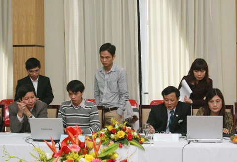 Hoàng Mai Hương - Nhân viên kế toán Hoạt động kinh doanh của Kinh Đô có tính chu kỳ. Hai quãng thời gian bận rộn trong năm là khi công ty sản xuất phục vụ Tết Trung Thu và Tết Nguyên Đán. Xin ông Hào cho biết theo thông lệ Tết Trung Thu và Tết Nguyên Đán sẽ đóng góp cho Kinh Đô bao nhiêu % lợi nhuận trong mảng sản xuất kinh doanh chính (bánh kẹo)? Dự kiến đợt riêng Tết Nguyên Đán tới Kinh Đô sẽ cung cấp ra thị trường bao nhiêu tấn sản phẩm, dự kiến doanh thu và lợi nhuận bao nhiêu? Ông Lê Phụng Hào: - Đúng! Đây là hai mùa kinh doanh cao điểm của Công ty hàng năm (mùa Trung Thu và mùa tết Nguyên Đán). Trong 2 mùa vụ kinh doanh này, Kinh Đô có những loại sản phẩm riêng để phục vụ người tiêu dùng. Ngoài ra, Công ty cũng tổ chức sản xuất các loại sản phẩm bánh kẹo phục vụ nhu cầu tiêu dùng hàng ngày. 2 mùa vụ (Trung Thu và Tết) mức doanh số và lợi nhuận chiếm khoảng 60% tổng doanh thu và lợi nhuận của Công ty. Riêng mùa Trung Thu 2009, Công ty đã đạt lợi nhuận trên 100 tỷ đồng. Dự kiến, mức doanh thu của Công ty trong mùa tết Nguyên Đán năm nay tăng 15- 20% so với cùng kỳ năm trước. Trong mùa tết Canh Dần 2010 - dịp Tết cổ truyền của dân tộc, Kinh Đô dự kiến đưa ra thị trường gần 30 triệu hộp sản phẩm bánh kẹo các loại phục vụ người tiêu dùng, tăng 15% sản lượng so với dịp tết năm trước. Đồng thời, năm nay Kinh Đô đẩy mạnh khai thác phân khúc sản phẩm cao cấp, tăng 50% sản lượng so với cùng kỳ, với số lượng 1,5 triệu hộp sản phẩm cao cấp phục vụ thị trường mùa Tết. Đỗ Phương Diệp - Hà Đông, Hà Nội Xin chào ông Mac Cana, đầu tiên tôi bày tỏ sự cảm phục tới cá nhân ông khi đã dự báo đúng đáy của VN Index rơi vào giữa quý I/2009. Tôi rất muốn biết dự báo tiếp theo của ông về đáy của đợt suy giảm lần này. Xin chân thành cám ơn ông! Ông Fiacra Macana: Theo quan điểm của tôi thị trường sẽ chạm đáy trong mấy tuần tới (Trong khoảng thời gian từ cuối năm dương lịch đến cuối Tết âm lịch). Khi tiền tệ ổn định, áp lực về cổ phiếu thế chấp được dỡ bỏ, thị trường sẽ tiếp tục tìm kiếm những tin vui. Thị trường sẽ phản ứng rất tích cực nếu Ngân hàng Nhà nước nới lỏng chính sách vào dịp năm mới. TS. Nguyễn Anh Tuấn Tổng Biên tập Báo Đầu tư phát biểu khai mạc Cuộc giao lưu LÂM QUANG ÁI - QUẬN TÂN BÌNH TPHCM Trong tình hình hiện nay, KLGD và GTGD một ngày bao nhiêu được cho là ổn định, thanh khoản trung bình chấp nhận được để giữ cho 2 sàn không rớt điểm? Từ đây đến cuối năm liệu dòng tiền có vào ổn định không? Theo các ông thì khoảng tháng mấy năm 2010 thì dòng tiền sẽ trở lại TTCK, từ những nguồn nào, và ổn định không? Ông Fiacra Macana: Do tính thanh khoản giảm hơn, thị trường sẽ tiếp tục giảm điểm đến cuối năm. Khi nhà nước thấy Nền kinh tế đã ổn định trở lại, họ sẽ nới lỏng chính sách và do đó tính thanh khoản sẽ được cải thiện. Ông Phan Quốc Huỳnh: Hiện nay vốn hóa thị trường trên cả hai SGD đã có sự tăng trưởng mạnh với 245 công ty trên HNX và 190 công ty niêm yết trên HOSE. Vốn hóa thị trường đã đạt xấp xỉ 550.000 tỷ đồng. Để có thể xác định khối lượng giao dịch bình thường/phiên quả thật là không dễ. Tuy nhiên, ý kiến được đa số tán thành khi khối lượng giao dịch đạt mức 60 triệu CP/CCQ một phiên tại HOSE trở lên thì mới có thể có sự tăng trưởng ổn định của thị trường. Đối với dòng tiền vào thị trường trong thời gian còn lại của năm 2009, chúng tôi cho rằng sẽ có nhiều hạn chế bởi chịu tác động từ căng thẳng thanh khoản trên thị trường tiền tệ. Tuy nhiên, sang năm mới hy vọng tình hình sẽ được cải thiện và dòng tiền sẽ trở lại với thị trường. Tôi cho rằng, ngay từ Quý I/2010 dòng tiền vào TTCK sẽ tốt hơn nhiều quý IV/2009. Lý do là các ngân hàng sẽ có hạn mức tín dụng của năm mới, các tổ chức kinh doanh trong đó các CTCK, các quỹ đầu tư, các tổ chức đầu tư tài chính... sẽ giải ngân để thực hiện nhiệm vụ kinh doanh năm 2010. Ngoài ra, lượng tiền từ các nhà đầu tư cá nhân cũng sẽ quay lại bởi hiện tại luồng vốn này bị hạn chế do yếu tố tâm lý. Mai Trúc Linh - Bến Chương Dương, Quận 1 KCN Tân Bình mà Tanimex đã xây dựng và đang đầu tư xây dựng phù hợp với công ty trong lĩnh vực hoạt động nào? Việc phát triển KCN tân Bình giai đoạn 2 có hướng đến lĩnh vực sản xuất đặc biệt nào không, như các lĩnh vực sản xuất sạch, công nghệ cao. Công ty làm gì để tạo giá trị gia tăng từ khai thác KCN? Ông Trần Quang Trường: - KCN Tân Bình I và II được xem là KCN sạch. TIX cũng đã đầu tư xong nhà máy xử lý nước thải. - Công ty tận dụng lợi thế đầu tư KCN để giữ lại quỹ đất đầu tư nhà xưởng cho thuê, vừa tạo ra giá trị tài sản ngày càng tăng cho TIX, vừa tạo ra hiệu quả ổn định hàng năm. Hoàng Văn Phúc - Đường Nguyễn Thái BÌnh, quận 1 Thưa ông Trường, năm 2010 TIX công bố khởi công 4 dự án Tani Building Sơn Kỳ 1 Đường DC 8, KCN Tân Bình; Tani office Lê Trọng Tấn; Tanioffice KCN Tân Bình: Tani Club đường Chế Lan Viên, nhóm dân cư 6 KCN Tân Bình; Tani Building Lê trọng Tấn và các dự án khác như tani Hotel, Trung tâm thương mại Thạnh Lộc. Đến thời điểm này, ông có khẳng định được cac dự án sẽ khởi công theo đúng kế hoạch. TIX bỏ vốn 100% đầu tư các dự án này hay kêu gọi đối tác hợp tác liên doanh? Nếu bỏ vốn đầu tư, công ty bố trí nguồn vốn như thế nào. Hiệu quả của các dự án này ra khi mà thời gian triển khai mất hai năm mới có thể đưa vào khai thác. Ông Trần Quang Trường: - Ngày 25/12 sắp tới, công ty sẽ khởi công TANIBUILDING Sơn Kỳ 1 và 2 với 670 căn hộ. - Tani Hotel và Tani Club dự kiến khởi công vào quý 2 năm 2010. - Tani Office Lê Trong Tấn, TTTM Thạnh Lộc công ty đã hòan tất các thủ tục pháp lý, đang đàm phán với khách hàng thuê. Ngay khi đạt được thỏa thuận sẽ triển khai thi công. - Tất cả các dực án đều đã được thu xếp vốn, tỷ lệ từ 30-40% vốn tự có, còn lại đã đựơc các ngân hàng cam kết cho vay. - Phần vốn tự có đã được cân đối trong kế hoạch tài chính những năm tới, đảm bảo vừa làm tăng lợi nhuận trong dài hạn vừa không ảnh hưởng đến lợi nhuận ngắn hạn của TIX. Phan Đình Mạnh - Tôn Đức Thắng Trên số báo ĐTCK 149 ngày 14/12 tôi đọc và biết năm 2010 CII đặt kế hoạch lợi nhuận sau thuế 450 tỷ đồng, tăng gần 50% so với mức thực hiện năm 2009. Trước đó, năm 2008 lợi nhuận của công ty tăng 40% so với năm 2007, dự kiến năm 2009 lợi nhuận công ty cũng tăng tới 135% so với mức thực hiện năm 2008. Đây là những con số rất ấn tượng. Xin lãnh đạo công ty cho biết cơ sở nào để công ty đặt ra chỉ tiêu tham vọng năm 2010 trước bối cảnh kinh tế Việt Nam năm tới còn nhiều yếu tố khó lường: lạm phát, lãi suất, tỷ giá…? Ông Lê Quốc Bình: Sau hơn 4 năm triển khai đầu tư, bước vào năm 2010 cũng là bước vào giai đoạn CII đưa các dự án đầu tư cơ sở hạ tầng vào khai thác, từ đó mang lại nguồn thu mới bổ sung cho các nguồn thu hiện hữu. Mặt khác, thực hiện định hướng phát triển chiến lược đã được ĐHĐCĐ thông qua về việc phát triển CII theo mô hình Công ty mẹ - Công ty con, CII sẽ giảm dần tỷ lệ sở hữu ở các công ty mà CII nắm giữ trên 51% vốn điều lệ xuống còn 51% vốn điều lệ. Động thái này vừa huy động được thêm nguồn vốn để đầu tư dự án, vừa hiện thực hóa lợi nhuận của các khoản đầu tư, mang lại lợi ích thiết thực cho cổ đông. Với các đặc điểm nói trên, CII tự tin khi đặc ra mục tiêu lợi nhuận 450 tỷ đồng cho năm 2010. Hoàng Tùng - Hai Bà Trưng, Hà Nội Thú thật tôi là một khách hàng thường xuyên của KDC, tôi cũng là một đại lý phân phối và mới tập chơi cổ phiếu vài tháng nay. Tuy nhiên tôi đọc sách dạy chơi chứng khoán và được hướng dẫn rằng nên tìm kiếm cổ phiếu sinh lợi từ các công ty đang bùng nổ và trong giai đoạn phát triển mở rộng thị phần. Trên góc độ người tiêu dùng và trực tiếp là đại lý phân phối tôi cảm nhận trong mảng kinh doanh chính là bánh kẹo Kinh Đô đã đạt tới độ bão hòa, đã khá lâu công ty không có dòng sản phẩm nào thực sự đột phá hay có tính cạnh tranh cao so với các đối thủ cạnh tranh. Ông Hào nghĩ sao về nhận xét này? Ông Lê Phụng Hào: Ông Lê Phụng Hào Phó TGĐ Tập đoàn Kinh Đô (KDC) Về thị trường thực phẩm nói chung và bánh kẹo nói riêng theo báo cáo của Tổ chức Euromonitor thì đối với thị trường Việt Nam tăng trưởng bình quân 14%/năm (3.800 tỷ đồng). Riêng về bánh kẹo thì thị phần bánh quy tăng 24%/năm và bánh cracker tăng 32%/năm. Chính vì vậy, cơ hội phát triển của các doanh nghiệp sản xuất, kinh doanh trong lĩnh vực bánh kẹo rất lớn. Chiến lược của Kinh Đô luôn chú ý đa dạng hóa trong lĩnh vực sản xuất bánh kẹo và đồng thời mở rộng sang các chủng loại sản phẩm khác trong lĩnh vực thực phẩm để đáp ứng nhu cầu ngày càng tăng của người tiêu dùng. - Trong năm 2008, Kinh Đô đã đầu tư dây chuyển sản các dòng sản phẩm bánh mới. Chẳng hạn như bánh cracker có rắc các loại hạt (hạnh nhân) và bánh bông lan 2 nhân, Muffi... Bên cạnh đó, Công ty cũng đã đầu tư trung tâm nghiên cứu và phát triển sản phẩm mới tại nhà máy Bình Dương để không ngừng cải tiến và đa dạng hóa sản phẩm. Ngoài ra, trong chiến lược phát triển, Tập đoàn Kinh Đô cũng thực hiện việc đa dạng hóa trong ngành thực phẩm thông qua hoạt động M & A. Lê Nguyễn Mai Anh - 48 Trần Phú, Hải Phòng Theo thông báo cách đây vài tháng của CII, dự kiến vào cuối tháng 12 này công ty sẽ thoái vốn tại CTCP CK TP HCM (HSC). Tuy nhiên hiện tại xu hướng thị trường không thuận lợi, VN Index đang trên đà suy giảm. Tại sao CII không chờ đến ngày HCM công bố chốt ngày chia thưởng cổ phiếu tỷ lệ 2:1? Công ty có cân nhắc lùi thời gian sang năm 2010 để việc thoái vốn mang lại hiệu quả cao hơn không? Ông Lê Quốc Bình: Chắc chắn CII không thoát vốn đã đầu tư vào Công ty cổ phần Chứng khoán TP.HCM vào thời điểm này vì thị trường chứng khoán đang có sự suy giảm nghiêm trọng. CII sẽ cân nhắc thời điểm thoát vốn thích hợp trên nguyên tắc cố gắng mang lại lợi nhuận tối đa cho cổ đông. Văn Thế Minh - BK, Hà Nội Tôi đã đọc bài báo “Nguy cơ từ các mối siêu liên kết” trên báo SGTT và có nói về việc CII đầu tư tài chính vào các DN như Lữ Gia, Năm Bảy Bảy... Xin anh Bình cho biết hiện nay CII còn nắm bao nhiêu % vốn của các DN trên? Dự kiến khi nào công ty thoái hết vốn? Anh Bình có bình luận gì thêm về nội dung bài báo đó không? Vừa qua một công ty con của CII vừa đăng ký mua vào 1 triệu cổ phiếu của chính công ty mẹ. Dĩ nhiên lãnh đạo cao cấp của công ty con kia cũng là người của CII, vậy có xảy ra việc trục lợi dựa trên các thông tin nội bộ của CII không? Ông Lê Quốc Bình: CII đã có văn bản chính thức gửi đến báo Sài gòn tiếp thị, phóng viên Tiểu Lý và công bố thông tin trên HOSE phản đối về việc đưa tin sai lệch trong bài báo nguy cơ từ các công ty liên kết. Bạn có thể tham khảo thông tin chi tiết trên trang Web của HOSE. Việc công ty CII đăng ký mua vào 1 triệu cổ phiếu CII xuất phát từ việc đánh giá về giá trị thị trường cổ phiếu CII. Chắc chắn không có xảy ra việc trục lợi dựa trên các thông tin nội bộ của CII do (1) thông tin được bảo mật khá tốt cho đến khi công bố; (2) công ty con không mua theo hướng đẩy giá cổ phiếu CII. Nguyễn Minh - Lê Thánh Tông, TP.Huế Chào ông Lê Quốc Bình, tôi là một cổ đông của công ty. Hiện nay tôi được biết CII đang là chủ đầu tư ba dự án BĐS (Cao ốc 152 Điện Biên Phủ; Khu Dân cư An Hội, Khu tái định cư Tam Tân (Củ Chi)). Ngoài ra công ty còn đầu tư 4 dự án khác bằng hình thức liên doanh liên kết với tổng số vốn lên tới trên 2.000 tỷ đồng. Xin ông Bình cho biết hiện nay các dự án đang tiến hành đến bước nào? Khi nào CII có thể hạch toán lợi nhuận? Ông Lê Quốc Bình: Dự án 152 Điện Biên Phủ: hiện nay công ty đang hoàn tất các thủ tục cuối cùng để ký hợp đồng BOT và xin cấp giấy chứng nhận đầu tư theo quy định để có thể xúc tiến khởi công dự án. Các dự án bất động sản của CII đang được triển khai theo đúng lộ trình của dự án. Do thời gian có hạn nên bạn có thể tham khảo thông tin tiến độ triển khai các dự án này tại trang Web www.cii.com.vn Mai Hoa - Dịch Vọng, Cầu Giấy, Hà Nội Xin chào ông Mac Cana, ông là một nhà phân tích thị trường rất có uy tín và được mến mộ. Đồng thời ông cũng đang là lãnh đạo cao cấp của một CTCK hàng đầu nên chắc hẳn rất thông tỏ hậu trường các CTCK. Xin ông cho biết ý kiến về số cổ phiếu giải chấp tại các CTCK. Hiện tại đây có phải là mối nguy cơ lớn với thị trường hay không? Ông Fiacra Macana: Giao dịch ký quỹ là một sản phẩm mới, các CTCK đang cố gắng tìm hiểu và kiểm soát rủi ro của sản phẩm này. Ở HSC chúng tôi có phần mềm chuyên dụng của nước ngoài giúp kiểm soát rủi ro, tôi không rõ các CTCK khác có áp dụng phương pháp này không. Nếu họ không áp dụng, có thể xảy ra việc cổ phiếu bị bắt buộc bán ra như chúng ta vừa thấy gần đây. Tuy nhiên, đây cũng chỉ là rủi ro trong ngắn hạn. Quan Bich Diep - 199 To Hieu , HP Vừa qua, UBNN TP HCM đã có văn bản chỉ đạo về việc thu phí trên xa lộ Hà Nội của CII. Theo đó, công văn khẳng định các xe lưu thông trên đường Nguyễn Hữu Cảnh vào xa lộ Hà Nội sẽ không phải nộp phí. Như vậy việc thu phí trước đây là sai. Đã sai thì phải sửa. Xin hỏi anh Bình, sắp tới CII có phải hoàn trả số tiền đã thu phí xe chạy trên đường Nguyễn Hữu Cảnh vào xa lộ Hà Nội không? Cơ sở nào để tính toán việc chi trả? Dòng tiền của CII có bị mất cân đối vì việc này? Liệu CII có đứng trước một cuộc chiến pháp lý với Hiệp hội Vận tải TP. HCM? Ông Lê Quốc Bình: Chúng tôi khẳng định lại rằng UBND TP đã có kết luận về việc thu phí tại trạm Xa lộ Hà nội. Theo đó, (1) Việc thu phí tại trạm XLHN là có cơ sở pháp lý; (2) không thu phí đối với các xe ra vào Liên tỉnh lộ 25B (không có văn bản nào khẳng định không thu phí các xe lưu thông trên đường Nguyễn Hữu cảnh như bạn đã hỏi). Như vậy không có chuyện CII hoàn trả số tiền đã thu phí xe chạy trên đường Nguyễn Hữu Cảnh. CII thu phí tại trạm Xa lộ Hà nội trên cơ sở Quyết định 4960/QĐ-UB ngày 09/08/2001 của UBND TP.HCM và hợp đồng chuyển nhượng quyền thu phí giao thông đã được ký kết với Thành phố. Do đó, theo quan điểm của tôi, khó có thể xảy ra cuộc chiến pháp lý giữa CII và Hiệp hội vận tải Thành phố Hồ Chí Minh. Thu Thủy - Đà Nẵng Chào ông Mac Cana. Cám ơn ông đã tham gia buổi giao lưu. Ông lý giải ra sao về sự sụt giảm mạnh của thị trường vừa qua? Theo quan điểm của ông đâu là yếu tố nào sẽ nâng đỡ thị trường từ thời điểm này đến cuối năm? Ông Fiacra Macana Ông Fiacra Macana: Sự thay đổi của Ngân hàng nhà nước từ chính sách ưu tiên phát triển (mở rộng tín dụng như chúng ta đã thấy) sang chính sách cẩn trọng (ưu tiên việc kiểm soát tỉ giá) là nguyên nhân chính cho sự sụt giảm của thị trường vừa qua. Thị trường chứng khoán VN được dẫn dắt bởi tính thanh khoản, khi tính thanh khoản cao thì cổ phiếu tăng giá nhưng khi tính thanh khoản yếu đi thì thị trường cũng suy giảm theo. Đây là đúng như những gì chúng ta vừa quan sát được gần đây. Nguyễn Thanh Duy - Herman, Tp.Vinh Tôi là một cổ đông của CII, xin anh Bình cho biết năm nay CII ghi nhận bao nhiêu lợi nhuận từ dự án nước BOO Thủ Đức. Hiện tại, công ty cũng đang triển khai dự án nước Đồng Tâm (Tiền Giang). Tiến độ của dự án ra sao? Khi nào CII có thu nhập? Trong mảng đầu tư này CII dự định triển khai tiếp dự án nào? Ông Lê Quốc Bình: - Đối với dự án nhà máy nước Thủ Đức: Trong năm nay, dự án mới thực hiện phát nước 1/2 công suất, tương đương 150.000m3/ngày đêm, và chưa hạch toán doanh thu, chi phí. Vì vậy, trong năm nay, Công ty CII chưa ghi nhận được lợi nhuận từ dự án này. Dự kiến sang năm 2010, dự án sẽ phát nước đủ công suất 300.000m3/ngày đêm. - Đối với dự án nhà máy nước Đồng Tâm: tiến độ thực hiện của dự án khá tốt. Hiện nay, dự án đã lắp đặt được 99,6% tuyến ống và khu nhà máy đã đạt được 50% khối lượng. Dự kiến dự án sẽ hoàn thành và bắt đầu khai thác trong năm 2010. Do đó, dự kiến CII sẽ có thu nhập được chia từ dự án này vào năm 2011. Trong mảng đầu tư này CII vẫn đang tiếp tục tìm kiếm các dự án mới ở các thành phố lớn, các khu kinh tế mở trong nước. Hoài Nam - Nghệ An Đầu tiên tôi muốn gửi lời chào tới ông Mac Cana, tôi cũng là một đồng nghiệp của ông khi cũng làm việc trong ngành tài chính. Vừa qua tôi có nghe thông tin một quỹ đầu tư của Geogre Soros tới Việt Nam và làm việc với HSC để tìm hiểu một số doanh nghiệp niêm yết hàng đầu. Xin ông cho biết mục đính và kết quả của cuộc viếng thăm? Ông Fiacra Macana: Chúng tôi không bao giờ bình luận về các hoạt động cụ thể của bất kỳ khách hàng nào. Nhưng chúng tôi có thể nói rằng, rất nhiều Nhà đầu tư nước ngoài sang thăm Việt Nam trong vài tháng gần đây. Mức độ quan tâm của họ cao hơn nhiều so với năm ngoái. Đức Trí - Thanh Hóa Xin chào ông Fiachra Mac Cana. Đầu tiên tôi xin gửi tới ông lời chúc sức khỏe và cám ơn chân thành do tôi là độc giả trung thành với các bản tin bình luận thị trường hàng ngày của ông. Các bản tin gần đây tư tưởng chủ đạo của ông vẫn là thị trường sẽ gặp rất nhiều thách thức trong thời gian tới. Lý do nào kiến ông bi quan như vậy, nhìn ra xung quan và xa hơn mọi việc dường vẫn tốt đẹp cơ mà? Ông Fiacra Macana: Xin bạn vui lòng xem lại các câu trả lời của tôi ở trên. Thanks! Trần Duy Vượng - Tp Hồ Chí Minh Xin chào ông Mac Cana ông nhận định gì về động thái của khối ngoại liên tục mua ròng trong suốt thời gian vừa qua? Theo ước lượng của ông tại TTCK Việt Nam chứng chỉ tham gia đầu tư (P-notes) của các Ngân hàng Citigroup, Deustche Bank, HSBC... chiếm khoảng bao nhiêu % lượng mua bán hàng ngày? Thanks! Ông Fiacra Macana: NĐTNN thường mua vào khi thị trường suy giảm, vì họ là những NĐT dài hạn mong đợi thu được lợi nhuận sau nhiều năm. Mua cổ phiếu với khối lượng lớn sẽ dễ dàng hơn khi những người khác đều đang bán ra. Về câu hỏi thứ hai của bạn tôi không có số liệu nên không bình luận gì! Ha Ánh Ngọc - Tô Hiến Thành, Q.10, TP.HCM Xin chào lãnh đạo CII tham gia giao lưu trực tuyến. Tôi muốn hỏi về tiến độ một số dự án công ty đang thực hiện: 1) Dự án đường liên tỉnh lộ 25B? 2) Dự án nâng cấp cầu Bình Triệu 2? 3) Dự án tuyến tránh Phan Rang Tháp Chàm? Tại sao CII rất chú trọng việc công bố lợi nhuận nhưng ít khi thấy đề cập đến tiến độ các dự án? Ông Lê Quốc Bình: Các dự án nói trên điều đang được triển khai thi công và dự kiến hoàn thành vào cuối năm 2010 và đầu năm 2011. Là một công ty niêm yết chúng tôi hiểu được rằng phải tuân thủ đầy đủ các qui định về công bố thông tin. Do đó khi có các khoản lợi nhuận lớn CII đã nhanh chóng cung cấp thông tin cho cổ đông, nhà đầu tư theo đúng qui định hiện hành. Đối với tiến độ triển khai các dự án: Do CII đang có danh mục dự án đầu tư khá nhiều, nằm trong lĩnh vực khác nhau và có đặc điểm là xây dựng dài. Do đó khó có thể công bố thông tin trên HOSE. Tuy nhiên bạn có thể cập nhập thông tin thường xuyên về tiến độ các dự án trên trang web www.cii.com.vn Trần Anh Mạnh - Phạm Hữu Lầu, Q.7, TP.HCM Hiện nay CII đang nắm 4% vốn của BOT cầu Phú Mỹ. Thông tin trên báo điện tử Vnexpress.net tuần trước cho biết CII tính tới chuyện mua cầu Phú Mỹ với giá hơn 2000 tỷ đồng. Xin hỏi ông Lê Quốc Bình thông tin trên có đúng không? Thiết nghĩ một dự án mà chủ đầu tư muốn “chạy làng” vì hiệu quả khai thác có thể sẽ không như kỳ vọng thì tại sao công ty lại muốn “ôm” lấy? Nếu thông tin trên là đúng thì số tiền rất lớn trên CII huy đọng ở nguồn nào? Ông Lê Quốc Bình: Cho đến thời điểm này chúng tôi chưa nhận được bất kỳ đề nghị nào về việc mua lại dự án BOT Cầu Phú Mỹ. Do vậy CII chưa đưa ra bất kỳ bình luận nào liên quan đến vấn đề này. Bùi Tuấn Anh - Quản lý khách sạn (Vũ Tàu) Trên sàn niếm yết giá cổ phiếu KDC liên tục giảm sau khi điều chỉnh kỹ thuật từ việc chia thưởng. Hiện nay đã khá rẻ và hấp dẫn nhưng tôi hơi ngần ngừ vì chưa biết về lợi nhuận của Kinh Đô trong năm 2010, xin lãnh đạo công ty Kinh Đô tham gia giao lưu cho biết các chỉ tiêu kế hoạch sản xuất kinh doanh chính của công ty trong năm 2010? Ông Lê Phụng Hào: Sau khi chia thưởng theo tỷ lệ 10: 4 giá cổ phiếu KDC là 57.000 đồng/cổ phiếu. Còn giá cổ phiếu KDC giao dịch trong ngày 16/12 là 55.000 đồng/cổ phiếu. Như vậy, so với các cổ phiếu của các doanh nghiệp đang niêm yết trên Hose thì giá cổ phiếu của KDC là khá ổn định. P/E hiện tại của KDC theo mức giá ngày hôm nay là khoảng 7. Trong khi đó, mức P/E để hấp dẫn nhà đầu tư khoảng 15. Như vậy, thực sự giá cổ phiếu KDC hiện nay rất là hấn dẫn. Còn về kế hoạch hoạch và chỉ tiêu hoạt động kinh doanh trong năm 2010 thì phải đợi thông qua ĐHCĐ mới được công bố. Tuy nhiên, qua đánh giá tình hình kinh tế và diễn biến thị trường trong năm 2010 thuận lợi hơn. Do đó, dự kiến mức tăng trưởng của KDC trong năm tới khoảng 15 - 20%. Lê Quốc Cầm - Nguyễn Trung Trực, Tp.Mỹ Tho Thời gian qua khối ngoại liên tục bán ròng CII và đã giảm tỷ lệ sở hữu từ 49% xuống dưới 30% như hiện nay. Ông Bình lý giải ra sao về điều tưởng như nghịch lý này: Lợi nhuận DN tăng nhưng NĐT nước ngoài giảm hẳn sự mặn mà? Ông Lê Quốc Bình: Các Quỹ đầu tư lớn của nước ngoài thường kết thúc một thương vụ đầu tư trong khoảng từ 3 năm đến 5 năm. Do đó với mức lợi nhuậu từ 120%-150% trong khoảng 3 năm, tôi cho rằng việc các Quỹ đầu tư này thoát vốn đã đầu tư vào CII cũng là điều dễ hiểu. Hiện nay vẫn có một số Quỹ đầu tư của nước ngoài rất quan tâm đến CII. Tuy nhiên các tổ chức này chỉ muốn đầu tư với khối lượng lớn, nên họ muốn đầu tư trực tiếp với CII chứ không muốn mua lô nhỏ trên HOSE vì sợ không giải ngân hết được số tiền họ mong muốn ở mức giá mà họ cho rằng thích hợp. Vũ Quốc Vượng - Cốc Lếu, Lào Cai CII là công ty tiên phong trên sàn công bố ước tính lợi nhuận năm ngay từ tháng 8. Là người công bố thông thông tin của DN anh Bình có sợ thị trường đánh giá công ty muốn làm giá cổ phiếu của mình không? Bản thân anh đang có bao nhiêu cổ phiếu CII? Ông Lê Quốc Bình: Công ty CII chỉ công bố thông tin về dự kiến lợi nhuận của Công ty khi Công ty chắc chắn sẽ thực hiện được kế hoạch lợi nhuận đó. Việc công bố thông tin này là nhằm giúp cho nhà đầu tư cập nhật được tình hình hoạt động của Công ty để đảm bảo lợi ích cho cổ đông. Hiện nay, tôi đang nắm giữ 150.000 cổ phiếu CII. Nguyễn Quốc Trường - Phạm Văn Thuận, TP.Biên Hòa Chào anh Bình, tôi là nhân viên phân tích của một CTCK. Về cổ phiếu CII tôi nhận xét thế này. CII có một danh mục đầu tư tài chính có số lãi khá cao. Năm 2009 thậm chí CII có thể đạt lợi nhuận sau thuế tới 500 tỷ nếu thanh lý hết danh mục. Tuy nhiên, công ty khôn ngoan để gối đầu sang những năm sau. Cộng với các thu nhập từ các dự án bất động sản, hạ tầng và thu phí tôi tin năm 2010 công ty thừa sức vượt kế hoạch lợi nhuận 450 tỷ. Tuy nhiên thời gian tới CII sẽ gặp thách thức đáng kể bởi quy mô tăng quá nhanh và số lượng dự án quá nhiều, trải dài trên nhiều mảng… Làm công việc phân tích tôi không thể đơn thuần chỉ nhìn vào lợi nhuận mà còn phải định lượng trước các khó khăn. Tôi muốn biết công tác quản lý rủi ro của CII hiện tại ra sao? Ông Lê Quốc Bình: Quản trị rủi ro là một trong những quan tâm hàng đầu của CII, chúng tôi ý thức được cần phải có sự điều chỉnh thích hợp trong quản lý để đáp ứng được việc phát triển quá nhanh của CII trong các năm vừa qua. Hiện nay CII đang thực hiện: - Tìm kiếm tổ chức tư vấn quản lý của Nước ngoài tư vấn cho CII việc tiến hành tái cấu trúc hệ thống quản lý của CII. Bao gồm nhiều hoạt động khác nhau như: Bộ máy quản lý, quy trình quản lý, phân bổ dòng tiền, cấu trúc nguồn vốn …. - Tách bạch các dự án đầu tư nhất là việc bố trí các nguồn vốn. Các khoản vay cho dự án được sử dụng độc lập nhằm ngăn ngừa tình huống sự kém hấp dẫn của dự án này ảnh hưởng đến dự án kia và ảnh hưởng đến CII. - Thực hiện định hướng phát triển chiến lược mà Đại hội đồng cổ đông đã thông qua, theo đó thoát vốn các khoản đầu tư vào dự án có tỷ lệ dưới 51%, đồng thời giảm tỷ lệ của các khảon đầu tư trên 51% về 51%. - Ngoài ra còn một số biện pháp khác nhằm mục đích giảm thiểu rủi ro nhất cho CII. Nguyễn Cao Cường - Nguyễn Văn Cừ, TP Phan Rang Xin chào anh Bình, thị trường đang đi xuống. ĐHCĐ của CII vừa qua thông qua kế hoạch tăng vốn điều lệ công ty lên 1003 tỷ đồng thực hiện làm hai đợt. Điều tôi băn khoăn là khi thị trường điều chỉnh giảm như hiện nay. Đợt tăng vốn thứ 2 dự kiến chào bán cho các cổ đông tỷ lệ 3:1 với giá 30.000 đồng/CP, mức giá này liệu có hấp dẫn? Đặc biệt trong bối cảnh thị trường có thể bị bội thực vì nguồn CII tăng lên quá nhanh sau khi phát hành CP thưởng?. Ông Lê Quốc Bình: CII chỉ thực hiện phát hành cổ phiếu huy động vốn khi thị trường đã thực sự phục hồi. Chắc chắn rằng với tình hình thị trường hiện nay CII chỉ phát hành cổ phiếu thưởng cho cổ đông chứ chưa phát hành cổ phiếu huy động vốn. Lê Tien Mạnh - Nguyễn Thái Học, Quy Nhơn Xin chào anh Lê Quốc Bình, cổ phiếu CII hấp dẫn đối với tôi là do công ty có nhiều dự án dài hơi nhưng có nguồn tiền khá ổn định xuất phát từ việc thu phí hàng ngày. Xin anh hãy cung cấp danh sách các dự án công ty dang triển khai/đầu tư có khả năng mang lại thu nhập cho CII từ năm 2010 tới năm 2013? Ông Lê Quốc Bình: Anh có thể tham khảo danh mục dự án mà Công ty đang đầu tư trong thuyết minh báo cáo tài chính của CII, mục Chi phí xây dựng cơ bản dở dang và mục Các khoản đầu tư tài chính dài hạn. Nguyen Mai Hương - Hùng Vương, Q. Hải Châu, Tp. Đà Nẵng ĐHCĐ bất thường của CII vừa qua công ty có công bố thu nhập trên mỗi cổ phiếu (EPS) là 7.500 đông dựa trên con số lợi nhuận năm 2009 ước đạt 310 tỷ đồng. Xin cho biết để tính ra con số trên CII tính số lượng cổ phiếu bình quân gia quyền trong năm như thế nào? Có tính đến 10 triệu cổ phiếu vừa chuyển đổi từ trái phiếu sang không? Ông Lê Quốc Bình: Công ty CII tính EPS dựa trên số lượng cổ phiếu lưu hành bình quân trong năm 2009, có tính đến số lượng cổ phiếu vừa được chuyển đổi từ trái phiếu chuyển đổi. Nguyễn Văn Dương - Lương Thế Vinh, Thanh Xuân, Hà Nội Xin chào anh Bình! Xin anh cho biết lý do CII điều chỉnh phương án tăng vốn từ 503 tỷ đồng lên 1129 thành 1003 tỷ đồng chỉ vài ngày trước khi tiến hành ĐHCĐ bất thường? Ông Lê Quốc Bình: Thị trường chứng khoán đã có biến động hết sức tiêu cực kể từ sau ngày CII công bố kế hoạch tăng vốn điều lệ. Do đó cũng như tất cả các doanh nghiệp khác CII không thể đi ngược thị trường nên đã có sự điều chỉnh phương án phát hành CP như đã được Đại hội đồng cổ đông thông qua. Lý Thiên Ngân - TP. HCM Trong buổi roadshow "Đón đầu cơ hội khủng hoảng" tổ chức hồi tháng 10/2009, VFM đã giới thiệu đến các nhà đầu tư mô hình đầu tư định lượng Quant. Đây là mô hình đầu tư được Lãnh đạo VFM cho là "năng động và phù hợp với TTCK trong giai đoạn hậu khủng hoảng". Vậy xin hỏi mô hình này có giúp ích gì cho VFM trong việc tránh được những thiệt hại và tận dụng được những cơ hội trong đợt thị trường suy giảm như vừa qua? Ông Trần Anh Tuấn: Ông Trần Anh Tuấn Giám đốc Nghiên cứu, CTCP Quản lý quỹ Việt Nam (VFM) Thị trường chứng khoán, đặc biệt là thị trường mới nổi như Việt Nam, Trung Quốc, Thái Lan.. trong giai đoạn hậu khủng hoảng có xu thế tăng dài hạn. Tuy nhiên sự biến động là khá lớn. Để năm bắt được sự biến động của thị trường này VFM đã năng động trong việc nghiên cứu và áp dụng các mô hình toán học vào một khối lượng lớn được phân tích và xử lý trên hệ thống máy vi tính. Mô hình đầu tư định lượng (Quant) mà VFM sử dụng, cụ thể là mô hình đầu tư theo xu hướng thị trường (trend following) dựa trên nguyên tắc tham gia thị trường khi có xu thế tăng (mua) xu thế này là dài hạn và rõ ràng. Đồng thời chốt lời khi xu thế này đảo chiều và thị trường đi vào thời kỳ ít biến động (sideways). Bên cạnh nguyên tắc chính này, chiến lược quản lý rủi ro thông qua cơ chế cắt lỗ, phân bổ và đa dạng hóa đầu tư được lượng hóa và áp dụng. Với nguyên tắc này các chỉ báo (chỉ báo phân tích kỹ thuật, chỉ báo phân tích cơ bản và chỉ báo phân tích thống kê)của mô hình đầu tư sẽ cho ra tín hiệu mua khi thị trường bước vào xu thé tăng dài hạn và mạnh, và đưa ra tín hiệu bán khi thị trường điều chỉnh giảm mạnh như thời gian vừa qua, nhằm bảo toàn được mức lợi nhuận đạt được khi tham gia thị trường trong xu thế tăng. Chiến lược đầu tư theo xu hướng thị trường không tìm cách dự đoán thị trường mà thay vào đó giải ngân khi thị trường đã xuất hiện các xu thế rõ ràng và thoát khỏi thị trường (exit)khi các xu thế trên đã kết thúc hoặc đảo chiều. Để tối ưu hóa vùng giải ngân và thanh toán tiệm cận hơn với đáy và đỉnh của thị trường,VFM sử dụng các thuật toán tối ưu hóa dựa trên phương thức trí tuệ nhân tạo. Đậu Đức Hòa - HN Số dư tiền mặt của VF1 và VF4 còn nhiều không? Những vực giải ngân ưu tiên của VF1 và VF4 là gì? Ông Trần Anh Tuấn: -Tính đến ngày 10-12-2009 lượng tiền mặt của VF1 là 200 tỷ đồng và VF4 là 104 tỷ đồng (bao gồm tiền tạm ứng cổ tức đợt I-2009 nhưng chưa thanh toán). -NHững lĩnh vực VF1 và VF4 ưu tiên giải ngân trong thời gian vừa qua: ngành tài chính ngân hàng, bất động sản, thực phẩm nước giải khát và ngành vật liệu khai khoáng. Đinh Hòa Bình - Môi giới chứng khoán Tôi được biết VFM đang có kế hoạch huy động vốn để lập một quỹ mới theo mô hình phân tích định lượng (Quant) vào đầu năm 2010. Ông có thể chia sẻ một vài thông tin vế kế hoạch lập quỹ này (tên quỹ là gì, quy mô bao nhiêu, mục tiêu của quỹ, dự kiến thời gian đóng quỹ...)? VFM có đủ tự tin huy động đủ vốn để lập quỹ trong bối cảnh thị trường khó khăn như hiện nay? Ông Trần Anh Tuấn: Vào đầu năm 2010 chúng tôi dự kiến sẽ huy động quỹ mới mang tên Quỹ đầu tư năng động Việt Nam (VFA) sử dụng mô hình phân tích định lượng Quant với quy mô dự kiến là 300 tỷ đồng, thời gian hoạt động 3 năm. Hiện tại chúng tôi đang chờ chấp thuận của Ủy ban chứng khoán. Đây là một trong những sản phẩm Quy mới trong dòng sản phẩm Quỹ năng động mà chúng tôi sẽ giới thiệu ra thị trường sắp tới, nhằm đón đầu cơ hội hồi phục của thị trường chứng khoán giai đoạn hậu khủng hoảng kinh tế. Sản phẩm Quỹ này tương đối mới trên thị trường Việt Nam và chúng tôi hoàn toàn tự tin sẽ là người tiên phong đưa sản phẩm này ra thị trường vào đầu năm 2010. Nguyên Linh Giang - 194 Phường 8 phường 8 quận Phú Nhuận Xin ông Trường cho biết, kế hoạch lợi nhuận năm 2010 và kế hoạch chia cổ tức bằng cổ phiếu hay tiền mặt? Liệu có lợi nhuận đột biến trong năm 2010 hay không? Ông Trần Quang Trường: - Kế hoạch lợi nhuận sau thuế HĐQT dự kiến trình Đại hội ngày 9/1/2010 là từ 70 đến 120 tỷ. - Mức cổ tức năm nay 2009 là 24%. Dự kiến trình đại hội mức cổ tức cho 2010 là từ 25%. - Chia cổ tức bằng cổ phiếu hay tiền mặt là một nội dung sẽ trình trong Đại hội sắp tới. - Với mức kế hoạch lợi nhuận đưa ra như trên, EPS của công ty đạt từ 5.800 đến 10.000. Khả năng thực hiện được mức lợi nhuận là 120 tỷ rất cao. So với năm 2009, thì chỉ tiêu lợi nhuận như trên được xem là đột biến Nguyen Trung Hieu - 72 Nguyen Hue Q1 TPHCM Tôi xin hỏi lãnh đạo Công ty Tanimex: - Kế hoạch lợi nhuận từ hoạt động kinh doanh của Công ty trong năm 2010 là từ 70-120 tỷ đồng. Vậy khả năng cao nhất mà Công ty có thể đạt được là bao nhiêu> Cổ tức là bao nhiêu? - Trong tương lai, Công ty đã có kế hoạch gì để trở thành một trong những công ty đầu ngành tại TP. HCM nói riêng và cả nước nói chung (Công ty đã có một thâm niên hoạt động khá lâu). Ông Trần Quang Trường: - Hoạt động thường xuyên và ổn định của công ty đảm bảo lợi nhuận sau thuế từ 60 tỷ đến 70 tỷ một năm. Tương đương EPS trên 5.000. Riêng hoạt động bất động sản phụ thuộc vào tình hình kinh doanh mỗi năm. Tính riêng năm 2010, công ty dự kiến mảng BĐS sẽ bổ sung lợi nhuận khoảng 50 tới 55 tỷ. - Kế hoạch 2010, khả năng sẽ đạt được khỏang 120 tỷ. Trên cơ sở đó, HĐQT dự kiến kế hoạch trình Đại Hội ngày 9/1/2010, Lợi nhuận sau thuế đạt được từ 70 đến 120 tỷ. - Mức cổ tức năm nay 2009 là 24%, kế hoạch 2010, dự kiến trình Đại Hội 25%. - Hoạt động của công ty dựa trên 3 lĩnh vực chính là: Hạ tầng KCN, Dịch vụ cho thuê kho xưởng và Bất động sản. Công ty có kế hoạch trở thành công ty hàng đầu của Thành phố về lĩnh vực cho thuê nhà xưởng và nằm trong nhóm những công ty hàng đầu về lĩnh vực kinh doanh bất động sản. Bùi Thanh Lam - Tầng 1, FPT Building, Hà Nội Xin các Ông cho biết triển vọng thị trường M&A của Việt Nam trong năm 2010 và các năm tiếp theo? Ông Madhur Maini: Thị trường M&A của Việt Nam đóng vai trò cốt lõi trong chiến lược của Ma San và là một trong những động lực phát triển quan trọng nhất đối với Ma San trong tương lai. Tôi tin rằng năm 2010 sẽ là một năm quan trọng trong hoạt động M&A của Việt Nam bởi vì tính thanh khoản của nguồn vốn đầu tư tăng trưởng bị siết chặt. Và qui mô của công ty sẽ trở nên ngày càng quan trọng hơn. Ông Fiacra Macana: Thị trường M&A giờ mới chỉ bắt đầu ở Việt Nam. Tại thời điểm này, các công ty cần phải sáp nhập ở một số ngành như Ngân hàng, Chứng khoán, Dược, Bất động sản. Hoạt động M&A sẽ gia tăng trong những năm tới Ông Ngô Phương Chí: Hoạt động M&A là một hoạt động tương đối mới tại thị trường Việt Nam. Tôi tin trong thời gian tới, hoạt động này sẽ có sự phát triển mạnh mẽ. Nguyên nhân chính là do M&A là hoạt động mang lại nhiều lợi ích cho doanh nghiệp tham gia M&A, chẳng hạn như giảm thiểu chi phí sản xuất, tận dụng sức mạnh thương hiệu, thị phần lẫn nhau, tăng sức cạnh tranh... Ngoài ra, một trong những động cơ để hoạt động M&A phát triển là nhu cầu tái cấu trúc doanh nghiệp theo chuẩn mực mới về quản trị ngày càng tăng.M&A là một trong những công cụ giúp các doanh nghiệp cơ cấu lại. BVSC hiện cũng đang đẩy mạnh hoạt động này. Ông Madhur Maini (phải) - Tổng giám đốc CTCP Tập đoàn Masan (MSN) Thu - TPHCM Các nhà đầu tư có nên chốt lại trong thời điểm hiện tại hay không? Vì sao các ngân hàng còn hạn mức cho vay nhưng ít đổ vốn vào chứng khoán? Nhận định của ông về thị trường chứng khoán trong tháng cuối năm 2010? Ông Fiacra Macana: Quá muộn để làm điều đó. Các Ngân hàng chỉ cho vay khi họ chắc chắn nhận được lãi nhưng thị trường chứng khoán trong thời điểm này đang rủi ro nên họ không đổ vốn vào nữa. Thị trường chứng khoán theo tôi sẽ tăng khoảng 50% vào cuối năm 2010. Ông Ngô Phương Chí: Hiện tại, thị trường đang trải qua một giai đoạn điều chỉnh. So với mức đỉnh trong năm 2009, hiện thị trường đã giảm 30%. Theo nhận định của nhiều chuyên gia, thị trường đã giảm điểm đến tương đối sát mức đáy. Như vậy, nếu là một nhà đầu tư trung và dài hạn, tôi nghĩ đây là thời điểm khá thuận lợi để cân nhắc nắm giữ cổ phiếu có chất lượng cho danh mục đầu tư dài hạn. Hiện nay, các ngân hàng vẫn còn hạn mức cho vay chứng khoán, tuy nhiên mức tăng trưởng tín dụng cho cả năm 2009 hiện đã ở mức cao (khoảng 35%). Các ngân hàng hiện đang hạn chế hoạt động cho vay nói chung để kiểm soát tăng trưởng tín dụng theo định hướng chỉ đạo của NHNN nhằm kiểm soát lạm phát và ổn định thị trường tài chính. Chính vì vậy, hoạt động cho vay chứng khoán hiện nay cũng ít nhiều bị hạn chế. Hồ Sĩ Nhu - 5B-Đường số 12-KP2- phường An Lạc A - quận Bình Tân - TP.HCM Trong Quý IV/2009: Các chuyên gia kinh tế dự báo TTCK sẽ thiết lập đáy mới (sự phát triển của TTCK sẽ theo hình chữ W, có 2 đáy) do lo ngại doanh nghiệp sẽ gặp khó khăn khi "các gói hỗ trợ lãi suất" chấm dứt, chi phí nguyên vật liệu tăng, lạm phát tăng cao. Những thuận lợi và khó khăn của kinh tế vĩ mô sẽ ảnh hưởng như thế nào đến TTCK năm 2010? Dự báo TTCK sẽ đạt bao nhiêu điểm, lời khuyên nào dành cho NĐT? Xin chân thành cảm ơn! Ông Nguyễn Phúc Long: - Sự sụt giảm vừa qua của thị trường đã cho thấy tác động nhất thời của các chính sách thắt chặt tiền tệ đến luồng tiền thị trường trong ngắn hạn và sức ép giải chấp cũng như tâm lý bi quan của các nhà đầu tư đối với khả năng tăng trưởng của thị trường chứ không hoàn toàn phản ánh tình hình vĩ mô của Việt Nam hiện tại. Vì vậy, thị trường rất có thể sẽ đi theo mô hình W sau khi chu kỳ suy giảm vừa qua kết thúc, tuy nhiên chúng tôi cho rằng khả năng đáy trước đó của VNIndex ở mốc 235,5 điểm là không thể bị phá vỡ do các chỉ tiêu tăng trưởng của nền kinh tế vẫn đang cho thấy sự phục hồi khá tốt so với thời điểm đáy của khủng hoảng vào tháng 3. - Khả năng gia tăng của chỉ số giá sau khi kết thúc gói hỗ trợ thứ nhất chấm dứt là điều hoàn toàn có thể xảy ra, tuy nhiên chúng tôi cho rằng, động thái tăng LSCB lần này của NHNN sẽ hạn chế bớt được sự gia tăng quá nhanh của chỉ tiêu lạm phát. Đồng thời, việc áp dụng gói hỗ trợ lãi suất 2% cho các khoản vay trung và dài hạn đối với các nhóm ngành có liên quan đến xuất khẩu, sẽ giúp cho quá trình hồi phục của nền kinh tế diễn ra nhanh và vững chắc hơn trong năm tới. Theo những dự đoán về mức tăng trưởng GDP trong khoảng từ 6%-6,5%. Theo dự báo của Goldman Sachs GDP Việt Nam năm 2010 có thể tăng trưởng ở mức 8,2%. Như vậy, chúng tôi cho rằng chỉ số VNIndex có thể tăng chậm nhưng ổn định hơn trong năm 2010 sau khi đã tạo đáy lần này, có thể sẽ đạt mức điểm trong khoảng từ 600 đến 650 điểm trong năm 2010. Với nhận định này, chúng tôi cho rằng trong thời điểm này, các nhà đầu tư nên xác định mục tiêu lợi nhuận trong dài hạn và nên giải ngân vào các Công ty có chỉ số cơ bản tốt thuộc các nhóm ngành được kỳ vọng sẽ hưởng lợi từ việc tăng LSCB và hỗ trợ lãi suất như: Chế biến và xuất khẩu hàng thủy sản, hàng nông lâm nghiệp, ngân hàng… và một số cổ phiếu thuộc các nhóm ngành có khả năng đạt lợi nhuận cao, nhưng hiện đang có mức giá rất hợp lý như: Bất động sản, chứng khoán... Ông Nguyễn Sơn Vụ trưởng Vụ Phát triển thị trường, UBCKNN Ông Nguyễn Sơn: Theo quan điểm của tôi, tình hình kinh tế vĩ mô của Việt Nam và hoạt động của khu vực doanh nghiệp trong quý IV tương đối khả quan, ngoại trừ việc điều chỉnh chính sách tiền tệ từ phía NHTW đầu quý IV có tác động nhất định đến tâm lý NĐT và khu vực doanh nghiệp. Do vậy, xét về nội tại của thị trường, việc thị trường suy giảm sâu, theo tôi là khó xảy ra. Nếu có, vị thế của thị trường có thể điều chỉnh thêm trong một số phiên nhất định. Sang năm 2010, theo dự báo của các tổ chức quốc tế, nền kinh tế thế giới sẽ có cải thiện đáng kể, điều đó tác động tốt đến kinh tế Việt Nam. Cá nhân tôi không quá lạc quan như một số tổ chức dự báo mức tăng trưởng GDP của Việt Nam là 8,5%, nhưng mức tăng trưởng 6-6,5% là điều có thể đạt được. Năm 2010, gói hỗ trợ lãi suất kích cầu thứ nhất hết hiệu lực, điều này cho phép hoạt động của khu vực ngân hàng cũng như doanh nghiệp trở về yếu tố thị trường nhằm tránh tác động méo mó do can thiệp của nhà nước. Gói hỗ trợ lãi suất thứ hai với mức lãi suất cấp bù 2% đối với các khoản vay trung và dài hạn sẽ có tác động đối với doanh nghiệp để tháo gỡ khó khăn khi gói hỗ trợ lãi suất khoản vay ngắn hạn hết hiệu lực. Việc dự báo mức tăng trưởng của chỉ số giá cổ phiếu trong năm 2010 là bao nhiêu là rất khó, nhưng theo tôi, ngưỡng chỉ số VN-Index trong khoảng 600-700 điểm là có thể đạt được. Tuy nhiên, NĐT cũng cần cẩn trọng với các yếu tố bất ổn của thị trường như: dịch bệnh, thiên tai hoặc các sự kiện hậu khủng hoảng như: DubaiWorld có thể xảy ra bất cứ lúc nào và điều này nằm ngoài khả năng tiên lượng của cơ quan điều hành thị trường cũng như NĐT. Ông Phan Quốc Huỳnh: Chúng tôi đang chuẩn bị cho công tác quyết toán cuối năm 2009, 2 tháng cuối năm thị trường chứng khoán có sự sụt giảm quá mạnh đã ảnh hưởng lớn đến kết quả của nhiều công ty chứng khoán. Công ty chứng khoán công thương dự kiến sẽ hoàn thành được chỉ tiêu lợi nhuận mà Đại hội cổ đông đã thông qua. Nguyễn Công Hoàng - hải dương Xin hỏi ông Chí, trong năm 2010, Công ty có kế hoạch mở rộng nhân sự không? Tôi rất muốn được làm việc tại Công ty, vậy tôi phải làm gì? Ông Ngô Phương Chí: Cảm ơn bạn đã quan tâm đến kế hoạch năm 2010 của công ty. Chắc chắn trong năm 2010, chúng tôi vẫn tiếp tục tuyển dụng. Phát triển nhân sự luôn là một trong những trọng tâm trong hoạt động của BVSC. Các đợt tuyển dụng đều có thông báo chi tiết về công việc cũng như các tiêu chuẩn cho vị trí tuyển dụng. Do đó, nếu bạn quan tâm, bạn có thể thường xuyên theo dõi thông tin trên trang web của công ty. Nhưng trên hết chúng tôi đánh giá cao tâm huyết của bạn. Xin cảm ơn bạn rất nhiêu! Thế Đông - Quận Tân Bình Tổng quỹ đất chưa khai thác Tanimex hiện có là bao nhiêu. bao nhiêu là đất cho địa ốc và bao nhiêu cho KCN? TIX sẽ ưu tiên đầu tư dự án nào trước vào thời điểm này, các dự án kho bãi, nhà xưởng KCN hay chung cư và các khu dịch vụ khách sạn, khu thương mại, trường học...? Ông Trần Quang Trường: - TIX đã sử dụng 15 ha đất đầu tư nhà xưởng cho thuê. (khách hàng đã thuê 100% diện tích) - TIX đang triển khai thêm 4 ha đất công nghiệp đầu tư nhà xưởng cho thuê (đã được khách hàng đăng ký thuê hết). - Hiện còn 11 ha đất công nghiệp sạch đã hòan tất hạ tầng dự kiến sẽ triển khai trong thời gian tới. - Tổng cộng quỹ đất công nghiệp của TIX khỏang 30 ha. - TIX còn đang sở hữu quỹ đất sạch để đầu tư xây dựng chung cư gồm 5 dự án với tổng diện tích đất khỏang 10 ha. Nếu triển khai hết sẽ có gần 4000 căn hộ. - Đối với nhà xưởng cho thuê, căn cứ theo nhu cầu khách hàng mới triển khai tiếp để phát huy được hiệu quả cao nhất. - Đối với đầu tư BĐS, dự kiến mỗi năm chỉ triển khai từ 500 đến 700 căn nhằm chờ đợi thị trường BĐS nóng lên, sẽ thu thêm nhiều lợi nhuận. - Đối với những dự án văn phòng, khách sạn, TTTM, trường học, TIX chỉ đầu tư xây dựng cơ bản rồi cho thuê. Ngay khi có khách hàng thì sẽ cho triển khai. Phan Đình Hiếu - Thượng Đình, Thanh Xuân, Hà Nội Xin chào ông Phan Quốc Huỳnh. Theo quan điểm cá nhân ông, thị trường liệu đã đến mức đáy chưa? Ông có nhận định gì về thị trường trong ngắn hạn và dài hạn. Theo ông, trong thời điểm này, nhà đầu tư nên tập trung vào nhóm cổ phiếu thuộc ngành nào? Ông Phan Quốc Huỳnh: Xin chào anh Hiếu! Tôi cho rằng, thật khó để xác định đâu là mức đáy của thị trường. Tuy nhiên, với những diễn biến của nền kinh tế trong thời gian gần đây thì nhiều khả năng thị trường sẽ thiết lập đáy trong khoảng thời gian trước tết nguyên đán. Theo chúng tôi, thị trường vẫn gặp nhiều khó khăn trong ngắn hạn do dòng tiền không đổ vào thị trường chứng khoán bởi những căng thẳng về thanh khoản của các NHTM và lo ngại về khả năng lạm phát cao cho năm 2010. Tuy nhiên, về dài hạn tôi khá lạc quan về khả năng tăng trưởng của thị trường. Việc lựa chọn nhóm ngành đầu tư còn phụ thuộc vào khả năng chấp nhận rủi ro của bạn. Nếu bạn chấp nhận rủi ro cao, tôi khuyên bạn nên quan tâm đến những cổ phiểu của nhóm ngành ngân hàng tài chính và bất động sản. Nếu bạn muốn tìm đến một khoản đầu tư an toàn thì nên chọn một số cổ phiếu thuộc ngành chế biến mủ cao su và nhựa xây dựng. Ông Phan Quốc Huỳnh(ngoài cùng bên trái) Tổng giám đốc Công ty Chứng khoán Ngân hàng Công thương (CTS) Ngô Tuấn Anh - Quận Hai Bà Trưng, Hà Nội Xin được hỏi ông Huỳnh, việc các công ty chứng khoán sử dụng nhiều đòn bẩy tài chính trong thời gian vừa qua ảnh hưởng như thế nào đến thị trường gần đây? Ông Phan Quốc Huỳnh: - Trước hết cần khẳng định luật hiện hành không cho phép các công ty chứng khoán cho nhà đầu tư vay tiền mua chứng khoán, do đó hiện này nhiều công ty đang lách bằng các dạng hợp đồng hợp tác đầu tư /hỗ trợ mua…do vậy rủi ro về pháp lý ở đây là rất lớn nếu các Công ty chứng khoán không có biện pháp quản lý rủi ro tốt bằng các quy định chặt chẽ. - Đòn bẩy tài chính là một hoạt động mà các tổ chức tài chính (ngân hàng hoặc các công ty chứng khoán) sử dụng vốn của mình tài trợ cho hoạt động đầu tư của khách hàng nhằm giúp khách hàng gia tăng năng lực tài chính trong đầu tư . - Sử dụng đòn bẩy tài chính làm gia tăng tính thanh khoản của thị trường, khối lượng khớp lệnh trên sàn HO đã có phiên kỷ lục lệnh khớp lên tới trên 133 triệu cổ phiếu. Biến động của thị trường cũng nhanh hơn và mạnh hơn khi các nhà đầu tư sử dụng đòn bẩy tài chính do dòng tiền khá ‘nóng’, ra nhanh và vào nhanh. - Tuy nhiên, sử dụng đòn bẩy tài chính cũng mang tính hai mặt, nó yêu cầu khách hàng, công ty tài chính,… phải có khả năng quản lý rủi ro tốt nếu không rất dễ gây thiệt hại lớn cho nhà đầu tư và chính tổ chức đó. Để kiểm soát rủi ro, chúng tôi cho rằng nên có một tỷ lệ ký quỹ thích hợp khi sử dụng đòn bẩy tài chính. Trần Hoài Linh - Lam Sơn, Thanh Hóa Hiện nay, quyết định đóng cửa đại lệnh đối với các Công ty chứng khoán vẫn chưa đi đến hồi kết. Quan điểm của các ông về vấn đề này? Ông Phan Quốc Huỳnh: - Quan điểm của chúng tôi cho rằng, với trình độ khả năng sử dụng công nghệ thông tin còn nhiều hạn chế hiện nay đặc biệt là ở các tỉnh, địa bàn xa thì, vai trò của hệ thống đại lý nhận lệnh vẫn rất cần thiết. - Chúng tôi ủng hộ quan điểm UBCK rà soát hoạt động đại lý nhận lệnh nhằm cải tổ nâng cấp hệ thống đại lý nhận lệnh, yêu cầu các đại lý nhận lệnh cần phải tuân thủ các chặt chẽ tiêu chí đại lý nhận lệnh như: trang thiết bị, trình độ của nhân viên nhập lệnh, thực hiện tốt các quy trình quản lý giao dịch, quản lý tách bạch tiền của nhà đầu tư qua hệ thống ngân hàng… - Công ty chứng khoán Công Thương ngay từ đầu đã đặt ra tiêu chí chuẩn, đồng bộ đối với các đại lý nhận lệnh, nhằm thỏa mãn yêu cầu của nhà đầu tư. Đồng thời, chúng tôi kết hợp với các chi nhánh ngân hàng quản lý tách bạch tài khoản tiền và chứng khoán nhằm hạn chế rủi ro cho nhà đầu tư. Ông Ngô Phương Chí Ông Ngô Phương Chí: Việc đóng cửa các đại lý nhận lệnh theo quy định của Ủy ban chứng khoán đã gây ra một số khó khăn nhất định cho các công ty chứng khoán, trong đó có BVSC đã triển khai một số đại lý nhận lệnh. Hiện công ty chứng khoán Bảo Việt đang sắp xếp lại hoạt động của các đại lý để thực hiện quy định này. Tuy nhiên, tôi được biết đối với 1 số công ty chứng khoán có mạng lưới và số lượng đại lý lớn sẽ thật sự gặp khó khăn. Vì vậy, cơ quan quản lý Nhà nước cần có giải pháp tình thế để có thể hỗ trợ các công ty thực hiện quyết định này. Đoàn Ngọc Dung - Đà Nẵng Xin được hỏi ông Bình. Ngoài dự án 102 Trường Chinh, MCG còn có những dự án nào? Tiềm năng của các dự án? Ông Nguyễn Ngọc Bình: Ngoài dự án 102 Truờng Chính, MCG còn đầu tư một số dự án, cụ thể như: Dự án đầu tư Công trình Thủy điện Suối Choang – Nghệ An với Công suất thiết kế 7 MW (Gồm 2 bậc), Dự án này có thời gian vận hành và phát điện thương mại vào cuối năm 2011, tổng mức đầu tư cho công trình 163 tỷ đồng. Dự án đầu tư xây dựng Công trình thủy điện Nậm Hóa với Công suất thiết kế 26 MW. Thời gian vận hành và phát điện thương mại vào cuối năm 2011, dự án có Tổng mức đầu tư 549 tỷ đồng Dự án đầu tư nhà máy Cơ khí Văn Lâm – Hưng Yên đã và đang đi vào hoạt động. Trong năm 2009, Công ty đã ký được 02 Hợp đồng cơ khí Thủy công lớn với tổng giá trị hơn 150 tỷ đồng Dự án khai thác khoáng sản làm vật liệu xây dựng tại Lương Sơn – Hòa Bình với Tổng mức đầu tư 55 tỷ đồng. Dự án này sẽ đưa vào khai thác từ Quý 2/2010; Dự án Thủy điện Văn Chấn, Yên Bái với Công suất thiết kế 57 MW. Dự kiến phát điện vào năm 2011, dự án có tổng mức đầu tư 1.450 tỷ đồng; Dự án Xây dựng Hồ Chứa nước Thầu Dầu cung cấp toàn bộ nước sinh hoạt và sản xuất cho các nhà máy; dân cư tại các xã của Huyện Kỳ Anh và Khu Công nghiệp Vũng Áng – Tỉnh Hà Tĩnh.Tổng mức đầu tư cho công trình: 318 tỷ đồng. Ngoài việc tổ chức tập trung xây dựng và khai thác các dự án có sẵn. Công ty đang tổ chức triển khai tìm kiếm một số các dự án bất động sản tiềm năng... Le Toan - Hai Duong Đóng cửa phiên giao dịch ngày 14/12 giá CP là trên 100.000đ/CP. Nếu là NĐT ông có mua CP Vincom vào thời điểm này? Ông Lê Khắc Hiệp: Là một lãnh đạo DN tôi luôn mong NĐT mua CP của công ty mình và làm tất cả để mang lại những lợi ích tốt nhất cho các cổ đông trong đó có chúng tôi. Việc biến động giá cổ phiếu do tâm lý NĐT và cung cầu trên thị trường. Việc đầu tư hay không do bạn tự quyết định dựa trên các thông tin và dự đoán của mình. Nguyễn Hải Yến - Đống Đa, Hà Nội Tôi xin hỏi ông Mac Cana một câu thật ngắn: Chắc hẳn ông đã đọc báo cáo của Nomura về ngày 3.12 vừa qua. Ông bình luận gì về báo cáo này? Cám ơn ông! Ông Fiacra Macana: Chưa. Tôi hiếm khi đọc báo cáo của các đối thủ trừ khi những báo cáo đó được viết bởi một nhà kinh tế học có uy tín (icon cuời). Sean Darby, người viết báo cáo trên không phải là một nhà kinh tế học. Anh ta là một nhà chiến lược, viết báo cáo dựa trên cảm tính chứ không dựa trên dữ liệu thực tế. Tôi không muốn phí thời gian đọc những báo cáo kiểu đó. Tôi cũng không đồng ý với kết luận của anh ta và tự hỏi không hiểu anh ta đã đến thăm Việt Nam nhiều lần chưa? Nguyễn Thanh Tâm - Nghệ An Xin chào ông Mac Cana. Vừa qua tôi đọc khá nhiều các nhận định thị trường của các CTCK khác về đáy của VN Index rơi vào quãng thời gian nào trong tháng 12. Theo tôi các nhận định này quá cảm tính khi “bóng ma” lạm phát có thể mới hiện hình bắt đầu từ quý I và những thay đổi về chính sách vĩ mô thời gian tới có thể vẫn tiếp tục tác động mạnh đến thị trường. Ông có thể phác thảo một vài kịch bản của VN Index vào quý I/2010? Xin cám ơn ông! Ông Fiacra Macana: Khi tiền tệ ổn định, tính thanh khoản được cải thiện có thể Ngân hàng nhà nước sẽ nới lỏng chính sách thêm chút nữa.Tôi nghĩ điều này sẽ xảy ra vào khoảng Quý 1, không loại trừ một vài động thái của lãi suất. Những vấn đề hiện tại chỉ là ngắn hạn và theo suy nghĩ của tôi, có thể sẽ được giải tỏa sớm. Một khi Ngân hàng nhà nước nới lỏng chính sách thì thị trường sẽ tăng điểm mạnh, điều này xảy ra đúng như lúc tín dụng tăng trưởng mạnh. Trần Thanh Trà - Kim Liên, Hà Nội Hiện nay giá vàng, dầu, USD và đặc biệt là lãi suất có biểu hiện gần giống giai đoạn đầu 2008. Tôi muốn biết quan điểm của ông Mac Cana về lo ngại của NĐT “lịch sử có thể đang lặp lại”? Ông Fiacra Macana: Hàng hóa như dầu, thực phẩm…đang chịu áp lực của lạm phát và tình hình còn tồi tệ hơn do sự xuống giá của tiền tệ. Nhưng tôi nghĩ lịch sử năm 2008 sẽ không lặp lại. Rõ ràng là chúng ta không bị bao phủ bởi bong bóng thị trường và các nhà chức trách lần này đã phản ứng rất nhanh. Phạm Phương Lan - Quận 3, Tp Hồ Chí Minh Tôi có một chỉ báo thị trường thú vị. Khi nào ngài Fiachra đáng kính của CTCK HSC bắt đầu ngồi vào bàn để viết báo cáo chiến lược thì VN Index bắt đầu đảo chiều đi xuống hay đi lên. Tuy nhiên lần đi xuống của VN Index làm tôi te tua vì chỉ báo này tỏ ra không hiệu nghiệm. Một cách nghiêm túc, đợt giảm điểm bắt đầu từ cuối tháng 10 có bất ngờ với ông không khi một sự điều chỉnh đang biến thành một sự suy thoái? Cám ơn ông Fiachra và mong đọc được nhiều báo cáo chiến lược nữa của ông! Ông Fiacra Macana: Đợt giảm điểm đã phát tín hiệu bắt đầu từ cuối mùa hè khi Ngân hàng nhà nước cảnh báo về mức lạm phát. Thực sự tôi ngạc nhiên là thị trường lên quá cao và lờ đi những tín hiệu này trong thời gian quá dài. (icon cười) Nguyễn Thanh Vân - Bình Định Xin chào ông Mac Cana. Tôi là một NĐT tại sàn HSC và cũng tham dự buổi nói chuyện của ông vào tháng 8/2008. Khi đó ông có giới thiệu một số cổ phiếu đáng quan tâm. Một năm rưỡi đã trôi qua, có những công ty hoạt động tốt lên hay kém đi. Hiện nay đâu là các cổ phiếu ông đang ưa thích? Cám ơn ông! Ông Fiacra Macana: Đó là: FPT, KBC, EIB, MSN, Fideco, LIX, PGD, LSS và TRA. Nguyen Thanh Tuan - Vinh-Nghe An Tại sao hiện nay chứng khoán thế giới đi lên còn chứng khoán Việt Nam lại tuột dốc bất ngờ không thể dự đoán được? Ông Fiacra Macana: Do tính thanh khoản của thị trường ở Việt Nam đang giảm trong khi khả năng thanh khoản của thị trường thế giới tăng lên. Việt Nam gần đây là một trong những nước đầu tiên tăng lãi suất. Các nước khác trên thế giới làm việc này trễ hơn. Trần Lệ Thuý - Hải Phòng Xin hỏi ông Tuấn (VFM): Quy trình đầu tư của VFM hiện nay là gì? Quỹ có tham gia đầu cơ ngắn hạn trên thị trường hay không? Nếu đầu tư dài hạn thì xác định thời gian đầu tư là bao lâu? Mức kỳ vọng lợi nhuận thu được trên mỗi khoản đầu tư là bao nhiêu %? Ông Trần Anh Tuấn: -Quy trình đầu tư của VFM được xây dựng trên sự phân cấp từng phòng ban rõ ràng và tách bạch. Bao gồm: Phòng đầu tư tập chung vào việc quản lý danh mục đầu tư cho các Quỹ và từng Quỹ sẽ có những Trưởng phòng quản lý danh mục. Phòng nghiên cứu tập trung nghiên cứu những yếu tố vĩ mô của nền kinh tế, nghiên cứu những ngành kinh tế triển vọng và phân tích cơ hội đầu tư từ các doanh nghiệp với mục tiêu phục vụ cho việc đầu tư của Phòng đầu tư. Phòng giao dịch tập trung vào các giao dịch mua-bán theo đề xuất mua bán từ Phòng đầu tư. Các quyết định đầu tư được phân cấp và giao thẩm quyền cho Ban Giám đốc quản lý Quỹ, Hội đồng đầu tư và Ban Đại diện Quỹ. Chiến lược đầu tư sẽ do Ban đại diện Quỹ và Hội đồng đầu tư quyết định. -Nguyên tắc đầu tư của VFM là đầu tư theo giá trị cho nên việc mua bán phụ thuộc vào giá trị định giá với mỗi khoản đầu tư. Chúng tôi hiện đang quản lý 2 Quỹ đại chúng và một quỹ thành viên với mục tiêu đầu tư khác biệt nhau do vậy mức độ lợi nhuận và kỳ vọng cũng khác biệt nhau với từng Quỹ và tùy theo bối cảnh thị trường và nền kinh tế. -Thời gian đầu tư phụ thuộc vào thời gian hoạt động Quỹ,chiến lược đầu tư của Quỹ và mức độ lợi nhuận kỳ vọng cũng là yếu tố quyết định đến thời gian đầu tư. Nguyên Hằng - nhà đầu tư chứng khoán, Đống Đa, TP Hà Nội Trong báo cáo tài chính của TIX có ghi khoản đầu tư tài chính khoảng 20 tỷ đồng. Trong đó có đầu tư cổ phiếu hay không hay chủ yếu là góp vốn vào công ty con. Có khoản góp vốn nào đang bị thua lỗ không. Cảm ơn ông Trường đã tham gia buổi giao lưu để những nhà đầu tư ở xa như chúng tôi có cơ hội được hỏi thông tin về Tanimex. Ông Trần Quang Trường: - TIX không có đầu tư cổ phiếu, trái phiếu. - TIX sở hữu 100% 4 công ty TNHH một thành viên, với tổng số vốn là 18 tỷ. - Hiện 3 công ty đều đang hoạt động hiệu quả cao. Riêng công ty TANIMA (chuyên sản xuất vật liệu xây dựng), mới thành lập năm 2008, năm 2009 còn lỗ. Kế hoạch năm 2010 là hòa vốn để tạo đà phát triển cho những năm sau. Nguyễn Thanh Hà - Thường Tín, Hà Tây, Hà Nội Xin được hỏi ông Bình. Hiện nay, MCG có nắm cổ phần của LongGiangLand không? Nếu có là bao nhiêu%? Ông Nguyễn Ngọc Bình: Từ trước tới nay, MCG không nắm giữ cổ phần của Long Giang Land (LGL). Tuy nhiên, LGL là một cổ đông và là một đối tác chiến lược của MCG. MCG và LGL đã và đang hợp tác thực hiện một số dự án quan trọng như dự án 102 Trường Chinh và một số dự án khác. Ngô Hảo - Phú Nhuận, Tp. HCM Kinh Đô chú trọng phát triển dòng sản phẩm cáo cấp hướng đến phục vụ khách hàng có thu nhập từ trung bình trở lên. Vì vậy phần lớn nguyên liệu đầu vào thường được nhập khẩu để đảm bảo chất lượng. Xin ông Hào cho biết, năm 2009 Kinh Đô đã phải tốn bao nhiêu USD để nhập khẩu nguyên liệu? Việc tỷ giá USD/VND tăng ảnh hưởng ra sao tới hiệu quả kinh doanh của công ty trong năm 2010? Ông Lê Phụng Hào: Đúng! Chiến lược của Kinh Đô hiện nay là hướng đến chú trọng phát triển thêm các dòng sản phẩm cao cấp bên cạnh các dòng sản phẩm hiện tại của Công ty. Điều này cũng phù hợp với xu hướng tiêu dùng của người dân. Mặt khác, đặc điểm của dòng sản phẩm này sẽ mang lại mức lợi nhuận hấp dẫn hơn. Hiện đối với nguyên liệu sản xuất thì trong nước chiếm 70% và bên cạnh đó Kinh Đô có nguồn thu ngoại tệ từ hoạt động xuất khẩu, khoản này có thể cân đối được nguồn ngoại tệ để nhập khẩu nguyên liệu. Vi vậy, việc tỷ giá USD/VND biến động không ảnh hưởng nhiều tới hiệu quả kinh doanh của công ty. Đinh Thế Anh - Hà Nội Chào ông Trần Anh Tuấn, Giám đốc Nghiên cứu, CTCP Quản lý quỹ Việt Nam (VFM). Ông có thể cho biết Công ty có ý định mở thêm nhiều quỹ đầu tư vào TTCK VN nữa không? Quy mô các quỹ này như thế nào? Ông Trần Anh Tuấn: Phương châm hoạt động của VFM là cung cấp cho nhà đầu tư cá nhân và tổ chức trong ngoài nước các sản phẩm và dịch vụ Quỹ đa dạng, đổi mới.Hiện nay, chúng tôi đã lên kế hoạch chuẩn bị giới thiệu các sản phẩm Quỹ mới như: Mô hình Quỹ mở, Quỹ hỗ trợ nhân sự, Quỹ đầu tư địa ốc, Quỹ trái phiếu... với nhiều quy mô khác nhau góp phần làm cho thị trường chứng khoán Việt Nam ngày càng hoạt động sôi động hơn. Thanh Hằng - Trần Phú, Hải Phòng Thời gian vừa qua tôi thấy NĐTNN mua vào nhiều CP FPT, xin hỏi tỷ lệ NĐTNN nắm giữ CP FPT hiện ra sao, trong đó có những tổ chức hay tên tuổi nào lớn? Ông Phan Đức Trung: theo danh sách công bố chính thức của UBCK thì tỷ lệ nắm giữ của NĐTNN đối với cổ phiếu FPT khoảng40%, tiêu biểu là TPG, Red River và Deustchbank. Phan Thanh Nhàn - Hàng Lược, Hà Nội Xin chào ông Mac Cana, cám ơn ông đã tham gia buổi giao lưu. Tôi thấy bộ phận phân tích của HSC do ông điều hành đã cung cấp khá nhiều báo cáo phân tích về chất lượng về các công ty niêm yết. Tuy nhiên tại sao công ty không phân tích chính cổ phiếu HCM, mình biết rõ mình mà! Ông Fiacra Macana: Một quan điểm thú vị. Có thể trong tương lai chúng tôi sẽ viết về chính chúng tôi! (cười) tran minh chau - taiwan Cho em hỏi tình hình kinh tế Việt Nam hiện nay? Sao tháng 12 này, chứng khoán tuột dốc không phanh như thế, trong khi thị trường chứng khoán thế giới tăng ầm ầm. Ông Nguyễn Phúc Long: Ông Nguyễn Phúc Long Chủ tịch HĐQT Công ty Chứng khoán Thương mại và Công nghiệp Việt Nam (VICS) - Theo chúng tôi có 2 nguyên nhân chính dẫn tới sự sụt giảm khá mạnh của TTCK Việt Nam trong thời gian vừa qua. Nguyên nhân thứ nhất là trong khi quy mô và sức cung tiền của thị trường chứng khoán Việt Nam còn hạn chế và xu hướng phát hành tăng vốn tràn lan của một số doanh nghiệp trong thời điểm cuối năm làm cho lượng cung hàng trên thị trường tăng mạnh, trong khi tình trạng sử dụng đòn bẩy ngắn hạn của các nhà đầu tư trong thời điểm thị trường tăng nóng, và áp lực bán ra trong tháng 12 nhằm thu hồi khoản vốn vay này đã gây ảnh hưởng lớn cho với các nhà đầu tư. Điều này tác động tiêu cực đến thị trường. Nguyên nhân thứ hai là do chính sách thắt chặt tiền tệ của NHNN thông qua việc nâng LSCB lên mức 8% đã khiến cho tâm lý nhà đầu tư trở nên bi quan về khả năng tăng trưởng của luồng tiền và sự đi lên của thị trường. Có khả năng còn nguyên nhân có thể một phần dòng tiền dễ dãi, giá rẻ từ gói kích cầu đã vào các kênh phi SX như BĐS, chứng khoán khiến bong bóng các tài sản này tăng lên song đến nay không ai có thể kiểm soát và chưa có con số chắc chắn là bao nhiêu. Thực tế các chuyên gia đều đánh giá TTCK đã tăng với tốc độ cao hơn mức tăng trưởng của nền kinh tế. Tuy nhiên, cũng chưa thể nói TTCK đã tuột dốc không phanh, mà nhiều khả năng TTCK Việt Nam chỉ suy giảm trong ngắn hạn và sẽ dừng ở mức 400-450 điểm. Ông Phan Quốc Huỳnh: Chúng tôi cho rằng có nhiều nguyên nhân: - Nguyên nhân xuất phát từ hdsxkd của doanh nghiệp niêm yết: quý IV của các doanh nghiệp sẽ khó có được kết quả khả quan như quý III, do một loạt các nhân tố hỗ trợ đã hết như: dự trữ nguyên vật liệu giá rẻ đã hết, hoàn nhập dự phòng tài chính giảm do ttck sụt giảm, yếu tố hỗ trợ lãi suất từ kích cầu I giảm. - Nguyên nhân từ sự lo ngại thanh khoản của hệ thống ngân hàng, vấn đề quyết định dừng cho vay của các ngân hàng, gây rất nhiều khó khăn cho doanh nghiệp. - Nhà đầu tư lo ngại các vấn đề về tỷ giá, nâng lãi suất cơ bản, CPI trong thời gian tới. Theo quan điểm của chúng tôi, mặc dù các vấn đề nêu trên trong ngắn hạn có tác động đến thị trường tuy nhiên, kinh tế Việt Nam vẫn được đánh giá đã và đang thoát khỏi suy thoái. Tốc độ tăng trưởng GDP năm sau cao hơn năm trước. Dự kiến GDP VN 2010: 6,5 % cao hơn mức 5,2% của năm 2009 hiện nay. Do đó, các nhà đầu tư có thể yên tâm đầu tư trung và dài hạn vào thị trường chứng khoán. Ông Ngô Phương Chí: Có thể khẳng định rằng TTCK trong ngước và thế giới có sự hẹ nhất định, nhưng không phải lúc nào cũng là tỷ lệ thuận. Thị trường CK thế giới phản ánh bức tranh chung của nền kinh tế thế giới, còn TTCK Việt Nam thể hiện tính đặc thù của nền kinh tế Việt Nam. Tất nhiên, Việt Nam không thể nằm ngoài xu thế chung của nền kinh tế thế giới, nhưng trong ngắn hạn, có những thời điểm sẽ có những khác biệt nhất định. Thời điểm cuối năm, thường là những vẫn đề đặc thù, riêng có của nền kinh tế sẽ được bộc lộ ra rõ nét hơn. Chính vì vậy, theo tôi, TTCK Việt Nam đã có sự chuyển động khác biệt với TTCK thế giới. Có lẽ việc khác biệt này có tính chất cục bộ và ngắn hạn. Thế Nam - Hà Nội Xin hỏi Công ty MSN. Việc House Foods ký cam kết mua 9 triệu cổ phiếu MSN với giá 40.000 đồng/CP có phải nằm trong kế hoạch phát hành 12 triệu cổ phiếu mà Công ty đang lấy ý kiến cổ đông (theo dự kiến thì hôm nay sẽ tổng hợp các ý kiến)? Xin hỏi thêm: Cơ sở nào để Công ty đặt kế hoạch lợi nhuận năm nay và năm 2010 cao như vậy (năm nay 584,4 tỷ, năm 2010 hơn 1.100 tỷ)? Ông Madhur Maini: Chúng tôi xin ý kiến cổ đông phát hành thêm 12 triệu cổ phiếu, trong đó phát hành 9 triệu cổ phiếu cho House Foods. Đến tháng 8 năm 2009 Masan Group mới hoàn thành việc tái cấu trúc, do đó thu nhập năm 2009 sẽ không phản ánh được hiệu quả hoạt động của cả năm. Thực hiện hạch toán "Proforma", chúng tôi ước tính lợi nhuận năm 2009 là từ 700 - 900 tỉ với giả định là việc tái cấu trúc hoàn thành vào tháng 1 năm 2009. Do đó lợi nhuận năm 2010 mới có thể so sánh với năm 2009. Chúng tôi ước đoán tốc độ tăng trưởng trong năm 2010 khoảng 40 - 50% so với năm 2009 tính trên "Proforma". Tổng biên tập Báo Đầu tư trả lời phỏng vấn Truyền hình VTV1 Hoàng Minh - Hoàng Mai, Hà Nội FPT là tập đoàn lớn, yếu tố con người từng đóng vai trò quan trọng với thành công của tập đoàn Xin hỏi chế độ lương thưởng của lãnh đạo FPT, chương trình ESOP được thực hiện tại tập đoàn ra sao? Ông Phan Đức Trung: Mức lương và thưởng của lãnh đạo FPT nằm trong ngân sách dự trù chi phí hằng năm của FPT. FPT gắn chặt mức lương và thưởng với lợi nhuận làm ra. Mặc dù cách làm này có thể quá nhiều áp lực cho người lao động. Nhưng tôi tin rằng bộ máy hiệu quả nào cũng phải làm như vậy. Để đảm bảo không xung đột lợi ích này, chúng tôi duy trì tốc độ tăng thu nhập thấp hơn tốc độ tăng lợi nhuận. Chương trình ESOP của tập đoàn trước đây được thiết kế khá đơn giản. Hiện nay chúng tôi đang nghiên cứu lại để chương trình có tính thực tế cao hơn. Đặng Vỹ - TP HCM Phát triển tới đỉnh cao nhiều DN VN gặp khó khăn trong định hướng phát triển thời gian tới. Tôi có cảm giác đây là câu chuyện khó khăn của FPT hiện nay. Vấn đề này được Công ty giải quyết ra sao? Ông Phan Đức Trung: Ông Phan Đức Trung Phó tổng giám đốc CTCP FPT Doanh nghiệp nào cũng gặp các vấn đề thường xuyên. FPT đã là doanh nghiệp lớn. Vấn đề khó khăn ở đây không đơn thuần chỉ là một việc hay nhiều việc mà là cần một chiến lược khả thi để tăng trưởng lợi nhuận bền vững, giữ vững thị trường đặc biệt trong lĩnh vực Công nghệ thông tin. Khó khăn này là thách thức của FPT cũng như mọi doanh nghiệp đứng đầu một ngành nghề phải chấp nhận. Trong nhiều năm qua, FPT đã chấp nhận thách thức đó và coi đó là một động lực giúp FPT phát triển. Ngọc Tân - Từ Liêm, Hà Nội Tôi được biết, VICS dự kiến lợi nhuận quý IV/2009 đạt khoảng 11 - 12 tỷ đồng, luỹ kế lợi nhuận trước thuế cả năm đạt 21 - 22 tỷ đồng, bằng 260% - 270 % kế hoạch lợi nhuận cả năm. Đề nghị VICS cho biết đến thời điểm này, VICS có đảm bảo hoàn thành kế hoạch trên? Ông Nguyễn Phúc Long: Theo như thông tin VICS đã công bố, lợi nhuận lũy kế 11 tháng của VICS đạt 19,2 tỷ đồng tương đương 238% kế hoạch năm 2009 và hoàn thành kế hoạch lợi nhuận điều chỉnh vừa được ĐHĐCĐ thông qua đầu tháng 12/2009. Mặc dù thị trường chứng khoán tháng 12 suy giảm mạnh, nhưng do VICS từ trước đến nay luôn định hướng tự doanh thận trọng và tập trung phát triển toàn diện các mảng dịch vụ, nên tỷ trọng doanh thu của VICS khá đều và chủ yếu mang đến từ các hoạt động dịch vụ như: Môi giới, Tư vấn, Dịch vụ tài chính mà không phụ thuộc vào hoạt động tự doanh. Do vậy hiện nay mức tự doanh niêm yết của VICS chỉ dưới 10% vốn điều lệ, chủ yếu giải ngân vào thị trường trong thời điểm dò đáy hiện nay nên sẽ không bị ảnh hưởng rủi ro lỗ tự doanh hoặc lỗ trích lập dự phòng giảm giá trong thời điểm cuối năm nay. Do vậy, mặc dù thị trường chứng khoán diễn biến xấu trong tháng 12 này, thì VICS chắc chắn vẫn sẽ đạt mục tiêu lợi nhuận dự kiến 21-22 tỷ đồng như đã đề ra, đạt hơn 250% kế hoạch lợi nhuận 2009 và vượt kế hoạch lợi nhuận điều chỉnh. Trần Danh Quốc Biên - Phường Lê Mao, TP Vinh, Nghệ An Được biết, MCG có kế hoạch phát hành cổ phiếu cho cổ đông chiến lược. Ông Bình có thể cho biết đối tác chiến lược mà MCG đang hướng tới? Theo ông, việc phát hành cổ phiếu sẽ ảnh hưởng như thế nào đến giá cổ phiếu MCG trên thị trường? Ông Nguyễn Ngọc Bình: Mục tiêu của đợt phát hành cổ phiếu cho cổ đông chiến lược này là để bổ sung vốn cho các hoạt động của Công ty. Về đối tác chiến lựoc, Công ty hướng tới các cổ đông có sự hỗ trợ MCG về mặt công nghệ, tài chính, quản trị. Ngoài ra, cổ động chiến luợc còn hỗ trợ Công ty về các ngành nghề chính như:kinh doanh bất động sản; Hạ tầng khu công nghiệp; xây dựng các công trình Thủy lợi thủy điện, khai thác khoáng sản...và tư vấn về tài chính, chứng khoán. Tôi cho rằng, việc phát hành cổ phiếu cho cổ đông chiến lược không ảnh hưởng đến thị giá của cổ phiếu MCG đang niêm yết trên sàn CK tập trung. Các cổ đông thường lo ngại nguy cơ bị pha loãng EPS trong dài hạn. Về vấn đề này, HĐQT đã xin ý kiến cổ đông và phát hành với giá không thấp hơn 25.000 đồng/CP. Tuy nhiên với tốc độ tăng trưởng EPS của công ty hàng năm từ 30 – 50%. Thêm vào đó, khi phát hành cổ phiếu cho các cổ đông chiến lược, MCG sẽ tận dụng được nhiều lợi thế để tiếp tục thực hiện các dự án mang lại lợi nhuận cao cho các cổ đông của Công ty. Thu Lan - Quận 3, Hồ Chí Minh Chào anh Trường. Xin anh cho tôi biết, cơ cấu doanh thu và lợi nhuận của công ty trong năm tài chính 2008-2009 giữa các lĩnh vực cho thuê đất KCN, thuê nhà xưởng - bất động sản - lĩnh vực khác? tỷ trọng các lĩnh vực này trong năm 2010 sẽ chuyển dịch như thế nào? Bất động sản có chiếm tỷ trọng lớn hơn trong cơ cấu doanh thu, lợi nhuận hay không? Thu Lan Ông Trần Quang Trường: - Cơ cấu lợi nhuận năm 2008-2009 như sau: Tài chính (cổ tức các đơn vị con, tiền gửi NH...): 24% Bất động sản: 56% Dịch vụ (cho thuê nhà xưởng, văn phòng...): 20%. Cơ cấu này sẽ dịch chuyển đến năm 2015, như sau: Tài chính (cổ tức các đơn vị con, tiền gửi NH...): 17% Bất động sản: 24% Dịch vụ (cho thuê nhà xưởng, văn phòng...): 59%. Ngoc Trung - Tran Huy Lieu, Ha Noi Xin được hỏi về kết quả kinh doanh của Vincom năm 2009. Dự kiến doanh thu và lợi nhuận của Vincom cả năm đạt được sẽ là bao nhiêu, dự kiến mức chia cổ tức? Ông Lê Khắc Hiệp: Hiện nay chúng tôi đã có kết quả kiểm toán 9 tháng đầu năm. Có thể chia sẻ với bạn, trong 9 tháng đầu năm lợi nhuận trước thuế khoảng 170 tỷ đồng, sau thuế 138 tỷ, đã gần bằng toàn bộ kết quả năm 2008. Trong điều kiện kinh tế khó khăn năm nay nhất là những tháng đầu năm thì đó là kết quả đáng phấn khởi. Cổ tức năm 2009 bao nhiêu còn quá sớm và quyết định như thế nào sẽ do ĐHCĐ quyết định dựa trên phương án mà HĐQT đề xuất. Long Duc - Chien thang, Ha Dong Vincom vừa phát hành thành công 100 triệu USD trái phiếu chuyển đổi quốc tế kỳ hạn 5 năm. Xin được hỏi phương án sử dụng và trả nợ số tiền huy động được từ việc phát hành này? Ông Lê Khắc Hiệp: Chúng tôi vừa phát hành thành công 100 triệu USD trái phiếu chuyển đổi trên thị trường quốc tế và thực hiện niêm yết trên TTCK Singapore. Đây là lần đầu tiên một công ty tư nhân của Việt Nam thực hiện phát hành thành công trái phiếu trên thị trường quốc tế. Số tiền này được dùng để phát triển dự án xây dựng tổ hợp thương mại, khách sạn, văn phòng, căn hộ cho thuê tại khu Eden, Quận 1, Tp Hồ Chí Minh. Đây là TP chuyển đổi nên sau một thời gian định trước số trái phiếu này sẽ được chuyển thành cổ phiếu của Vincom và niêm yết bổ sung trên thị trường chứng khoán Việt Nam. Bui Minh Anh - Hạ Đình, Thanh Xuân Tôi nghe nói Vincom có kế hoạch niêm yết tại sàn GDCK nước ngoài. Đến nay kế hoạch này được Vincom xúc tiến ra sao? Việc niêm yết mang lại lợi ích gì cho công ty và các cổ đông hiện tại? Ông Lê Khắc Hiệp: Hiện nay CTCP Vincom có kế hoạch niêm yết một phần số CP của mình tại sàn GDCK nước ngoài. Việc chuẩn bị này có rất nhiều thuận lợi sau khi Vincom phát hành t hành công 100 triệu USD TPCĐ vì ha i lý do. Trước hết là các NĐT nước ngoài đã biết đến thương hiệu Vincom, thứ hai là điều kiện để niêm yết đã được thực hiện tương đối đầy đủ qua đợt phát hành TPCĐ. Chẳng hạn các thủ tục đáp ứng yêu cầu về hồ sơ, quy định, báo cáo tài chính đã được kiểm toán quốc tế... Vincom đã có kinh nghiệm. Việc niêm yết mang lại lợi ích cho công ty vì thêm 1 kênh huy động vốn từ phía nước ngoài từ đó thêm tiềm lực tài chính thực hiện các dự án. Mặt khác tăng tính thanh khoản cho cổ phiếu của Vincom. Từ đó mang lại các lợi ích của cổ đông. Đỗ Ngọc Điệp - Đà Nẵng Định hướng của HSC là phát triển theo mô hình ngân hàng đầu tư. Hiện tại tuy đang là CTCK niêm yết hoạt động hiệu quả nhất nhưng nhưng phần lớn lợi nhuận của HSC đến từ hoạt động tự doanh. Mà TTCK thì hay trồi sụt, thời gian tới HSC sẽ có điều chỉnh gì về định hướng để đạt được mục tiêu trên? Làm sao để lợi nhuận công ty bền vững chứ không như một cỗ xe đi trên quãng nhiều ổ gà? Ông Fiacra Macana: Tôi không phải là Tổng Giám Đốc của HSC. Chúng tôi định hướng sẽ tăng tỉ trọng phí môi giới trong doanh thu của Công ty. Nguyễn Thành Đạt - TP. HCM Xin hỏi ông Trần Anh Tuấn, Giám đốc Nghiên cứu, CTCP Quản lý quỹ Việt Nam (VFM): Hiện nay, lượng tiền mặt trong tổng tài sản của Quỹ chiếm tỷ lệ bao nhiêu? Ban lãnh đạo Quỹ liệu có tiếp tục giải ngân khi TTCK đã xuống điểm rất mạnh thời gian qua? Ông Trần Anh Tuấn: -Tính đến ngày 10-12-2009 lượng tiền mặt của VF1 là 200 tỷ đồng và VF4 là 104 tỷ đồng (bao gồm tiền tạm ứng cổ tức đợt I-2009 nhưng chưa thanh toán). -Thực hiện bình quân giá và đầu tư (mua-bán) theo giá trị luôn là nguyên tắc đầu tư quan trọng của chúng tôi. Chúng tôi quan niện tìm kiếm cơ hội đầu tư trong những tình huống khó khăn và thanh hoán khi niềm lạc quan vượt mức của nó. Nguyễn Hải - Quận 2, TP HCM Được biết ông Trung là TGD Công ty quản lý quỹ FPT. Ông có thể tư vấn giúp nếu muốn đầu tư dài hạn trong 3-6 tháng thì thời điểm này nên chọn CP có những tiêu chí như thế nào , EPS, PE... Ông Phan Đức Trung: Năm 2009 chiến lược FPT Capital mua vào thận trọng đã thành công. Cho tới nay các danh mục chúng tôi vẫn tiếp tục duy trì với mức kỳ vọng tăng trưởng tối thiếu 35%/năm. Với mức tăng trưởng thấp hơn hoặc biến động kinh tế không thuận lợi cho các danh mục đó sẽ là yếu tố để chúng tôi quyết định điều chỉnh kỳ vọng hoặc hoặc hiện thực hóa danh mục đầu tư. Về cơ bản danh mục dài hạn vẫn chiếm trên 70% số tiền đầu tư của FPT Capital vì hiện tại tổng danh mục đã đầu tư năm 2009 vẫn vượt lợi nhuận kỳ vọng khá nhiều. Chiến lược năm 2010 của chúng tôi là tin tưởng vào chiến lược dài hạn 2-3 năm để nắm giữ các cổ phiếu tốt. Còn ngắn hạn 2010 chúng ta cần xác lập chiến lược sau quí 1. TRẦN THANH ẨN - DAKLAK Uỷ ban Chứng khoán Nhà nước nghĩ gì khi thị trường chứng khoán tuột dốc không phanh. Biện pháp gì lúc này để giữ nhà đầu tư ở lại thị trường? Là kênh huy động vốn cho doanh nghiệp, là bộ mặt và thước đo cho nền kinh tế của một quốc gia, theo tôi biện pháp cứu vãn thị trường không giảm sâu có thể là hoãn thu thuế thu nhập chứng khoán để thị trường hồi phục và kéo nhà đầu tư quay lại với chứng khoán. Các vị có nghĩ như thế không? Ông Nguyễn Sơn: Ông Nguyễn Sơn Vụ trưởng Vụ Phát triển thị trường, UBCKNN Việc TTCK suy giảm mạnh trong thời gian gần đây (về chỉ số, tính thanh khoản) đặt ra cho cơ quan quản lý nhiều vấn đề cần tháo gỡ. Ngoài yếu tố về cơ chế giao dịch, các công cụ hỗ trợ thị trường nhằm gia tăng tính thanh khoản (như mở nhiều tài khoản, ký quỹ giao dịch, mua bán lại chứng khoán...) đang được xúc tiến triển khai thì việc nỗ lực kiến nghị cơ quan có chức năng xem xét cơ chế hỗ trợ thị trường thông qua công cụ thuế cũng được UBCK kiến nghị xem xét. Tuy nhiên, việc đánh thuế vào thu nhập từ đầu tư chứng khoán đối với NĐT cá nhân đã được Quốc hội quyết định áp dụng từ đầu năm 2010 nên cũng rất khó để thay đổi. Vì vậy, việc sử dụng các công cụ hỗ trợ thị trường khác để giúp TTCK phát triển ổn định cũng có thể được xem là giải pháp khả thi hơn, giúp NĐT yên tâm tham gia đầu tư trên TTCK. Đặng Minh Long - Hải Hưng Ông Trung có thể cho biết những mảng hoạt động nóng như CK, ngân hàng, quỹ, BDS đóng góp lợi nhuận cho FPT như thế nào, Công ty có ý định rót thêm vốn cho những mảng hoạt động này. Ông Phan Đức Trung: Những mảng này hiện tại đóng góp không nhiều. Toàn bộ đóng góp của mảng phi công nghệ chiếm dưới 10% lợi nhuận của Tập đoàn. Lý do là do Tập đoàn đầu tư vào đây không nhiều và ngoài ra đó đều là những mảng kinh doanh mới nên chúng tôi không đặt vấn đề lợi nhuận lên ưu tiên. Lượng tiền có thể cần bổ sung vốn chỉ có thể trong mảng ngân hàng phải bổ sung vốn theo qui định của Ngân hàng nhà nước. Các công ty đó sẽ tự bổ sung vốn lưu động chủ yếu thông qua vốn vay nếu cần. Vũ Hữu Hòa - Hai Bà Trưng, HN Tôi mua CP FPT từ hồi 500.000 đồng/CP, năm vừa rồi nhiều CP tăng giá rất cao so với đáy và chỉ còn cách thời cao điểm một quãng ngắn song CP FPT rất ỳ ạch. Liệu có phải CP FPT đã quá già, và những người như chúng tôi nên tin tưởng như thế nào vào việc phát triển của Công ty? Ông Phan Đức Trung: FPT là một trong số ít các công ty có tuổi đời trên 20 năm, theo tôi nghĩ rằng đó là một chỉ số tốt khi đánh giá công ty. Chắc chắc chu kỳ đầu tư không phù hợp với lợi nhuận kỳ vọng thì bất kỳ ai trong chúng ta đều phải xem xét. Tuy nhiên cá nhân tôi hoàn toàn tin tưởng vào giá trị dài hạn công ty FPT và cũng mong muốn không làm thất vọng các nhà đầu tư dài hạn. Hiện tại nỗ lực củng cổ niềm tin với các nhà đầu tư dài hạn đặc biệt là khối nước ngoài của FPT khá thành công. Vấn đề tiếp theo là các nhà đầu tư nội địa. Chúng tôi đang lắng nghe và điều chỉnh lại hình ảnh để mong muốn các nhà đầu tư nội địa định vị đúng FPT và song song đó là sự nỗ lực không mệt mỏi của toàn bộ cán bộ FPT tiếp tục lao động không ngừng tăng trưởng lợi nhuận hằng nằm. Tôi rất hy vọng, anh có được niềm tin như chúng tôi. Trần Minh Trang - Phương Mai, Đống Đa, Hà Nội Trong tương lai sắp tới, lĩnh vực mà MCG sẽ chú trọng tâm phát triển là gì? Thế mạnh của MCG trong mảng này? Ông Nguyễn Ngọc Bình: Xin chào bạn! Ông Nguyễn Ngọc Bình Chủ tịch HĐQT CTCP Cơ điện và xây dựng Việt Nam (MCG) Trong tương lai, MCG sẽ chú trọng phát triển các ngành nghề cơ bản như: Đầu tư kinh doanh bất động sản; Đầu tư và phát triển Hạ tầng khu công nghiệp; Đầu tư xây dựng các công trình Thủy lợi thủy điện; Đầu tư khai thác khoáng sản; Thi công xây dựng các công trình thủy lợi – thủy điện; Sản xuất các sản phẩm cơ khí kết cấu lớn phục vụ cho các công trình Thủy điện – Thủy lợi... Theo tôi, thế mạnh của MCG là do Công ty có bề dày hơn 50 năm xây dựng và trưởng thành. Với đội ngũ cán bộ, công nhân viên lên tới 1000 người có trình độ và kỹ năng trong nhiều lĩnh vực nói trên cộng với khả năng tài chính tích lũy được sau nhiều năm phát triển và được sự hậu thuẫn hỗ trợ của nhiều tổ chức tín dụng; các bạn hàng trong và ngoài nước. Về lĩnh vực Bất động sản, tính đến tiời điểm hiện nay, MCG đã đầu tư các dự án đông sản lớn, có tiềm năng... Nguyễn Bá Dũng - Gia Lâm, HN Xin hỏi BVSC, trong bối cảnh cạnh tranh các CTCK ngày càng gay gắt, Công ty làm cách nào để giữ được thị phần của mình? Ông Ngô Phương Chí: Quả thực, với số lượng khoảng 105 công ty chứng khoán đang hoạt động trên thị trường với quy mô vốn hóa còn tương đối nhỏ hiện nay thì mức độ cạnh tranh hết sức gay gắt ở tất cả các nghiệp vụ, đặc biệt là nghiệp vụ môi giới và tư vấn. Để giữ được thị phần, BVSC đã và đang tập trung đầu tư vào hệ thống công nghệ, đào tạo nhân sự với quy mô lớn nhằm mục tiêu nâng cao chất lượng dịch vụ, tạo ra các sản phẩm có giá trị gia tăng lơn cho khách hàng. Đặc biệt, chúng tôi xây dựng và phát triển đội ngũ phân tích chuyên sâu để phục vụ hoạt động tư vấn đầu tư cho khách hàng nhằm hướng tới mục tiêu cung cấp sản phẩm môi giới chuyên sâu. Diễm My - NGuyễn Công Trứ, quận 1 Xin cho tôi biết, TIX dự kiến lợi nhuận năm tài chính mới là bao nhiêu tỷ đồng? Việc sản xuất gạch ngói Tanimex và kích cường lực Taniglass có đem lại hiệu quả hơn việc mua sản phẩm của các công ty khác ngoài thị trường. Tanimex có định đầu tư thêm vào hai lĩnh vực sản xuất này không? Ông Trần Quang Trường: - TIX dự kiến trình Đại hội ngày 9/1/2010 sắp tới với chỉ tiêu lợi nhuận năm 2010 dự kiến từ 70 - 120 tỷ. - Việc sản xuất gạch ngói và kính cường lực là để kinh doanh phục vụ thị trường chứ không phải để phục vụ cho riêng các dự án của TANIMEX. - TANIMA đang sở hữu mỏ sét (40ha) đủ để sản xuất gạch cho 20 năm, TANIGLASS là công ty cổ phần, TANIMEX chỉ là một cổ đông góp vốn. - TIX không đầu tư thêm nữa vào 2 lĩnh vực này mà chủ yếu tập trung vào những ngành nghề chính Ngô Phương Ngọc - Quận Bình Thạnh, TP.HCM Gần đây tình hình tiền tệ, tỷ giá, thanh khoản của các ngân hàng đang rất căng thẳng, làm cho lĩnh vực tài chính có rủi ro lớn. Nếu được phác họa, theo các ông, bức tranh nền kinh tế trong năm 2010 sẽ mang gam màu gì là chủ đạo? Ông Fiacra Macana: Việt Nam tiếp tục thâm hụt cán cân thương mại, điều này có nghĩa là nhu cầu về đồng đô la tăng lên. Năm nay 2009, chúng ta nhận được đủ lượng đô la để đáp ứng nhu cầu trên. Tuy nhiên, nhưng do nhu cầu của NĐT về vàng tăng nên lượng đô la trên không đủ đáp ứng. Năm 2010, Việt Nam sẽ tiếp tục có đủ lượng đô la để đáp ứng sự thâm hụt thương mại, nhưng nếu có nhu cầu đột biến nào thêm nữa về đô la thì sẽ gây ra sự bất ổn định trong thị trường tiền tệ. Vì vậy nhà nước sẽ phải quan sát và kiểm soát thị trường vàng thường xuyên và nếu họ thành công thì thị trường tiền tệ sẽ đạt được sự ổn định. Ông Trần Anh Tuấn: Chính phủ đã đưa ra những tín hiệu rõ ràng về chuyển trọng tâm chính sách phục hồi kinh tế sang ổn định. Chúng tôi cho rằng chính sách này sẽ tiếp tục cho đến khi: -Nhập siêu giảm xuống ở mức độ chấp nhận được khoảng 10%-12% GDP. -Các yếu tố gây lạm phát được kiểm soát. Điều này có nghĩa là tốc độ tăng trưởng tín dụng và cung tiền giảm cũng như giao dịch USD/VND trên thị trường tự do về sát biên độ giao dịch cho phép của Ngân hàng nhà nước. Tuy nhiên, chúng tôi kỳ vọng từ tháng 1-2010 tình hình sẽ ổn định trở lại khi một phần đáng kể trong hơn 400 ngàn tỷ đồng vốn vay ngắn hạn được hỗ trợ 4% sẽ quay lại ngân hàng khi thời hạn hỗ trợ kết thúc vào 31-12-2009. Sau thời điểm này sức ép tăng lãi suất và nhu cầu nhập khẩu sẽ dần giảm bớt.Tuy nhiên chúng tôi không loại trừ khả năng tăng nhẹ lãi suất cơ bản trong quý I hoặc Quý II-2010 nếu như lạm phát cao hơn dự báo của Chính phủ. Với bối cảnh thay đổi về định hướng chính sách, trong trường hợp cơ bản, trong năm 2010 chúng tôi kỳ vọng: -CPI ở mức 9-10% (mục tiêu của Chính phủ là dưới 7%). -Tăng trưởng tín dụng vào khoảng 20% giảm mạnh so với năm 2009 do kết thúc chương trình hỗ trợ lãi suất và chính sách thắt chặt tiền tệ của Chính phủ. -Tăng trưởng GDP ở mức 6,2% đến 6,7% gần với mục tiêu 6,5% mà Chính phủ dự kiến. -Tăng trưởng xuất khẩu ở mức 6-8% cao hơn mục tiêu 6% của Chính phủ do xu hướng giá cả phục hồi. -VND sẽ tiếp tục chịu sức ép trong năm 2010 và có thể sẽ mất giá khoảng 3% so với thời điểm cuối năm 2009. Ông Phan Đức Trung: Rõ nhất là các doanh nghiệp không nhận được hỗ trợ lãi suất 4%, các doanh nghiệp phải sống bằng thực lực của mình. Thị trường sẽ tiêp tục phân hoá giữa doanh nghiệp lớn, trung bình và nhỏ, giữa nguồn vốn ngắn và dài hạn. Nếu nhận được tín hiệu điều hành vĩ mô thuận lợi, tôi nghĩ rằng bức tranh 2010 sẽ tốt hơn 2009. vincomfc - dungnguyenkim@yahoo.com Được biết Vincom đã hoàn thiện tòa tháp đôi mới tại Hà Nội. Phương án kinh doanh khai thác tòa tháp này của Vincom là như thế nào, kết chuyển lợi nhuận từ dự án này trong năm 2009 ra sao? Ông Lê Khắc Hiệp: Ông Lê Khắc Hiệp Chủ tịch HĐQT CTCP Vincom (VIC) Dự án bạn nói chính là Tòa nhà HH1 bao gồm trung tâm thương mại đã được đưa vào sử dụng từ ngày 8/8/2009 và gần 200 căn hộ cao cấp cho thuê dài hạn đã được đăng ký hết. Số tiền mà dự án này mang lại góp phần tăng doanh thu của Vincom trong năm nay. Chúng tôi thực hiện kết chuyển nguồn thu từ dự án này trong một khoảng thời gian dài theo quy định. Mặt khác số tiền thu được sẽ đưa vào đầu tư trở lại vào các dự án khác. Nguyễn Phượng - nguyenbinhphuong2005@yahoo.com Được biết ông nắm số CP cũng hạn chế tại Vincom. Vì sao ông lại là chủ tịch HĐQT chứ không phải là ông Phạm Nhật Vượng người nắm giữ nhiều CP nhất tại Vincom hiện nay? Ông Lê Khắc Hiệp: Chủ tịch HĐQT do HĐQT tin tưởng bầu ra. Quy định hiện hành cho phép có những thành viên HĐQT hoặc chủ tịch HĐQT độc lập thậm chí không nắm giữ CP nào của DN. Có lẽ mô hình trên cũng phù hợp với Vincom nên HĐQT đã quyết định lựa chọn phương án này. Hà Đức Long - Hà Giang Kết quả kinh doanh của CTCP Quản lý quỹ Việt Nam (VFM) năm 2009 như thế nào? Công ty có đạt mức lợi nhuận vượt thị trường hay không? Ông đánh giá thế nào về thị trường chứng khoán Việt Nam trong năm 2010. Ông kỳ vọng lợi nhuận của VFM sẽ đạt bao nhiêu %? Ông Trần Anh Tuấn: -Dự kiến năm 2009 lợi nhuận sau thuế của Công ty VFM đạt 20 tỷ đồng.Kế hoạch của chúng tôi trong năm 2010 là tăng trưởng 30-40%. -Đánh giá về thị trường chứng khoán năm 2010 có thể thấy rằng các yếu tố thu nhập bất thường như: hoàn nhập dự phòng đầu tư chứng khoán, chênh lệch giá nguyên liệu hay định giá lại tài sản như năm 2009, ưu đãi về hỗ trợ lãi suất 4% không còn. Do vậy, theo ước tính của chúng tôi năm 2010 sẽ không có nhiều tăng trưởng về lợi nhuận so với năm 2009. Dự báo tăng trưởng về lợi nhuận từ hoạt động truyền thống của doanh nghiệp đạt khoảng 10%, nhưng mức tăng này nhiều khả năng không bù đắp được sự gia tăng quá mức về việc hoàn nhập dự phòng năm 2009 cũng như những hỗ trợ từ các gói kích cầu.Do đó toàn thị trường nhiều khả năng có mức tăng trưởng lợi nhuận giao động từ -5% đến +5% trong năm 2010. Chúng tôi vẫn giữ quan điểm P/E thị trường ở mức hợp lý khoảng 15 lần đến 16 lần, tương ứng với thị trường 550 đến 580 điểm cho năm 2010 là mức hợp lý để tham gia đầu tư. thom H - Lac Trung- Hai Ba Trung- Ha Noi Xin ông Sơn cho biết, bao giờ giao dịch ký quỹ và repo mới chính thức được thực hiện? Ông Nguyễn Sơn: Cùng với việc xây dựng các văn bản quy phạm pháp luật để cho phép triển khai các công cụ mới hỗ trợ thị trường như: mở nhiều tài khoản, mua bán chứng khoán cùng phiên, cho phép bán cổ phiếu trước ngày T+4... UBCK Nhà nước đang xây dựng các văn bản hướng dẫn về ký quỹ giao dịch và giao dịch mua bán lại chứng khoán. Theo quy trình ban hành văn bản quy phạm pháp luật, hiện nay chúng tôi đang lấy ý kiến các thành viên thị trường trước khi hoàn chỉnh để trình Bộ Tài chính. Vì vậy, nếu được thông qua thì cũng phải sang quý I năm 2010 mới có thể triển khai được. Minh Tuan - Nguyen Thai Hoc, Ba Dinh, Ha Noi Xin chào ông Hiệp! Xin được hỏi ông về mối liên hệ giữa Vincom và Vinperland. Kết quả kinh doanh của Vilperland có tác động nhiều đến Vincom và ngược lại. Trân trọng cám ơn ông. Ông Lê Khắc Hiệp: Cả CTCP Vincom lẫn Vinpearl Land đều là những công ty thành viên của VINGroup (Tập đoàn Technocom trước đây). Đây là hai công ty hoàn toàn độc lập. Do đó kết quả kinh doanh cũng không tác động đến nhau. Tuy nhiên hai DN này có thể hỗ trợ cho nhau trong nhiều lĩnh vực nhất là trong họat động đầu tư, xây dựng thương hiệu... Lê Minh Tiến - Đà Nẵng Phải thừa nhận bánh Trung thu của Kinh Đô không có đối thủ cạnh tranh. Tuy nhiên theo tôi giá bán khá mắc so với thu nhập trung bình của người dân. Tại TP. HCM trước Tết Trung thu tôi đã chứng kiến một hiện tượng lạ. Rất nhiều đại lý bán hàng có logo biển hiệu của Kinh Đô đã dựng biển: “Mua 1 tặng 1”. Tôi rất thắc mắc, để làm được điều này và kinh doanh có lãi, chắc chắn các đại lý phải được Kinh Đô chiết khấu hoa hồng rất lớn. Tại sao Kinh Đô không hướng tới một việc “nhân văn” hơn là giữ giá bán ở một mức độ vừa phải để đại đa số người dân có thể vui đón Trung thu với sản phẩm cao cấp của Kinh Đô, thương hiệu của công ty có ý nghiã lan tỏa với cộng đồng hơn? Xin hỏi ông Hào, riêng trong Tết Trung Thu vừa qua Kinh Đô lãi ròng bao nhiêu? Chiếm bao nhiêu % lợi nhuận năm 2009? Ông Lê Phụng Hào: Năm nay sản lượng bánh Trung Thu của Kinh Đô là 1.800 tấn, trong khi sản lượng của đối thủ cạnh tranh lớn nhất chỉ có trên 200 tấn. Và hàng năm, Công ty đã có chính sách điều tiết hàng hóa để đảm bảo đủ đáp ứng nhu cầu thị trường và không có hàng tồn kho. Vì vậy, vào những ngày cuối mùa Trung Thu thường xảy ra tình trạng khan hiếm hàng bánh Trung Thu Kinh Đô. Do đó, Kinh Đô không có chủ trương bán đại hạ giá hoặc là mua 1 tặng 1. Nhân đây, chúng tôi cũng đề nghị người tiêu dùng gặp những trường hợp này phải cảnh giác và kiểm tra kỹ hàng hóa khi mua để tránh nhầm lẫn các loại sản phẩm của đơn vị sản xuất khác. Mùa Trung Thu năm nay, Kinh Đô đã lãi ròng 100 tỷ đồng, tăng 15% so với năm trước. Về chủng loại sản phẩm bánh Trung Thu, Kinh Đô đã có những dòng sản phẩm cao cấp phục vụ cho các nhu cầu quà biếu đa dạng và đòi hỏi ngày càng cao của người tiêu dùng. Bên cạnh đó, Công ty cũng có những dòng sản phẩm phục vụ các cơ quan đoàn thể và phục vụ rộng rãi nhu cầu người tiêu dùng, với một mức giá hợp lý. Ngoài ra, trong các mùa Trung Thu hàng năm cũng là dịp Kinh Đô thực hiện hoạt động xã hội như: chăm sóc, tặng quà cho trẻ em nghèo đón Tết Trung Thu, trích tiền từ trên mỗi hộp bánh Trung Thu để đóng góp cho Hội Bảo trợ bệnh nhân nghèo TP.HCM phục vụ việc mổ mắt cho người nghèo, mổ tim cho những trẻ em bị bệnh tim bẩm sinh... Lê Trọng Bá - Hưng Yên Dear Mr.Madhur Maini! Xin hỏi Ông Madhur Maini, Tổng giám đốc CTCP Tập đoàn Masan (MSN): Ông có cho rằng đợt điều chỉnh của thị trường chứng khoán Việt Nam ở thời điểm hiện tại là bình thường và nó mang tính tất yếu đặc trưng của TTCK hay không?, nếu không thì đâu là nguyên nhân chủ yếu của tình trạng TTCK điều chỉnh quá mạnh như thế này? Theo đánh giá của cá nhân Ông, TTCK Việt Nam sẽ thực sự phục hồi ở thời điểm nào của năm 2010? (tôi rất hâm mộ Ông!) Thanks! Ông Madhur Maini: Ông Madhur Maini Công việc của tôi với vai trò là CEO của Masan Group là tạo giá trị trung hạn cho cổ đông của công ty, chứ không tập trung với giá cổ phiếu biến động hằng ngày. Tôi tin rằng khi dòng tiền rút ra khỏi thị trường thì hầu hết các thị trường Châu Á đầu ngừng tăng. Tuy nhiên, về cơ bản tôi tin là thị trường Châu Á và Việt Nam vẫn tăng trưởng tốt, tôi cho rằng đến nửa cuối năm 2010 xu hướng thị trường sẽ rất tích cực. Lan Phương - Nhà đầu tư chứng khoán tự do Tôi biết TIX có một số dự án bất động sản triển khai trong năm 2010 với số vốn đầu tư cần giải ngân không nhỏ, vài trăm tỷ đồng. Công ty có kế hoạch gì để huy động vốn cho các dự án, vay vốn ngân hàng hay phát hành cổ phiếu trái phiếu? Ông Trần Quang Trường: - Tất cả các dự án đều đã được thu xếp vốn, tỷ lệ 30-40% vốn tự có. Còn lại vốn vay đã được các ngân hàng cam kết cho vay. Phần vốn tự có đã được cân đối trong kế hoạch tài chính. - Với những dự án triển khai năm 2010, TIX đã đủ vốn. Hiện nay, TIX đang đàm phán một số dự án khác. Nếu thành công, sẽ cần huy động thêm vốn và xin ý kiến cổ đông. Thùy Chi - TP.HCM Chào anh Trường, em muốn mua nhà tại quận Tân Bình, dự án do Tanimex đầu tư xây dựng? Anh cho hỏi, công ty có chương trình nào hỗ trợ khách hàng là cổ đông của công ty mua nhà với giá ưu đãi hơn hay không? Em có thể liên hệ với ai để tìm hiểu về dự án của TIX? Ông Trần Quang Trường: - Việc phân phối nhà hiện nay theo quy định của cơ quan nhà nước là phải thông qua sàn giao dịch BĐS. Do đó công ty không thể ưu tiên cho bất cứ một đối tượng nào. Hiện nay, Bộ XD đang trình Chính phủ cho phép bán 20% không qua sàn. Nếu được chấp thuận, tất nhiên cổ đông của TIX sẽ là đối tượng được ưu tiên. - Dự kiến ngày 25/12/2009 TIX sẽ khởi công dự án chung TANI BUILDING Sơn Kỳ với 670 căn hộ. Cổ đông có thể tham khảo thông tin tại Sàn giao dịch BĐS TANILAND 281A CMT8, Phường 7, Q. Tân Bình hoặc Phòng Đầu Tư Dự Án của công ty TANIMEX 89 Lý Thường Kiệt, Phường 9, Q. Tân Bình, Số điện thoại 38.686.381 gặp cô Diệu. NĐT - Hà Nội Sáng nay, chứng khoán giảm sàn, tôi chán quá nên không muốn nêu tên thật, mong Báo Đầu tư chứng khoán và các diễn giả thông cảm. Xin được hỏi chung các chuyên gia tại các công ty chứng khoán và công ty quản lý quỹ về xu hướng thị trường trong thời gian tới, đặc biệt là từ nay đến cuối tháng 12 và đến Tết Nguyên đán. Index có thể giảm tối đa về mức bao nhiêu? Có một số nhận định rằng vnindex có thể giảm xuống 420 điểm, 400 điểm, 380 điểm, liệu mức đáy nào nhiều khả năng xảy ra? Tôi đang quan tâm tới cổ phiếu ngân hàng, nhưng sợ thị trường hết sóng ngành này rồi, theo các chuyên gia thì ngành ngân hàng thế nào? Ngoài ra, tôi cũng quan tâm tới ngành bất động sản, mong các chuyên gia cho biết nhận định của mình về ngành này, về cổ phiếu ngành này. Xin chân thành cám ơn. Ông Phan Quốc Huỳnh: Tôi cũng rất chia sẻ với tâm trạng của bạn, đây cũng là tâm trạng chung của nhiều nhà đầu tư trên thị trường sau khi kết thúc phiên giao dịch sáng hôm nay. Đưa ra dự báo đối với TTCK luôn luôn là không dễ, bản thân các tổ chức đầu tư chuyên nghiệp cũng như các chuyên gia cũng không thể dự báo đúng trong một khoảng thời gian dài. Tuy nhiên, từ nay đến hết tháng 12/2009, chúng tôi cho rằng với khả năng luồng tiền vào thị trường yếu (như tôi đã trả lời ở câu hỏi trên), đồng thời vào thời điểm kết thúc năm tài chính 2009, các công ty có thể phải trích lập dự phòng giảm giá chứng khoán, nên nếu đầu tư vào lúc này, các tổ chức sẽ phải đối diện với việc phải trích lập dự phòng giảm giá chứng khoán (nếu thị trường suy giảm) nên các tổ chức sẽ hạn chế giải ngân từ nay đến cuối năm nhằm mục tiêu bảo toàn lợi nhuận đã đạt được trong thời gian qua. Vì vậy, tôi cho rằng khả năng tăng trưởng của thị trường từ nay tới cuối năm sẽ khó khăn. Còn dự báo cho đến Tết nguyên đán thì phải xem xét sau thời điểm 31/12/2009, các nhà đầu tư cần cân nhắc tới các yếu tố sẽ xuất hiện sau thời điểm này như tình hình thanh khoản của thị trường tiền tệ, tình hình lợi nhuận cả năm 2009 của các doanh nghiệp niêm yết, diễn biến thị trường chứng khoán quốc tế,... Mặc dù vậy chúng tôi vẫn cho rằng bối cảnh thị trường thời điểm đó sẽ tốt hơn hiện nay. Dự báo về vùng đấy thị trường hiện có nhiều ý kiến rất khác nhau. Nếu xét thời điểm kết thúc năm, có ý kiến lạc quan cho rằng thị trường sẽ nằm trong khoảng 450 điểm, cũng có những ý kiến thận trọng hơn dự báo thị trường nằm ở mức khoảng 380 - 420. Tôi thì cho rằng, khả năng thị trường sẽ nằm ở vùng 400 điểm. Đối với cổ phiếu của hai ngành ngân hàng và bất động sản, nếu bạn theo dõi sát trên thị trường thì sẽ thấy trong thời gian qua, cổ phiếu ngành ngân hàng ít biến động hơn cả so với tương quan về giá cổ phiếu các ngành khác. Có nhiều ý kiến cho rằng, cổ phiếu ngành ngân hàng đang rẻ tương đối so với các ngành khác. Còn về cổ phiếu bất động sản, nếu xem xét cổ phiếu ngành này trên góc độ các chỉ số như P/E, P/B... thì cổ phiếu của các doanh nghiệp bất động sản cũng rất hấp dẫn nếu bạn là nhà đầu tư dài hạn. Nguyễn Văn Bạt - Cao Bằng Theo thông tin công bố, ông Trương Đình Anh đã bán ra 1,38 triệu cổ phiếu FPT. Có thể việc này phục vụ cho mục đích cá nhân và ông Trung không thể trả lời thay. Nhưng việc cổ đông lớn, cổ đông nội bộ bán ra rất nhiều cổ phiếu này có phải là do thiếu tin tưởng vào tiềm năng của FPT hay đã nắm được xu hướng đi xuống mạnh của thị trường? Ông Phan Đức Trung: Như công bố thông tin ông Trương Đình Anh cấu trúc lại danh mục đầu tư cá nhân từ đứng tên trực tiếp sang sở hữu công ty gia đình. Nếu hiểu đúng thì đây không phải là hành động bán CP FPT ra thị trường của ông Trương Đình Anh. Hiện tại HĐQT FPT đang đề xuất có thể trong thời gian giữa nhiệm kỳ mọi thành viên đều không được bán cổ phiếu. Động thái này tôi hy vọng là cam kết tốt nhất đối với NĐT về việc các cổ đông lớn cam kết dài hạn với FPT. Nguyễn - Hanoi Thưa ông Trung, ông có thể nói rõ hơn về việc nắm bắt cơ hội kinh doanh trong giai đoạn khủng hoảng của FPT trong năm 2009? Công ty có kế hoạch sử dụng vốn từ phát hành trái phiếu chuyển đổi thế nào? Dự tính sẽ đem lại lợi ích như thế nào cho cổ đông? Ông Phan Đức Trung: FPT hiện điều hành các công ty thông qua kế hoạch kinh doanh, đặt chỉ tiêu lợi nhuận và dự đoán thị trường. Năm 2009, chúng tôi đã hai lần điều chỉnh kế hoạch kinh doanh đầu năm và giữa năm, giữa năm kế hoạch áp lực hơn đầu năm vì chúng tôi đánh giá tình hình kinh tế vĩ mô tốt hơn. Kết quả là năm 2009 lợi nhuận sau thuế của FPT vẫn vượt kế hoạch điều chỉnh tối thiểu 15%. Nguồn vốn huy động được từ trái phiếu chúng tôi dự kiến giải ngân hết năm 2010, hiện tại ngắn hạn danh mục được duy trì ở đầu tư trái phiếu. Như chúng ta đã biết lãi suất huy động trái phiếu này FPT huy động chỉ ở mức 7%/năm cho kỳ hạn 3 năm. Các giải ngân vào đầu tư dài hạn chúng tôi cam kết không làm giảm tốc độ tăng trưởng EPS của Công ty và định hướng vào các ngành nghề truyền thống như Công nghệ thông tin viễn thông và có thể là lĩnh vực giáo dục. Ánh Tuyết - 63 Bến xe miền tây Tôi muốn hỏi: Liệu xu hướng thị trường có đi xuống như cùng kỳ năm ngoái hay không?(Kịch bản xấu nhất) Ông Fiacra Macana: Không. Bởi vì năm nay tính thanh khoản kém chỉ là vấn đề tạm thời. Trong khi năm ngoái tính thanh khoản kém kéo dài gây ra bởi lạm phát. Năm nay các nhà chức trách phản ứng nhanh hơn nhiều. Tình hình giảm sút của thị trường sẽ chỉ diễn ra thêm trong vài tuần tới. Ông Ngô Phương Chí: Theo đánh giá của cá nhân tôi, khả năng TTCK đi xuống ở mức sâu như năm ngoái là rất khó xảy ra. Nguyên nhân là do nền kinh tế của chúng ta hiện nay không gặp phải những vấn đề trầm trọng như năm ngoái về vấn đề lạm phát, thâm hụt cán cân thương mại... Triển vong phục hồi kinh tế thế giới cũng như kinh tế Việt Nam hiện là tương đối rõ ràng. Đợt điều chỉnh của TTCK hiện nay theo đánh giá chung chỉ là ngắn hạn và mang tính thời điểm. Do đó, một cuộc khủng hoảng niểm tin như năm 2008 sẽ rất ít có khả năng lặp lại trong năm nay. Lê Minh Chuyên - Chuyenck@yahoo.com VICS đề ra mục tiêu hoạt động theo mô hình ngân hàng đầu tư và trở thành một tập đoàn chứng khoán - đầu tư mạnh tại Việt Nam. Để hiện thực hoá mục tiêu này, chiến lược hoạt động của VICS trong những năm tới sẽ nhấn vào các lĩnh vực kinh doanh gì? Ông Nguyễn Phúc Long: Ông Nguyễn Phúc Long Chủ tịch HĐQT Công ty Chứng khoán Thương mại và Công nghiệp Việt Nam (VICS) Thị trường vốn VN mặc dù đang ở giai đoạn sơ khai nhưng đã có sự phát triển vượt bậc trong những năm gần đây và sẽ ngày càng hướng tới các chuẩn mực phát triển tiên tiến của thị trường thế giới. Với xu thế phục hồi và phát triển nhanh của nền kinh tế VN trong những năm tới, chắc chắn thị trường chứng khoán VN sẽ ngày càng phát triển và có tiềm năng tăng trưởng rất nhanh bởi thị trường chứng khoán VN có mức xuất phát điểm thấp về quy mô và giá trị trong khi tiềm năng là vô cùng to lớn (Ví dụ cụ thể: lượng tài khoản nhà đầu tư CK ở VN mới chỉ có khoảng 600.000 tài khoản, chiếm khoảng 0,6% dân số, trong khi tại Trung Quốc là trên 100 triệu tài khoản, tương đương khoảng 8% dân số. Còn ở các nước đang phát triển khác tỷ lệ này còn cao hơn rất nhiều). Như vậy, tiềm năng phát triển của thị trường ngân hàng đầu tư là rất lớn. Với xu hướng hội nhập kinh tế quốc tế nhanh của VN như hiện nay thì đối với những lĩnh vực kinh tế có tính quốc tế và toàn cầu hóa cao như thị trường vốn chắc chắn sẽ phát triển theo hướng chuyên nghiệp hóa và quốc tế hóa. Do đó, đối với các định chế tài chính chủ đạo của TTCK như các Công ty CK thì việc phát triển theo mô hình Ngân hàng đầu tư sẽ là hướng phát triển tất yếu để đảm bảo chuyên nghiệp hóa hoát động kinh doanh và tăng cường sức mạnh để cạnh tranh phát triển. Về phía VICS, Công ty sẽ căn cứ thực tế thị trường, tình hình phát triển nền kinh tế và TTCK VN cũng như thực lực của Doanh nghiệp, đồng thời tận dụng tốt thời cơ khi đã niêm yết trên TTCK để dần tích lũy các tiềm lực hướng tới hoạt động theo mô hình Ngân hàng đầu tư, xây dựng và hoàn thiện khả năng chuyên nghiệp hóa trong kinh doanh. Để thực hiện định hướng hoạt động theo mô hình Ngân hàng đầu tư và trở thành 1 tập đoàn Chứng khoán-đầu tư mạnh tại VN, VICS phải đồng thời tiến hành hai hoạt động chính sau: Thứ nhất: Chuẩn bị và xây dựng nền tảng phục vụ kinh doanh VICS sẽ tập trung tối đa cho việc nhanh chóng tạo dựng được các điều kiện nền tảng phục vụ kinh doanh theo mô hình Ngân hàng đầu tư phù hợp với điều kiện thực tế của TTCK, nền kinh tế, cơ chế chính sách của VN, trong đó các công việc cơ bản của giai đoạn này như sau: * Nhanh chóng tăng quy mô vốn chủ sở hữu công ty thông qua các hoạt động phát hành huy động vốn trên TTCK, cũng như các hình thức phù hợp khác, để tích lũy tạo dựng được nền tảng tài chính mạnh, nguồn vốn dồi dào nhằm phục vụ cho hoạt động kinh doanh và dịch vụ Ngân hàng đầu tư ở quy mô ngày càng lớn hơn. * Xây dựng phát triển hệ thống mạng lưới kinh doanh (Chi nhánh, PGD, đại lý), rộng khắp trên các tỉnh, thành phố lớn để từ đó phát triển nhanh hệ thống nhà đầu tư, khách hàng trên cả nước. * Đầu tư trang bị hệ thống Công nghệ thông tin hiện đại nhằm đáp ứng các yêu cầu tự động hóa giao dịch cao của thị trường cũng như phục vụ tốt nhất cho tất cả các nghiệp vụ kinh doanh mới, các sản phẩm phái sinh đa dạng sau này. * Đầu tư xây dựng đội ngũ nhân lực có năng lực chuyên môn cao trong các hoạt động nghiệp vụ Ngân hàng đầu tư, đáp ứng tốt nhất các yêu cầu quản lý kinh doanh chuyên nghiệp trong các lĩnh vực kinh doanh Ngân hàng đầu tư. * Hợp tác sâu với các tổ chức là các Công ty chứng khoán, các Ngân hàng đầu tư quốc tế để chuyển giao công nghệ, phát triển sản phẩm dịch vụ Ngân hàng đầu tư chuyên nghiệp theo mô hình quốc tế và phù hợp với đặc thù của thị trường vốn VN. Chiến lược kinh doanh để phát triển theo mô hình Ngân hàng đầu tư, hướng tới trở thành một tập đoàn chứng khoán và đầu tư mạnh: Trong bối cảnh thực tế phát triển của nền kinh tế cũng như thị trường vốn VN, căn cứ thực tế hoạt động kinh doanh, năng lực doanh nghiệp của VICS, Công ty sẽ linh hoạt trong chiến lược kinh doanh để đảm bảo được các mục tiêu: Đảm bảo các mục tiêu lợi nhuận kế hoạch hàng năm; nhanh chóng phát triển quy mô vốn và quy mô hoạt động kinh doanh của Công ty; hoạt động đầu tư kinh doanh an toàn và tận dụng các cơ hội trong ngắn hạn nhưng vẫn phải chuẩn bị tốt nhất những cơ sở cho chiến lược phát triển dài hạn là hoạt động theo mô hình Ngân hàng đầu tư. Trước mắt trong thời gian tới, VICS sẽ tập trung phát triển toàn diện các hoạt động kinh doanh chính là: * Đẩy mạnh hoạt động môi giới chứng khóan, đặc biệt chú trọng vai trò nhà môi giới chính cho các nhà đầu tư lớn, qua đó tăng thị phần môi giới để hướng tới Top 15 Công ty CK có thị phần môi giới lớn tại VN. * Triển khai hoạt động bảo lãnh phát hành: Sau khi tăng vốn đủ điều kiện và năng lực bảo lãnh phát hành, VICS sẽ tập trung thực hiện nghiệp vụ bảo lãnh và đồng bảo lãnh phát hành cổ phiếu, trái phiếu cho một số Tổng công ty, công ty tiềm năng thuộc các đối tác và cổ đông của VICS trong quá trình Cổ phần hóa, IPO, phát hành tăng vốn cũng như bảo lãnh phát hành cổ phiếu chứng khoán hóa hay trái phiếu chuyển đổi sản phẩm… cho một số dự án Bất động sản có tính khả thi cao. * Đầu tư vào các cơ hội hấp dẫn và an tòan: Chú trọng đầu tư vào các cổ phiếu tốt do VICS tư vấn niêm yết và các dự án bất động sản hấp dẫn của các đối tác, cổ đông sáng lập. Qua đó tận dụng tối đa vai trò nhà tạo lập thị trường (market maker) để tích lũy danh mục cổ phiếu và dự án Bất động sản hấp dẫn, thực hiện bán buôn và phân phối bán lẻ cho thị trường, cho các nhà đầu tư. * Đa dạng hóa dịch vụ, mở rộng quy mô phát triển hoạt động dịch vụ tài chính, thu xếp vốn: Với tiềm lực vốn dồi dào sau các đợt tăng vốn, VICS sẽ tăng cường hoạt động cung cấp dịch vụ thanh toán, thu xếp vốn, tài trợ vốn và các dịch vụ tài chính khác cho các doanh nghiệp, các nhà đầu tư, cho các dự án khả thi, an toàn. * Tăng cường hoạt động cung cấp các dịch vụ tư vấn và phát triển hoạt động nhận ủy thác quản lý đầu tư, quản lý tài sản: VICS sẽ tiếp tục tăng cường hoạt động tư vấn với các dịch vụ tư vấn đa dạng: Cổ phần hóa, IPO, phát hành; Tư vấn M&A, tư vấn chứng khoán hóa bất động sản và dự án đầu tư, tư vấn truyền thông thương hiệu chứng khoán… từ đó để kiến tạo các cơ hội đầu tư tốt và nguồn hàng thực hiện bảo lãnh phát hành cho công ty. Bên cạnh đó, sẽ đầu tư xây dựng và phát triển hoạt động ủy thác quản lý đầu tư, quản lý tài sản là một mảng thị trường rộng lớn và dự kiến sẽ ngày càng phát triển tại VN. * Trên đây là các mảng kinh doanh chính của một Ngân hàng đầu tư có thể áp dụng kinh doanh ngay vào thực tế thị trường VN mà VICS đang và sẽ tập trung phát triển hướng tới. Ngoài ra, tùy thuộc vào thực tế phát triển của thị trường vốn cũng như sự cho phép của các cơ quan quản lý, VICS sẽ hợp tác với các đối tác Ngân hàng đầu tư nước ngoài để nghiên cứu phát triển một số sản phẩm dịch vụ chứng khoán, sản phẩm phái sinh mới phù hợp với thị trường VN (hiện VICS đang đàm phán để xem xét hợp tác với SAXO BANK – một Ngân hàng đầu tư hàng đầu của Thụy Sỹ để phát triển hoạt động hợp tác kinh doanh, phát triển các sản phẩm dịch vụ Ngân hàng đầu tư tại VN trong thời gian tới). Trên cơ sở đó, tùy thuộc vào tình hình thực tế cơ chế quản lý của nhà nước, thực tế tình hình phát triển của nền kinh tế và TTCK Việt Nam, cũng như căn cứ vào thực tế tăng trưởng phát triển về quy mô hoạt động, quy mô vốn của Công ty trong thời gian tới, VICS sẽ xây dựng tổ chức bộ máy hoạt động theo mô hình phù hợp, có thể sẽ định hướng theo mô hình tập đoàn với các công ty con chuyên nghiệp hóa từng lĩnh vực chính của một Ngân hàng đầu tư như: Môi giới - Đầu tư - Quản lý đầu tư - Huy động vốn từ đó hỗ trợ phục vụ hoạt động kinh doanh của Công ty mẹ. Phúc Thanh - quận Thủ Đức, TP.HCM Thưa ông Trường, việc mở rộng KCN Tân BÌnh trên diện tích 24 ha đã triển khai như thế nào, có kịp đưa vào khai thác năm 2010? Nếu có thì, diện tích mở rộng sẽ đóng góp vào doanh thu và lợi nhuận của TIX năm 2010 như thế nào? Việc ký hợp đồng với các doanh nghiệp thuê diện tích KCN có thuận lợi không trong bối cảnh kinh tế chưa phục hồi và vốn đầu FDI đang giảm? Ông Trần Quang Trường: - Hiện nay KCN Tân Bình II đã hòan tất tòan bộ hạ tầng. TIX đang đầu tư 4ha nhà xưởng cho thuê (khách hàng đã đăng ký hết). Phần còn lại, sẽ triển khai ngay khi đàm phán xong với khách thuê. Hoạt động này sẽ đóng góp lợi nhuận những năm sau. - FDI đang giảm nhưng do diện tích còn lại không nhiều. Lợi thế đất gần thành phố, đã đền bù từ lâu nên chi phí đầu tư thấp, không ảnh hưởng nhiều đến hiệu quả. Hoàng Văn Mạnh - Bình Thạnh, TP.HCM Gửi ông Ngô Phương Chí. Tôi là khách hàng lâu năm của BVSC, nhưng có cảm giác Công ty không thực sự dành nhiều sự quan tâm của mình cho việc tư vấn đầu tư cho khách hàng cá nhân nhỏ lẻ. Vậy, trong thời gian tới, điều này có được thay đổi không, hay chúng tôi phải tìm đến những CTCK nhỏ khác để dược chăm sóc tốt hơn? Ông Ngô Phương Chí: Trước hết xin cảm ơn quý khách hàng đã gắn bó với BVSC cũng như đã có câu hỏi rất thẳng thắn. Có thể khẳng định rằng BVSC không có sự phân biệt giữa các nhà đầu tư và chúng tôi đang nỗ lực hết sức để phục vụ các nhà đầu tư tốt hơn. Chúng tôi đã tổ chức lại hệ thống môi giới giao dịch để có thể chăm sóc đến từng nhà đầu tư. Mỗi một nhân viên môi giới sẽ phục vụ một số lượng tài khoản nhất định. Trong trường hợp quý khách hàng cung cấp số tài khoản cụ thể, chúng tôi sẽ sắp xếp cán bộ liên hệ trực tiếp nhằm đáp ứng tốt nhất yêu cầu của quý khách hàng. Trần Ngọc Dung - Quận Hoàng Mai, Hà Nội So với giá cổ phiếu của các CTCK trên thị trường. Trong thời gian qua, CTS là cổ phiếu có mức sụt giảm nhiều nhất? Ông đánh giá như thế nào về việc này? Ông Phan Quốc Huỳnh: Tính từ thời điểm 23/10, khi VnIndex đạt đỉnh cao nhất 633 điểm sau đó đi xuống, giá của các cổ phiếu đều nằm trong xu hướng điều chỉnh giảm. Giá của các cổ phiếu công ty chứng khoán là cổ phiếu có hệ số Beta cao, tức là biến động mạnh hơn thị trường, do đó cũng điều chỉnh mạnh hơn. Theo thống kê của chúng tôi, giá cổ phiếu tại thời điểm ngày 15/12 so với thời điểm 23/10, CTS điều chỉnh giảm ở mức bình quân trong họ các cổ phiếu chứng khoán. KLS giảm khoảng 44%, CTS khoảng: 39%, SSI khoảng 32%,… Nguyễn Ngọc Bảo Châu - Quận Hoàn Kiếm, Hà Nội Xin được hỏi lãnh đạo CTS, tính đến thời điểm hiện nay, Công ty đã thực hiện đàm phán bán cổ phần cho đôi tác chiến lược đến đâu rồi? Liệu có triển khai kịp trong năm 2009? Ông Phan Quốc Huỳnh: Thời gian qua đã có nhiều đối tác trong và ngoài nước đến làm việc về mua cổ phần chiến lược của Công ty, tuy nhiên đến thời điểm này vẫn chưa có thỏa thuận cuối cùng nào được ký. Quan điểm của chúng tôi là cần phải tìm được một đối tác chiến lược đúng nghĩa do vậy không quá nóng vội về mặt thời gian. Nga - Hanoi Thưa ông Macana, dựa vào cơ sở nào ông nói là thị trường CK sẽ tăng trưởng 50% trong năm 2010? Ông Fiacra Macana: Bởi vì hiện nay giá cổ phiếu đang ở mức vừa phải. Nếu thị trường sụt giảm nữa sẽ làm cho giá cổ phiếu rẻ hơn. Năm sau, dự đoán GDP là 6%. Chúng tôi cho rằng tốc độ tăng trưởng doanh thu của các các công ty niêm yết ở mức độ 20%. Do vậy, một khi tính thanh khoản của thị trường được cải thiện, thị trường sẽ tăng mạnh. Nguyễn Thành Thắng - Vĩnh Tuy, Hà Nội Xin hỏi ông Lê Quốc Bình, ông đánh giá thế nào về khả năng thu hồi vốn từ dự án Chuyển nhượng quyền thu phí Xa lộ Hà Nội. CII liệu có hoàn vốn trước thời điểm 01/01/2014 hay không? Ông Lê Quốc Bình: Dự án chuyển nhượng quyền thu phí GT XLHN là một dự án điển hình của Thành phố Hồ Chí Minh trong việc xã hội hóa đầu tư CSHT. CII tin chắc rằng sẽ hoàn vốn và lợi nhuận của dự án này trước năm 2014 Trần An Nam - Nhân viên kinh doanh Năm 2003, Kinh Đô đã mua hãng kem Wall và đổi thành thương hiệu thành kem Kido’s- một công ty con của Tập đoàn bây giờ. Hợp đồng có ràng buộc, Wall sẽ không trở lại Việt Nam trong 5 năm- Quãng thời đó cũng đủ để Kido’s lớn mạnh theo tính toán của lãnh đạo Kinh Đô. Tuy nhiên sự việc dường như không đơn giản. HIện tại, sự phát triển của Kido’s dường như còn dang dở dang thì Wall đã quay lại Việt Nam. Ông Hào bình luận và dự báo ra sao về “cuộc chiến” Wall- Kido’s trong thời gian tới? Xin ông Hào cho biết lợi nhuận dự kiến năm nay và năm tới của Kido’s? Khi nào Kido’s niêm yết? Ông Lê Phụng Hào: Sau khi mua lại kem Wall's và đổi tên thương hiệu thành Kidos trong 5 năm qua Kidos đã có những bước phát triển vượt bậc. Về thị phần của sản phẩm kem tại thị trường Việt Nam theo nghiên cứu của Euromonitor 2009 thì Kidos chiếm 20% thị phần, Vinamilk là 10%, Thủy Tạ 8% và kem Wall's chỉ chiếm 2,2%. Như vậy, qua các con số này khẳng định Kidos đã có chiến lược phát triển đúng đắn trong phát triển sản phẩm, phù hợp với thị trường Việt Nam, chiến lược phát triển thương hiệu và đầu tư phát triển hệ thống phân phối. Ngoài ra, hiện tại Kidos không chỉ sản xuất kem mà còn mở rộng sang các sản phẩm mới như: sữa chua, nước trái cây. Với lợi thế hệ thống phân phối của Kidos (các tủ kem lạnh, tủ mát) thì Kidos sẽ là một công ty dẫn đầu thị trường về sản xuất và phân phối các thực phẩm có nguồn gốc từ sữa và sản phẩm cần bảo quản trong tủ lạnh. Lợi nhuận trước thuế của Kidos năm 2009 dự kiến trên 37 tỷ đồng trên tổng vốn điều lệ 69 tỷ đồng so với chỉ tiêu lợi nhuận đưa ra đầu năm nay là 25 tỷ đồng. Việc sáp nhập Kidos vào Công ty cổ phần Kinh Đô đã được ĐHCĐ của hai Công ty thông qua. Hiện tại, Công ty đang phối hợp với Công ty cổ phần chứng khoán Bảo Việt và Công ty kiểm toán E & Y thực hiện các thủ tục và tính toán giá trị chuyển đổi cổ phiếu. Dự kiến, kết quả sẽ được trình trong ĐHCĐ tổ chức vào tháng 4/2010. Chu Mạnh Thắng - NĐT tại Hà Nội Xin chào mừng ông Madhur Maini đã tham gia cuộc giao lưu. Masan Group mới niêm yết nên thông rất ít. Tìm hiểu chung về chức năng kinh doanh của Công ty tôi chỉ thấy người ta nói đây là công ty hàng hải nhưng giờ là công ty đầu tư. Vậy thực sự Masan Group hoạt động trong lĩnh vực gì? Định hướng và mục tiêu ra sao? Xin cám ơn ông! Ông Madhur Maini: MSN không phải là công ty hoạt động trong lĩnh vực hàng hải. Hiện nay chúng tôi hoạt động trong 2 ngành: Ngân hàng và Thực phẩm. Tuy nhiên, chúng tôi có kế hoạch mở rộng sang một số ngành mới thông qua hoạt động mua bán và sáp nhập doanh nghiệp cũng như phát triển những doanh nghiệp mới. Chúng tôi sẽ sớm công bố một số đối tác chiến lược trong lĩnh vực mới trong nửa đầu năm 2010. Nguyễn Văn Đoán - Quận Gò Vấp, TP. HCM Tôi xin hỏi lãnh đạo CII. Vụ việc UBND TP. HCM có ý kiến về việc thu phí cầu đường của Công ty được báo chí đăng tải giai đoạn vừa qua đã có kết quả cuối cùng hay chưa? Ông Lê Quốc Bình: Ông Lê Quốc Bình Giám đốc Tài chính, CTCP Đầu tư hạ tầng kỹ thuật TP. HCM (CII) UBNDTP đã có kết luận chính thức về vấn đề này và CII đã công bố thông tin trên Hose. Tôi chỉ xin tóm tắt tình hình chung : 1. Việc thu phí tại trạm XLHN là có cơ sở pháp lý. 2. Không có việc hoàn trả phí giao thông. 3. Tạm thời không thu phí các xe ra vào Liên tỉnh lộ 25B Dương Chí Thiện - Số 5 Vọng Đức HN Xin ông Tuấn (VFM) cho biết, kịch bản nào sẽ diễn ra trong năm 2010. Và ông có lời khuyên nào cho các nhà tư nhỏ lẻ? Ông Trần Anh Tuấn: Chính phủ đã đưa ra những tín hiệu rõ ràng về chuyển trọng tâm chính sách phục hồi kinh tế sang ổn định. Với bối cảnh thay đổi về định hướng chính sách, trong trường hợp cơ bản trong năm 2010 chúng tôi kỳ vọng: -CPI ở mức 9-10% (mục tiêu của Chính phủ là dưới 7%). -Tăng trưởng tín dụng vào khoảng 20% giảm mạnh so với năm 2009 do kết thúc chương trình hỗ trợ lãi suất và chính sách thắt chặt tiền tệ của Chính phủ. -Tăng trưởng GDP ở mức 6,2% đến 6,7% gần với mục tiêu 6,5% mà Chính phủ dự kiến. -Tăng trưởng xuất khẩu ở mức 6-8% cao hơn mục tiêu 6% của Chính phủ do xu hướng giá cả phục hồi. -VND sẽ tiếp tục chịu sức ép trong năm 2010 và có thể sẽ mất giá khoảng 3% so với thời điểm cuối năm 2009. Về bức tranh thị trường chứng khoán năm 2010 có thể thấy rằng các yếu tố thu nhập bất thường như: hoàn nhập dự phòng đầu tư chứng khoán, chênh lệch giá nguyên liệu hay định giá lại tài sản như năm 2009, ưu đãi về hỗ trợ lãi suất 4% không còn. Do vậy, theo ước tính của chúng tôi năm 2010 sẽ không có nhiều tăng trưởng về lợi nhuận so với năm 2009. Dự báo tăng trưởng về lợi nhuận từ hoạt động truyền thống của doanh nghiệp đạt khoảng 10%, nhưng mức tăng này nhiều khả năng không bù đắp được sự gia tăng quá mức về việc hoàn nhập dự phòng năm 2009 cũng như những hỗ trợ từ các gói kích cầu.Do đó toàn thị trường nhiều khả năng có mức tăng trưởng lợi nhuận giao động từ -5% đến +5% trong năm 2010. Chúng tôi vẫn giữ quan điểm P/E thị trường ở mức hợp lý khoảng 15 lần đến 16 lần, tương ứng với thị trường 550 đến 580 điểm cho năm 2010 là mức hợp lý để tham gia đầu tư. Đỗ Hải - haidotctc@yahoo.com VICS có kế hoạch trình UBCK thông qua Phương án phát hành cổ phiếu tăng vốn điều lệ từ 150 tỷ đồng lên 350 tỷ đồng vào cuối năm nay, trong đó phát hành cho cổ đông hiện hữu với tỷ lệ 1:1. Việc này đang được triển khai như thế nào? Ông Nguyễn Phúc Long: Sau khi được ĐHĐCĐ thông qua phương án phát hành tăng vốn điều lệ lên 350 tỷ đồng tại ĐHĐCĐ bất thường tháng 10/2009, trong đó phát hành 15 triệu CP cho cổ đông hiện hữu với tỷ lệ 1:1 và 5 triệu CP phần phát hành cho CBCNV và phát hành riêng lẻ, thì hiện nay VICS đã nộp hồ sơ xin phát hành số lượng 15 triệu CP cho cổ đông hiện hữu lên UBCKNN và hiện nay hồ sơ đã được UBCKNN xem xét. Do đây là hình thức phát hành ra công chúng nên thủ tục xin cấp phép phát hành của UBCK khá chặt chẽ. Hiện Hồ sơ xin cấp phép phát hành của VICS chỉ cần bố sung Báo cáo tài chính kiểm toán của năm 2009 để hoàn thiện hồ sơ thì sẽ được UBCK cấp phép phát hành. Như vậy theo kế hoạch dự kiến VICS sẽ hoàn thiện và nộp Báo cáo tài chính kiểm toán năm 2009 cho UBCK vào giữa tháng 1/2010 và sẽ được cấp phép phát hành ngay. Khi đó dự kiến VICS sẽ chốt danh sách cổ đông vào khoảng giữa tháng 1/2010 để thực hiện phát hành cho cổ đông hiện hữu 15 triệu CP với tỷ lệ 1:1 với giá 10.500đồng/CP. Bên cạnh đó, hiện nay VICS cũng đang triển khai việc phát hành riêng lẻ số lượng cổ phiếu còn lại cho CBCNV và các nhà đầu tư lớn, các đối tác khách hàng thân thiết của Công ty, dự kiến sẽ hoàn thành trong tháng 12/2009. Như vậy, theo tiến độ thực hiện trên và nếu thực thị trường thuận lợi, VICS sẽ hoàn thành việc phát hành tăng vốn trong tháng 1/2010 hoặc đầu tháng 2/2010 và sẽ niêm yết bổ sung lượng cổ phần phát hành thêm lên HNX ngay sau đó. Vĩnh Tường - Đường Cộng Hòa, TP.HCM Tôi biết, TIX có ý định bán một phần dự án bất động sản. Vậy xin hỏi đó là dự án nào và công ty định bán đứt hay bán một phần vốn góp như một số doanh nghiệp khác đã làm? Ông Trần Quang Trường: - TIX đang sở hữu 5 dự án BĐS với tổng quỹ đất sạch khỏang 10ha. Nếu triển khai hết sẽ có thêm gần 4000 căn hộ. - TIX dự kiến triển khai mỗi năm từ 500 - 700 căn nhằm chờ cơ hội thị trường BĐS ấm lên, sẽ thu đưỡc nhiều lợi nhuận hơn. - Trong trường hợp có đối tác đồng ý một mức giá thích hợp thì TIX sẽ chuyển nhượng một phần hoặc tòan bộ dự án. Cụ thể, TIX đang thương lượng chuyển nhựơng dự án tại đường Lý Thường Kiệt với hơn 7000 m2 đất, gần 300 căn. Dự kiến sẽ hòan tất thủ tục trong tháng 1/2010. Nguyễn Thị Bích Hòa - Lê Duẩn, Hà Nội Xin ông Ngô Phương Chí (BVSC) cho biết, ông đánh giá thế nào về TTCK năm 2010? Triển vọng VN_Index liệu có tốt? Ông Ngô Phương Chí: Nhìn chung, qua báo cáo phân tích và dự báo của các tổ chức tài chính có uy tín, triển vọng kinh tế của Việt Nam năm 2010 là khá sáng sủa. Do đó, TTCK nhiều khả năng cũng sẽ tạo ra nhiều đợt tăng trưởng đi kèm với đó là những cơ hội tốt cho các nhà đầu tư. Xu thế tăng dài hạn của thị trường có thể sẽ tiếp tục được củng cố và giữ vững trong năm 2010. Tuy nhiên, trong quá trình đi lên, VnIndex sẽ có những giai đoạn điều chỉnh đan xen và mức độ điều chỉnh của mỗi đợt sẽ phụ thuộc vào các yếu tố kinh tế vĩ mô cũng như vi mô tại từng thời kỳ. Chính vì vậy, việc lựa chọn thời điểm ra vào hợp lý cũng là điều nhà đầu tư cần hết sức lưu ý. Thông thường, các tổ chức sẽ đưa ra một số kịch bản, dự đoán về triển vọng để ra các kế hoạch đầu tư. Nhìn chung, kịch bản VnIndex sẽ tăng trưởng tốt vào nửa cuối năm 2010 với khả năng tương đối cao. Phạm Đăng - dangpham-09@gmail.com Tỷ giá USD tăng có giúp TIX tăng lợi nhuận năm nay hay không thưa ông Trường, vì doanh nghiệp thanh toán tiền thuê KCN bằng USD? Ông Trần Quang Trường: - Hiện nay, việc cho thuê nhà xưởng của TIX được tính bằng USD, vì thế tỷ giá USD/VND tăng sẽ càng làm tăng lợi nhuận của công ty TANIMEX. Tất cả các chi phí hạ tầng và đầu tư xây dựng trước đây TIX đều thanh tóan bằng VND và đã thanh tóan hết, chỉ phân bổ hàng năm. Hòa Bình - Mê Linh, Hà Nội Đội ngũ lãnh đạo FPT đã có sự thay đổi lớn trong năm 2009, xin hỏi những thay đổi như vậy nhằm hướng đến mục tiêu gì, đặc biệt tôi thấy tập trung nhiều trong lĩnh vực tài chính. Ông Phan Đức Trung: Thay đổi lớn nhất của FPT là tách bạch HDQT và ban điều hành năm 2009. FPT thu lợi nhuận từ việc điều hành các công ty con do vậy công tác điều hành gián tiếp được coi trọng trong cấu trúc nhân sự của Ban điều hành FPT. Ngoài ra với các công ty thành viên, chúng tôi liên tục bổ sung nhân lực trẻ có năng lực hầu hết ở các cấp trên tất cả các đơn vị. Hầu hết những nhân lực này là điều hành trực tiếp ví dụ như công nghệ thông tin, viễn thông... Riêng công ty mẹ FPT, chúng tôi vẫn tiếp tục củng cố nhân lực điều hành gián tiếp và tăng cường bộ máy chuyên gia theo từng lĩnh vực mà FPT đang hoạt động kinh doanh Trần Phương Dung - Đặng Tiến Đông, Đống Đa, Hà Nội Theo quan điểm của tôi, MCG trong cùng một thời điểm phát hành trái phiểu chuyển lại vừa phát hành cổ phiếu riêng lẻ liệu có gây ra sự đối lập? Quan điểm của ông Bình về vấn đề này. Cảm ơn ông Ông Nguyễn Ngọc Bình: Chào bạn. Ông Nguyễn Ngọc Bình Tôi nghĩ việc phát hành trái phiếu chuyển đổi và phát hành cổ phiếu cho cổ đông chiến luợc không gọi là đối lập. Bởi lẽ, Phát hành trái phiếu chuyển đổi để huy động vốn cho các dự án đầu tư dài hạn. Còn việc phát hành cổ phiếu cho đối tác chiến luợc là để tăng vốn điều lệ, bổ sung nguồn vốn cho hoạt động kinh doanh của Công ty. Cả hai nội dung này đã đuợc đại hội cổ đông thuờng niên năm 2009 thông qua. Linh Pham - 1C Ngo Quyen Questions to Mr. Madhur Maini, Masan Group MSN: Please kindly clarify: Did MSN received actual cash inflows of nearly 4000 billion VND for the capital raising from 100 billion VND to 4065 billion VND (July 2009 to September 2009, or the capital raising was carried out just by transfering share ownerships of Masan Foods and Techcombank to MSN?? Ông Madhur Maini: MSN đã nhận được nguồn vốn hơn 75 triệu USD bằng tiền từ Bank Invest, TPG và House Foods tính từ tháng 9 năm 2009. Minh - TP.HCM Thị trường đã sát đáy chưa? xin các đại diện các Cty CK cho biết nhận định của mình. Ông Fiacra Macana: Thị trường đang tiến gần nhưng chưa tới đáy. Điều kiện của đáy là : Thị trường tiền tệ ổn định, áp lực bắt buộc phải bán cổ phiếu giải chấp chấm dứt, các công ty trả xong khoản nợ ưu đãi. Tôi cho rằng, thị trường sẽ chạm đáy trong vài tuần tới, trong khoảng thời điểm từ cuối năm dương lịch đến hết Tết âm lịch. Khánh Anh - cunconcon@yahoo.com.vn Năm 2009, CII lời khác nhiều từ đầu tư tài chính. Tôi e ngại rằng lợi nhuận từ đầu tư tài chính ko bền vững. Với VN iNdex như hiện nay, CII có phải trích lập dự phòng ĐTCK cả năm nữa hay không? Ông Bình nghĩ thế nào khi có ý kiến cho rằng, CII đầu tư vào NBB, NBB đầu tư chéo vào CII và cả hai đều thiệt hại khi thị trường chứng khoán đi xuống? Ông Lê Quốc Bình: 1. với giá vốn của các cổ phiếu hiện nay mà CII đang nắm giữ, CII chắc chắn không trích lập dự phòng ĐTCK nếu VNindex không xuống dưới 300 điểm. Công ty con của CII thì có thể phải trích lập dự phòng. Tuy nhiên, với VN Index như ngày hôm nay. Lợi nhuận hợp nhất của CII vẫn hoàn toàn có thể đạt lợi nhuận sau thuế 310 tỷ đồng như đã công bố. 2. Về việc đầu tư chéo : Đây là quan điểm hoàn toàn sai. CII đã công bố chính thức về quan điểm của CII trên Hose. Bạn có thể tham khảo lại thông tin này trên trang web của Hose. Thế Dũng - Hai ba Trung- Ha Noi Tôi đang định mở tài khoản giao dịch ở một CTCK, khi hỏi công ty đã được chấp thuận giao dịch điện tử chưa, giám đốc Công ty cho biết, để đưa hệ thống giao dịch này vào hoạt động, từ khi lắp đặt đến khi vận hành hệ thống cung cấp dịch vụ cho NĐT, UBCK đều đã kiểm tra, nên mặc nhiên là không cần phải có sự chấp thuận nào nữa? Vậy là đúng hay sai? Ông Phan Quốc Huỳnh: Hiện nay hệ thống giao dịch từ xa của Công ty chứng khoán Công thương đã vận hành được 6 tháng, nhà đầu tư có thể đặt lệnh từ xa qua điện thoại, internet, fax. Quý nhà đầu tư có thể tìm hiểu thông qua trang Web của công ty chứng khoán công thương tại địa chỉ:www.vietinbanksc.com.vn hoặc tại quầy giao dịch hoặc các đại lý của công ty trong cả nước. Tran Thu Hằng - Lê Chân- Hải Phòng Đến bây giờ vân chưa có động thái gì về việc cho phép CTCK là tổ chức tín dụng phi ngân hàng, liệu đến khi nào dự thảo về giao dịch ký quỹ có thể đưa vào triên khai? Ông Phan Quốc Huỳnh: Giao dịch ký quỹ là một nhu cầu bức thiết, nó đã có lịch sử 170 năm, bắt đầu từ năm 1830 tại thị trường chứng khoán New York (Mỹ) và ngày nay đã trở nên phổ biến ở hầu hết các thị trường chứng khoán trên thế giới. Việc thực hiện giao dịch ký quỹ làm đòn bẩy tài chính vừa giúp các NĐT thu được lợi nhuận cao hơn, vừa giúp các công ty chứng khoán có nguồn thu tốt hơn nhờ khối lượng giao dịch tăng vọt và lãi suất cho vay mua.Nhưng quan trọng hơn cả là tính thanh khoản của thi trường sẽ tăng đáng kể và đó là cơ sở để thị trường phát triển. Tuy nhiên, việc thực hiện đòn bẩy tài chính như vậy cần phải có nguyên tắc và phải được kiểm soát để tránh rủi ro cho cả NĐT và cả công ty CK. Mới đây, UBCK đã có dự thảo về việc cho các công ty CK thực hiện giao dịch ký quỹ. Tuy nhiên dự thảo đưa ra còn cần xem xét mới có thể đi vào thực hiện. Hy vọng rằng do tính bức thiết của giao dịch ký quỹ nên có thể UBCK sẽ sớm xem xét triển khai trong năm tới. Thien Kinh - 0915556653 VICS đang tư vấn cổ phần hoá và bán đấu giá cổ phần lần đầu cho TCT giấy Việt Nam. Vậy bao giờ việc cổ phần hoá tại TCT này kết thúc? Việc tư vấn cho TCT Giấy Việt Nam trong tìm kiếm đối tác chiến lược đang được VICS tiến hành ra sao? Ông Nguyễn Phúc Long: Đến thời điểm hiện nay, sau gần 2 năm thành lập và hoạt động thì VICS đã ký kết và thực hiện được hơn 35 hợp đồng tư vấn, trong đó có một số hợp đồng tư vấn lớn như: Tư vấn xây dựng phương án thành lập và tổ chức hoạt động Công ty CP Giấy Thanh Hóa; tư vấn và tổ chức đấu giá thoái vốn cho SCIC tại 16 doanh nghiệp; tư vấn IPO, tổ chức Đại hội cổ đông thành lập Tổng Công ty CP Giấy VN (VINAPACO)… Trong đó hợp đồng Công ty CP Giấy Thanh Hóa và hợp đồng với SCIC đã hoàn thành. Đối với hợp đồng tư vấn IPO cho Tổng Công ty CP Giấy VN thì VICS đang triển khai xây dựng phương án, chờ Tổng Công ty CP Giấy VN được phê duyệt việc xác định giá trị doanh nghiệp và phương án CPH thì sẽ triển khai thực hiện hỗ trợ VINAPACO tìm kiếm đối tác chiến lược trong quá trình thực hiện phương án CPH và tiến hành thực hiện IPO ngay sau đó. Theo lộ trình CPH của VINAPACO thì VINAPACO sẽ thực hiện IPO vào cuối quý I/2010 hoặc đầu Qúy II/2010. Ngoài việc thực hiện tư vấn IPO và tổ chức ĐHĐCĐ thành lập Tổng công ty CP cho VINAPACO, VICS cũng sẽ phối hợp hỗ trợ toàn diện cho VINAPACO trong suốt lộ trình tham gia TTCK, trong đó sẽ thực hiện một số công việc quan trọng khác là tìm kiếm đối tác chiến lược, thực hiện công tác truyền thông xây dựng thương hiệu CK phục vụ IPO và hướng tới niêm yết trên TTCK tập trung, cũng như công tác thành lập và tổ chức hoạt động TCT cổ phần theo mô hình Công ty Đại chúng. Đây là hoạt động hợp tác chiến lược mang tính lâu dài, toàn diện và thường xuyên trong suốt tiến trình tham gia hoạt động trên TTCK VN của VINAPACO và cũng sẽ là mô hình cung cấp dịch vụ Tư vấn Tài chính Doanh nghiệp và các dịch vụ Ngân hàng đầu tư khác mà VICS sẽ phát triển áp dụng cho một số Tổng công ty nhà nước lớn và các công ty thành viên trong thời gian tới như Tổng công ty Hóa chất VN, Tổng công ty Lương thực Miền Bắc, Tổng công ty Lắp máy VN… Ngoài ra, sắp tới VICS sẽ tiến hành triển khai cung cấp một số dịch vụ mới như Chứng khoán hóa, Tư vấn thu xếp vốn, Tư vấn hoặc Bảo lãnh phát hành trái phiếu chuyển đổi sản phẩm BĐS cho một số dự án Bất động sản có vị trí đắc địa, có tính khả thi cao của Thanglong Invest Group. Đây chính là hình thức dịch vụ mới đặc thù của VICS sẽ cung cấp cho thị trường trong thời gian tới. Trần Tuyến Anh - Phường 25, quận Bình Thạnh, TP.HCM Cổ đông nhà nước còn chiếm gần 20% vốn điều lệ của Tanimex. Nhà nước có dự định bán bớt cổ phần ở Tanimex hay không, nếu có thì khi nào. Năm 2010, công ty có ý định tăng vốn điều hay không? Ông Trần Quang Trường: - Cổ đông nhà nước hiện chưa có ý định thoái vốn. - Năm 2010, công ty đã cân đối đủ vốn cho các hoạt động thường xuyên và các dự án. Công ty đang đàm phán để triển khai thêm một số dự án mới. Nếu thành công mới có kế hoạch xin ý kiến cổ đông. Tô Đức Tùng - Phủ Lý, Hà Nam Vài năm trước đã có thông tin KDC và NKD sẽ sáp nhập. Ngay trong cuộc họp ĐHCĐ của KDC vừa qua lãnh đạo công ty cũng tuyên bố tháng 4/2010 hai công ty sẽ hoàn tất việc sáp nhập và có thể họp ĐHCĐ cùng nhau. Tuy nhiên, tôi rất nghi ngờ tuyên bố trên vì tôi biết, việc sáp nhập tốn khá nhiều thời gian. Chẳng hạn việc sáp nhập PVD Invest vào PVD mất hơn 1 năm, sáp nhập KMR và KMF mất 6 tháng, việc sáp nhập HT2 vào HT1 có chủ trương từ đầu năm 2009 nhưng giờ này vẫn đang tắc. Xin ông Hào cho biết lãnh đạo tập đoàn có quyết tâm thực hiện việc sáp nhập của hai công ty không và Tập đoàn đã tiến hành đến bước nào? Ông Lê Phụng Hào: Chúng tôi khẳng định và quyết tâm thực hiện việc sáp nhập các Công ty Kidos, NKD vào KDC trong năm 2010. Hiện chúng tôi đã và đang tích cực làm việc với Công ty chứng khoán Bảo việt, Công ty kiểm toán E & Y để thực hiện việc sáp nhập này. Trong đó, Bảo Việt sẽ chịu trách nhiệm thực hiện các quy trình thủ tục cho việc sáp nhập, đồng thời tính toán tỷ lệ chuyển đổi cổ phần. E & Y sẽ chịu trách nhiệm kiểm toán báo cáo tài chính của 3 Công ty và quy trình định giá của Bảo Việt. Đối với việc vài năm trước đã có thông tin NKD và KDC sẽ sáp nhập, nhưng tới nay chưa thực hiện là do tình hình kinh tế 2 năm qua có nhiều biến động không thuận lợi. Do đó, việc sáp nhập đã tạm gác lại, và việc này đã được báo cáo trong ĐHCĐ. Nếu không có gì thay đổi trong ĐHCĐ thường niên 2009 (dự kiến tổ chức vào giữa tháng 4/2010) sẽ trình phương án sáp nhập và tỷ lệ chuyển đổi để cổ đông của NKD, Kidos và KDC thông qua. Sau khi được ĐHCĐ thông qua, Công ty sẽ phối hợp với Bảo Việt nộp hồ sơ lên UBCKNN để làm thủ tục sáp nhập. Dự kiến kế hoạch trên sẽ được hoàn tất vào cuối quý 2 hoặc đầu quý 3 năm 2010. Nguyễn Trọng Thành - Yên Bái Hiện nay MCG đã tìm được đối tác chiến lược để phát hành cổ phiếu riêng lẻ chưa? Nếu đã tìm được thì việc thương thảo về giá phát hành đã được thực hiện đến đâu? Ông Nguyễn Ngọc Bình: Như đã nói, MCG đã có một số đối tác đăng ký để trở thành cổ đông chiến luợc của Công ty. Tuy nhiên, HĐQT của Công ty vẫn đang trong quá trình lựa chiọn cho phù hơp. Nhưng tôi nghĩ, đối tác chiến luợc mà MCG đang tìm kiếm phải là một Công ty có tiềm lực về vốn, tài chính và có thể hỗ trợ Công ty trong nhiều lĩnh vực. Về giá phát hành, hai bên sẽ thuơng thảo nhưng dự kiến giá sẽ không thấp hơn 25.000 đồng/CP. Nguyễn Thị Loan - Việt Hưng, Hà Nội Thưa ông Trung, tôi là nhà đầu tư đã gắn bó với FPT từ nhiều năm nay. Tôi có cảm giác từ ngày ông Trương Gia Bình thôi lãnh đạo trực tiếp FPT thì thương hiệu của FPT có phần đi xuống,cổ phiếu FPT cũng dần mất vai trò blue-chip trên thị trường. Không hiểu cảm giác này có đúng không? Ông Phan Đức Trung: Có thể chị rất kỳ vọng vào anh Bình nên đương nhiên chị có cảm giác như vậy. Cảm giác này tôi cũng xin chia sẻ là có nhiều cán bộ FPT trong nhiều tháng đầu tiên anh Bình thôi giữ vai trò TGD cũng có cảm giác như vậy. Tuy nhiên, kết thúc năm 2009, EPS của FPT chắc chắn tăng tối thiểu 15% so với năm 2008 thì tôi nghĩ rằng sự thay đổi của anh Bình là tích cực. Cổ phiếu tăng hay giảm giá còn bị ảnh hưởng và điều chỉnh từ thị trường không phụ thuộc vào FPT. Duong Lieu - Tap the DH Kinh te quoc dan Thưa ông, Vào thời điểm cuối năm 2008, nền kinh tế Việt Nam rất bi quan dù đã nhen nhóm một số tín hiệu phục hồi. Sau đó, từ tháng 3-4/2009, TT bắt đầu khởi sắc và có sự tăng trưởng khá bất ngờ. Vào thời điểm tháng 12/2009, kịch bản dường như lặp lại dù các biến số kinh tế vĩ mô đã cải thiện rất nhiều và triển vọng của doanh nghiệp cũng sáng sủa hơn. Vậy liệu trong năm 2010, TTCK Việt Nam có chứng kiến cơn sóng lớn như vừa qua? Nhất là khi trong năm tới, nhiều khả năng không còn có thêm gói kích cầu nào khác? Ông Phan Quốc Huỳnh: Năm 2009, TTCK VN đã có sự biến động rất lớn nếu lấy điểm thấp nhất là 235 và cao nhất là 634 trong vòng 8 tháng, thị trường tăng khoảng 240%. Nguyên nhân theo tôi, do thị trường phục hồi sau khủng hoảng nên tốc độ tăng trưởng nhanh hơn nhiều so với điều kiện bình thường. Vì vậy, sự điều chỉnh trong gần 2 tháng qua cũng có mặt tích cực là giúp thị trường trở về giá trị thật và tạo cơ sở cho thị trường hoạt động ổn định hơn trong năm 2010. Tôi cho rằng, trong năm 2010, khả năng biến động lớn như trong năm 2009 là ít có khả năng vì nền kinh tế đang dần trở lại trạng thái ổn định và tăng trưởng, thị trường sẽ vận hành trong một quỹ đạo tương đối ổn định hơn và tăng trưởng phản ánh nhịp độ tăng trưởng của nền kinh tế nói chung. HOàng NGọc ANh - anhngoc9900@gmail.com Vì sao CII lại quyết định bán cổ phiếu HCM của Công ty chứng khoán HSC? Việc đầu tư dài hạn cổ phiếu có thể đem lại lợi nhuận cao trong tương lai? Ông Lê Quốc Bình: CII đã đầu tư vào HCM khá lâu. Do đó, việc thoát vốn, hiện thực hóa lợi nhuận cũng như huy động vốn để tái đầu tư cho CSHT là thật sự cần thiết. Chu linh Anh - Nam Định Xin được hỏi ông Lê Quốc Bình, thị trường bất động sản vẫn tiếp tục trầm lắng,dự báo nguồn cung cho thị trường này trong năm tới cũng sẽ dồi dào hơn, nhất là thị trường TP.HCM. Theo ông, trong năm tới đây có còn là kênh đầu tư hấp dẫn. Cổ phiếu thuộc lĩnh vực xây dựng, kinh doanh bất động sản có còn là nhóm cổ phiếu dẫn dắt thị trường? Ông Lê Quốc Bình: Theo tôi, thị trường nhà ở cấp trung vẫn còn rất nhiều tiềm năng nên các doanh nghiệp BĐS vẫn còn rất nhiều cơ hội. Hoàng Thị Bình - Trực Ninh- Nam Định NĐT phải sống chung với tin đồn quá lâu, lúc chúng tôi cần đại diện cơ quan quản lý thị trường là UBCK lên tiếng để rõ thực hư thì chẳng thấy đâu. Sao UBCK không cử người xuất hiện trên truyền hình, đài tiếng nói để bác bỏ ngay tin đồn cho NĐT yên tâm? Ông Nguyễn Sơn: Trong bối cảnh TTCK vẫn còn non trẻ, NĐT phải làm quen với việc tiếp cận các thông tin đa chiều và cả tin đồn, trong đó có không ít tin đồn thất thiệt. Vấn đề đặt ra là, NĐT tiếp nhận tin đồn như thế nào, phải có đánh giá, phân tích và trong một số trường hợp cần đến sự tư vấn từ các CTCK để từ đó đưa ra quyết ứng xử hợp lý. Về phía UBCK Nhà nước, trong thời gian qua cũng đã tiếp cận các thông tin từ thị trường để có sàng lọc và phản hồi với thị trường một cách kịp thời. Tuy nhiên, mức độ tiếp cận và phản ứng với tin đồn từ cơ quan quản lý chỉ có giới hạn nhất định, để thị trường ngày một minh bạch hơn thì cần có sự phối hợp đồng bộ của các thành viên thị trường và sự chủ động của chính các NĐT. Minh Hoàng - Quận 1, TP HCM Xin hỏi kết quả kinh doanh dự kiến cả năm của FPT, EPS dự kiến năm nay? Việc điều chỉnh tỷ giá có bất lợi gì tới hoạt động kinh doanh của Công ty Ông Phan Đức Trung: Kế hoạch FPT dự kiến EPS 6.000 đồng chắc chắn chúng tôi hoàn thành vượt mức, khả năng sẽ ở mức trên 7.000 đồng. Việc điều chỉnh tỷ giá không ảnh hưởng nhiều đến hoạt động kinh doanh của Công ty năm 2009. Tuy nhiên, với những biến động này năm 2010 chúng tôi phải dự phòng nhiều hơn nữa. Binh Minh - Quận Gò Vấp Tôi là cổ đông của Tanimex. Hiện tôi đang bị thua lỗ khá nhiều vì mua Tanimex giá 76.000 đồng/cổ phiếu trên thị trường OTC. Công ty có cách gì để giá cổ phiếu của công ty trở về đúng với giá trị thực. Tôi thấy công tác quan hệ cổ đông của công ty còn rất kém, rất ít thông tin ra bên ngoài. Ông Trần Quang Trường: Ông Trần Quang Trường Phó tổng giám đốc, CTCP Tanimex (TIX) - Cán bộ trong công ty cũng mua rất nhiều và cũng lỗ rất nhiều, Ban điều hành cũng rất bức xúc, đúng là công tác quan hệ cổ đông còn kém, hiện đã chấn chỉnh và sẽ có cải tiến trong thờii gian tới. Công ty đang thúc đầy nhanh hơn các dự án, chỉ có đạt được lợi nhuận cao hơn, mới nhanh chóng đưa cổ phiếu TIX về đúng giá trị ( tất nhiên là thị trường cũng phải bình ổn ) Hoàng Anh Viên - Tỉnh Đồng Nai Chào ông Trần Quang Trường, các quỹ đầu tư chiếm hơn 5% vốn của Tanimex như Vietbridge, Bảo Việt mua cổ phiếu TIX giá bình quân là bao nhiêu? Các quỹ này có kế hoạch thoái vốn hay không hoặc muốn mua thêm cổ phiếu để bình quân giá xuống? Xin cảm ơn ông đã trả lời câu hỏi của tôi. Ông Trần Quang Trường: - Chỉ có các Quỹ đầu tư mới trả lời chiến lược riêng của họ. Hiện các quỹ chưa thông báo gì với TIX. Các quỹ tham gia giá tương đối cao, do thỏa thuận nên không thể trả lời được. Việc các Quỹ có mua thêm để bình quân giá hay không chưa rõ. Việc bán hay mua thêm của các Quỹ đếu phải công bố thông tin theo quy định. Trần Văn Kha - Hai Bà Trưng, Hà Nội Xin hỏi ông Chí, ông đánh giá thế nào về cơ hội đầu tư vào TTCK từ nay đến cuối năm? Tôi chỉ có 200 triệu đồng, nên mua vào lúc này hay chưa? Và mua mã nào? Ông Ngô Phương Chí: Cám ơn bạn. Đây là câu hỏi chúng tôi thường xuyên nhận được từ phía nhà đầu tư. Thường thì câu trả lời của chúng tôi sẽ là một số câu hỏi: khoản tiền của bạn định đầu tư trong bao lâu?; mức lợi nhuận kỳ vọng của bạn như thế nào?; bạn chấp nhận rủi ro ở mức nào?... để có thể đưa ra câu trả lời phù hợp cho bạn. Từ nay tới cuối năm 2009 tình hình vĩ mô có thể có những biến động nhất định, tiềm ẩn những rủi ro cho các khoản đầu tư nhưng cũng là những cơ hội sinh lời tốt. Nếu là nhà đầu tư ưa mạo hiểm có thể cân nhắc tham gia thị trường. Thanh Thủy - Trấn Vũ, Ba Đình, Hà Nội Giá cổ phiếu FPT thời gian qua ko giảm mạnh, nhưng cũng không tăng bao nhiêu khi thị trường nóng. Xin ông Trung cho ý kiến, nếu như tôi đầu tư bằng tiền tiết kiệm nên hành động như thế nào vì nhiều người khuyên tôi nên bán đi để mua lại rẻ hơn. Ông Phan Đức Trung: Nếu đầu tư bằng tiền tiết kiệm chúng ta nên chọn kỳ hạn đầu tư tối thiểu 01 năm trong lúc thị trường xuống dốc còn nếu được kỳ hạn 3 năm tôi tin tưởng lợi nhuận sẽ vượt mức kỳ vọng của các nhà đầu tư thông thường. Mua vào bán ra ngắn hạn đều là kỹ năng khó khăn với bất kể nhà đầu tư nào. Đặng Thái Hữu - Đà Nẵng Chưa bao giờ thấy FPT mua cổ phiếu quỹ, quan điểm của Công ty về vấn đề này. Nhiều DN cũng đã kiếm bộn tiền từ cổ phiếu quỹ năm 2009? Ông Phan Đức Trung: Chính xác là FPT chưa bao giờ mua cổ phiếu quỹ cho đến giờ. Tuy nhiên có thể giai đoạn sắp tới không loại trừ khi cần thiết FPT sẽ mua cổ phiếu quỹ. Thái Hòa - quận Ba Đình, Hà Nội FPT hiện đã phát triển với quy mô tập đoàn lớn. định hướng hoạt động trong 3-5 năm tới có gì mới, nhất là sau khi bộ máy lãnh đạo cấp cao của Công ty có nhiều thay đổi. Ông Phan Đức Trung: Trong 5 năm tới, ngành nghề và vị thế của FPT vẫn chủ đạo là công nghệ thông tin và viễn thông, dựa trên giá trị cốt lõi là con người. Quan trọng nhất với FPT là phải khẳng định thu nhập chính từ đâu. Hiện nay trên 90% thu nhập của FPT vẫn từ công nghệ thông tin, viễn thông. Tuy nhiên, hình ảnh trước công chúng và các nhà đầu tư chưa chắc đã phản ánh đúng như vậy. Đấy là điều mà chúng tôi đang phải cải thiện. Với các công ty con họ có trách nhiệm tăng trưởng lợi nhuận và doanh thu ở mức trung bình từ 10-30%. Minh Anh - quận Tân Bình, TP.HCM Tôi xin hỏi, năm 2010 Tanimex có lợi nhuận đột biến từ bán dự bất động sản không? Tôi nghe đồn, quý 4 này Công ty có lợi nhuận đột biến khoảng 80 tỷ đồng, có đúng hay không? Ông Trần Quang Trường: Vấn đề này đã được phân tích rõ rất nhiều lần, làm ơn xem lại phần đã trả lời. Xin cám ơn. Nguyễn Anh Thu - Đông Anh, Hà Nội Cho thuê đất KCN Tân Bình là hoạt động đem lại lợi nhuận lớn cho TAnimex. Ông Trường có thể cho biết, hoạt động này đem lại bao nhiêu lợi nhuận trong năm nay và có khả năng tăng trưởng cao trong các năm tới hay không? Ông Trần Quang Trường: - Lợi nhuận trong năm tới của TIX dự kiến từ 70-120 tỷ. - Trong đó : Hoạt động thường xuyên là từ 60-65 tỷ. Phát triển ổn định từ 5-10%/năm (chủ yếu là từ khai thác KCN) Hoạt động BĐS đóng góp từ 50-55 tỷ, hoạt động này phụ thuộc vào thị trường. Nguyễn Thu Hà - Trần Khát Trân Hà Nội Theo tôi thì thị trường chứng khoán Việt Nam đang lao dốc không phanh do không có lực đỡ nào. Trong bối cảnh như hiện nay có nên lùi lại thời gian áp dụng thuế thu nhập cá nhân trên TTCK hay không? Ông Fiacra Macana: Ông Fiacra Macana Trưởng bộ phận phân tích TTCK CTCK HSC Lý do thị trường xuống dốc không liên quan đến việc sẽ áp dụng thuế này. Cho tới tận bây giờ, các NĐT không phải trả thuế vì Chính Phủ muốn hỗ trợ thị trường chứng khoán trong giai đoạn ban đầu. Tuy nhiên, khi thị trường trưởng thành như hiện nay cũng là lúc các nhà đầu tư nên đóng góp một phần cho đất nước. Tiền thu từ nguồn thuế sẽ giúp đầu tư vào cơ sở hạ tầng cho thị trường chứng khoán trong tương lại. Lùi lại thời gian áp dụng thuế thu nhập từ hoạt động chứng khoán là lùi lại thời điểm phát triển thị trường chứng khoán :) thu hà - Tôi đang có ý định đầu tư vào chứng khoán nhưng tình hình thị trường như vậy không hiểu đáy thị trường sẽ là bao nhiêu, và nếu đầu tư thì có thể đầu tư vào mã nào thì tốt. Liệu thị trường có thể tăng được điểm như vào tháng 9 không? Ông Nguyễn Phúc Long: Theo nhận định của Công ty Chứng khoán Thương mại và Công nghiệp Việt Nam (VICS), dự kiến đáy của TTCK sẽ vào khoảng 400-430 điểm và thời điểm từ nay đến hết tháng 12 sẽ là thời điểm tốt để đầu tư. Hiện nay, nhiều cổ phiếu tốt trên thị trường đã có giá rất hợp lý cho đầu tư trung và dài hạn và đây chính là cơ hội của các nhà đầu tư mới tham gia TTCK. Hiện nay VICS có bộ phận phân tích đầu tư thường xuyên cập nhật các thông tin của thị trường và doanh nghiệp niêm yết, tổng hợp phân tích, đánh giá, lựa chọn ra một danh mục các cổ phiếu tốt có tiềm năng tăng trưởng cao trong năm 2010, để tư vấn, cung cấp thông tin hỗ trợ cho nhà đầu tư, cũng như hỗ trợ các phương thức giao dịch và thời điểm giao dịch cho nhà đầu tư. Quý vị nếu có nhu cầu tìm hiểu và được tư vấn, xin mời đến Sàn giao dịch VICS tại tầng 4, toà nhà Hà Thành Plaza, 112 Thái Thịnh, Hà Nội, hoặc chi nhánh TPHCM, tại số 2 Bis Nguyễn Thị Minh Khai, bộ phận Tư vấn và phân tích đầu tư của VICS sẽ tư vấn miễn phí cho quý vị. Nguyễn GIang - Quận 3TP.HCM Đâu là những động lực tăng trưởng chính của Masan Group? Ông Madhur Maini: Chúng tôi có 3 động lực tăng trưởng như sau: 1/ Động lực đầu tiên là những doanh nghiệp và những khoản đầu tư hiện hữu. Cả Masan Food và Techcombank đều đang tăng trưởng tốt với tốc độ khoảng 30-50%. 2/ Động lực thứ hai là những kế hoạch thu mua công ty. 3/ Động lực cuối cùng là thông qua Masan Ventures. Ở đây, chúng tôi đang phát triển nhiều doanh nghiệp mới với các đối tác chiến lược. Bích Vân - 806 Hậu GIang, Quận 6, TP.HCM Gần đây thương hiệu CII liên tục bị ảnh hưởng vì "bất hợp lý" liên quan đến việc vận hành các trạm thu phí dự án Xa lộ Hà Nội và những kiến nghị của HH vận tải TP.HCM, điều này có ảnh hưởng gì đến lộ trình hoạt động của CII trong năm 2010? Ông Lê Quốc Bình: Hoạt động của CII trong năm 2010 vẫn điễn ra bình thường. Các kiến nghị của Hiệp hội VTHH đã được Thành phố giải thích rõ. Tuy nhiên, đây đó vẫn còn nhiều thông tin chưa chính xác về hoạt động của trạm thu phí XLHN. Bạn có thể cập nhật thông tin về các vấn đề này trên trang web của Hose Minh Nhí - 128 Bà Huyện Thanh Quan, Q3 CII đang phân bổ vốn cho các hoạt động vừa đầu tư hạ tầng vừa đầu tư bất động sản, đầu tư tài chính... ông Bình có thể cho biết kế hoạch trong năm 2010, tỉ trọng đầu tư của CII sẽ tập trung vào thế mạnh nào trong 3 mảng trên? Lý do vì sao? Ông Lê Quốc Bình: CII luôn đặt trọng tâm vào đầu tư cơ sở hạ tầng. Bất động sản, đầu tư tài chính chỉ là nghề "tay trái" nhằm khai thác hiệu quả dòng tiền vào của CII (trong khi chờ giải ngân cho dự án CSHT). Do vậy, bạn có thể thấy hiệu quả rất tốt của các khoản đầu tư của CII vào hai lĩnh vực này. Tỷ trọng đầu tư vào BĐS và tài chính của CII sẽ không đáng kể trong năm 2010. Nguyễn Mại - Đà Nẵng Thưa ông Madhur, tại sao ông đến Việt Nam và quãng thời gian ở đây của ông ra sao? Ông Madhur Maini: Tôi tin rằng Việt Nam sẽ là một trong 4 nước nổi trội trong 20 năm tớt (những nước khác là Trung Quốc, Ấn Độ và Indonesia). Niềm tin mạnh mẽ của tôi vào triển vọng tăng trưởng của Việt Nam, vào câu chuyện của Masan và vào khả năng của tôi trong việc tạo ra giá trị thực sự đã đưa tôi đến với Việt Nam. Cá nhân tôi cũng thực sự thích sống ở đây. Hà Linh - TP. VŨng Tàu Khái niệm "công ty đa quốc gia tại địa phương" của ông Tổng giám đốc Masan có ý nghĩa gì? Ông Madhur Maini: Phương châm của ngài chủ tịch tập đoàn chúng tôi là “Tư duy toàn cầu – Hành động địa phương”. Để tập trung vào việc tạo ra giá trị mới, chúng tôi phải kết hợp những thông lệ hoạt động tốt nhất của Việt Nam và quốc tế. Chúng tôi phải triển khai hoạt động của mình ở địa phương, nhưng mô hình kinh doanh của chúng tôi có thể học tập từ các thông lệ toàn cầu. Minh Sáng - Đồng Nai Tôi có nên mua cổ phiếu của Masan với giá hiện tại hay không? Ông Madhur Maini: Tôi không phải là thầy bói và tôi cũng không theo dõi giá cổ phiếu hàng ngày. Công việc của tôi là tập trung vào hoạt động tạo ra giá trị. Tôi tin rằng các bạn có thể nhận được rất nhiều giá trị từ các công ty con và công ty liên kết của chúng tôi, từ đội ngũ quản lý có năng lực và từ chiến lược của chúng tôi trong việc tiếp tục xây dựng và mua lại những doanh nghiệp có chất lượng cao. Quốc Huân - quochuantcdn@gmail.com Ông Lê Quốc Bình - CFO Cty CP Đầu tư hạ tầng kỹ thuật TPHCM- CII Câu hỏi : Trong năm 2009 công ty đã bán ra các cổ phiếu trong danh mục đầu tư của mình : LGC , TDH, NBB ... và hạch toán các khoản lợi nhuận này vào năm nay, các khoản lợi nhuận nay góp phần đẩy giá CP CII tăng mạnh thời gian qua. Đây có phải 1 bước trong kế hoạch hỗ trợ cho việc phát hành cổ phiếu thưởng của công ty theo 2 đợt với các tỷ lệ 2:1 và 3 :1? Ông Lê Quốc Bình: Hoàn toàn không phải là bước hỗ trợ cho việc phát hành cổ phiếu tăng vốn. CII tham gia đầu tư chứng khoán khi thị trường ở vùng đáy (tháng 01 và tháng 02/2009) và với mức tăng giá của các cổ phiếu này trong quý 03/2009, đầu quý 04/2009 (tăng hơn 250%) thì việc CII thoát vốn, hiện thực hóa lợi nhuận là điều nên làm. Vì vậy, CII đã thoát vốn đầu tư vào các cổ phiếu này. Cũng có thể khi thị trường định giá thấp các cổ phiếu này thì CII lại tham gia đầu tư trở lại. Bởi vì, chúng tôi hiểu rất rõ và rất chi tiết hoạt động của NBB và LGC Đức Thành - Đồng Nai Công ty Tanimex có thể cho biết tiến độ thực hiện các dự án bất động sản như dự án nhà ở tại phường Tân Chánh Hiệp, quận 12, TP.HCM, hai dự án tại quận Tân Phú... Công ty có thể cho biết thời gian hoàn thành và dự kiến lợi nhuận của mỗi dự án? Ông Trần Quang Trường: - Hai dự án tại quận Tân Phú ngà 25/12/2009 sẽ động thổ. Thời gian hòan tất dự kiến 24 tháng. - Hiệu quả tạm tính của dự án (lợi nhuận ròng sau thuế từ 30-40 tỷ) do công ty dự phòng biến động vật tư. Nếu vật tư không biến đông nhiều thì hiệu quả đạt được sẽ cao hơn. Hoang Mai - Quận 1, TP.HCM Xin hỏi ông Trường, đại diện Tanimex. Tôi chỉ nghe đồn về việc Tanimex sở hữu rất nhiều bất động sản ở quận Tân Bình nhưng rất khó tìm được thông tin cụ thể. Ông có thể cho biết, những dự án lớn của công ty? Ông Trần Quang Trường: Vấn đề này cũng đã được phân tích kỹ ở các câu hỏi trên. Làm ơn xem lại phần đã giải đáp. Xin cám ơn. Văn Minh Thủy - Quận 1, Tp.HCM CTS là 1 DN cổ phân trực thuộc Nhà nước, có nhiều ưu thế về vốn và mối quan hệ. Tôi được biết, trong thời gian qua, trong khi rất nhiều CTCK tăng cường dùng đòn bẩy để hút khách hàng để tăng thị phần thì CTS rất hạn chế. Trong tương lai, CTS có đổi mới trong việc mở rộng các dịch vụ thu hút khách hàng? Ông Phan Quốc Huỳnh: CTCK Công thương rất là cám ơn bạn đã có sự quan tâm tới việc cung cấp dịch vụ của Công ty. Bắt đầu từ tháng 9/2009, CTS đã cung cấp cho các nhà đầu tư mở tài khoản giao dịch tại Công ty dịch vụ hỗ trợ tiền mua chứng khoán, các nhà đầu tư khi đặt lệnh mua chứng khoán có giá trị từ 50 triệu trở lên nếu có nhu cầu sẽ được CTS hỗ trợ 50% tiền mua nếu đáp ứng được các điều kiện: ký hợp đồng hỗ trợ mua chứng khoán với Công ty; chứng khoán mà nhà đầu tư mua nằm trong danh mục các cổ phiếu được Công ty hỗ trợ. Hạn mức áp dụng cho một nhà đầu tư thông thường là 500 triệu đồng, các nhà đầu tư lớn được áp dụng mức tối đa là 3 tỷ đồng. Nếu bạn quan tâm, chúng tôi mong muốn được phục vụ bạn tại trụ sở Công ty 306 Bà Triệu, Hà Nội hoặc Chi nhánh TP. HCM tại 63 Phạm Ngọc Thạch, Q. 1, TP. HCM. Ngoài ra, chúng tôi đang triển khai một loạt dịch vụ hỗ trợ nhà đầu tư trong giao dịch như nhận lệnh từ xa qua điện thoại, internet, thông báo số dư, ứng trước tiền bán chứng khoán từ xa... Chúng tôi vẫn tiếp tục nghiên cứu để cung cấp các dịch vụ gia tăng khác như chuyển tiền qua internet, triển khai hệ thống bảo mật hai nhân tố để đảm bảo an toàn tuyệt đối cho nhà đầu tư khi giao dịch qua internet. Trần nguyễn Anh - Quán Thánh, Hà Nội Việc FPT thành lập cả công ty kinh doanh bất động sản ở Đà Nẵng có phải là quá ôm đồm so với ngành kinh doanh truyền thống của Công ty. Điều này do mảng bất động sản thời gian qua được coi là mốt thời thượng hay đã nằm trong chiến lược dài hạn của Công ty? Ông Phan Đức Trung: Đây là một dự án được hình thành năm 2007. Tại thời điểm đó cũng có thể hiểu là FPT ôm đồm, chính vì vậy mà hiện nay, sau khi có đủ nhân lực và tài chính, chúng tôi mới chính thức triển khai thành lập FPT Đà Nẵng. Đây là dự án dài hạn của FPT, tuy nhiên ngành nghề BDS không phải là ngành nghề chính của FPT. Cho tới nay, trên 90% thu nhập của FPT đều đến từ công nghệ thông tin và viễn thông. Đức Minh - Q.BT TPHCM xin chào ông Phan Đức Trung Phó tổng giám đốc CTCP FPT. Do chính sách tăng tỷ giá USD/VNĐ gần đây của nhà nước nên các mặt hàng thuộc lĩnh vực ơông nghệ thông tin bao gồm thiết bị linh kiện máy vi tính... mà công ty FPT đang phân phối và bán thì giá sẽ tăng. Điều đó, có ảnh hưởng đến lợi nhuận của công ty ông như thế nào? doanh thu từ phân phối và bán hàng vi tính và điện thoại... chiếm bao nhiêu phần % của công ty. Chiến lược trong năm 2010, quí công ty sẽ chuyển tỷ trọng doanh thu nhưng thế nào ra sao để đạt được tăng trưởng cao của công ty. Ngoài ra, công ty sẽ đặt ra tăng trưởng doanh thu và lợi nhuận của công ty bao nhiêu so với năm 2009? Ông Phan Đức Trung: Rất nhiều những con số cụ thể này chúng tôi đang tập trung làm rõ với các đơn vị thành viên và sẽ được công bố chính thức vào đầu 2010. Tuy nhiên, sơ bộ tỷ lệ tăng trưởng lợi nhuận của FPT vẫn tiếp tục ở mức tối thiểu 15%. Hoàng Nam - Đống Đa, Hà Nội Xin được hỏi vê bí quyết làm thế nào Vincom có thể có được những vị trí vàng để đầu tư bất động sản tại các thành phố lớn như Hà Nội, TP.Hồ Chí Minh? Chi phí để có được các mảnh đất đó và lợi nhuận thu được là như thế nào? Ông Lê Khắc Hiệp: Kinh doanh BĐS có nhiều yếu tố tác động nhưng có lẽ quan trọng nhất chính là vị trí. Vị trí tốt có thể mang lại lợi nhuận cao, giảm thiểu rủi ro trong đầu tư. Chính vì thế chúng tôi kiên trì theo đuổi những dự án nằm tại các vị trí tốt. Thêm vào đó kinh nghiệm và năng lực tài chính cho phép chúng tôi có thể tham gia vào các dự án đó. Chi phí tại những vị trí đẹp thường rất cao như đền bù, giải tỏa, xây dựng... đòi hỏi những nhà đầu tư có tiềm lực tài chính mạnh. Khi tham gia vào các dự án này, ngoài việc mang lại lợi nhuận lớn còn góp phần khẳng định thương hiệu, tên tuổi của Vincom. Nguyễn Thu Hương - Nguyễn Đình Chiểu TP.HCM Thưa ông, Madhur, tôi nên xem công ty của các bạn như là một quỹ đầu tư hay một công ty? Ông Madhur Maini: Chúng tôi không phải là những nhà đầu tư thụ động như một quỹ đầu tư, và chúng tôi chỉ đầu tư vào những doanh nghiệp mà chúng tôi có thể có được cổ phần đa số. Quan trọng hơn, chúng tôi là “người xây dựng doanh nghiệp.” Tăng Kỳ - Gia Lâm Hà Nội Xin vui lòng cho chúng tôi biết chiến lược M&A của Masan? Ông Madhur Maini: Tôi có 14 năm kinh nghiệm trong lĩnh vực M&A từ những nghề nghiệp trước đây của mình, và điều mà tôi có thể nói cho các bạn biết là thực thi hoạt động M&A là điều hết sức khó khăn. Chúng tôi sẽ chỉ tập trung vào những hoạt động có kiểm soát để có thể bổ sung cho thu nhập của chúng tôi. Minh Hiền - Hoàn Kiếm, HN Ông Trung nhìn nhận ra sao về TTCK năm 2010. Trong một bài trước đây trên ĐTCK ông có nói FPT Capital thực hiện chiến lược mua vào thận trọng. So với hiện nay, những CP mua thời đó có giá cao, nếu không bán ra Công ty sẽ lỗ. Vậy FPTCap bán ra hay giữ lại những CP đó, Quỹ dành tỷ trọng bao nhiêu tiền mặt để lướt sóng? Ông Phan Đức Trung: Năm 2009 chiến lược FPT Capital mua vào thận trọng đã thành công. Cho tới nay các danh mục chúng tôi vẫn tiếp tục duy trì với mức kỳ vọng tăng trưởng tối thiếu 35%/năm. Với mức tăng trưởng thấp hơn hoặc biến động kinh tế không thuận lợi cho các danh mục đó sẽ là yếu tố để chúng tôi quyết định điều chỉnh kỳ vọng hoặc hoặc hiện thực hóa danh mục đầu tư. Về cơ bản danh mục dài hạn vẫn chiếm trên 70% số tiền đầu tư của FPT Capital vì hiện tại tổng danh mục đã đầu tư năm 2009 vẫn vượt lợi nhuận kỳ vọng khá nhiều. Chiến lược năm 2010 của chúng tôi là tin tưởng vào chiến lược dài hạn 2-3 năm để nắm giữ các cổ phiếu tốt. Còn ngắn hạn 2010 chúng ta cần xác lập chiến lược sau quí 1. Nguyễn Hiếu Tiến - Khu đô thị mới Linh Đàm, Hà Nội VICS được giao thực hiện thu xếp vốn bảo lãnh phát hành trái phiếu BĐS, đồng thời được cùng tham gia đầu tư từ đầu đối với các án: Dự án Tòa nhà Hanoi ICT Tower, Dự án King’s Garden Resort & Spa, Khu nhà ở Báo Kinh tế Đô thị (Mỹ Đình, Hà Nội). VICS đang thực hiện vai trò của mình trong các dự án này như thế nào? Việc tham gia đầu tư vào các dự án này có mang lại lợi nhuận đột biến cho công ty trong thời gian tới? Ông Nguyễn Phúc Long: Về hoạt động đầu tư và tư vấn thu xếp vốn cho các dự án BĐS, hiện VICS đang tham gia phối hợp với các đối tác thực hiện công tác chuẩn bị đầu tư Dự án Toà nhà cao ốc 37 tầng trên khu đất diện tích 7.636m2 ở đường Phạm Hùng. Dự án này đang trong giai đoạn phối hợp với đối tác để thực hiện chuẩn bị đầu tư. Nếu tình hình thuận lợi như dự kiến, thì có thể năm 2010 sẽ phát sinh một phần doanh thu và lợi nhuận từ dự án này. Đồng thời VICS được các chủ đầu tư chấp thuận là tổ chức tư vấn tài chính dự án, thu xếp vốn và có thể bảo lãnh phát hành trái phiếu chuyển đổi sản phẩm BĐS cho các Dự án Tòa nhà Hanoi ICT Tower, Dự án King’s Garden Resort & Spa, Khu nhà ở Báo Kinh tế Đô thị (Mỹ Đình, Hà Nội). Bên cạnh đó, trong quá trình thực hiện tư vấn và thu xếp vốn, VICS được quyền lựa chọn tham gia đầu tư trực tiếp một phần vào dự án cùng các chủ đầu tư. Đây là các dự án khá hấp dẫn, có chi phí đầu tư ban đầu thấp, cho nên dự kiến, nếu thị trường BĐS ổn định và tăng trưởng, thì VICS sẽ xem xét tham gia đầu tư vào các dự án trên để góp phần tạo thêm được nguồn lợi nhuận ổn định ngoài các lĩnh vực kinh doanh chính của Công ty chứng khoán và hy vọng sẽ mang lại lợi nhuận đột biến cho Công ty trong thời gian tới. Nguyễn Hữu Nghị - Cầu Giấy, Hà Nội Gửi ông Ngô Phương Chí, BVSC. Xin ông cho biết, trong năm 2010, đầu tư vào lĩnh vực nào sẽ tốt hơn, mang lại hiệu quả cao hơn? Ông Ngô Phương Chí: Theo tôi, tình hình kinh tế vĩ mô hiện nay tuy còn một vài yếu tố bất ổn như tỷ giá, thâm hụt thương mại, rủi ro lạm phát... nhưng đây có thể chỉ là những khó khăn mang tính thời điểm và vẫn nằm trong tầm kiếm soát của các cơ quan chức năng. Trong năm 2010 và những năm tiếp theo, tôi tin nền kinh tế Việt Nam sẽ có những bước phát triển tốt. Trong điều kiện kinh tế vĩ mô phát triển tốt, nhìn chung hầu hết các ngành đều sẽ đạt được sự tăng trưởng khả quan. Theo tôi, theo đà phục hồi kinh tế sẽ có một số ngành đạt được sự tăng trưởng nhanh hơn tương đối so với các ngành khác có thể với làn sóng sau: tài chính-ngân hàng, hàng tiêu dùng, viễn thông, vật liệu cơ bản, xây dựng và bất động sản... Nhà đầu tư có thể xem xét nghiên cứu thêm về các ngành này để tìm cho mình những cơ hội đầu tư phù hợp. Ninh - 973/7/8 Nguyễn Ảnh Thủ, TCH, Q12 UBCK có biện pháp gì để ngăn chặn hiện tượng làm giá của 1 số cổ đông lớn để đem lại sự công bằng cho các NĐT nhỏ lẻ. Thị trường chứng khoán Việt nam hiện tại đang bị thao túng của 1 số cổ đông lớn phải không? Ông Nguyễn Sơn: Để giảm thiểu việc thao túng giá cổ phiếu trên TTCK, ngoài việc tăng cường quản lý giám sát từ phía các Sở GDCK, UBCK Nhà nước cũng đẩy mạnh việc ứng dụng công nghệ thông tin và quy trình giám sát các tài khoản giao dịch. Qua đó, phát hiện các giao dịch bất thường để sàng lọc, theo dõi và có hướng xử lý kịp thời. Sắp tới, việc Trung tâm Lưu ký Chứng khoán đưa vào ứng dụng hệ thống lưu ký mới sẽ cho phép giám sát đến từng tài khoản của NĐT, giúp tăng khả năng giám sát đối với các giao dịch nghi vấn. Mặt khác, việc tăng các chế tài xử lý vi phạm hành chính (sửa Nghị định 36) theo hướng tăng khung mức phạt cho các tội danh cũng làm tăng tính răn đe, từ đó góp phần giảm thiểu các hành vi giao dịch không công bằng. Hữu Trường - Quận 1, TP HCM Tôi có nghe nói FPT đang triển khai một sản phẩm tích hợp nhiều tính năng dành cho giới trẻ, triển vọng của sản phẩm ứng dụng trên ĐTDD này ra sao và sẽ đóng góp như thế nào tới kinh doanh của Công ty? Ông Phan Đức Trung: Đây là một dự án đầy tham vọng do trực tiếp anh Bình tham gia với sự hợp sức của nhiều đơn vị thành viên như Telecom, software, phân phối thiết bị... Có nhiều thông tin đã được chia sẻ, tuy nhiên một sản phẩm khó và mới thì tôi nghĩ rằng nó thể hiện nhiều hơn ở tính cam kết dám làm của FPT. Với sự đầu tư nhân lực và tài chính nếu dự án này thành công, nó sẽ khẳng định FPT bước vào lĩnh vực có hàm lượng giá trị công nghệ cao hơn. Hiện tại, tại thị trường Việt Nam có quá ít công ty tham gia vào lĩnh vực này. Trịnh An - Hải Phòng Xin hỏi đại diện các công ty chứng khoán. Tôi nghe nói tình hình giải chấp cổ phiếu vẫn đang diễn ra, càng những cổ phiếu tốt, thanh khoản cao thì càng bị giải chấp nhiều. Tình trạng này các công ty chứng khoán là biết rõ nhất, rất mong các diễn giả cho biết có phải như vậy không. Vấn đề này nhà đầu tư chứng khoán rất quan tâm, nhiều người bán ra cắt lỗ và chờ đợi câu trả lời rõ ràng mới mua vào dẫn đến tính thanh khoản giảm mạnh. Do đó rất mong các diễn giả trả lời thành thật câu hỏi này. Xin chân thành cám ơn. Ông Phan Quốc Huỳnh: Vấn đề này đang được rất nhiều nhà đầu tư quan tâm và là một trong những nguyên nhân mà nhiều người dựa vào để nói về tình trạng giá cổ phiếu giảm trong thời gian vừa qua. Tôi không có dữ liệu tại các CTCK khác về tình hình giải chấp, nhưng ở CTCK Ngân hàng Công thương, không có tình trạng giải chấp cổ phiếu, vì Công ty chúng tôi triển khai dịch vụ hỗ trợ vốn cho nhà đầu tư rất cẩn trọng, đồng thời đã có những khuyến cáo cần thiết cho nhà đầu tư khi sử dụng công cụ này. Hoang Manh Huy - Kim Lien, Hà Nội Tôi hỏi TGĐ của MSN, Tầm nhìn của ông dành cho MSN là gì? Ông Madhur Maini: Về cơ bản, chúng tôi xem MSN là một công ty giúp Việt Nam hiện thực hóa giá trị thực sự của mình. Về mặt tài chính, chúng tôi hy vọng tạo ra giá trị cho MSN với mức vốn hóa thị trường 5 tỷ USD trong 5 năm. Chúng tôi tin rằng Masan hiện nay đã nổi tiếng với việc tạo dựng những doanh nghiệp có chất lượng và là một đối tác tuyệt vời dành cho những nhà đầu tư tài chính và đầu tư chiến lược. Cá nhân tôi cũng muốn Masan có được đội ngũ quản lý có tài năng nhất ở Việt Nam. Quốc Huân - quochuantcdn@gmail.com Ông Lê Quốc Bình - Giám đốc tài chính Cty CP Đầu tư hạ tầng kỹ thuật TPHCM - CII Theo kế hoạch công ty : Chi trả cổ phiếu thưởng đợt 1 tỷ lệ 2:1 , đợt 2 tỷ lệ 3:1 với gía mua ưu đãi 30,000 đồng . Nếu giá thị trường tại thời điểm chốt danh sách gỉa sử bằng giá hiện nay (50,000 đồng - có thể giảm trong xu hướng thị trường hiện nay). Như vậy sau khi chia thưởng Theoretical ex-right price (giá sau khi điều chỉnh) sẽ xấp xỉ : - Đợt 1 : 50,000 * 2/3 = 33,300 đồng - Đợt 2 : 31,000 đồng = (30,000*1 + 33,300 *3 )/4 Vây liệu phương án này có thành công hay ko trong điều kiện thị trường đang giảm điểm như hiện nay. Nhà đầu tư sẽ mua mức giá hiện nay khoảng 50,000 sẽ có lợi hơn là nhận quyền mua cổ phiếu thưởng và chờ đợi sau 2 tháng để nhận được cổ phiếu có giá giá trị tương đương. Phương án này có đem lại lợi ích cho nhà đầu tư, các cổ đông của công ty. Liệu mức giá 50,000 đồng hiện nay sẽ tăng lên vì chưa thể hiện đúng giá trị nội taị của CII? Notes : Phương án phát hành cổ phiếu thưởng chỉ hấp dẫn nhà đầu tư trong thị trường giá lên. Ông Lê Quốc Bình: Tôi nghĩ rằng với giá cổ phiếu CII như hiện nay (hoặc giá pha loãng sau khi chia cổ phiếu thưởng) CII sẽ không phát hành cổ phiếu tăng vốn vì như vậy vừa gây thiệt hại cho cổ đông, vừa giảm lượng vốn mà CII có thể huy động được Ngọc Lan - Quận 8, TP.HCM Tại sao Masan Group lại hợp tac với TPG, Bank INvest, House Foods? Ông Madhur Maini: Hợp tác với những đối tác tài chính và đối tác chiến lược phù hợp là chiến lược quản trị doanh nghiệp của chúng tôi. Điều đó cho phép chúng tôi đảm bảo rằng luôn có sự kiểm soát và cân bằng ở mọi cấp độ. Chúng tôi có thể học tập từ kinh nghiệm của họ để hoạt động hiệu quả hơn. Chúng tôi không chỉ tìm kiếm vốn đầu tư, mà tìm kiếm nguồn vốn có thể tạo ra giá trị. Ngoc Anh - Bỉm Sơn- Thanh Hóa Gửi ông Hiệp, Không biết trung tâm thương mại Vincom có bị tác động nhiều của khủng hoảng tài chính không mà một năm trở lại đây, nhiều gian hàng không có người thuê. vậy kết quả kinh doanh của Vincom có bị ảnh hưởng nhều không, thưa ông? Ông Lê Khắc Hiệp: Không biết bạn lấy thông tin từ đâu, trên thực tế toàn bộ các gian hàng tại Vincom đã có người thuê, hiện không có chỗ nào còn trống. Suy giảm kinh tế cũng có những khó khăn nhất định cho Vincom đặc biệt là trong những tháng đầu năm nay. Nhưng với sự năng động, linh hoạt, sẵn sàng chia sẻ khó khăn của Vincom với khách hàng nên kết quả kinh doanh từ họat động cho thuê trung tâm thương mại và văn phòng vẫn khả quan thậm chí còn tốt hơn năm 2008. Phạm Hữu Nhì - Buôn Ma Thuột, DakLak - Xin cho biết sang năm 2010, kinh tế vĩ mô có phát đi tín hiệu lạc quan không? Và có tháo gỡ cơ chế điều hành quản lý tiền tệ, tín dụng cứng nhắc như hiện nay để cởi trói cho nền KT nói chung và thị trường chứng khoán nói riêng không? - Lý do gì mà cứ vào dịp cuối năm, Ngân hàng Nhà nước lại thắt chặt tín dụng làm chậm đà phát triển kinh tế của đất nước, làm cho các DN lao đao thiếu vốn khó làm ăn. Sợ lạm phát ư, các nước trên thế giới giải cứu nền KT bằng cách bơm vào thị trường cả ngàn tỷ USD, thậm chí còn phát phiếu cấp không cho người dân để mua hàng hóa kích thích tiêu dùng. Ở VN ta chỉ chống khủng hoảng bằng công cụ, bằng cơ chế chính sách, bằng biện pháp chứ đâu có bơm thêm tiền vào lưu thông đâu mà phải đến mức gò bó khống chế sự phát triển của cả một nền KT thông qua hệ thống tài chính tiền tệ như hiện nay. Chúng ta phải chấp nhận theo quy luật của sự phát triển chung trên toàn cầu. Vậy muốn nền KT phát triển thì cũng đồng nghĩa với việc phải nới lỏng chính sách tiền tệ, đằng này chúng ta lại bóp nhỏ nó lại, liệu có đi ngược quy luật và đi ngược xu thế thời đại, đi ngược với các nước trên thế giới không? Các nhà hoạch định KT vĩ mô có tiên liệu được hệ lụy về sau và tình hình này đến bao giờ mới theo kịp bạn bè? Ông Trần Quang Trường: - Kinh tế 2010 chắc chắn sẽ lạc quan hơn 2009. Riêng cơ chế điều hành là công cụ của Nhà nước và đôi khi không thích ứng kịp với sự đa dạng của các hoạt động kinh tế xã hội. Theo quan điểm tôi, nếu Nhà nước không có những giải pháp lớn thay đổi tận gốc rễ cơ chế điều hành thì năm 2010 tiếp tục sẽ không thay đổi được nhiều cơ chế quản lý tiền tệ, tín dụng như hiện nay. - Công cụ tiền tệ và tín dụng sử dụng trong mục đích ổn định kinh tế vĩ mô ngắn hạn do chúng ta không có chiến lược vĩ mô dài hạn nên đã lạm dụng quá mức công cụ này, dẫn đến tình trạng lúc thắt lúc mở. Nếu không có giải pháp thúc đẩy nền kinh tế, chống đầu cơ, buôn lậu, vi phạm luật pháp.... đang tràn lan thì trong vài năm tới cũng chưa thể theo kịp đà phát triển chung của thế giới, thậm chí là đi ngược lại như hình ảnh của TTCK Việt Nam hiện nay. Lã Thanh Ngân - Văn Quán, Hà Đông, Hà Nội Xin chào các diễn giả! Tôi xin hỏi Ông Phan Quốc Huỳnh 2 câu hỏi: Thứ nhất, xin Ông cho biết, trong thời gian tới,Vietinbank có thoái vốn tại VietinbankSC không? THứ hai, Công ty có kế hoạch tăng vốn trong thời gian tới không? Nếu có, xin cho biết lộ trình cụ thể? Ông Phan Quốc Huỳnh: Cho đến thời điểm này, Vietinbank chưa có chủ trương thoái vốn tại Vietinbanksc. Về việc tăng vốn của Vietinbanksc, trong năm 2010, Đại hội đồng cổ đông thường niên sẽ xem xét quyết định việc có tăng vốn hay không. Đức Minh - Q.BT TPHCM xin chào ông Lê Phụng Hào Phó TGĐ Tập đoàn Kinh Đô (KDC); Xin hỏi ông: Tập đoàn Kinh Đô (KDC) trong năm 2010 sẽ có chiến lược gì? theo các nhận định của nhiều người cho rằng năm 2010 Việt Nam, điều đó sẽ làm cho giá lương thực thực phẩm tăng cao. Công ty Kinh Đô sẽ làm như thế nào để đối phó với tình huống trên để bình ổn đầu vô và đầu ra mà từ đó làm cho lợi nhuận của công ty tốt hơn. ngoài ra, công ty có dự định M&A hai công ty khác là Kinh đô miền bắc và KISDO trong năm 2010 không hay sẽ thực hiện việc đó khi nào? hết năm 2009 công ty sẽ lập quỹ dự phòng giảm giá các khoản đầu tư dự tính là bao nhiêu? so với năm 2008 công ty đã hoàn nhập dự phòng là bao nhiêu? Ông Lê Phụng Hào: Ông Lương Quang Hiển Phó TGĐ Tập đoàn Kinh Đô (KDC) Như các câu trả lời trước, chúng tôi đã dự đoán tình hình kinh tế năm 2010 sẽ có những chuyển biến khả quan hơn. Tốc độ tăng trưởng theo dự báo của Euromonitor là 14%. Do vậy, Kinh Đô là một doanh nghiệp đứng đầu trong lĩnh vực sản xuất, kinh doanh bánh kẹo sẽ tiếp tục duy trì chiến lược tăng trưởng và tăng trưởng ổn định thông qua việc đang dạng hóa các chủng loại sản phẩm cũng như là hướng đến các dòng sản phẩm cao cấp, nhằm đáp ứng nhu cầu ngày một tăng cao của người tiêu dùng. Đồng thời, thông qua hoạt động M & A, Công ty sẽ đầu tư vào những công ty trong lĩnh vực sản xuất thực phẩm nói chung và bánh kẹo nói riêng. Trong năm 2008, trước tình hình khủng hoảng kinh tế Công ty Kinh Đô đã tập trung đầu tư vào việc cũng cố và nâng cấp hệ thống quản trị nội bộ như: đầu tư vào hệ thống phần mềm quản trị nguồn lực doanh nghiệp (ERP), đầu tư vào việc đào tạo phát triển nguồn nhân lực, đầu tư vào việc xây dựng quản lý hệ thống chất lượng theo TQM, do đó mà Công ty đã nâng cao hiệu quả, hiệu suất hoạt động của bộ máy quản trị doanh nghiệp. Qua đó, làm cho tốc độ tăng trưởng lợi nhuận cao hơn so với tốc độ tăng trưởng về doanh thu. Đây là những nền tảng mà Công ty đã chuẩn bị để nâng cao năng lực cạnh tranh trong giai đoạn sắp tới, ứng phó được trước những thay đổi của thị trường. Chúng tôi xin khẳng định quyết tâm thực hiện việc sáp nhập các công ty (Kidos, NKD, KDC) trong năm 2010. Chúng tôi đã và đang làm việc với Công ty chứng khoán Bảo Việt và Kiểm toán E & Y để thực hiện việc sáp nhập này. Trong đó, Bảo Việt sẽ chịu trách nhiệm thực hiện các quy trình, thủ tục cho việc sáp nhập, đồng thời tính toán tỷ lệ chuyển đổi cổ phần. E & Y sẽ chịu trách nhiệm kiểm toán báo cáo tài chính và quy trình định giá của Bảo Việt. Nguyễn Hồ Nam - 14/18C Lý Tự Trọng, Q1, TPHCM Quỹ đầu tư VFM sẽ quan tâm và đầu tư vào những ngành nào và doanh nghiệp nào trong năm 2010. Cảm ơn. Ông Trần Anh Tuấn: Trong năm 2010 các quỹ đầu tư của VFM dự kiến đầu tư vào một số ngành cơ bản sau: -Ngành tài chính ngân hàng -Ngành bất động sản -Thực phẩm và nước giải khát -Nông sản thực phẩm và tài nguyên thiên nhiên do được hưởng lợi từ xu hướng tăng giá trên thị trường thế giới. -Các ngành liên quan đến xây lắp và cơ sở hạ tầng cũng sẽ được hưởng lợi từ chương trình chi tiêu ngân sách của Chính phủ và vốn ODA đổ vào lĩnh vực này. -Các công ty trong ngành xây dựng, vật lệu xây dựng,khai khoáng và tài nguyên, viễn thông và phân phối là những ngành tiếp tục có mức độ tăng trưởng cao. Ngoc Hiep - Hanoi Thưa ông Trung, ông có thể nói thêm về chính sách nợ của FPT trong năm 2010? Đầu tư của FPT sẽ tập trung vào mảng nào? Ông Phan Đức Trung: FPT sẽ không tăng trưởng tỷ lệ nợ/vốn cổ đông . Đầu tư của FPT sẽ tập trung chính vào công nghệ thông tin và viễn thông. Nguyễn Huyền Dũng - Hà Nội Thưa ông Bình, việc MCG xin gia hạn nộp báo cáo quý III/2009 đến tận cuối tháng 11 liệu có vấn đề gì khuất tất trong báo cáo hay không, hay do bộ phận kế toán Công ty chưa tích cực trong việc tổng hợp số liệu? Ông Nguyễn Ngọc Bình: Cũng như các Công ty có nhiều công ty con, MCG cần nhiều thời gian để hợp nhất báo cáo tài chính quý, năm. Do vậy, việc gia hạn là bình thuờng, đúng luật và không có gì khuất tất như bạn nghĩ. Nguyễn Thanh Thuý - Hà Nội Được biết, MCG vừa trúng thầu là nhà thầu cung cấp, lắp đặt và điều chỉnh thiết bị thủy công và Cầu trục gian máy Công trình thủy điện Văn Chấn với giá trị hợp đồng 100 tỷ đồng. Đề nghị ông Bình ước lượng khoản lợi nhuận thu được từ hợp đồng này? Ông Nguyễn Ngọc Bình: Cảm ơn bạn đã quan tâm đến MCG. Về gói thầu cung cấp, lắp đặt và điều chỉnh thiết bị cơ khí thủy công và Cầu trục gian máy Công trình thủy điện Văn Chấn với giá trị hợp đồng 100 tỷ đồng. Công ty dự kiến đạt khoảng 10% giá trị hợp đồng. Ngoc Hiep - Hanoi Thưa ông Trung, theo ông bao giờ cổ phiếu FPT có diễn biến rất tốt trở lại như thời kỳ mới lên sàn? Beta hiện nay của FPT đang giảm. Ông Phan Đức Trung: Tôi nghĩ là mỗi ngày cổ phiếu FPT đều tốt trở lại nhờ sự nỗ lực của tất cả cán bộ FPT. Về giá cổ phiếu, tôi không có đánh giá gì vì còn phụ thuộc nhiều vào kinh tế vĩ mô. Hồng Nhung - nhuunggm@gmail.com Tôi xin hỏi kế hoạch thành lập các công ty con trong mỗi lĩnh vực kinh doanh chính đã thực hiện đến đâu? Việc tách các công ty con theo mỗi lĩnh vực có hiệu quả hay không, thưa ông Bình? Ông Lê Quốc Bình: Chúng tôi đang tìm đơn vị tư vấn nước ngoài để tư vấn cho CII trong việc thành lập các công ty con trong mỗi lĩnh vực chính. Nếu việc tách công ty con theo lĩnh vực không mang đến hiệu quả tốt hơn so với hiện nay thì CII sẽ không thực hiện Hồ Việt Trường - Hà Nội Thưa ông Chí, trong thời gian vừa qua, tôi thấy thu nhập của các CTCK vẫn phụ thuộc nhiều vào tự doanh, mà điều này khá phụ thuộc vào thị trường. Năm 2010, BVSC có chiến lược gì để hạn chế việc này không? Ông Ngô Phương Chí: Hoạt động tự doanh là một trong những nghiệm vụ chủ yếu của công ty chứng khoán. Và đây cũng là nghiệp vụ có tính rủi ro cao nhất và ngược lại cũng đem lại hiệu quả cao trong kết quả kinh doanh của công ty. Không chỉ trong năm 2010 sắp tơi, mà trong bất kỳ thời điểm nào BVSC cũng đặt mục tiêu hạn chế rủi ro cho hoạt động tự doanh lên hàng đầu. Để làm được điều này, các hoạt động phân tích đầu tư và dự báo diễn biến thị trường được BVSC hết sưc chú trọng. Bộ phận đầu tư thương xuyên bám sát thị trường để phát hiện ngay những cơ hội cũng như những tín hiệu rủi ro và đưa ra những quyết định kịp thời. Trên cơ sở tổ chức hoạt động đầu tư khá bài bản và chuyên nghiệp nên hoạt động tự doanh của BVSC trong năm 2009 đã đạt được kết quả khả quan. Chúng tôi tin rằng trong năm 2010 BVSC sẽ tiếp tục thu được những kết quả tốt với đà phục hồi kinh tế chung Hoàng Mạnh Hùng - Quảng Ninh Thời điểm này FPT Capital còn bao nhiêu tiền mặt và quỹ hành động như thế nào khi giá cổ phiếu đã quá bèo? Ông Phan Đức Trung: Chúng tôi vẫn còn hơn 50% lượng tiền mặt ở quỹ Việt-Nhật và vẫn tiếp tục mua vào với những cổ phiếu tốt theo chiến lược đầu tư dài hạn. Quốc Quân - Quận Tân Bình, TP HCM Được biết, ông Trung từng làm trong lĩnh vực ngân hàng. Dựa trên kinh nghiệm và thông tin ông có được, tình hình dòng tiền vào TTCK bao giờ được cải thiện Ông Phan Đức Trung: NHNN đang siết chặt dòng tiền từ nay cho tới Tết âm lịch để đảm bảo thanh khoản của toàn hệ thống ngân hàng. Các ngân hàng thận trọng trong tất cả các sản phẩm tín dụng không loại trừ chứng khoán. Do vậy chắc chắn dòng tiền sẽ được cải thiện khi nào những động thái trên thay đổi. Thông thường là sau quý I hàng năm. Nguyễn Ngọc Sơn - Đồng Nai Tôi muốn hỏi một câu về viễn cảnh chứng khoán năm 2010? Luồng tiền cuối năm 2009 này bị thắt chặt do các chính sách vĩ mô, liệu năm 2010, thị trường có khả năng phát triển bền vững được hay không ? hay vẫn hoản loạn như những ngày vừa qua?Xin cảm ơn. Ông Madhur Maini: Quan điểm của tôi là nền kinh tế Mỹ chưa thực sự phục hồi khi mức thất nghiệp chưa được giảm xuống. Trước khi thực sự phục hồi thì lãi suất vẫn ở mức thấp. Trong khi đó, lãi suất thực ở châu Á cũng ở mức thấp, mặc dù lãi suất danh nghĩa có thể tăng lên. Điều này có nghĩa là giá tài sản và chứng khoán trong thời gian 2 năm sẽ tích cực, nhưng trong ngắn hạn có thể yếu ớt vì khả năng vay nợ (leverage) và tính thanh khoản (liquidity) co hẹp. Sự tăng trưởng của Việt Nam được thúc đẩy nhờ vào tiêu dùng trong nước. Nếu nguồn vốn FDI và di2ng tiền vào ổn định thì tốc độ tăng trưởng vẫn mạnh. MSN sẽ được bảo vệ vì chúng tôi hoạt động trong ngành tiêu dùng nội địa. Nguyễn Vân Anh - Nguyễn Công Trứ, TP>HCM Vui lòng cho biết thêm thông tin về Masan Ventures? Ông Madhur Maini Ông Madhur Maini: Chúng tôi đang xây dựng một số doanh nghiệp mới trong các lĩnh vực dịch vụ, tiêu dùng và phân phối. Một số ngành bao gồm dịch vụ gia công quy trình doanh nghiệp (BPO - Business Process Outsourcing), kho vận, hàng hóa nông nghiệp, quản lý tài sản… Có một số ngành chúng tôi sẽ không tham gia, đó là những ngành cần dùng nhiều vốn hoặc những ngành sản xuất hàng xuất khẩu. Điểm chung trong tất cả những doanh nghiệp này là chúng tôi đang hợp tác với một đối tác quốc tế trong từng lĩnh vực. Chúng tôi sẽ tiết lộ thêm thông tin về những kế hoạch này trong thời gian rất gần. Nguyễn Mai Phương - Quận Thanh Xuân, Hà Nội Rất nhiều CTCK có kế hoạch niêm yết trong đầu năm 2010? Các ông đánh giá như thế nào về xu hướng này? Ông Ngô Phương Chí: Xu hướng các doanh nghiệp niêm yết trên thị trường chứng khoán là một xu hướng tất yếu, đặc biệt là vào thời điểm thị trường chứng khoán khởi sắc trở lại. Số lượng các công ty niêm yêt tăng nhanh sẽ giúp cho qui mô thị trường chứng khoán tăng trưởng nhanh, kéo theo số lượng các nhà đầu tư tham gia thị trường nhiều hơn. Phần nào đó cũng giúp tăng trưởng doanh thu môi giới giao dịch cho các công ty chứng khoán. Tuy nhiên, cũng có nhiều nhà đầu tư lo ngại với số lượng các công ty niêm yết nhanh chóng thì số lượng hàng hóa cung cấp ra thị trường nhiều hơn khả năng thanh toán sẽ làm thị trường sụt giảm. Trên thực tế, hoạt động niêm yết của các công ty không làm thay đổi cục diện cung cầu trên thị trường. Điểm lợi lớn có thể thấy là tăng quy mô của thị trường, tạo tính thanh khoản cho cổ phiếu. Ông Phan Quốc Huỳnh: Cuối năm 2007 và sang năm 2008 do tác động của cuộc khủng hoảng kinh tế toàn cầu cùng với việc lạm phát cao, NHNN đã thắt chặt tín dụng đã làm cho Vn index sụt giảm liên tục từ mức 1,100 điểm về mức 235 điểm. Hầu hết các công ty chứng khoán đều có kết quả kinh doanh thua lỗ. Nhưng kể từ đầu năm 2009, chính phủ nhiều nước trên thế giới đã tung tiền ra để giải cứu các ngân hàng và kích cầu, thị trường chứng khoán toàn cầu đã bắt đầu hồi phục từ giữa năm 2009. Nền kinh tế toàn cầu đang trên đà hồi phục và tăng trưởng kinh tế của Việt Nam trong 2010 theo Credit Suisse có thể là 8,5%. Nền kinh tế đang tốt lên mà TTCK lại là phong vũ biểu của nền kinh tế. Do đó, việc nhiều công ty CK dự định niêm yết trong năm 2010 là hoàn toàn dễ hiểu. Tôi cho rằng đây là xu hướng tốt vì khi các công ty chứng khoán niêm yết thì sẽ minh bạch hơn trong quản trị điều hành, khi đó với tư cách là thành viên của thị trường chứng khoán các công ty chứng khoán niêm yết sẽ góp phần làm cho thị trường minh bạch hơn. Pham Phu - Quận 2, TP.HCM Tôi được biết giá trị tài sản ròng của cả 4 quỹ niếm yết đều sụt giảm mạnh. Vậy đại diện VFM có thể cho biết, nếu thị trường giảm còn 380 điểm thì NAV của VF1 và VF4 tương ứng khoảng bao nhiêu? Ông Trần Anh Tuấn: Đến ngày 10-12-2009 giá trị tài sản ròng (NAV) của VF1 và VF4 lần lượt là: 2.337 tỷ đồng và 870 tỷ đồng (đã loại trừ tiền tạm ứng cổ tức đợt I-2009), tương ứng với VN Index là 458.7 điểm. Như vậy nếu bạn nói rằng trong trường hợp thị trường giảm còn 380 điểm tương ứng VNIndex giảm 17% thì giá trị tài sản dòng của Quỹ VF1 và VF4 lần lượt giảm tương ứng là 4% và 6,7%. Tony Nguyễn - Q3, Tp. HCM Xin được hỏi ông Lê Phụng Hào, PTGĐ Kinh Đô: Tôi là một nhà đầu tư cá nhân, theo tôi đánh giá, cổ tức 2009 của KDC khá hấp dẫn (cổ tức bằng tiền và cổ phiếu thưởng). Ông vui lòng cho biết, kế hoạch chia cổ tức 2010? Cảm ơn ông! Ông Lê Phụng Hào: Trong năm 2009, Công ty đã chia cổ tức bằng tiền mặt là 24%. Bên cạnh đó, Kinh Đô cũng chia cổ tức bằng cổ phiếu theo tỷ lệ 10: 4. Còn về kế hoạch chia cổ tức năm 2010, dự kiến về tiền mặt vẫn được duy trì mức như năm 2009 là 24%. Còn việc thưởng hoặc chia cổ tức bằng cổ phiếu thì tùy vào tình hình cụ thể HĐQT Công ty sẽ trình ĐHCĐ quyết định sao cho có lợi nhất cho quý cổ đông. Phan Hồng Minh - minhphanvu77@yahoo.com Người ta nói cổ phiếu CII là cổ phiếu chỉ thích hợp với nhà đầu tư dài hạn và ổn định. Gần đây CII có vẻ đang muốn thay đổi đặc tính này của cổ phiếu bằng việc công bố lợi nhuận đầu tư tài chính khá lớn cũng như thay đổi kế hoạch tăng vốn điều lệ? Ông Lê Quốc Bình: CII đang trong tiến trình thoát vốn đầu tư một số dự án có tỷ lệ tham gia vốn nhỏ, đồng thời giảm tỷ lệ đầu tư ở các dự án có mức đầu tư lớn xuống còn 51%. Do vậy, mỗi lần thoát vốn thường mang lại một khoản lợi nhuận lớn cho CII. Theo quy định hiện hành, CII phải công bố thông tin liên quan đến các khoản lợi nhuận này. Lợi nhuận đầu tư tài chính của CII phần lớn là lợi nhuận từ việc thoát vốn đầu tư dự án. Bạn nên hiểu rõ về bản chất của khoản lợi nhuận này. Đây không phải là toàn bộ lợi nhuận từ kinh doanh chứng khoán Hoàng Linh - Phan Bội Châu, Hà Nội Tòa nhà FPT tại Láng Hạ được xây dựng như thế nào, bao giờ hoàn tất và đem lại nguồn thu ra sao cho FPT? Ông Phan Đức Trung: Toà nhà Láng Hạ được coi là hình ảnh của Tập đoàn. Hiện nay có rất nhiều công ty quản lý đến đề xuất phương án kinh doanh. Tuy nhiên, với FPT khi triển khai dự án này, lợi nhuận từ kinh doanh toà nhà không đặt lên hàng đầu. Trước mắt, toà nhà sẽ được ưu tiên dùng cho các đơn vị nội bộ. Hiện nay nhiều đơn vị thành viên vẫn phải sử dụng văn phòng cho thuê tại Hà Nội. Nếu tốt, toà nhà sẽ được hoàn thành sau 2 năm tới. Thi Tho - TP. Da Nang Tôi là nhà đầu tư ở xa, tôi rất vui vi có dịp được nói chuyện với lãnh đạo của Xuất nhập khẩu Tân Bình. Tôi đầu tư cổ phiếu TIX theo lời khuyên của một người ban ở TP.HCM. Hiện nay, tôi lỗ khoảng 20%. Theo ông thì tôi nên bán hay nắm giữ cổ phiếu TIX lâu dài, đến sang năm? Chúc ông sức khỏe. Ông Trần Quang Trường: - Phần này đã được trả lời nhiều lần. Làm ơn xem lại những phần trên. Xin cám ơn. - TIX cũng là một thành viên trên sàn giao dịch, không thể đi ngược lại xu hướng của thị trường. Hiện nay, không ai dự đóan được. Xét trên các chỉ số tài chính cơ bản của TIX đều tốt so với các đơn vị cùng ngành. Lý do là cổ phiếu mới, lên sàn vào thời điểm thị trường xấu nên chưa được quan tâm đúng mức. Lỗ thì cũng đã lỗ rồi. Theo tôi, khi thị trường ổn định, nên mua thêm để bình quân giá. hy vọng TIX sẽ có những đột biến trong năm 2010 sắp tới. Nguyễn Trọng Đức - Gia Lâm, Hà Nội Kính thưa ông Huỳnh, tôi mua cổ phiếu CTS giá trên 30.000 đồng/CP vì tin tưởng vào tiềm lực của Công ty. Hiện nay, giá cổ phiếu CTS là thấp nhất trong số các cổ phiếu ngành chứng khoán. Với tư cách một nhà đầu tư, theo ông, tôi có nên bán đi để cơ cấu lại cổ phiếu khác? Với tư cách một lãnh đạo Công ty, xin ông nói đôi nét về tiềm lực của cổ phiếu CTS? Ông Phan Quốc Huỳnh: Trong đợt suy giảm của TTCK vừa qua, có thể nói không có cổ phiếu của CTCK nào tránh khỏi sự suy giảm. Như tôi đã trả lời ở câu hỏi trước, sự suy giảm của CTS trong thời gian qua khoảng 36% cũng chỉ là mức suy giảm trung bình của nhóm cổ phiếu ngành chứng khoán. Tuy nhiên, như bạn cũng biết nhóm cổ phiếu này có đặc tính là có khả năng hồi phục rất nhanh nếu thị trường khởi sắc. Việc bạn nên bán hay nên giữ cổ phiếu là quyết định cá nhân của bạn dựa trên sự phân tích sâu sắc về cổ phiếu. Về phía Công ty, chúng tôi muốn chia sẻ rằng, CTS là cổ phiếu của một CTCK nhiều tiềm năng thể hiện ở chỗ là thành viên của một ngân hàng thương mại lớn, đã đồng hành cùng TTCK từ những ngày đầu tiên hoạt động, đồng thời có tiềm lực tài chính mạnh, hệ thống mạng lưới rộng khắp cả nước. Hiện tại chúng tôi có trên 90 đại lý nằm tại các chi nhánh Ngân hàng Công thương trong cả nước và chúng tôi đang quản lý trên 40.000 tài khoản của nhà đầu tư. Chúng tôi tin rằng với những lợi thế căn bản như trên, cùng với sự nỗ lực của toàn thể người lao động Công ty, CTS sẽ là cổ phiếu phù hợp cho những người đầu tư theo quan điểm giá trị. Hoàng Hoa - Quận Tân Bình, TP HCM Xin hỏi cơ cấu đóng góp lợi nhuận của các mảng hoạt động chính của FPT trong năm 2009 có gì thay đổi với 2008, kế hoạch 2010 sẽ như thế nào? Ông Phan Đức Trung: FPT có 30% lợi nhuận thu từ tích hợp giải pháp hệ thống, 30% lợi nhuận thu từ phần mềm và viễn thông, 30% thu từ phân phối thiết bị công nghệ, dưới 10% là ngành nghề khác. Tỷ trọng này vẫn được giữ vững trong năm 2010, tăng trưởng sẽ nằm ở giá trị tuyệt đối mà thôi. Cổ đông của KDC - TP. HCM Vào thời điểm vàng son của TTCK Việt Nam, Kinh Đô có mua hơn 8 triệu cổ phiếu Eximbank. Xin lãnh đạo công ty cho biết số phận của số cổ phiếu đó giờ ra sao? Kinh Đô đã bán hết khi cổ phiếu này niêm yết hay còn giữ khối lượng là bao nhiêu? Ông Lê Phụng Hào: Xin được nói lại rằng vào thời điểm 31/12/2008, Công ty Kinh Đô sở hữu gần 6,3 triệu cổ phiếu Eximbank (EIB) và thời điểm hiện tại (30/9/2009), Công ty còn sở hữu trên 4,7 triệu cổ phiếu EIB. Trong đó, 2,2 triệu cổ phiếu EIB bị hạn chế chuyển nhượng theo cam kết trước đây của hai Công ty. VU HOAI NAM - namhoai1968@gmail.com Tôi vừa đọc được thông tin Tanimex ghi nhận lợi nhuận đột biến khỏang 50 tỷ đồng chậm nhất vào tháng 1 năm 2010. Vậy lợi nhuận này là từ bán chung cư hay chuyển nhượng dự án bất động sản. Và đó là dự án nào thưa ông Trường? Vì sao TIX không tự đầu tư mà chuyển nhượng dự án? Ông Trần Quang Trường: - TIX hiện nay đang có quỹ đất dân cư sạch khá lớn (10ha), sẽ được triển khai trong nhiều năm. TIX luôn cân đối và tính tóan phương án có lợi nhất. Dự án chuyển nhượng là chung cư cao cấp, dự báo thị trường sẽ còn khó khăn. Việc chuyển nhượng đem lại lợi nhuận cao, đồng thời thu về lượng tiền mặt lớn để đầu tư vào các dự chung cư cho người có thu nhập trung bình, phân khúc thị trường đang có nhiều khách hàng, sẽ hiệu quả hơn. - ngày 25/12/2009, TIX sẽ động thổ dự án chung cư Sơn Kỳ với 670 căn hộ. Nguyễn Mạnh Cầm - Gia Lai Giá cổ phiếu MCG đã mất trên 50% so với cách đây một tháng. Xin ông Bình đưa ra những lời khuyên với một nhà đầu tư cá nhân đang nắm cổ phiếu MCG như tôi? Ông Nguyễn Ngọc Bình: Theo tôi, so với thời điểm cách đây 1 tháng, không riêng MCG mà các rất nhiều cổ phiếu của các doanh nghiệp niêm yết trên thị truờng đều có mức sụt giảm tuơng tự. Cá nhân tôi cho rằng, yếu tố thị truờng là yếu tố cơ bản tác đông đến việc giảm giá của cổ phiếu của Công ty trong thời gian qua. Tôi cho rằng, đối với nhà đầu tư đang nắm giữ cổ phiếu MCG thì nên đầu tư dài hạn. Vì đây là cổ phiếu rất có tiềm năng trong tương lai và có tính thanh khoản rất tốt. Minh Anh - Tp.HCM Masan nhìn thấy giá trị ở những lĩnh vực nào tại Việt Nam? Ông Madhur Maini: Trong 10 năm qua, tiêu dùng là một động lực tăng trưởng mạnh mẽ cho Việt Nam. Tôi tin rằng lĩnh vực phân phối cùng với lĩnh vực tiêu dùng sẽ tiếp tục là những động lực tăng trưởng cho Việt Nam trong 10 năm tiếp theo. Lĩnh vực cơ sở hạ tầng của Việt Nam cũng chưa được đầu tư đúng mức – đó sẽ là một lĩnh vực cần chú ý trong thời gian sắp tới. Đặng Quốc Dũng - 151 Nguyễn Đình Chiểu- Q.3- TPHCM Theo các chuyên gia, TTCK VN chờ đợi lực đỡ nào từ các chính sách vĩ mô trong thời gian tới Ông Ngô Phương Chí: Diễn biến của TTCK luôn dựa trên nền tảng cơ bản là thực trạng của kinh tế vĩ mô. Trong năm 2009, Chính phủ Việt Nam đã có nhiều giải pháp chống suy giảm kinh tế, tiêu biểu trong số đó là chính sách kích cầu đã đem lại rất nhiều hiệu quả tích cực. Nhiều khả năng trong thời gian tới, các chính sách kinh tế sẽ vẫn tiếp tục theo hướng ổn định và tạo điều kiện tốt nhất cho kinh tế phát triển. Tôi cho rằng giữ cho kinh tế vĩ mô ổn định sẽ trở thành lực đỡ quan trọng cho xu thế phát triển của TTCK. Binh Minh - ckvn@gmail.com Trong số 9 CTCK niêm yết trên TTCK tập trung, VICS nhận thấy mình có những lợi thế mạnh cạnh tranh nào đối với các đối thủ? Ông Nguyễn Phúc Long: Trong số 10 CTCK niêm yết trên HNX và HOSE hiện nay, VICS là một trong những CTCK có tuổi đời còn trẻ, nên dĩ nhiên sẽ có ít lợi thế về thương hiệu, thị phần so với các CTCK lớn có thâm niên trên thị trường. Tuy nhiên, điều đó cũng mang lại một số lợi thế nhất định cho VICS so với các CTCK khác như: - VICS hiện là một CTCK có mức vốn thấp, lượng cổ phiếu lưu hành trên thị trường thấp hơn nhiều so với các CTCK và chưa bị pha loãng. Bên cạnh đó, tham gia thị trường vào những thời điểm này, VICS có lợi thế chủ động hơn về bảo toàn và phát triển nguồn vốn, tích luỹ được danh mục đầu tư tốt, giá rẻ để tạo sức bật cho Công ty khi thị trường phục hồi và phát triển. - Việc mới tham gia thị trường giúp VICS tích luỹ và đúc rút được những kinh nghiệm thành công, cũng như các bài học thất bại của các CTCK khác để tìm cho mình một lối đi đúng. - VICS có đội ngũ cổ đông sáng lập là một số Tổng Công ty, Tập đoàn lớn là thị trường cung cấp và sử dụng dịch vụ chứng khoán, tư vấn và đầu tư tiềm năng... - Về công nghệ, từ kinh nghiệm và thực tiễn đầu tư và vận hành hệ thống công nghệ của nhiều CTCK khác, VICS đã chắc lọc được những ưu điểm và khắc phục được các khuyết điểm của các hệ thống công nghệ giao dịch chứng khoán trên TTCK để lựa chọn cho mình được một hệ thống công nghệ ưu việt với chi phí hợp lý. Ngô Hà Linh - Bình Dương Tôi xin hỏi đại diện của CII, năm 2010, cơ cấu lợi nhuận và doanh thu của công ty là bao nhiêu giữa mảng hoạt động chính và đầu tư tài chính? Trong kế hoạch lợi nhuận 2010, lợi nhuận từ đầu tư tài chính có khả thi cao hay không? Ông Lê Quốc Bình: Với danh mục đâu tư dự kiên thoát vốn trong năm 2010, chúng tôi có niềm tin rằng CII sẽ thực hiện được kê hoạch đã đặt ra. Vì các khoản đầu tư này được đầu tư vào các dự án có tính khả thi cao Hoàng Anh Tuấn - tuanhavvn@yahoo.com Với lãi suất tăng cao như hiện nay, chi phí tài chính của CII có đội lên cao hay không. Nếu chí phí tài chính tăng cao thì ảnh hưởng đến lợi nhuận của CII bao nhiêu phần trăm? Ông Lê Quốc Bình: Lãi suất tăng cao không ảnh hưởng đáng kể đến hiệu quả hoạt động của CII, vì chi phí vay vốn để tính toán thời gian hoàn vốn của các dự án CSHT là chi phí thực tế mà CII huy động để đầu tư Thanh Thuý - Nghệ An Xin hỏi Ông Nguyễn Ngọc Bình, Chủ tịch HĐQT CTCP Cơ điện và xây dựng Việt Nam (MCG). Mới đây ông phát biểu trên báo chí rằng công ty sẽ hạch toán gần 200 tỷ đồng lợi nhuận từ dự án 102 Trường Chinh. Liệu số lợi nhuận này có được hạch toán trong năm 2010? Ông Nguyễn Ngọc Bình: Công ty dự kiến sẽ hạch toán gần 200 tỷ đồng từ dự án 102 Trường Chinh trong năm 2010. Về việc này, HĐQT sẽ trình Đại hội cổ đông thuơng niên năm 2010 để đưa ra quyết định. nga - hanoi Thưa anh Trung, Phó tổng giám đốc FPT. Anh có thể chia sẻ kế hoạch của FPT trong năm 2010, đặc biệt là kế hoạch sử dụng số tiền huy động từ đợt phát hành trái phiếu chuyển đổi? Trong kế hoạch trước đây đưa ra, một phần số tiền được sử dụng để M&A, vậy thì anh có thể nói rõ hơn về kế hoạch này không? Ông Phan Đức Trung: Thông thường trên thế giới có tỷ lệ thất bại tới 80% sau khi M&A, do vậy chúng tôi ý thức việc này phải làm rất thận trọng. Dự kiến, trong quý I/2010, chúng tôi sẽ thực hiện được giao dịch M&A đầu tiên. Các dự án mời chào M&A gửi đến chúng tôi hiện nay đang rất nhiều. Chúng tôi vẫn tập trung vào ngành nghề cốt lõi là viễn thông và công nghệ thông tin, những dự án mời ở lĩnh vực này lại không nhiều hoặc rất nhỏ. Chúng tôi quan tâm nhiều đến những công ty về phần mềm và giáo dục. Tạ Thị Hằng - Hà Nội Năm 2008, Kinh Đô đã lỗ do phải trích lập dự phòng tới 245 tỷ đồng, công ty đã hoàn nhập một số trong báo cáo tài chính (BCTC) quý III/2009. Tôi đọc BCTC của công ty và biết cổ phiếu EIB chiếm một tỷ trọng lớn trong danh mục đầu tư của KDC. Với việc giá EIB liên tục giảm kể từ khi niêm yết hiện tại thấp hơn cả giá EIB trên thị trường OTC vào ngày 30/9. Liệu vài tuần nữa Kinh Đô có phải trích lập thêm dự phòng cho số cổ phiếu này? Nếu phải trích lập con số ước tính là bao nhiêu? Lợi nhuận năm 2009 của KDC có giảm so với các con số đã công bố trong ĐHCĐ bất thường? Ông Lê Phụng Hào: Theo đánh giá của các tổ chức đầu tư có uy tín thì cổ phiếu của các ngân hàng Việt Nam đã niêm yết (ACB, VCB, EIB, CTG...) khá hấp dẫn. Thành ra, khả năng cổ phiếu của các ngân hàng, trong đó có cổ phiếu EIB giảm sâu nữa là khá thấp. Theo tình hình hiện tại có nhiều thuận lợi cho ngành sản xuất, kinh doanh bánh kẹo trong nước do Nhà nước điều chỉnh tỷ giá tiền đồng so với USD, làm giá bán của các sản phẩm nhập khẩu tăng cao. Vì vậy, chúng tôi tin tưởng rằng Công ty sẽ đạt được kế hoạch đề ra. phuong - Tân Bình, HCM Xin được hỏi ông Ông Trần Anh Tuấn, Giám đốc Nghiên cứu, CTCP Quản lý quỹ Việt Nam (VFM), Một số người cho rằng mức Vni ngày hôm nay đã là đáy và 1 số người thì cho rằng đó là đỉnh? Vậy theo ông Vni sẽ phát triển theo xu hướng nào vào năm 2010 và tại sao? Ông Trần Anh Tuấn: Theo báo cáo nghiên cứu của chúng tôi với VN Index vào ngày 10-12-2009 là 458 điểm thì P/E Trailing tương ứng là 12,7 lần và P/B là 1,7 lần. Nếu so với các nước trong khu vực châu Á với mức chỉ số này P/E của Việt Nam đứng ở vị trí thứ 13 sau các nước như Trung Quốc, Đài loan, Nhật bản, Malayxia... Và P/B đứng vị trí thứ 10 thì đây là một mức giá hấp dẫn để đầu tư trong trung và dài hạn. Có thể thấy rằng trong năm 2010 các doanh nghiệp trên thị trường chứng khoán không còn các yếu tố thu nhập bất thường như: hoàn nhập dự phòng đầu tư chứng khoán, chênh lệch giá nguyên liệu hay định giá lại tài sản như năm 2009, ưu đãi về hỗ trợ lãi suất 4% không còn. Do vậy, theo ước tính của chúng tôi năm 2010 sẽ không có nhiều tăng trưởng về lợi nhuận so với năm 2009. Dự báo tăng trưởng về lợi nhuận từ hoạt động truyền thống của doanh nghiệp đạt khoảng 10%, nhưng mức tăng này nhiều khả năng không bù đắp được sự gia tăng quá mức về việc hoàn nhập dự phòng năm 2009 cũng như những hỗ trợ từ các gói kích cầu.Do đó toàn thị trường nhiều khả năng có mức tăng trưởng lợi nhuận giao động từ -5% đến +5% trong năm 2010. Chúng tôi vẫn giữ quan điểm P/E thị trường ở mức hợp lý khoảng 15 lần đến 16 lần, tương ứng với thị trường 550 đến 580 điểm cho năm 2010 là mức hợp lý để tham gia đầu tư. Hồ Cẩm Đào - 12 Nguyễn Huệ, HCM Xin hỏi ông Ngô Phương Chí: Theo ông thị trường có khả năng lên 600đ trong Q1-2010 hay không? Ông Ngô Phương Chí: Với TTCK, bất kỳ khả năng nào cũng có thể xảy ra, đặc biệt là TTCK Việt Nam. Tuy nhiên, thời điểm đầu năm 2010 là thời gian hết sức quan trọng không chỉ đối với Việt Nam mà còn đối với kinh tế thế giới. Thời gian này các nước sẽ phải giải quyết câu hỏi nền kinh tế sẽ như thế nào khi không còn những gói kích cầu của Chính phủ, giải quyết các phản ứng phụ của các chính sách kinh tế chống khủng hoảng ra sao. Nếu giải quyết tốt những câu hỏi này, tôi tin rằng TTCK có thể đạt được những mốc điểm cao hơn. Tran Nhat Trien - Quan 3, tphcm Tôi muốn đặt câu hỏi với Tanimex: với những giao dịch gần đây diễn biến trên sàn Hose khi Tanimex lên sàn, lãnh đạo cty có thấy được sự giao dịch bất bình thường của tix hay ko? Có ý kiến cho rằng cp tix đang bị đạp giá xuống và thừa lúc thị trường xuống để gom vào, lãnh đạo tanimex ó ý kiến gì về nhận định trên? Tại sao công ty không thực hiện việc mua cp quỹ trong lúc tt đang rớt manh? Việc phát hành của công ty nhằm tăng vốn điều lệ trong lúc này có phù hợp và thích hợp chưa? Phương án phát hành mới nhằm để làm gì? tại sao Ban lãnh đạo cty không nêu rõ cho cổ đông được biết? Ban lãnh đạo tanimex có cảm thấy việc đưa cp tanimex ra đại chúng trong khi các nhà đầu tư trên thị trường chưa quan tâm đến là một thiệt thòi cho công ty hay không? hay các chương trình làm PR của công ty chưa đủ mạnh? Ông Trần Quang Trường: - Công ty đã nhìn thấy sự bất bình thường trong giao dịch TIX những phiên vừa qua. Cổ phiếu TIX thường xuyên bị đạp giá vào những giây cuối cùng trước khi đóng cửa, sự việc diễn ra nhiều lần dẫn đến bất an cho các nhà đầu tư. - Công ty chưa thực hiện được việc mua cổ phiếu quỹ vì đang cần tập trung vốn cho các dự án, đẩy lợi nhuận của TIX tăng nhanh, đó là cách tốt nhất để đưa giá cổ phiếu TIX về đúng giá trị của nó. - Việc phát hành dự kiến xin ý kiến trong đại hội. Nếu chấp thuận cũng sẽ chờ thời điểm thuận lợi để tiến hành, không để ảnh hưởng tới quyền lợi của cổ đông. - Thị trường đã diễn ra những biến động không thể lường trước, ảnh hưởng đến cổ phiếu TIX là nguyên nhân chính. Bên cạnh đó, công tác PR cũng chưa đủ mạnh, công ty đã nhìn thấy và đang từng bước chấn chỉnh trong thời gian tới. Thu Hằng - Đồng Nai Chiến lược đầu tư tài chính của CII trong năm tới như thế nào để kiểm soát rủi ro trong một thị trường chứng khoán còn nhiều yếu tố khó lường như hiện nay? Ông Lê Quốc Bình: CII không đầu tư vào thị trường chứng khoán một cách chung chung. CII chỉ đầu tư giá trị vào các chứng khoán mà CII hiểu rõ bản chất hoạt động của doanh nghiệp và đang được thị trường định giá thấp. hanguyen@hotmail.com - Hai Phong Thị trường bất động sản vừa qua một đợt sóng lớn và đang đóng băng trở lại. Xin được hỏi khi kinh tế chưa thực sự phục hồi, thị trường bất động sản có thể lại đóng băng kéo dài. Được biết Vincom đang triển khai khá nhiều dự án tại Hà Nội. Công ty có phương án nào để bán các sản phẩm trong trường hợp thị trường BĐS đóng băng? Ông Lê Khắc Hiệp: Tôi cho rằng thị trường BĐS nếu có đóng băng chỉ là thị trường đầu cơ (mua để đợi giá lên bán ra thu lợi nhuận chứ không phải mua để sử dụng). Còn thị trường dành cho người mua để sử dụng sẽ không bị hạn chế do số người có nhu cầu còn rất lớn và luôn tiếp tục tăng lên. Vấn đề là chúng tôi phải đưa ra thị trường các sản phẩm phù hợp đáp ứng nhu cầu của họ từ vị trí, chất lượng đến giá cả... Trong thời gian tới, khi các sản phẩm tài chính (mua nhà trả góp) được hoàn thiện, các tổ chức tín dụng tích cực triển khai thì nhu cầu này còn tăng hơn nữa. Hoàng Sơn - TP. Thái Nguyên Động thái mua lại 1 triệu cổ phiếu của CII của Công ty Cầu đường Bình Triệu có phải nhằm giữ giá cho cổ phiếu CII, hôm nay gia cổ phiếu này tăng thêm 2.000đ/cổ Ông Lê Quốc Bình: Đây là một hoạt động đầu tư bình thường của Công ty cầu đường Bình Triệu. Hoàn toàn không nhằm mục đích giữ giá cho cổ phiếu CII Trần Lương Việt - Yên Bái Thưa ông Lê Quốc Bình, trong nghị quyết ĐHCĐ vừa qua, CII quyết định tăng vốn điều lệ, trong đó có việc chào bán cho cổ đông hiện hữu với điều kiện "ĐHĐCĐ ủy quyền cho HĐQT của CII hoãn đợt chào bán nếu giá cổ phiếu của CII giảm xuống dưới 30.000 đồng/cp". Hiện nay, cổ phiếu CII chưa xuống dưới giá này nhưng thị trường đang rất ảm đạm. HĐQT Công ty có quyết định hoãn lại đợt chào bán hay không? Nếu vẫn thực hiện thì giá chào bán là bao nhiêu? Ông Lê Quốc Bình: Bạn vui lòng tham khảo câu trả lời của tôi cho một số độc giả khác liên quan đến vấn đề này Trần Thị Phượng - Phuong.tt@yahoo.com.vn VICS vừa đưa vào khai thác sản phẩm giao dịch chứng khoán trực tuyến VICS Trade Plus. Vậy xin lãnh đạo VICS giới thiệu những tính năng nổi trội của sản phầm này so với các sản phẩm giao dịch chứng khoán trực tuyến khác, cũng như những lợi ích mà khách hàng nhận được khi sử dụng sản phẩm này? Ông Nguyễn Phúc Long: VICS so với hầu hết các CTCK lớn có tên tuổi ở Việt Nam, nên phần mềm giao dịch trực tuyến VICS trade Plus được tích hợp hầu hết các tính năng nổi trội của các phần mềm giao dịch trực tuyến của các CTCK hàng đầu Việt Nam. Ngoài các chức năng thông thường như giao diện hết sức thân thiện, nhà đầu tư có thể truy vấn bất kỳ mã chứng khoán nào mà mình muốn, xem xét sao kê tiền, chứng khoán và theo dõi danh mục đầu tư hàng ngày sau khi kết thúc phiên giao dịch... Một trong những chức năng nổi trội nhất của VICS trade Plus đó là nhà đầu tư có thể đặt một lệnh với khối lượng rất lớn so với quy định hiện hành là phải nhỏ hơn hoặc bằng 20.000 cổ phiếu/lệnh, phần mềm này có thể tự động chia lệnh lớn này thành nhiều lệnh nhỏ và thực hiện đồng thời cùng một lúc các lệnh nhỏ này. Chức năng này các phần mềm giao dịch của các CTCK khác chưa thực hiện được. Ngoài ra, nhà đầu tư cũng có thể ứng trước tiền bán tự động mà không cần phải đến CTCK để làm thủ tục. Tại buổi ra mắt giới thiệu phần mềm, các nhà đầu tư đã hết sức hoan nghênh và đón nhận. Nếu quý vị quan tâm đến phần mềm của chúng tôi, xin mở tài khoản giao dịch tại Công ty để dùng thử tại địa chỉ: Công ty Chứng khoán Thương mại và Công nghiệp Việt Nam, tầng 4, toà nhà Hà Thành Plaza, 112 Thái Thịnh, Hà Nội. Nguyễn Thanh Hùng - Phường Phạm ĐInh Hổ, Quận Hoàn Kiêm, Hà Nội Xin chào Ông Bình, Chủ tịch MCG Như đã công bố trên các phương tiện thông tin đại chúng, EPS của MCG trong năm 2010 có thể đạt mức tối thiểu 15.000 đồng, vậy tại sao giá cổ phiếu của MCG lại sụt giảm rất nhanh trong một thời gian ngắn? Ông có bình luận gì? Theo Ông, đây có phải là mức giá thấp nhất của MCG? Ông Nguyễn Ngọc Bình: Giá cổ phiếu là do thị truờng quyết đinh. Tuy nhiên, với tiềm năng của MCG trong năm 2010 thì giá hiện nay đã ở mức thấp, phù hợp đối với các nhà đầu tư dài hạn. Thu Hang - Thanh Xuan, Ha Noi Gửi ông Trần Quang Trường, Phó tổng GD Tanimex: Tôi vừa đọc trên Tinnhanhchungkhoan được biết Công ty sẽ hạch toán khoản lợi nhuận đột biến 50 tỷ đồng trong quý I/2010. Tôi muốn hỏi Quỹ lợi nhuận chưa phân phối của TIX có nhiều không? Liệu Công ty có định trình ĐHCĐ đề xuất phát hành cổ phiếu thưởng không thưa ông? Cảm ơn ông nhiều, Ông Trần Quang Trường: - Vấn đề kế hoạch lợi nhuận đã được trả lời ở những câu hỏi trước. Làm ơn xem lại. - Lợi nhuận sau thuế 9 tháng 2009 là 51 tỷ, đã tạm ứng 18% cổ tức. Việc phân phối số còn lại sẽ trình đại hội cổ đông ngày 9/1/2010. - Công ty có kế hoạch trình đại hội phát hành thêm cổ phiếu, cụ thể là cổ phiếu thưởng, cổ phiếu trả cổ tức hay cổ phiếu phát hành thêm... sẽ do đại hội quyết định. Ngoc Hiep - Hanoi Thưa ông Hiệp, ông có thể nói rõ hơn về chính sách vay nợ của VIC? Ông Lê Khắc Hiệp: Chúng tôi coi đòn bẩy tài chính là một công cụ rất tốt cho DN khi có những dự án rất khả thi. Vấn đề ở đây là tỷ lệ thích hợp giữa vốn chủ sở hữu và vốn vay, tốc độ để sử dụng vốn vay đó. Từ khi vay đến lúc đồng tiền đó mang lại lợi nhuận càng ngắn thì hiệu quả càng cao. Đó là chính sách sử dụng vốn của chúng tôi. Han Vi - Hang Bot, Ha Noi Kính gửi ông Chí, Bảo Việt Tôi là 1 nhà đầu tư mở tài khoản tại Công ty ông từ khi TTCK mới hoạt động. Tôi thấy dịch vụ của Công ty ông khá tốt, nhưng cách quan hệ với nhà đầu tư của Bảo Việt hơi cứng nhắc, hơi bảo thủ. Tôi cũng thấy một số CTCK khác đang vươn lên chiếm thị phần môi giới hàng đầu trên TTCK VN. Không biết các ông có sốt ruột không trước tình trạng này? Các ông có tham vọng đưa Bảo Việt giữ vị trí số 1 như đã từng giữ trong những năm đầu tiên hay không? Nếu có thì các ông sẽ áp dụng những chiêu thức cạnh tranh nào để thu hút khách hàng? Cảm ơn ông Ông Ngô Phương Chí: Xin cảm ơn nhà đầu tư đã tin tưởng và gắn bó với BVSC trong thời gian dài. Chúng tôi biết rằng một số khách hàng của BVSC khi đến giao dịch vẫn có ấn tượng BVSC có phong cách phục vụ " cứng nhắc". Chúng tôi đã và đang cố gắng để khắc phục nhược điểm này bằng việc liên tục tổ chức các khóa đào tạo kỹ năng chăm sóc và phục vụ khách hàng, tổ chức lại cách thức phục vụ khách hàng. Đặc biệt trong công tác quản lý cán bộ, BVSC đã có nhiều hình thức để khuyến khích động viên nhân viên nâng cao phong cách phục vụ. Chúng tôi trân trọng những ý kiến của khách hàng đối với phong cách phục vụ của chúng tôi, giúp nhân viên công ty hoàn thiện hơn nữa. An An - Thị xã Thái Bình Xin hỏi ông Lê Khác Hiệp. Thị trường luôn xôn xao việc cổ phiếu của Vicom hay bị làm giá? điều đó có đúng không, thưa ông? Ông Lê Khắc Hiệp: Tôi có thể khẳng định chắc chắn việc làm giá không phải là chủ trương của công ty Vincom. Nếu có những NĐT hoặc nhóm NĐT nào đó có ý định hoặc đã làm như vậy thì nằm ngoài tầm kiểm soát của chúng tôi. ngô trần lan anh - Hà Nội Thưa ông Sơn, xin ông cho biết về việc bán trước T4 hiện nay. Đối với những Cty CK vẫn cho khách hàng VIP bán trước T4 UBCKNN sẽ có những biện pháp xử lý gì? Nếu nhà đầu tư có những bằng chứng xác thực về việc này, có thể gửi trực tiếp cho ông không? Ông Nguyễn Sơn: Nhằm chấn chỉnh các hoạt động bán chứng khoán trước khi về trên tài khoản, từ ngày 1/12/2009, UBCKNN đã yêu cầu các CTCK chấm dứt việc cho khách hàng bán chứng khoán trước ngày T+4 cho đến khi có quy định mới. UBCKNN cũng đã giao cho Trung tâm Lưu ký chứng khoán trong quá trình thanh toán bù trừ nếu phát hiện các công ty vi phạm quy định trên phải báo cáo ngay về UBCK để xử lý dứt điểm. Cùng với việc áp dụng hệ thống thanh toán bù trừ mới của Trung tâm Lưu ký cho phép giám sát đến từng tài khoản của NDT, việc phát hiện các CTCK cho phép khách hàng bán chứng khoán trước ngày T+4 hoặc cho khách hàng vay chứng khoán để bán có thể dễ dàng thực hiện được, từ đó làm căn cứ để sàng lọc, xử lý. Chúng tôi luôn hoan nghênh việc nhà đầu tư phát hiện và có bằng chứng xác thực gửi cơ quan quản lý, qua đó, giúp cho công tác kiểm tra, thanh tra được thuận lợi và nhanh chóng hơn. My Dung - QTan Binh Xin hỏi ông Madhur Maini, Tổng giám đốc Masan 1. Giá trị sổ sách của MSN đến thời điểm này là bao nhiêu? 2. Xin ông cho biết mạnh của Tập đoàn Masan như thế nào vì Masan là tập đoàn hoạt động trong nhiều lĩnh vực. Vậy xin cho biết, tỷ trọng đóng góp vào lợi nhuận để tính EPS cho cổ phiếu MSN như thế nào cho từng lĩnh vực mà Masan hoạt động? Ông Madhur Maini: 1. Giá trị sổ sách hiện tại của MSN là gần 5.000 tỉ. 2. Điểm mạnh của MSN là: a. Hai công ty đứng đầu thị trường trong lĩnh vực Thực phẩm và Ngân hàng. b. Công ty mẹ có khả năng thực hiện việc mua bán và sáp nhập công ty và thiết lập doanh nghiệp mới. c. Có khả năng thu hút nguồn vốn trong lúc thị trường đang khó khăn. d. Có kinh nghiệm hoạt động ở Việt Nam với đội ngũ quản trị có năng lực và các đối tác chiến lược phù hợp trong các doanh nghiệp mà chúng tôi đầu tư. EPS năm 2009 của chúng tôi ước đoán trên cơ sở "Proforma" là 1.500 - 1.900. Quốc Huân - quochuantcdn@gmail.com Ông Lê Quốc Bình - CFO Cty CP CII Câu hỏi : Thưa ông, nếu Công ty thất bại trong việc tăng vốn từ kế hoạch phát hành thêm cổ phiếu như ông trả lời trong câu hỏi trước của tôi. Vậy công ty sẽ thiếu vốn để hỗ trợ cho các dự án mà Công ty đang có kế hoạch đầu tư, như vậy sẽ ảnh hưởng không tốt đến triển vọng công ty trong tương lai. Vậy công ty có chính sách gì để giải bài toán huy động vốn này? Bán cổ phiếu cho 1 nhà đầu tư chiến lược liệu có khả thi? Ông Lê Quốc Bình: Có rất nhiều nhà đầu tư chiến lược mong muốn đầu tư vào CII, nhất là các nhà đầu tư nước ngoài. Tuy nhiên, với mức giá này, CII sẽ không phát hành cổ phiếu tăng vốn. Bên cạnh CII có rất nhiều ngân hàng, CII sẽ tạm thời huy động vốn từ các ngân hàng để đầu tư cho dự án. Khi thị trường thuận lợi, CII mơi tiếp tục thực hiện kế hoạch tăng vốn. Bạn có thể hoàn toàn an tâm việc triển khai dự án theo đúng tiến độ đã đặt ra. Mr Quốc Đại - 710/72 Lũy Bán Bích, Tân Thành, Tân Phú TIX. Xuất thân từ công ty nhà nước, sở hữu nhiều bất động sản tìm năng nhưng với hệ thống quản lý và nhân sự kế thừa từ cơ chế củ Tanimex sẽ định hướng như thế nào để phát triển bền vững trong tương lai? Hiện nay thu nhập bình quân của cán bộ công nhân viên Taninimex là bao nhiêu? Ông Trần Quang Trường: - Trên nền tảng hoạt động của TIX với trên 20 năm kinh nghiệm, Công ty định hướng phát triển phải luôn mang tính an toàn và bền vững. An toàn thể hiện ở chỗ Công ty đang chuyển dịch cơ cấu, từ kinh doanh thương mại sang bất động sản và chuyển dần sang hoạt động dịch cho thuê văn phòng, nhà xưởng. Với quỹ đất kinh doanh cho thuê trên 30 ha, những năm tới đây hoạt động này sẽ tạo tính an toàn và phát triển bền vững. Song song là hoạt động BĐS, bổ sung thêm lợi nhuận, tạo tính đột phá cho những nhà đầu tư. - Thu nhập bình quân của CBCNV Công ty khoảng 6 triệu. - Thu nhập bình quân của cán bộ quản lý cấp trung là 12 triệu. Thanh Tú - TPHCM Ông Trần Anh Tuấn (VFM) có thể cho biết, Công ty nhận ủy thác đầu tư của nhà đầu tư cá nhân nhỏ lẻ (dưới 50 triệu đồng) với mức phí là bao nhiêu và có cam kết về số lỗ tối đa trong vòng 1 năm hay không? Trường hợp lãi thì phân chia lãi thế nào? Ông Trần Anh Tuấn: Hiện tại VFM đang triển khai dịch vụ Quản lý danh mục đầu tư phục vụ cho các cá nhân và các tổ chức lớn có nhu cầu quản lý khối tài sản chuyên biệt, với khối tài sản tối thiểu 50 tỷ đồng, mức phí giao động từ 1-2%/tổng tài sản quản lý. Tùy theo mức độ chấp nhận rủi ro của nhà đầu tư mà VFM sẽ thiết kế những sản phẩm phù hợp với mức độ chấp nhận rủi ro và kỳ vọng lợi nhuận của từng nhà đầu tư. Tùy theo từng yêu cầu của khách hàng mà thời hạn hợp đồng có thể kéo dài 1-2 hay 3 năm. Khi kết thúc hợp đồng toàn bộ tài sản sẽ được thanh lý lại cho nhà đầu tư. Trần Minh Hằng - Quận Long Biên, Hà Nội Lĩnh vực thủy điện thực tế là một lĩnh vực rất tiềm năng. Trong thời gian tới, MCG có ý định tập trung cung cấp các thiết bị cơ khí cho các nhà máy thủy điện? Tính đến thời điểm hiện tại, MCG đã cung cấp được nhiều gói thầu cho các nhà máy thủy điện chưa? Ông Nguyễn Ngọc Bình: Đúng như bạn nói, lĩnh vực thuỷ điện là một lĩnh vực rất tiềm năng, đây cũng là lĩnh vực kinh doanh chính của MCG. Mục tiêu của MCG là đến nắm 2020 sẽ làm chủ đầu tư của các dự án có tổng công suất 500 MW. Tính đến thời điểm hiện tại, MCG đã là chủ đầu tư của các dự án có tổng công suất 100 MW. Hiện nay, MCG đã cung cấp 2 gói thầu cơ khí thuỷ công cho 2 nhà mấy thủy điện là Công trình thuỷ điện Nho Quế 3 (Hà Giang) và Công trình Thủy điện Văn Chấn (Yên Bái). Nguyen Hoang Minh - TP. Ho Chi Minh Thưa ông Trần Quang Trường (P. Tổng Giám Đốc Cty Tanimex)! 1. Trong tình hình kinh tế suy thoái hiện nay: giá vàng và tỷ giá ngoại tệ liên tục biến động. Có nhận xét cho rằng kênh đầu tư Bất Động Sản là an toàn nhất. Lãnh đạo Công ty Tanimex, một doanh nghiệp có nhiều năm hoạt động Đầu Tư & Kinh Doanh BDS ông có nhận xét gì về ý kiến trên và theo ông những dòng sản phẩm BĐS nào là thích hợp cho những nhà đầu tư cá nhân trong giai đọan hiện nay? 2. Quỹ đất sạch là lợi thế số một của các Doanh nghiệp Bất Động Sản hiện nay. Là một Công ty chuyên về lĩnh vực đầu tư BĐS, ông có thể cho nhà đầu tư được biết về quỹ đất sạch hiện có của công ty và định hướng đầu tư trên đó. Ông Trần Quang Trường: 1/ BĐS luôn là một kênh đầu tư an tòan. Vấn đề quan tâm là tính thanh khỏan. Khi đầu tư trong điều kiện hiện nay nên chọn phương án mua nhiều nhà giá thấp hơn là mua một nhà giá cao để tạo tính thanh khoản cao. 2/ Hiện TIX đang sở hữu khỏang 30 ha đất công nghiệp sạch và 10 ha đất dân cư sạch để đầu tư 5 dự án nhà ở (chủ yếu là chung cư cho người có thu nhập trung bình) Hoàng Bình Đặng - Gia Lâm, Hà Nội xin hỏi ông Nguyễn Sơn, trên báo ĐTCK số ra ngày hôm nay, tôi thấy có viết về việc nên công khai các dòng tiền trên TTCK như: cầm cố, cho vay, dư nợ... Tôi thấy đây là ý kiến rất hay, vậy quan điểm của ông về vấn đề này như thế nào? Liệu có khả năng triển khai sớm không? Ông Nguyễn Sơn: Đối với một TTCK hoàn hảo, việc công bố các chỉ báo thị trường một cách đầy đủ và cập nhật là cần thiết. Qua đó, giúp cho các nhà đầu tư có thêm căn cứ để có chiến lược đầu tư hợp lý và giúp cho TTCK minh bạch hơn. Tuy nhiên, hiện nay ở TTCK Việt Nam, một số các chỉ tiêu như bạn vừa nêu đòi hỏi có sự cập nhật từ các thành viên thị trường và các cơ quan hữu quan (NHNN, Bộ KH&DT...), nên UBCKNN chỉ công bố ở mức độ nhất định, thường là chỉ số bình quân theo kỳ. Việc công bố đầy đủ hơn các chỉ số về dòng tiền đòi hỏi cần có thời gian và sự hỗ trợ từ phía các cơ quan hữu quan khác. Quỳnh Lâm - Hoàng Quốc Việt, HN Ông đánh giá thế nào về kinh tế vĩ mô năm 2010. Kế hoạch sản xuất, kinh doanh của Vincom trong năm 2010 có gì đột biến. Trân trọng cám ơn ông. Ông Lê Khắc Hiệp: Năm 2010 chắc chắn kinh tế thế giới và Việt Nam có những hồi phục nhất định do đó sẽ khả quan hơn năm nay. Trong năm 2010 chúng tôi sẽ đưa vào sử dụng Trung tâm thương mại, dịch vụ, văn phòng và căn hộ cao cấp cho thuê tại Trung tâm Quận 1, Tp Hồ Chí Minh. Ngoài ra chúng tôi cũng sẽ bắt đầu động thổ để triển khai một số dự án khác tại Hà Nội và Tp Hồ Chí Minh. Các kế họach cụ thể về doanh thu và lợi nhuận chúng tôi đang trong quá trình xây dựng. Lê Giang - Thanh Hóa Năm 2008, Kinh Đô có hợp tác với Nutifood và đầu tư vào Vinabico. Tuy nhiên tôi đã lưu tâm tìm hiểu nhưng chưa thấy hiệu quả của việc hợp tác đầu tư này. Trái lại, năm 2008 Kinh Đô còn phải trích lập dự phòng đầu tư tài chính vào Vinabico gần 20 tỷ. Xin ông Hào cho biết hiện nay KDC và hai đối tác đã hợp tác phát triển hỗ trợ nhau được những gì? Ông Lê Phụng Hào: Năm 2008, Kinh Đô không phải trích lập dự phòng đầu tư tài chính vào Vinabico, báo cáo của Vinabico đã được hợp nhất vào BCTC của KDC. Nếu có chăng thì Vinabico có khoản đầu tư tài chính đã được dự phòng khoảng 20 tỷ đồng, khi hợp nhất báo cáo tài chính của KDC thì 50% khoản mục này được cộng thêm vào. Xin được nói là khi Kinh Đô đầu tư vào Nuitifood và Vinabico thì Công ty xác định đây là hai đối tác chiến lược mà Kinh Đô quyết định đâu tư lâu dài. Việc đầu tư vào các công ty chiến lược trong cùng ngành như vậy là để mở rộng lĩnh vực hoạt động và đa dạng hóa sản phẩm. Vì vậy, trong giai đoạn đầu Công ty chỉ tập trung vào việc cải tiến các quy trình sản xuất, cơ cấu quản lý, phát triển thương hiệu, gia tăng thị phần là mục tiêu được đặt lên hàng đầu. Sau 3 năm, mục tiêu lợi nhuận mới được đặt lên. Ngoài ra, khi đầu tư vào các công ty cùng ngành thì sẽ khai thác được thế mạnh của các bên như: nghiên cứu phát triển sản phẩm mới, lợi thế về quy mô sản xuất, kênh phân phối, kết hợp thương hiệu... nhằm tạo thêm giá trị gia tăng cho mỗi bên. Đây là những giá trị vô hình mà khó có thể lượng hóa bằng con số cụ thể trong một thời gian ngắn. Nguyen Hoang Minh - TP. Ho Chi Minh Thưa ông Trần Quang Trường (P. Tổng Giám Đốc Cty Tanimex)! Lợi thế của các Công ty đầu tư phát triển Khu Công Nghiệp là dòng doanh thu & lợi nhuận ổn định lâu dài từ hoạt động cho thuê hạ tầng và Kho xưởng xây sẵn. Là CĐT của KCN Tân Bình, ông có thể cho biết kế hoạch hoạch toán doanh thu (=lợi nhuận) từ các họat động này sau khi đã khấu hao hết giá trị đầu tư? (Lợi nhuận tăng đột biến? hay tái đầu tư?) Ông Trần Quang Trường: Câu này đã được giải thích nhiều lần. Làm ơn xem lại những phần trên . Xin cám ơn. Nguyên - Q1. HCM Đề nghị Đại diện CTCP Tanimex (TIX) cho biết tại sao cổ phiếu TIX liên tục rớt giá từ khi lên sàn (ngay cả trong những phiên thị trường hồi phục TIX cũng vẫn rớt giá). Ban lãnh đạo Cty Tanimex đánh giá cổ phiếu của mình như thế nào so với các CP khác cùng trong lĩnh vực kinh doanh? Xin cho biết ban lãnh đạo Cty có kế hoạch gì để CP của Cty không rơi tự do như hiện nay? Ông Trần Quang Trường: - Tính theo các chỉ số tài chính thì hiện nay cổ phiếu TIX đang rất tốt so với các đơn vị cùng ngành. Tình hình kinh doanh đang triển khai thuận lợi. Việc cho thuê đất và nhà xưởng được quy đổi sang USD, tiền gửi trên 200 tỷ, do đó hòan toàn khôn bị ảnh hưởng gì bởi chính sách điều chỉnh tiền tệ lãi suất vừa qua, nếu không nói là còn thuận lợi hơn. - Cổ phiếu vừa qua rớt giá liên tục do việc niêm yết TIX vào thời điểm thị trường không thuận lợi, công tác PR chưa được tốt, công ty đã nhận ra và đang củng cố. Quoc Huan - 42/6 Nguyen Gian Thanh - F15-Q10 - TPHCM Gửi Ông Trần Quang Trường- PTGD Cty CP Tanimex Mảng kinh doanh BĐS hiện đang đóng góp lớn vào tổng doanh thu của công ty, trong khi đó thị trường cho thuê VP,BĐS hiện nay đang tạm bão hòa và các hoạt động mua bán lắng dịu. Vậy công ty có kế hoạch chiến lược nào để tiếp cận các phân khúc khách hàng,tiếp tục duy trì và phát triển mảng kinh doanh BĐS và cho thuê VP của mình trong giai đoạn hiện tại và sắp tới? Ông Trần Quang Trường: Nội dung này cũng đã được trả lời trong nhiều câu trên. Làm ơn xem lại phần trên. Xin cám ơn. Quoc Huan - 42/6 Nguyen Gian Thanh - F15 - Q10 Gửi Ông Trần Quang Trường- PTGD Cty CP Tanimex Trên thị trường hiện đang có thông tin công ty dự định bán thanh lý lô đất 201-203 Lý Thường Kiệt, giá trị ước tính khoảng 5 triệu USD, vậy công ty có kế hoạch sử dụng khoản tiền này như thế nào? Bổ sung vốn lưu động phục vụ kinh doanh hay trả nợ NH giảm đòn bẩy tài chính? Ông Trần Quang Trường: Câu này đã được trả lời ở phần trên. làm ơn xem lại. Xin cám ơn Dương Thị Mười - TP. HCM Xin được hỏi ông Lê Khắc Hiệp. Ông có tham gia đầu tư trên thị trường chứng khoán hay không. Đầu tư chứng khoán và bất động sản theo ông kênh nào rủi ro hơn. Nếu có tiền ông sẽ đầu tư vào bất động sản hay chứng khoán? Ông Lê Khắc Hiệp: Tôi có tham gia đầu tư vào cả hai lĩnh vực chứng khoán và BĐS với tư cách cá nhân. Trên thị trường chứng khoán tôi thường đầu tư lâu dài nên không quan tâm đến những biến động trồi sụt ngắn hạn. Tôi tin đầu tư vào thị trường cổ phiếu về lâu dài sẽ mang lại lợi nhuận tốt hơn tiền lãi tiết kiệm ngân hàng cộng với sự trượt giá của đồng tiền. Đầu tư vào BĐS thì cũng như vậy nhưng khác với đầu tư CP phải đầu tư bằng những khoản tiền lớn hơn, tính thanh khoản kém hơn. Hoàng Hải - Tân Bình-Sài Gòn Xin hỏi ông Nguyễn Ngọc Bình,tôi thấy các dự án đầu tư của MCG chủ yếu là lĩnh vực thủy điện mà đầu tư vào lĩnh vực này suất đầu tư cao, thời gian thu hồi vốn dài phải trên 10 năm mới có khả năng hoàn vốn vậy trong năm 2010 MCG dự tính KH lợi nhuận từ nguồn nào? Ông Nguyễn Ngọc Bình: Trong năm 2010, lợi nhuận MCG chủ yếu tập trung từ nguồn thi công xây lắp các dự án thủy lợi, thuỷ điện và từ việc kinh doanh các dự án bất động sản. Đặng Văn Thái - TP. HCM Trong vòng 5 năm tới lợi nhuận của Kinh Đô sẽ có phần đóng góp từ dự án BĐS ở Hiệp Bình Chánh. Xin ông Hào cho biết dự án được chuẩn bị đến đâu? Bao giờ khởi công? Năm 2010 đã mang lại lợi nhuận chưa? Ông Lê Phụng Hào: Dự kiến trong năm 2010, lợi nhuận từ dự án bất động sản ở Hiệp Bình Phước, quận Thủ Đức, TP.HCM - An Phước New Tower là 68 tỷ đồng, năm 2011 là 56 tỷ đồng, năm 2012 là 280 tỷ đồng. Dự kiến đầu quý 2/2010, Công ty sẽ khởi công dự án trên, hiện tại đang trong giai đoạn hoàn chỉnh thiết kế. Đây là khu đất do Kinh Đô làm chủ sở hữu nên không bị vướng bận về đền bù giải tỏa. Ngọc Khoa - Nam Định Nhiều cổ đông sáng lập VICS là các Tập đoàn, TCT nhà nước lớn như: Vinachem, Vinapaco, Vinafood1, Cienco4… VICS đã tận dụng lợi thế này ra sao trong chiến lược kinh doanh của mình và hiệu quả đạt được là gì? Ông Nguyễn Phúc Long: Các cổ đông sáng lập của VICS là một số Tổng công ty nhà nước lớn mang lại cho VICS một số lợi thế như: - Giá trị thương hiệu - Thị trường cung cấp và sử dụng các sản phẩm dịch vụ chứng khoán, tư vấn và đầu tư. - Cơ hội tham gia đầu tư vào một số dự án hấp dẫn, cơ hội thực hiện hoạt động bảo lãnh phát hành và đầu tư tự doanh vào các doanh nghiệp thành viên tiềm năng của các Tổng công ty. - Hỗ trợ về nguồn vốn kinh doanh... Tuy nhiên, trong số các cổ đông với chỉ mức đầu tư góp vốn vào VICS là 5%, thì việc hợp tác đang chỉ ở mức là liên kết, nên hiệu quả hợp tác với một số cổ đông chưa cao. Tuy nhiên, về cơ bản, VICS đã triển khai thực hiện khai thác hoạt động tư vấn TCDN trong tất cả các Tổng Công ty là cổ đông của VICS và thực hiện ký kết được tổng cộng trên 35 hợp đồng tư vấn CPH, IPO, niêm yết, phát hành và quản lý cổ đông, đồng thời phát triển được một số lượng nhà đầu tư chứng khoán là các CBCNV. Bên cạnh đó, VICS đã và đang hợp tác với một số cổ đông có lượng quỹ đất và dự án BĐS lớn như Thanglong Invest Group..., để cung cấp dịch vụ tư vấn thu xếp vốn, bảo lãnh phát hành và tham gia đầu tư. Hiện nay, trong số các Tổng công ty trên, Vinachem và Vinapaco là hai Tổng công ty lớn có tiềm năng khai thác thị trường dịch vụ ngân hàng đầu tư lớn nhất của VICS. Hiện VICS đang triển khai tư vấn IPO và các hoạt động hỗ trợ tham gia thị trường chứng khoán cho Vinapaco, cũng như nhiều doanh nghiệp thành viên của Vinapaco và Vinachem. Đây cũng sẽ là cơ hội thực hiện bảo lãnh phát hành và đầu tư tự doanh vào các doanh nghiệp tiềm năng này trong tương lai. Nguyễn Thái - Gia Lâm, Hà Nội Ngày 18/11 vừa qua, VICS ký Hợp đồng tư vấn niêm yết trên sàn UPCoM cho 6 doanh nghiệp là CTCP Ắc quy Tia Sáng, CTCP Pin ắc quy Vĩnh Phú, CTCP Lương thực Đông Bắc, CTCP Diêm Thống Nhất, CTCP Hoá chất Hưng Phát Hà Bắc và CTCP Giấy Việt Trì. Dự kiến bao giờ các doanh nghiệp này niêm yết trên sàn UPCoM? Ông Nguyễn Phúc Long: Việc đăng ký giao dịch trên sàn UPCoM của 6 doanh nghiệp trên phụ thuộc chủ yếu vào công tác chuẩn bị và sự sẵn sàng tham gia thị trường của các doanh nghiệp đó. Dự kiến 6 doanh nghiệp trên cũng sẽ chính thức đăng ký giao dịch trên sàn UPCoM trong 6 tháng đầu năm 2010. Vu Han - Khu Tap the Hoa chat, HN Gửi ông Sơn, UBCK Tôi đang làm việc tại 1 CTCK, tôi cảm thấy việc thị trường suy giảm thanh khoản nặng nề có nguyên nhân quan trọng từ việc UBCK không cho bán chứng khoán trước ngày T+4. Tôi cũng biết UBCK đang nỗ lực trình Bộ Tài chính rút bớt thời gian thanh toán xuống, nhưng trong cuộc họp giữa UBCK và các CTCK cuối tháng 11 vừa qua, các thành viên đều nhận ra rằng thời gian thanh toán T+3 không cần thiết phải rút xuống, còn thời gian cho nhà đầu tư giao dịch thì hoàn toàn có thể xuống T+0. Vậy xin ông cho biết, ý tưởng rút thời gian giao dịch xuống T+0 liệu có thực hiện được hay không? Có điều gì là cản trở trong việc thực thi ý tưởng này? Trân trọng cảm ơn ông! Ông Nguyễn Sơn Ông Nguyễn Sơn: Việc rút ngắn chu kỳ thanh toán giao dịch so với thời điểm hiện nay (T+3) theo tôi không thực sự cần thiết lắm, bởi lẽ đây đã là chuẩn mực của TTCK quốc tế. Vấn đề đặt ra là cho phép nhà đầu tư được bán chứng khoán sau khi lệnh giao dịch đã được thực hiện. Về lý thuyết, sau khi lệnh mua được thực hiện và hệ thống thanh toán bù trừ được đối chiếu với thành viên thị trường và khách hàng được xác lập, là khách hàng có thể bán được chứng khoán. Tuy nhiên, trong điều kiện hiện nay, cơ chế thanh toán ở Việt Nam chỉ có thể cho phép khách hàng được bán chứng khoán vào ngày T+2, T+3 vì phụ thuộc vào thời gian đối chiếu thanh toán. Vấn đề này, UBCKNN đã báo cáo Bộ Tài chính xem xét, nếu được chấp thuận sẽ được thực hiện vào năm 2010. Việc cho phép khách hàng bán chứng khoán trước ngày T+4 cũng làm tăng yêu cầu về quản lý, giám sát TTCK của cơ quan quản lý rất nhiều. Vì thế chúng tôi cũng đang đẩy nhanh việc đưa vào ứng dụng hệ thống thanh toán lưu ký mới, qua đó cho phép giám sát đến từng tài khoản khách hàng. Quoc Huan - quochuantcdn@gmail.com Ông Trần Quang Trường - P TGD Cty CP Tanimex Câu hỏi : Công ty có khoản thu nhập bất thường từ việc chuyển nhượng dự án bất động sản, vậy đây là dự án nào? Liệu khoản lợi nhuận đọt biến từ việc chuyển nhượng dự án này trong năm nay có thể ảnh hưởng (giảm)dòng thu nhập tương lai của công ty trong tương lai hay ko? - Giá trị khoản thu nhập bất thường này có được hạch toán trong niên độ kế toán kết thúc ngày 31.12.2009 sắp tới hay ko? Ông Trần Quang Trường: Làm ơn xem lại giải đáp ở phần trên. Xin cám ơn! Nguyen Hoang Minh - TP. Ho Chi Minh Thưa ông Trần Quang Trường (P. Tổng Giám Đốc Cty Tanimex)! 1./ Trong tình hình kinh tế suy thoái hiện nay: giá vàng và tỷ giá ngoại tệ liên tục biến động. Có nhận xét cho rằng kênh đầu tư Bất Động Sản là an toàn nhất. Lãnh đạo Công ty Tanimex, một doanh nghiệp có nhiều năm hoạt động Đầu Tư & Kinh Doanh BDS ông có nhận xét gì về ý kiến trên và theo ông những dòng sản phẩm BĐS nào là thích hợp cho những nhà đầu tư cá nhân trong giai đọan hiện nay? 2./ Quỹ đất sạch là lợi thế số một của các Doanh nghiệp Bất Động Sản hiện nay. Là một Công ty chuyên về lĩnh vực đầu tư BĐS, ông có thể cho nhà đầu tư được biết về quỹ đất sạch hiện có của công ty và định hướng đầu tư trên đó. 3./ Lợi thế của các Công ty đầu tư phát triển Khu Công Nghiệp là dòng doanh thu & lợi nhuận ổn định lâu dài từ hoạt động cho thuê hạ tầng và Kho xưởng xây sẵn. Là CĐT của KCN Tân Bình, ông có thể cho biết kế hoạch hoạch toán doanh thu (=lợi nhuận) từ các họat động này sau khi đã khấu hao hết giá trị đầu tư? (Lợi nhuận tăng đột biến? hay tái đầu tư?) Ông Trần Quang Trường: Làm ơn xem lại phần trên. Xin cám ơn. Lan - 198 Ly Thai To Thế mạnh của Tanimex so với các doanh nghiệp bất động sản khác? Ông Trần Quang Trường: - Công ty có quỹ đất sạch tại KCN Tân Bình (30ha). Phần đã đầu tư đều được khách hàng thuê hết. Phần đang đầu tư thì đã có khách hàng. Ngoài ra, công ty còn 10ha đất dân cư, chủ yếu đầu tư xây dựng chung cư cho người có thu nhập trung bình Vũ Xuân Ninh - HN Trong lần giao lưu trực tuyến trên Tin nhanh Chứng khoán trước đây ông có nói đến định hướng phát triển Vincom là một tập đoàn trong đó hoạt động chủ lực là bất động sản và tài chính. Đến nay lĩnh vực tài chính của Vincom phát triển ra sao. Được biết Vincom từng có ý định thành lập công ty bảo hiểm nhân thọ nhưng đến nay sao chưa thấy đi vào hoạt động? Ông Lê Khắc Hiệp: Đúng là thời gian trước Vincom có định hướng như vậy. Nhưng qua cuộc khủng hoảng tài chính vừa qua, chúng tôi đã quyết định chỉ tập trung vào ngành kinh doanh cốt lõi là kinh doanh bất động sản cao cấp. Do đó các dự án thành lập các định chế tài chính khác đã phải tạm ngừng. Có thể chúng tôi sẽ quay lại lĩnh vực này khi điều kiện kinh tế tốt hơn và được sự cho phép của cơ quan quản lý nhà nước. Nguyễn Nam - Hà Nội Thị trường chứng khoán Việt Nam năm 2010 sẽ được nhà nước quan tâm như thế nào? Ông Ngô Phương Chí: Một điều có thể nhận thấy rằng với quy mô TTCK ngày càng tăng thì mức độ ảnh hưởng của nó đến toàn bộ các hoạt động kinh tế, chính trị, xã hỗi cũng ngày càng tăng. Hiện tại, mức vốn hóa thị trường đã đạt trên 40% GDP. Bước sang năm 2010, nếu xu hướng các doanh nghiệp niêm yết ngày càng tăng, thì qui mô thị trường cũng sẽ tăng nhanh, tôi tin rằng, TTCK sẽ được quan tâm nhiều hơn nữa. Lê Thành Nam - Thái Thịnh, Hà Nội MCG vừa có nghị quyết về việc sẽ phát hành riêng lẻ 45,9 tỷ đồng trái phiếu chuyển đổi (mệnh giá 100.000 đồng), lãi suất 12%/năm, sau 3 năm được đổi thành cổ phiếu theo tỷ lệ 1:10. Là cổ đông của MCG, xin hỏi tôi có được mua trái phiếu không? Thủ tục mua như thế nào? Ông Nguyễn Ngọc Bình: Tôi xin trả lời là cổ đông được phép mua trái phiếu chuyển đổi. Về thủ tục, bạn có thể liên hệ với Trụ sở Công ty cổ phần cơ điện và Xây dựng Việt Nam, Ngõ 102, Truờng Chinh, Hà Nội. Số điện thoại 04.22138518 hoặc liên hệ với tổ chức tư vấn là CTCK Bảo Minh. Kim Lan - TPHCM Xin hỏi ông: Trần Quang Trường TIX là cổ phiếu bất động sản vậy ông có thể cho biết tiềm năng và thế mạnh của TIX trong ngành? Là cp mới chào sàn, ông thấy TIX cần làm gì để nhà đầu tư quan tâm và tin tưởng? Xin cám ơn Ông Trần Quang Trường: Làm ơn xem lại câu trả lời ở phần trên. Xin cám ơn! Van - Phan Hỏi ông Trần Quang Trường-TIX: Theo thông tin trên báo ĐTCK sáng nay, TIX sẽ ghi nhận lợi nhuận đột biến trong quí 1/2010 và EPS có thể sẽ tăng lên 10,000, vậy xin hỏi ông thông tin cụ thể về khoản lợi nhuận đột biến này và kế hoạch của TIX trong việc đảm bảo tăng trưởng EPS trong các năm sau. Cảm ơn Ông Trần Quang Trường: Làm ơn xem lại phần trên. Xin cám ơn! Olivia Vo - TP Hồ Chí Minh Xin hỏi ông Trần Quang Trường, TIX: Xin ông cho biết thêm về kế hoạch phát hành dự kiến thông qua đại hội đồng cổ đông vào ngày 9/01/2010, tỷ lệ phát hành cho các cổ đông hiện hữu là bao nhiêu, giá bao nhiêu? Ông Trần Quang Trường: - Kế hoạch phát hành sẽ trình đại hội vào ngày 9/1/2010. Tỷ lệ phát hành, giá phát hành, phát hành chia cổ tức hay thưởng ...sẽ do đại hội sắp tới quyết định. Ngọc Khánh - Hải Phòng Việc thắt chặt hạn mức tín dụng của ngân hàng hiện nay có ảnh hưởng nhiều đến họat động của Vincom? Ông Lê Khắc Hiệp: Chúng tôi rất ít vay tín dụng nên những thay đổi trong chính sách tín dụng không tác động nhiều đến họat động kinh doanh của Vincom. Nói cách khác nguồn vốn của chúng tôi là nguồn vốn huy động dài hạn và nguồn vốn chủ sở hữu. kevintran - Bàn cờ, phường 3, quận 3 Chào ông Trường Phó tổng giám đốc Tanimex. Tôi xin hỏi là với tình hình TTCK đang giảm mạnh như hiện nay và cổ phiếu TIX cũng không ngoại lệ, và đà giảm vẫn chưa chắc đã kết thúc. Vậy nếu cty tanimex cho phát hành thêm 6 triệu cp như đã thông báo thì mức giá phát hành sẽ được tính như thế nào? Việc phát hành này đã tính đến yếu tố bất lợi khi TTCK đang giảm mạnh trong thời gian vừa qua hay không? Tại sao cty không chọn một thời điểm thuận lợi hơn roồi mới phát hành vì thời điểm phát hành của cty lại trùng hợp với thời điểm sắp Tết Nguyên đán. Xin cảm on Ông Trần Quang Trường: Làm ơn xem lại câu trả lời ở phần trên. Xin cám ơn. Hương Giang - Triều Khúc, Hà Nội Gửi ông Nguyễn Ngọc Bình, Chủ tịch HĐQT Công ty MCG. Cuối tháng 11, ông cho biết Công ty sẽ hạch toán gần 200 tỷ đồng lợi nhuận từ dự án 102 Trường Chinh (Đống Đa, Hà Nội). Theo đó, tôi vội vàng mua cổ phiếu MCG hôm đó với giá 38.600 đồng vì ước tính EPS sang năm đạt khoảng 13.000 đồng, chỉ số P/E chỉ là 3 lần. Thế nhưng, giá cổ phiếu sau đó liên tục giảm. Tất nhiên, tôi hiểu giá giảm là do tác động của sự giảm chung toàn thị trường. Mặc dù vậy, một cổ phiếu tốt mà đến ngày 11/12 giảm chỉ còn 29.300 đồng, ngày 14/11 thị trường tăng điểm nhưng MCG không tăng thì tôi không hiểu nổi. Mong ông cho tôi lòng tin để tôi giữ dài hạn cổ phiếu này bằng triển vọng hoạt động của Công ty trong những năm tới, chứ không chỉ trong năm 2010. Chân thành cám ơn ông. Ông Nguyễn Ngọc Bình: Như đã đề cập ở các trả lời truớc. Việc cổ phiếu giảm giá là do tác động của thị truờng và quyết định là do nhà đầu tư. Tuy nhiên, tôi cho rằng, nếu là nhà đầu tư dài hạn, MCG là cổ phiếu tiềm năng. tran van minh - tranvanminhqd@yahoo.com Chào ông Hiệp Tôi là cổ đông của công ty và rất ngưỡng mộ ông, một trong những doanh nhân thành đạt. Xin ông hé lộ một chút về đời tư của mình. Ông có dự định gì sau khi không còn làm DN nữa. Thành thật xin lỗi nếu ông cảm thấy phiền vì câu hỏi này! Ông Lê Khắc Hiệp: Cám ơn bạn đã quan tâm đến cá nhân tôi. Tôi có vợ và 2 con đã lớn. Nếu không kinh doanh thì cũng có nhiều kế hoạch cho riêng mình chẳng hạn như đọc sách. Tôi thường xuyên mua khá nhiều và luôn nghĩ để dành đến lúc về hưu sẽ đọc do bây giờ không có thời gian đọc nhiều. Tôi sẽ dành nhiều thời gian cho gia đình hơn và đi du lịch. Vũ Đình Tương - Kỹ sư xây dựng Tôi làm việc trong ngành xây dựng nên hiểu việc triển khai xây dựng một dự án chung cư như tại Hiệp Bình Phước có quy mô lớn tới 18 block trên diện tích 5 ha là việc hoàn toàn không đơn giản với một công ty không có kinh nghiệm về việc này như Kinh Đô. Tôi xin hỏi anh Hào vài điều về dự án này: 1) Đơn vị nào phụ trách việc thiết kế, thi công, giám sát? 2) Khu Hiệp Bình Phước hơi thấp và hay xảy ra úng ngập khi triều cường tại TP. HCM, vấn đề hạ tầng của dự án giải quyết ra sao? 3) Một số thông tin tôi tiếp cận được cho biết Kinh Đô có kế hoạch bán sỷ từng block có đúng không? Nếu tôi muốn mua để ở với giá gốc, anh Hào có thể giải quyết được không? Nếu có thiện ý xin anh cho tôi số điện thoại liên lạc? Ông Lê Phụng Hào: Đối với dự án này, Kinh Đô là chủ đầu tư và để triển khai dự án thì Kinh Đô phải mời các đơn vị tư vấn, quản lý dự án. Hiện tại dự án này đang trong giai đoạn thiết kế và việc thiết kế này do Công ty CPG của Singapore chịu trách nhiệm thực hiện. Còn khi tiến hành các vấn đề thuộc về chuyên môn trong lĩnh vực xây dựng Công ty sẽ nhờ các đơn vị tư vấn để giải quyết. Đối với phương án kinh doanh dự án, Kinh Đô sẽ phối hợp với các đối tác chuyên nghiệp trong lĩnh vực kinh doanh bất động sản (CBRE, Savill, Sacomreal...) giúp Công ty định vị sản phẩm và chính sách kinh doanh phù hợp với tình hình thị trường bất động sản để đảm bảo quản lý được rủi ro trong việc đầu tư thông qua giải quyết yếu tố đầu ra và quản lý dòng tiền của dự án. Hương Nghĩa - quận 10, Tp. HCM Tôi muốn mua cổ phiếu TIX vào cuối tháng khi thị trường có dấu hiệu tăng trở lại. Xin hỏi ông Trường, ông có dự kiến gì về giá của Tix? Nếu tôi đầu tư thì mức giá nào là hợp lý và an toàn nhất? Xin cám ơn ông. Ông Trần Quang Trường: So sánh chỉ số cơ bản hiện nay, với mức PE bình quân của ngành BĐS hiện nay là 10, EPS của TIX 4 quý gần nhất là 5500 thì giá hiện nay nếu phản ảnh đúng phải đạt 55000. chưa kể EPS kỳ vọng 2010 lên tới 10000 thì mức giá TIX sẽ cao hơn rất nhiều. Nhưng do thị trường quá xấu và mức độ quan tâm của nhà đầu tư chưa cao nên giá cổ phiếu TIX không phản ánh đúng giá trị thực của nó. Kim Lan - 64 Minh Phụng Q6 TPHCM Với thành công từ KCN Tân Bình, TIX có kế hoạch phát triển thêm KCN khu vực khác không? Ông Trần Quang Trường: - TIX có kế hoạch mở rộng, nhưng tình hình kinh tế chưa có dấu hiệu khả quan, việc thu hút đầu tư sẽ bị ảnh hưởng trong những năm tới nên công ty chưa có ý định triển khai vào thời điểm này Minh Anh - Q.1, TP.HCM Xin ông Trường cho biết: kết quả bán đấu giá hơn 500.000 quyền mua của TIX trong Công ty Tanicon như thế nào rồi? Và Kết quả kinh doanh của Cty CK Chợ Lớn năm nay ra sao? Xin cám ơn ông. Ông Trần Quang Trường: -Đấu giá hơn 500000 quyền mua đã được thực hiện thành công. - Lợi nhuận của công ty chứng khóan Chợ lớn dự kiến năm nay đạt 13 tỷ. Đông Phạm - Nguyễn Thi Thập, Q7 Chào ông Trường, được biết Công ty Tanimexse phát hành thêm 6 triệu cp cho cổ đông hiện hữu, HĐQT và Ban kiểm soát trong Công ty. Cho phép tôi dược hỏi la Công ty sẽ dự kiến phát hành cho các cổ đông hiện hữu theo tỷ lệ bao nhiêu và với mức giá nào với tình hình TTCK và giá CP TIX trên thị trường hiện nay? Cám ơn. Ông Trần Quang Trường: Làm ơn xem lại phần giải đáp trên. Xin cám ơn Minh Tuân - Q1. HCM TIX thông báo sẽ tăng vốn điều lệ. Xin Ông cho biết hình thức tăng vốn và mục đích sử dụng. Ông Trần Quang Trường: Làm ơn xem lại phần giải đáp trên. Xin cám ơn Lan - 192 Le Dai Hanh Gửi Công ty Tanimex Xin chào ông Trường, xin ông cho biết về lợi thế cạnh tranh của Tanimex so với các doanh nghiệp bất động sản khác? Ông Trần Quang Trường: Nội dung này đã được giải đáp. Làm ơn xem lại phần trên. Xin cám ơn.