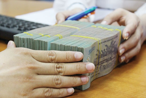 Khó bỏ được thói quen “tiền trao cháo múc” ảnh 1
