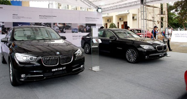 Tranh mua ôtô 5 tỷ, tây choáng dân Việt chơi sang ảnh 1