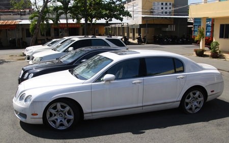 Đại gia bỏ siêu xe thoát thân ảnh 1 Đại gia bỏ siêu xe thoát thân ảnh 1