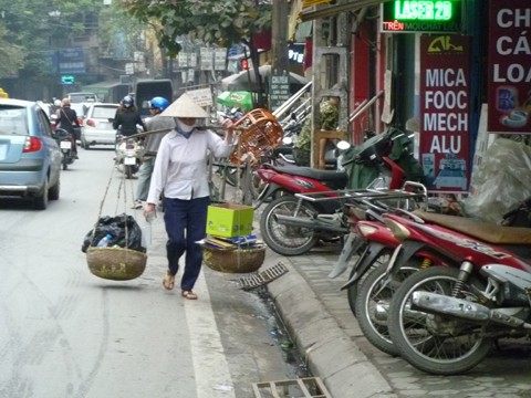 Hà Nội: "Xẻ thịt" vỉa hè và cả... gầm cầu ảnh 1