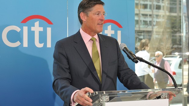 CEO ngân hàng giấu mình khi bão nổi ảnh 1