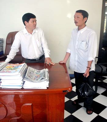 Anh Thắng đang trình bày hoàn cảnh với lãnh đạo Chi nhánh Ngân hàng Nhà Nước Quảng Ngãi