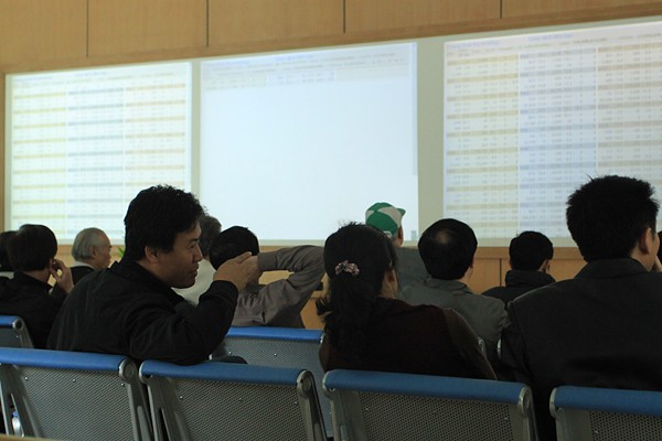 Phóng sự ảnh: Ngày đầu tiên "ăn, ngủ, chơi" cùng chứng khoán ảnh 9