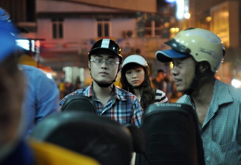 Xếp hàng dài mua xăng giá kỷ lục ảnh 3