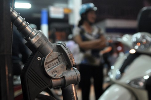 Xếp hàng dài mua xăng giá kỷ lục ảnh 6